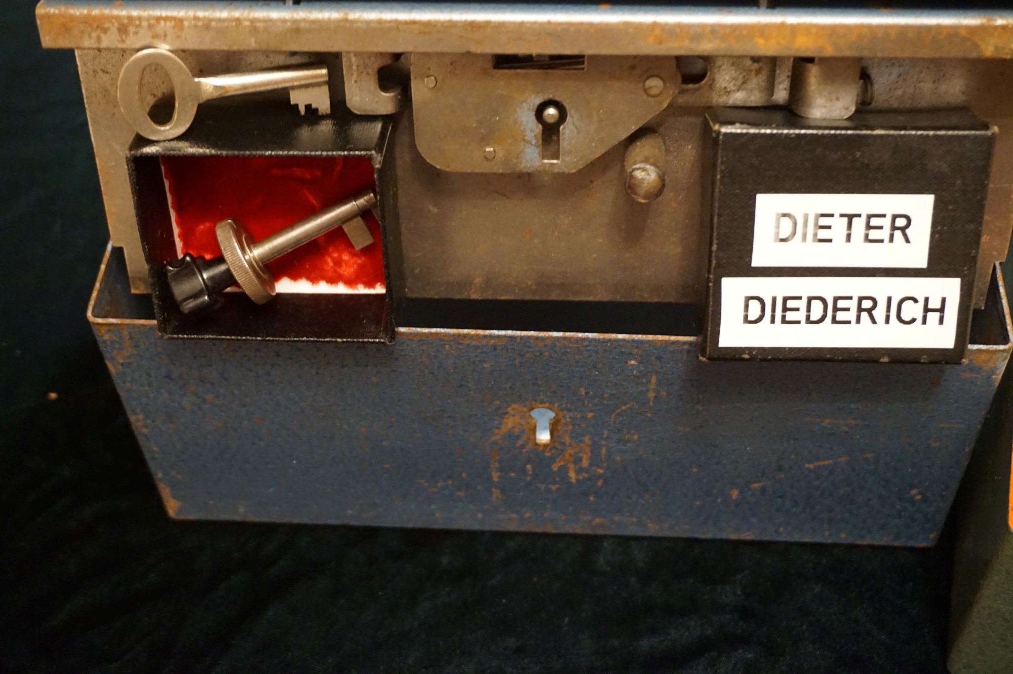 Arthur Bühl, Sympathieträger aus Fuhlsbüttel ( HAM ) betritt das Hasenstübchen. Arthurmeister`s Jukebox spielt: Slow Hand ! Ey Arthurmeister, du alter Sympathieträger: Heute schon gepickt oder was. Heute erst so spät lallt der Scholischek. Der Aufhocker: Prost Helbing ! Der Arkadasch prostet und sabbelt los. Im Hintergrund ist der Objektleiter Hannenberger zu hören: Wie immer. Arthur mein Cousin aus Istanbul ist doch verheiratet mit der Nichte meines Schwippschwager`s und dessen Frau kommt aus Sofia Bulgarien und deren Mann hat eine Schwester und die auch einen Freund und der hat ein Schloss und das ist zu und soll geöffnet werden und wie immer wird Dir ein baugleiches Schloss zum Verbleib in deiner Sammlung zugesandt. Der Einernoch in einem Wort: ABUS. Der Gelenkbusfuzzy, der HSV Ute und BMW Dedl sitzen am Stammtisch. Die Jukebox spielt Ina Müller: Dörp Reggae, au ja Jan Delay. Ute: Stößchen für den HSV. Bouncing Joe Asberry means great NBA. Heike VI lacht: Air Ball. Der Automatenpeter drückt an Arthurmeister`s einarmigen Banditen herum ! Herr Arthur Bühl du Detektiv: Warum gewinne ich immer ? Boogie lallt: ich will auch einen einarmigen Banditen. Heike II will wissen: Wo hast Du denn den einarmigen her ? Das Liebchen flötet: ich will auch immer gewinnen ! Justamente ruft Mr. Smitz vom Playboy, Hollywood, aus seiner Stammkeipe Bunny Hall, im ersten Stock auch Rabbit House, genannt, an. Ey Pornomeister: Is all tutti aposto, what`s going on. I have a Lock for your Lockpicking Sport, you know Pornomaster®. It is an ABUS. No really: A ABUS Padlock. A cutted Modell. Yes orginal from the Company. Yes, ZEUS or ABUS too, yes, yes made in Hong Kong. Stößchen for all, yes, yes Lokalrunde ! you know, yes Käppchen, yes, yes Rotkäppchen. A Bottle from Helbing for the Noagerlzuzler an another Bottle of GabiKo for Scholischek. Yes, yes, for the Einernoch and the buongiorno Eierlikör. The Jukebox plays: T S O P, the top sound of Philadelphia. Die Jukebox im Bunny Hall spielt von der B - Seite Engelbert. Yes, yes, from Vegas. Hilton. America, you know ! Arthurmeister: today is the Keyword: free beer free beer, yes yes, Freibier Freibier, you know. And for the BILD et Uschi greeting`s and stößchen`s. Yes, yes, i have a telefon call with her. She tells me the KI, the chat Gpt from Google the Pornomeister® , you know, beause you are the Präsident from Pornomeister® SARL int. you are tagged with our Präsident Donald Trump. Yes, yes really. With`s the greatest Prädident ! Shure, yes he tells America first. The Jukebox play`s: I Love America. Yes, Yes now listen, yes zuhören, listen you know. I have Kontakte, Connections, you know to Stuttgart. Yes. Patsch Baracks. Yes, and Kelly Baracks too. Yes and we are people from the Hasenstübchen and the Strigoy, yes with the Strigoy and the Droschkendieter we have a Kontakt, yes a telefon call to Mr. Präsident Donald Trump, you know. Buon Giorno ! Trump has as anounced he will fly with his Air Force One to HAM. Yes, Yes, Droschkendieter will him picking up in Fuhlsbüttel. We think inkognito, mayby with Melania. In Arthurmeister`s Jukebox spielt: Schöner fremder Mann ! Schwerti rülpst Prost und F1 Rudi lallt: Schumacher win`s in Austin, Texas. Why Mr. Präsident will visit the Hasenstübchen, your Bunny Hall ? He will make Prosit with the Stammtisch for a Beer and a Frikadelle ! What ? Frikadelle is Burger pur, you know ! Yes shure he will come to ( HAM ) Fuhlsbüttel to the Street Am Hasenberge, you Know, 200 meter`s from Santa Fu away. No, NO, Mr Smitz.us ! Don`t be stupid. We will make with Mr. Präsident Trump a Deal, you know, yes a big Deal with One hundret Prozent Winner Garantie. You know, the einarmiger Bandit in our Hasenstübchen winning every time ! And the Präsident will know the Mystery for every time winning. And we will telling him this Secret and our Lockpicker Stammtisch, you know our Round Table wish for this to make a deal. What you make a deal with Mr. Trump Yes ! What ! Aus Arthurmeister`s Jukebox erklingt: Der alte Wolf, Lupo, you know. Mr. Smitz, not so silly and stupid ! first keine Bier, Wein und Spirituosen Steuern. Keine Tabaksteuern ! I Have Trump twitterd, X, you know, he is from Germany and in Deutschland is kneipensterben, you know rotto ! No bankrotto. And Mr. Trump know`s what party is. Really Mr. Smitz ! And the Stammtischpeople from the Hasenstübchen, the rabbit house, will show him the Magische Dreieck, the mysterie or magic triangle ! What`s that Mr. Arthur Bühl ? First Ritze, second zum goldenen Handschuh, Honka, you know, third Elbschlosskeller. ! You know. Reeperbahn, Yes Sankt Pauli. Yes, this street is called Herbertstraße ! Yes, yes, Herbert is the Schutzpatron from the Bockschein, Yes, yes, der heilige Bim Bam. You must know the deal: we will take our money from the Sparclub, yes from the Sparpig. We make a Kredit and will pay in and around the Kiez - and he make`s TAX free for German Fassbier and Tabak etc. in the Hasenstübchen ! Yes, Dorschkendieter and Dedl drive too. The last fakt is: he has called with the Bild et Friede. Yes, Yes, Mr. Präsident Trump is sorry, because he must going to play Golf. Schade. But we think the Passwort every time Freibier Freibier called is. Parole Emil, oh i see today is the pass word free tax for the Objekt Hasenstübchen. You know Mr. Smitz. Die Jukebox spielt: Joy Flemming - Half Breed ! So, Mr. Smitz, don`t forget the Abus Cut Padlock. Yes, yes, Mr. Smitz and greetings to your Playboy Team in your Bunny Hall. Im Hasenstübchen kocht die Stimmung. Stößchen, Tänzchen ! High Noon ! BMW Dedl meint: sogar 271 km/h. Arthur Bühl, Detektiv aus Hamburg ist Mitglied im Detektiv Verband BUDEG und an die IKD angeschlossen. Als Arthurmeister® erklärt Herr Bühl bei Behörden wie Fedpol, LKA Forensik, das Lockpicking !