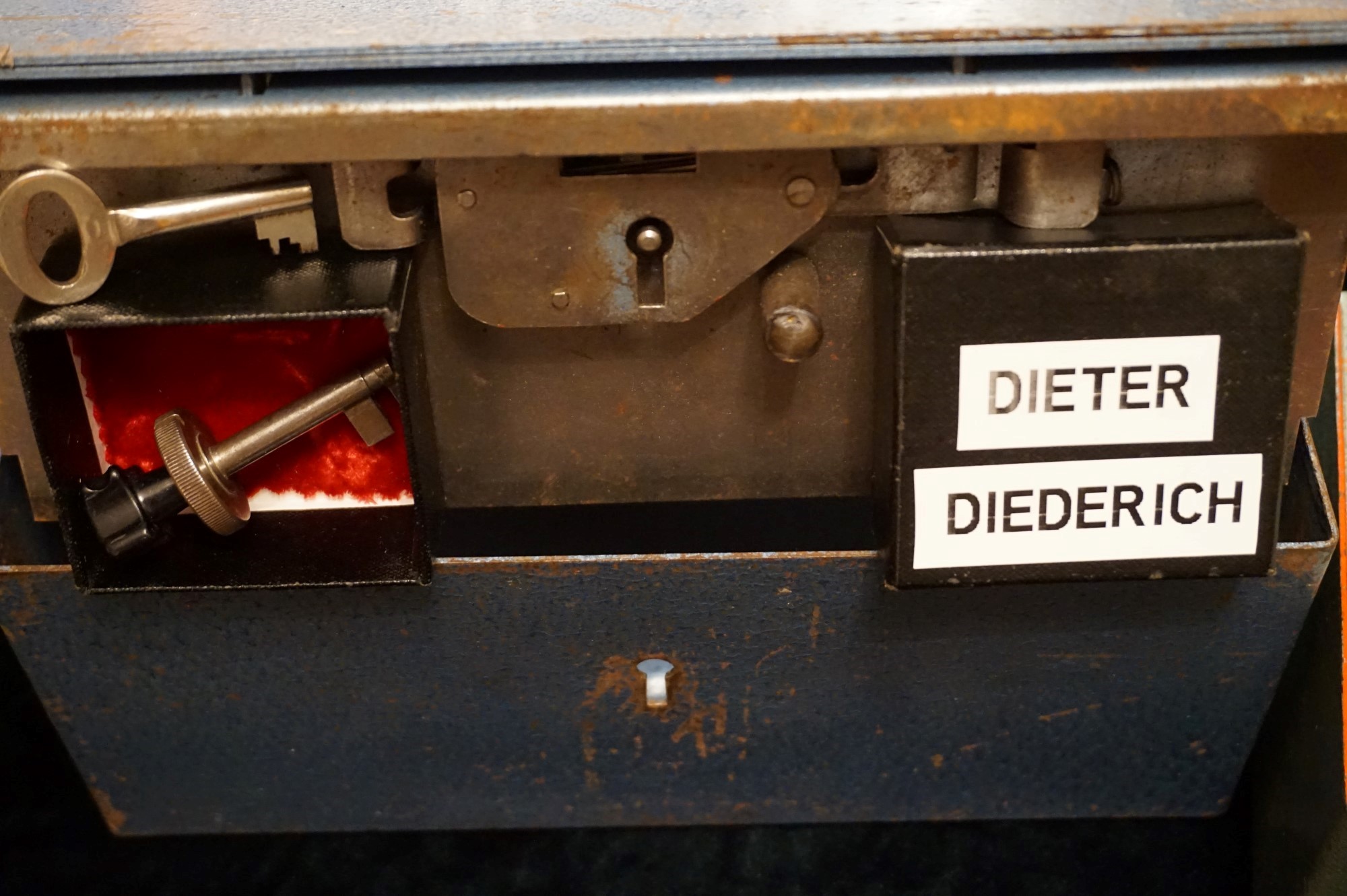 Bühl. Arthur Andreas Bühl. Hier ist die rasende Uschi von der Bild et und schreibt mit der neuen KI Arthurmeister den neuen SEO Text für 2026, denn die SEO GEISTER werden von Google gerufen. Der Sympathieträger ist in Stuttgart, Baden - Württemberg geboren. Der Detektiv lebt in Fuhlsbüttel, HAM, und ist im Dienste der Wahrheitsfindung unterwegs, BUDEG. H1 Text der SEO schreibt: Hamburger knackte 1000 ( tausend ) Schlösser, Bild Zeitung, Performancekünstler, Xing, Arthurmeister `s Jukebox im Hasenstuebchen, You Tube, Slow Hand - Pointer Sisters, Joy Flemming. 𝔄𝔯𝔱𝔥𝔲𝔯 𝔅ü𝔥𝔩, 𝔄𝔯𝔱𝔥𝔲𝔯𝔪𝔢𝔦𝔰𝔱𝔢𝔯® VereinsWiki / Fandom, Arthur Bühl. Bühl, Arthur, Jahrgang 1961, Made in Germany, Detektiv or Private Investigator, Performancekünstler und Lockpicker aus Hamburg erzählt in seinem Leporello wahre Geschichten aus dem Hasenstuebchen, Bunny Hall, Stammtisch, Fuhlsbüttel. Kaba Days Im Europa Park Rust: Unternehmensschutz im Fokus, dorma kaba, Deutschland, praktische Vorführung von Arthur Buehl, Sportsfreunde. Koksa Vereinsauflösung taz Ein bisschen Ruhe bitte ! Arthur Bühl, der Weltbeste aus Stuttgart mit Wohnsitz im Lockpickermekka Hamburg ist auch Deutscher Meister. slideplayer: but Jesus is the only Masterwho can unlock the human soul. But there is another obvious difference between Arthurmeister and the " Jesusmeister " that connects today´s story to our lives. The tools that Arthur Bühl collected are mostly from the Stasi. Schlossherz, Lockpickererz, Pornomeister, Bühl Fahne, Bühl Wappen, UHU Linkedin Arthur Bühl, Arthurmeister, Präsident, Performance, Bundesverband für Detektive und Ermittler, Budeg. Arthur Andreas Bühl, EverybodyWiki Bios&Wiki, 27.03.61,Stuttgart, auch unter dem Pseudonym Arthurmeister bekannt, ist mehrfacher Deutscher Meister im Lockpicking. Koksa.Org Vereinsauflösung, Arthur Bühl, Arthurmeister, Tagesordnung, Mitgliederversammlung Arthurmeister`s Jukebox im Hasenstübchen by You Tube arthurmeister007, Schloßöffnung. Arthurbuehl@Arthurbuehl, X, Erfreulich ! Schlossindustrie und Elite rücken zusammen ! Verein, Sportsfreunde, Arthur Bühl, Erfahrung. FAZ.net Freizeit: Lockpickern bleibt nichts verschlossen - Doch der Beste der Besten hat alle schon besiegt: Der 42 jährige Kaufmann sitzt in Trachtenkleidung vor einer verrosteten alten Kiste. Preview Jesusmeister Homileticsonline, At the Dutsch open Lock Picking Championship, Arthur Bühl emerged as the champion. No one picks locks as well as he does. Arthurmeister Phila-Locksmith Arthur Bühl Lock Picking Legend, Mr. Bühl, tool, nl, Sneek. Unter Knackern, jungle.world. Welt.de Die Kunst Sclösser ohne Schlüssel zu öffnen, Vereins-Mitbegründer und Vize Präsident trägt seine Leidenschaft schon auf der Krawatte: Sie ist blau mit gelben Schlüsseln drauf. The Master Touch: Lockpicker in the world Arthur Bühl. He`s this six-seven German private Investigator. He has this. The international Competition Whre Master Lock-Pickers… Arthur Bühl, the Dutsch Open Lock-picking champion. Charles Graeber … Arthurmeister standing above them all, with a beer stein in one hand and a cigarette in …. Wired.com Securitylaboratories.org, Arthur Bühl. Phila-locksmith.com - Arthur Bühl Lock Picking Legend, can see intimidating man. Toool, LockCon. Arthurmeister. Hailing from Hamburg, he is among a legion of German lock picker who have estabished their country as one of the top producers of master lock pickers. Slate.com Lock Picking: a arte de arrombar cadeados - Nascido em Hamburgo, o alemao Arthur Bühl é provavelmente um dos nomes mais conhecidos do submundo do lock picking. Conhecido nesse Círculo… Sportsfreunde Slik hacka vi i Norge pa 90-tallet Arthur Bühl PlusPedia, Arthur Andreas Bühl, Legend taz.de Ein bisschen Ruhe bitte Arthur Bühl, der Weltbeste aus Stuttgart mit Wohnsitz im Lockpickermekka Hamburg .. Telefonbuch, Meisterschaften. Jungle.World - Da hat auch Arthur Bühl, genannt " Arthurmeister ", durchaus Chancen auf weitere Titel für seine große Sammlung. " Scheiße ", brüllt der aus … The Lock Busters, Charles Graeber, Schließzylinder, Lock Picking, metallpinnen. Spiegel, Lockpicker: Die schnellsten Schlossknacker Deutschlands. Arthur Meister Bühl, Arthurmeister, ist amtierender Deutscher Meister der Lockpicker. Sein Hobby: Schlösser öffnen - ohne Schlüssel natürlich. media.ccc.de Schlossöffnung bei der Staatssicherheit der DDR ArthurMeister erläutert das operative Vorgehen und die speziellen Werkzeuge zur Schlossöffnung, die von der Staatssicherheit der DDR ……. Flickr Arthurmeister / Oberalster VfW Meisterschaft, Ina Müller, Lockpicking Meister Arthur Picktools.de FoeBud.org Schloß-Öffnen ArthurMeister aus Hamburg, erläutert, wie die Staatssicherheit…. Vortrag Bielefeld. Schlösser knacken: So einfach geht es!!! Gemäß Arthur Meister legt der Verein großen Wert auf den selbstauferlegten Kodex, der sich so… ZDF Lockpicking Reportage Boston Magazine.com The joy Lock Club The Arthurmeister was one of the top lock pickers in the world, and Towne was just a kid,but to everyone`s surprise - most especially to… Lock Picking 101 toool.us live I did vote arthurmeister when i first saw the site bevor the discussion on it startet but only……. Zieh-Fix, E-Pick. Public Domain 147 Schloß-Öffnen ArthurMeister Bühl aus Hamburg, Gründungsmitglied…. Impressioning games Jos and Arthurmeister KOKSA Vereinsauflösung, Elite rückt zusammen. Aufsperrstunde ArthurMeister, ein Riesenkerl mit süddeutschem Akzent…. blogs.com Jesus, the Lock-Picker! - HOMILETICS - That might be a bit much, but nonetheless they call him the Arthurmeister! and then ther`s the JesusMaster, or Meister, if you will. if you….. Citywide RFID Master Arthurmeister Dezember / 2012 / SSDev Arthurmeister, Workshop, Barry Wels Herr Bühl sagt Danke ! xn-Arthur-bhl-heb.de Arthur Bühl, Detektiv aus Hamburg, Buehl, Siegel. Lockpickerherz.de Pornomeister.de Schlossherz.de Arthurmeister.de Linkedin Arthur Andreas Bühl ( Arthurmeister ) - Präsident - Von rechts nach links, Glück bringt`s. X. verifiziertes Linkedin Profil Bühl, Detektiv aus Hamburg Acclaimed Lock Picker Explain the Art of Competive Locksport, Schyler Towne, Youtube, Arthurmeister, Gadget Hack. Key Cutting. Master Lock. Datenschleuder. Boston. Jägermeister. Demonstration not for Sale, Muster ohne Wert. Joe Asberry, Bouncing Joe. Angezettelt vom Fanclub. Radio-Eriwan.de Bildbeschreibung, Modula, SEO. Sympathietraeger. Im Prinzip ja, aber…. der Detektiv sei der Gärtner. Bunny Hall, B - Seite Jukebox. Schwarz, rot, gold. Bild Zeitung: Herr der tausend Schlösser. Zeiträuber. Streng vertraulich ! Fandom ! Boston. ABUS, Lock, security. Schlösser und Tresore von Ed Willis, The National Locksmith® - Guide to Modern Safe Locks by Mark Bates Tobias Locks, Safes and Security Markenanmeldung-Pornomeister-®-Praesident-Arthur-Buehl.jpeg Arthur-Buehl-Germany-Wappen-Arthurmeister007@gmail.com-Detektiv-Babyboomer-Sympathietraeger.png 𝔄𝔯𝔱𝔥𝔲𝔯-𝔅ue𝔥𝔩-Wappen-𝔄𝔯𝔱𝔥𝔲𝔯𝔪𝔢𝔦𝔰𝔱𝔢𝔯-®-Von-rechts-nach-links-Glueck-bringts-♥.gif 𝔄𝔯𝔱𝔥𝔲𝔯-𝔅ue𝔥𝔩-𝔄𝔯𝔱𝔥𝔲𝔯𝔪𝔢𝔦𝔰𝔱𝔢𝔯®-Arthur-Buehl-WebTuev®-ges.-gesch.-Die-E-Mail-lautet-Webtuev@WebTuev.de.png Arthur-A.-Buehl-Detektiv-aus-Hamburg-Arthurmeister®-Vitrine-Cut-Lock-veroeffentlicht-Xing-verifiziertes Linkedin PROFIL ARTHUR BÜHL Detektiv aus Hamburg-Facebook-Twitter-X.jpg Carsten Jasner, MUT PROBEN ! Das Leben ist tödlich. Aber es muß nicht sterbenslangweilig sein. In diesem Buch werde ich ab Seite 139 in dem Kapitel: Mut zur Lücke, Loch im Tresor. Todsichere Systeme und wie man sie knackt wie folgt beschrieben: Ein Mann mit Pferdeschwanz sitzt hoch konzentriert am Werktisch. Sein Blick ist ins Nichts gerichtet. Für das was er tut, braucht er seine Augen nicht, er sieht mit dem kleinen Stahlhaken zwischen seinen großen Fingern, mit denen er sich einen Weg in das Schicherheitsschloss bahnt. Er gleitet in die ölige Innenwelt, ertastet Wände, Widerstände, Ausbuchtungen. Er fühlt schließlich die genaue Position der Stifte, rastet einen nach dem anderen ein. Diese Momente, sagt der Zweimeter mann, seien " Vorboten zum Orgasmus " ! Arthur Bühl, von seinen zahlreichen Bewunderern " ARTHURMEISTER " genannt, ist einer der Besten bei den Sportsfreunden der Sperrtechnik, einem Verein in dem sich bundesweit rund fünfzehnhundert Mitglieder in sechzehn Ortsgruppen treffen, um in ihrer Freizeit Schlösser zu knacken. Ins Leben gerufen hat den Verein Arthur Bühl und sein Freund Steffen Wernèry, ein Mitbegründer des Caos Computer Club. Digital hacken oder analog knacken - für Wernèry gibt es da keinen Unterschied. Hier wie da treibt ihn der rebellische Reiz, Lücken im System zu finden, die Verkäufer als todsicher preisen. " Doch sicher ist nur, daß alles aufgeht " ! Dafür sort die Lust, die jeder kennt: Schatzkammern zu betreten, Geheimnisse zu entschlüsseln, Widerstände zu überwinden, Verbotenes zu tun, sich Zugang zu veerbogenen Ecken und Winkeln zu verschaffen. Die " Sportsfreunde " treibt diese Lust seit ihrer Kindheit um. Wernèry bog mit zwölf Jahren seinen ersten Dietrich aus einem Kleiderbügel und sperrte seine Lehrer ein. Der kleine Arthur bekam eine Ahnung von seinem Talent, als es ihm gelang, die Spardose schlüssel - und zerstörungsfrei zu entriegeln. Heute triumphiert er als mehrfacher Deutscher Meister im sogenannten Lockpicking, dem Öffnen von Schlössern unter Wettkampfbedingungen. Immerhin siebenundsechzig Jahre lang war das erste Sicherheitschloss der Welt tatsächlich ein Sicherheitsschloss. Der englische Tüftler Joseph Bramah, der so nützliche Dinge erfand wie eine Banknoten - Nummeriermaschine und eine Zapfanlage, die heute noch in britischen Pubs Bier in Gläser sprotzt, ersann 1784 ein Zylinderschloss, daß als unbezwigbar galt - bis 1851 ein professioneller Knacker nach sechzehn Tagen engagierten Stocherns das Ding öffnete. Dieser Akt war ein Schlüsselerlebnis in der Beziehung zwischen Mensch und Mechanik. Ein Sieg der lebendigen Sinne über ein sprödes System - zu einer Zeit, da die Gesellschaft sich dem stampfenden Rhythmus der Industrialisierung unterwarf und der Glaube an das Heil der Technik verdrängte. Lockpicking wurde zu einem populären Sport, der Helden schuf. In den dreißiger Jahren des 20. Jahrhunderts etwa gelangte ein Prister zu Weltruhm, weil er reihenweise sowohl als einbruchsicher gepriesene Tresore als auch " ausbruchsichere " Gefängnisschlösser entriegelte. " Der schwerste Schrank hat seine Schwächen, er läßt sich ohne Müh erbrechen " ! - diese alte Panzerknacker Weisheit hat nach wie vor Gültigkeit; sie hängt über den Köpfen der Hamburger Lockpicker. Arthurmeister braucht für handelsübliche Stiftschlösser, die fast jede Wohnungstür zieren, zwischen zehn Sekunden und fünf Minuten, je nach Hersteller. Bohrmuldenschlösser, die bei der Deutschen Post, auf Flughäfen und in Atomkraftwerken verwendet werden, sind vor ihm ebenso wenig sicher. Er nutzt dabei mechanische Ungenauigkeiten, winzige Spielräume, die sich bei der Herstellung nicht vermeiden lassen und zehnmal dünner sind als ein Haar. Ein paar Mal klickt es, der Meister dreht den Zylinder, streicht seine Haare zurück, steckt sich eine Zigarette an. " Tja " sagt er, " und wenn man dann das Schloss aufkriegt - das ist ein geiles Gefühl ! " Ich habe dann später den Jasner in Berlin angerufen. Bei dem Telefonat kam lediglich heraus er wüßte von dem Interview nichts mehr und wolle auch nichts mehr wissen. Da habe ich noch bemerkt, er hätte auf dem Lockpicking " Bunten Nachmittag " nicht so nerven brauchen, wenn er dann doch so einiges durch den " Tüddel " kriegt. Taged mit: Spiel nicht mit den Schmuddelkindern ! Verzwetschget mit: Bühl Arthur, Bühl Wappen, Bühl Fahne, Bühl Urkunde, Bühl Patent, Bühl achteck, Zwetschgenhengst, Zwetschgenfest, Meister Arthur, Bühler Zwetschge Arthur Andreas Bühl, Detektiv, Privatdetektiv, Hamburg,Germany, Siegel Ring. Legoland Billund SEO neu: Lockpicker im Einsatz, ASSA ABLOY. Lockpicker Herz patented by Arthur Bühl, Detektiv aus Hamburg öffnet zerstörungsfrei Assa Abloy. Kanaken, sägen, Künstlerin knackt Liebesschlösser, Jesus Master, Homiletics, Jesusmeister. Arthurmeister007@gmail.com Arthurmeister-Mastertouch@Arthurmeister-Mastertouch.de Arthurmeister-Slowhand@Arthurmeister-Slowhand.de ArthurBuehl@ArthurBuehl.de Arthurmeister@Arthurmeister.de Pornomeister@Pornomeister.de Schlossherz@Schlossherz.de Lockpickerherz@Lockpickerherz.de Mr.Smitz@Mr.Smitz.us Sympathietraeger@Sympathietraeger.com Arthur-Buehl@Arthur-Buehl.de Unzenziert@Unzenziert.de Hasenstuebchen@Hasenstuebchen.de Cartomanze@Cartomanze.de Martinameisterin@Martinameisterin.de Seogeister@Seogeister.de Seo-Geister@Seo-Geister.de Scholischek@Scholischek.de Web-Tuev@Web-Tuev.de Webseitentuev@Webseitentuev.de Zwetschgenhengst@Zwetschgenhengst.de Tresorherz@Tresorherz.de Legal1001@Legal1001.de Meisterkatze@Meisterkatze.de Endlich-Raucher@Endlich-Raucher.de EndlichRaucher@EndlichRaucher.de DoubleBrain@DoubleBrain.de Rappermeister@Rappermeister.de meisterArte@meisterArte.de Der-Aufmacher@Der-Aufmacher.de The-Opener@The-Opener.de Geiler-Schwanz@Geiler-Schwanz.de GeileVotze@GeileVotze.de ArthurAndreasBuehl@ArthurAndreasBuehl.de Arthur-Andreas-Buehl@Arthur-Andreas-Buehl.de Katzenveit@Katzenveit.de Schlosstaster@Schlosstaster.de Schnellauf@Schnellauf.de Securator@Securator.org Raucherherz@Raucherherz.de Leporello@Leporello.us Frauenwirt@Frauenwirt.de