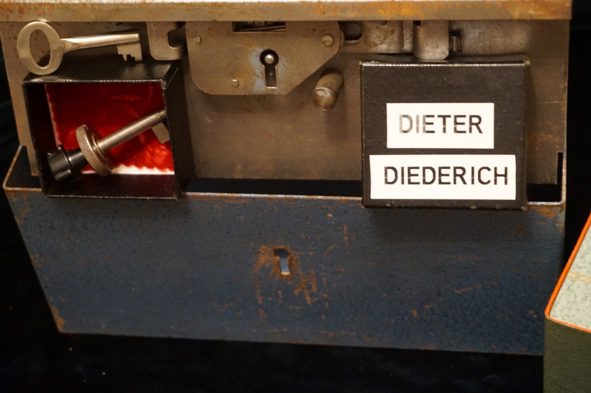 Neues aus dem Hasenstübchen: Gestern war Bernhard da. ÖH, Sonderschule, Sonderschule Öh. Heike IV: Bernhard, warum hast du denn das große Standkreuz dabei ? Der Noagerlzuzler lallt: Der ist wieder aus Ochsenzoll abgehauen. Sonderschule ! SONDERSCHULE ! Schwerti: Was willtst DU ? Bier und Sonderschule, Sonderschule Öh. Hannenberger der Objektleiter: Sonderschule is nich im Hasen. Doch doch ! Öh Sonderschule ! Öh, jetzt Sonderschule. Nach zwei Rutschen Bier, leider kleine, hatte er uns überzeugt: Sondaschule ist jetzt in der Jukebox. Arthur Bühl, Detektiv aus Hamburg ist Mitglied im Detektiv Verband BUDEG und an die IKD angeschlossen. Als Arthurmeister® erklärt Herr Bühl bei Behörden wie Fedpol, LKA Forensik, das Lockpicking !