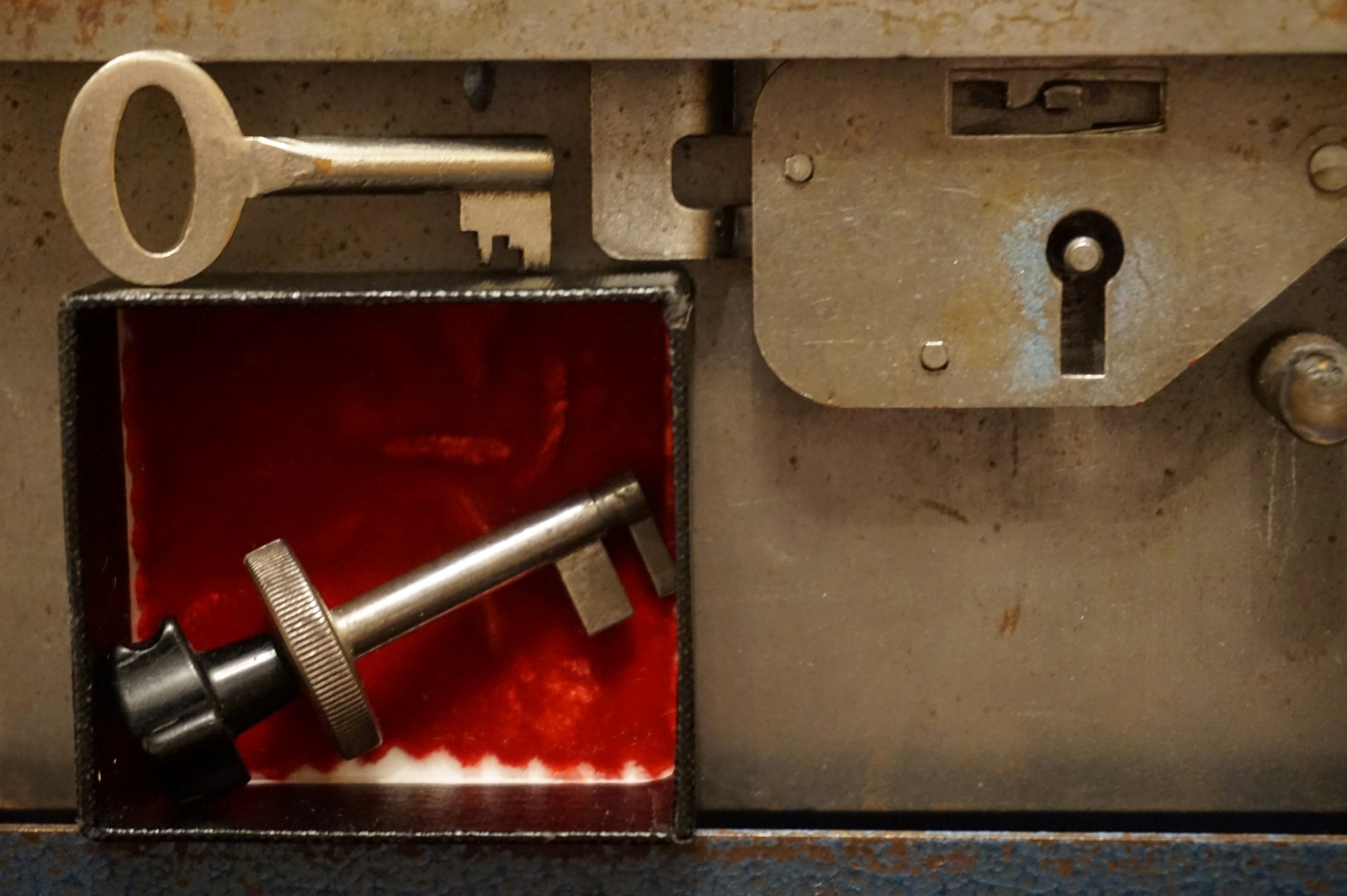 Arthur Bühl, Sympathieträger aus Fuhlsbüttel ( HAM ) betritt das Hasenstübchen. Arthurmeister`s Jukebox spielt: Slow Hand ! Ey Arthurmeister, du alter Sympathieträger: Heute schon gepickt oder was. Heute erst so spät lallt der Scholischek. Der Aufhocker: Prost Helbing ! Der Arkadasch prostet und sabbelt los. Im Hintergrund ist der Objektleiter Hannenberger zu hören: Wie immer. Arthur mein Cousin aus Istanbul ist doch verheiratet mit der Nichte meines Schwippschwager`s und dessen Frau kommt aus Sofia Bulgarien und deren Mann hat eine Schwester und die auch einen Freund und der hat ein Schloss und das ist zu und soll geöffnet werden und wie immer wird Dir ein baugleiches Schloss zum Verbleib in deiner Sammlung zugesandt. Der Einernoch in einem Wort: ABUS. Der Gelenkbusfuzzy, der HSV Ute und BMW Dedl sitzen am Stammtisch. Die Jukebox spielt Ina Müller: Dörp Reggae, au ja Jan Delay. Ute: Stößchen für den HSV. Bouncing Joe Asberry means great NBA. Heike VI lacht: Air Ball. Der Automatenpeter drückt an Arthurmeister`s einarmigen Banditen herum ! Herr Arthur Bühl du Detektiv: Warum gewinne ich immer ? Boogie lallt: ich will auch einen einarmigen Banditen. Heike II will wissen: Wo hast Du denn den einarmigen her ? Das Liebchen flötet: ich will auch immer gewinnen ! Justamente ruft Mr. Smitz vom Playboy, Hollywood, aus seiner Stammkeipe Bunny Hall, im ersten Stock auch Rabbit House, genannt, an. Ey Pornomeister: Is all tutti aposto, what`s going on. I have a Lock for your Lockpicking Sport, you know Pornomaster®. It is an ABUS. No really: A ABUS Padlock. A cutted Modell. Yes orginal from the Company. Yes, ZEUS or ABUS too, yes, yes made in Hong Kong. Stößchen for all, yes, yes Lokalrunde ! you know, yes Käppchen, yes, yes Rotkäppchen. A Bottle from Helbing for the Noagerlzuzler an another Bottle of GabiKo for Scholischek. Yes, yes, for the Einernoch and the buongiorno Eierlikör. The Jukebox plays: T S O P, the top sound of Philadelphia. Die Jukebox im Bunny Hall spielt von der B - Seite Engelbert. Yes, yes, from Vegas. Hilton. America, you know ! Arthurmeister: today is the Keyword: free beer free beer, yes yes, Freibier Freibier, you know. And for the BILD et Uschi greeting`s and stößchen`s. Yes, yes, i have a telefon call with her. She tells me the KI, the chat Gpt from Google the Pornomeister® , you know, beause you are the Präsident from Pornomeister® SARL int. you are tagged with our Präsident Donald Trump. Yes, yes really. With`s the greatest Prädident ! Shure, yes he tells America first. The Jukebox play`s: I Love America. Yes, Yes now listen, yes zuhören, listen you know. I have Kontakte, Connections, you know to Stuttgart. Yes. Patsch Baracks. Yes, and Kelly Baracks too. Yes and we are people from the Hasenstübchen and the Strigoy, yes with the Strigoy and the Droschkendieter we have a Kontakt, yes a telefon call to Mr. Präsident Donald Trump, you know. Buon Giorno ! Trump has as anounced he will fly with his Air Force One to HAM. Yes, Yes, Droschkendieter will him picking up in Fuhlsbüttel. We think inkognito, mayby with Melania. In Arthurmeister`s Jukebox spielt: Schöner fremder Mann ! Schwerti rülpst Prost und F1 Rudi lallt: Schumacher win`s in Austin, Texas. Why Mr. Präsident will visit the Hasenstübchen, your Bunny Hall ? He will make Prosit with the Stammtisch for a Beer and a Frikadelle ! What ? Frikadelle is Burger pur, you know ! Yes shure he will come to ( HAM ) Fuhlsbüttel to the Street Am Hasenberge, you Know, 200 meter`s from Santa Fu away. No, NO, Mr Smitz.us ! Don`t be stupid. We will make with Mr. Präsident Trump a Deal, you know, yes a big Deal with One hundret Prozent Winner Garantie. You know, the einarmiger Bandit in our Hasenstübchen winning every time ! And the Präsident will know the Mystery for every time winning. And we will telling him this Secret and our Lockpicker Stammtisch, you know our Round Table wish for this to make a deal. What you make a deal with Mr. Trump Yes ! What ! Aus Arthurmeister`s Jukebox erklingt: Der alte Wolf, Lupo, you know. Mr. Smitz, not so silly and stupid ! first keine Bier, Wein und Spirituosen Steuern. Keine Tabaksteuern ! I Have Trump twitterd, X, you know, he is from Germany and in Deutschland is kneipensterben, you know rotto ! No bankrotto. And Mr. Trump know`s what party is. Really Mr. Smitz ! And the Stammtischpeople from the Hasenstübchen, the rabbit house, will show him the Magische Dreieck, the mysterie or magic triangle ! What`s that Mr. Arthur Bühl ? First Ritze, second zum goldenen Handschuh, Honka, you know, third Elbschlosskeller. ! You know. Reeperbahn, Yes Sankt Pauli. Yes, this street is called Herbertstraße ! Yes, yes, Herbert is the Schutzpatron from the Bockschein, Yes, yes, der heilige Bim Bam. You must know the deal: we will take our money from the Sparclub, yes from the Sparpig. We make a Kredit and will pay in and around the Kiez - and he make`s TAX free for German Fassbier and Tabak etc. in the Hasenstübchen ! Yes, Dorschkendieter and Dedl drive too. The last fakt is: he has called with the Bild et Friede. Yes, Yes, Mr. Präsident Trump is sorry, because he must going to play Golf. Schade. But we think the Passwort every time Freibier Freibier called is. Parole Emil, oh i see today is the pass word free tax for the Objekt Hasenstübchen. You know Mr. Smitz. Die Jukebox spielt: Joy Flemming - Half Breed ! So, Mr. Smitz, don`t forget the Abus Cut Padlock. Yes, yes, Mr. Smitz and greetings to your Playboy Team in your Bunny Hall. Im Hasenstübchen kocht die Stimmung. Stößchen, Tänzchen ! High Noon ! BMW Dedl meint: sogar 271 km/h. Arthur Bühl, Detektiv aus Hamburg ist Mitglied im Detektiv Verband BUDEG und an die IKD angeschlossen. Als Arthurmeister® erklärt Herr Bühl bei Behörden wie Fedpol, LKA Forensik, das Lockpicking !