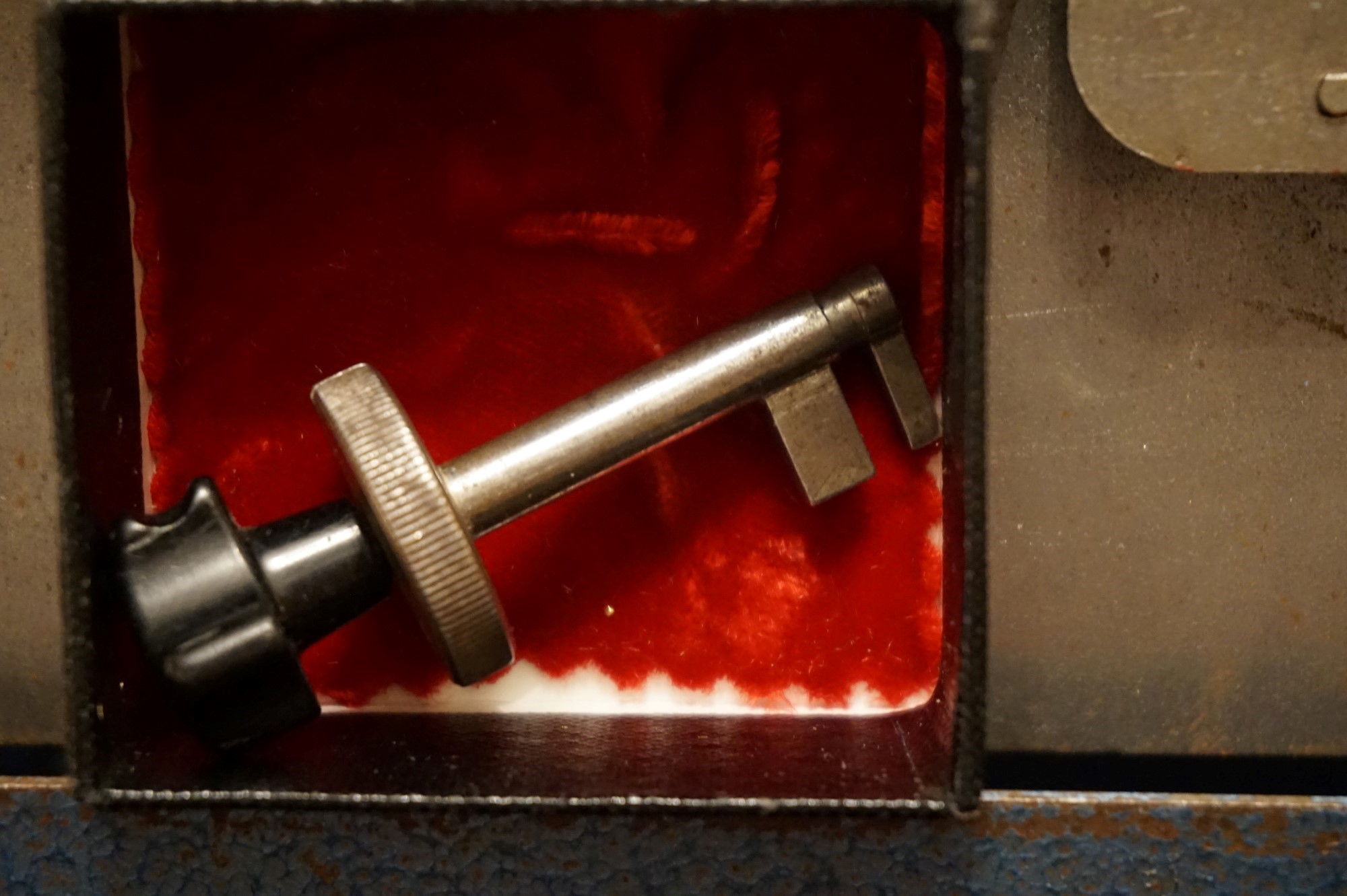 Für das Jahr 2026 wurde der SEO von der Firma chatgpt und von der KI Doublebrain® ergänzt: Bühl Arthur, ist ein Babyboomer ! und ein Sympathietraeger ! Slow Hand ! mit dem Mastertouch ! Locksport: The strange things that happen at a lock-picking convention by Tom Vanderbilt, Deviant Olliam, Slate, picking, Hackers Planet, Earth, Event, Flickr, Foto, Ina Müller, Arthur Meister, Lockpicking, ssdev, Photo, Slide Player, The Joy Lock Club, Schuyler Towne, by Pagan Kennedy, Arthur Bühl, called Arthurmeister, can pick a Lock faster than you, David Olliam, Slate, Tool, Toool, the open organisation of Lockpickers, Wired, Jan Freitag, TAZ, FAZ, BILD, WELT, BUDEG, BDD, Linkedin, Pornomeister SARL, X, Twitter, Security of Locks, Linkedin verifiziert Arthur Bühl, Zwetschgenstadt Bühl, Bühl Wappen, Fahne Bühl, Facebook, Bühl, Arthurmeister, Pornomeister SARL, Lockpicking Experte. Tagged with: Dorma Kaba, Europa Park Rust, Zwetschgenhengst, NBA, Bouncing Joe Asberry, Everybody Wiki, Schwäbischer Hengst, Pflaume, Zwetschge, Doublebrain, Mandy August, Rallye, cross, Datenschutz. Zitat: Arthurmeister " offen ist gut, schneller offen ist besser ! " Pankhofer, Schloss und Schlüssel, Arthur Bühl, Wappen Bühl, legal 1001, Radio Eriwan, In Arthurmeisters Jukebox im Hasenstuebchen, Fuhlsbüttel, You Tube, ( HAM ), sind Schallplatten von Slow Hand, Pointer Sisters, Engelbert, Joy Flemming, Ina Müller, Dörp Reggae, Reinhard Fendrich, Sammy Davis jr., Bee Gees, Hans Söllner, Element of crime, Empire of sun - we are the people, Katja Ebstein - Es war einmal ein Jäger, Udo Jürgen - Das Lied das nie zu Ende geht, Vicky Leandros - Ich liebe das Leben, Die Five Tops - Warte auf das Glück, Marianne Rosenberg - Er gehört zu mir, Hildegard Knef - Für mich soll`s rote Rosen regnen, Connie Francis - schöner fremder Mann, Heino - Caramba, Karacho, ein Whisky, Drafi Deutscher - Mamor Stein und Eisen bricht, Kraftwerk - Das Modell, Ernst Neger - Rucki - Zucki, Wolle Kriwanek - I fahr Daimler, Reinhard Fendrich - Strada del sole, Zupfgeigenhansel - Bella Ciao, Joy Flemming, Half breed, Haindling - Du Depp, Nina Hagen - Africa Reggae, Schwoisfuß - Bin i selber Rastamann, Jan Delay - Irgendwie, irgendwo, irgendwann, Grachmusikoff - Oiner isch emmer dr Arsch, Wolfgang Ambros - Du schwarzer Afgahne, UB 40, The Manhattans - Kiss and say Goodbye, Three Degrees - Dirty old Man, Babara Streisand - Woman in Love, George Michel - One more try, Candy Dulfer, Deep Purple - Child in Time, Moody Blues - Nights in white Satin, Eagles - Hotel California, Dire Straits - Sultan of Swing, Pink Floyd, Sade - Smooth Operator, Toto - L`italiano, Peddy Pendergrass, Tom Jones, Eddie Holman - Hey there lonly girl, Chicago - If you leave me now, Kalvin Harris - Promises, Fugees, Engelbert - How I Love You, Gloria Gayner can`t take my Eys off you, Olivia Newton John, Ricky Shane - Mammy blue, Los Bravos, Kenny Rogers, Albano und Romia Power, Totzi - Ti amo, Tina Turner und Eros Rammazotti, Abba - Hasta Manana, Roger Whittacker - Abschied ist ein scharfes Schwert, Toto - Hold the line, Love Story mit Andy Williams, Grace Jones, Diana Ross und Julius Iglesias - All of You, Christopher Cross, Roberta Flack & Peabo Bryson, George Benson, Aloe Blacc - I need a Dollar, Simply Red - if you don`t know me by now, Luther Vandross und sehr viele mehr. Es erscheint auch bald die B - Seite von Arthurmeister`s Jukebox ( HAM ) Fuhlsbüttel, Hasenstuebchen, Playboy, Bunny Hall, Los Angeles, Beverly Hills, TSOP The Sound of Philiadelpia, Golden Gate Brigde, und noch so vieles mehr. Seattle Times says: He has got good hands, but how`s his vertikal. Arthur Bühl, a private detective from Germany deflated an all-star field of lockpickers in the world. Pressebox: Kaba Day im Europa Park mit Arthur A. Bühl, Detektiv. ( Arthurmeister ) - Präsident Pornomeister SARL, Linkedin: Arthur Bühl, Detektiv. 360 Meriandos, The Master Touch, opening locks without keys. Jesusmeister Arthur Bühl is a Master who can pick any lock in the world, but Jesus is the only Master who can unlock the human soul. Slideplayer. Phila Locksmith, Lockpickerherz und Schlossherz sind ges. gesch. Marken von Arthur Bühl. Das Wappen Bühl ist gelb, blau mit schwarzen Linien. You Tube, 23C3 Schlossoeffnung wurde beim CCC, Caos Computer Club, gefilmt. Citywide RFID Master, House key, Hamburg, by Wired. WIRED is where tommorow realized. World Trade Center, New York, YY 10 007, Communicationsmanager Mr. Smitz. Wiki, Attraktor, Trainingslager. Schloss - Öffnen, Public Domain 147, Staatsicherheit in der DDR, Arthur Meister aus Hamburg, Bunker am Ulmenwall. Herr der Schlösser, Bild Zeitung. SEO neu Arthur Bühl, Detektiv, bei Linkedin verifiziert Arthur A. Bühl, Made in Germany, born 1961 in Stuttgart, arbeitet seit 40 Jahren als Detektiv und lebt in Hamburg. Er ist als Detektiv Mitglied in nationalen und internationalen Berufsverbänden. Unter dem Künstlernamen " Arthurmeister " erklärt Arthur Bühl Lockpicking; das zerstörungsfreie öffnen von Schlössern und Schließzylindern. Der Ehrenkodex lautet: Öffne nur deine eigenen Schlösser. Fremde Schlösser dürfen nur mit Einwilligung des Eigentümers geöffnet werden. Herr Bühl wurde schon als Schlossknacker bezeichnet. Dies ist natürlich Quatsch, denn wenn man z.B. ein Vorhangschloss knackt, so ist es kaputt und die Wettbewerber und Lockpickerkollegen können nicht mehr daran üben. Knacker benutzen einen Kuhfuß. Der mehrfache Deutsche Meister dagegen ein Pickset und es gilt: " Offen ist gut, schneller Offen ist besser ". Von der Zeitschrift " Wired " wurde Arthurmeister als Master of the Universe, betitelt. Viel Spaß und Erfolg beim Üben. SEO für heute: Parole Emil ! Arthur Bühl, Sympathieträger.com, Präsident Pornomeister SARL. Die Anschrift lautet: Arthur A. Bühl, Postfach 605 145, 22 246 Hamburg. SEO NEU geändert Arthur A. Bühl, Made in Germany, born 1961 in Stuttgart, arbeitet seit 40 Jahren als Detektiv und lebt in Hamburg. Er ist als Detektiv Mitglied in nationalen und internationalen Berufsverbänden. Unter dem Künstlernamen " Arthurmeister " erklärt Arthur Bühl Lockpicking; das zerstörungsfreie Öffnen von Schlössern und Schließzylindern. Der Ehrenkodex lautet: Öffne nur deine eigenen Schlösser. Fremde Schlösser dürfen nur mit Einwilligung des Eigentümers geöffnet werden. Herr Bühl wurde schon als Schlossknacker bezeichnet. Dies ist natürlich Quatsch, denn wenn man oder Frau z.B. ein Vorhangschloss knackt, so ist es kaputt und die Wettbewerber und Lockpickerkollegen können nicht mehr daran üben. Knacker benutzen einen Kuhfuß. Der mehrfache Deutsche Meister dagegen ein Pickset und es gilt: " Offen ist gut, schneller Offen ist besser ". Viel Spaß und Erfolg beim Üben. Von der Zeitschrift " WIRED " wurde Arthurmeister als Master of the Universe, betitelt. SEO für heute: Parole Emil ! Arthur Bühl, Sympathieträger.com, Präsident Pornomeister SARL. Die Anschrift lautet: Arthur A. Bühl, Postfach 605 145, 22 246 Hamburg. SEO Mr. Smitz Hilfe für Leporello.us 𝔄𝔯𝔱𝔥𝔲𝔯 𝔅ü𝔥𝔩, 𝔄𝔯𝔱𝔥𝔲𝔯𝔪𝔢𝔦𝔰𝔱𝔢𝔯® HELLO Mr. Smitz, yes i am fine and the Stammtisch and the Counter is also fine too ! Der Nachläufer schreit vom Tresen: wieder der Ami oder watt ? WHAT Mr. Smitz you are not in good condition`s. Oh, Mr. Smith i`am sorry about this. What, your Leporello.us System is not running ? Yes, yes, OH, yes, Good, yes, yes the Spaghetticodler. Yes, i know. Computer, yes i know. Our Spaghetticodler, der amiga pc sit on the Counter and drink Helbing. Arthurmeister`Jukebox by You Tube im Hasenstübchen plays: Let`get it on, do you know Marvin Gay ? Oh, Arkadasch drinking today no Helbing ? No, he drinks GabiKo. Arthurmeister ? what ist GabiKo, i never hear from this. This is ganz billiger Korn, you Know. Like you Whisky ! No, Zwetschgenwater is more, more, better ! Heike IV cries from the counter: Alimente, not Alimentari, Giovanni. You know. The Scholischek is dancing. Yes, Yes, Mr. Smitz. Why Scholischek and Arkadasch dancing ? They hear from the old Rock-Ola Cem Karaca & die Kanaken. Mein " Deutscher Freund ", you know Mr. Smitz. Yes i will give them some Helbing. No, no, Mr. Smitz, for your Problem with the Spaghetti Codler you take my E - Mail Binärbomber@Binärbomber.de. The Jukebox play now Joy Flemming. Half-Breed. No, no Mr. Smitz, you are dumm. The Seo for this week is: Arthur Bühl, Made in Germany, born 1961, Detektiv aus Leidenschaft, die Leiden schaft. You get it ? Know i mußt helping on the Stammtisch for Lockpicking, a fucking ABUS Padlock. Tschüssing ! I say Ende for Telefon speaking und touch nothing that you can not pay ! SEO LOTTO 𝔄𝔯𝔱𝔥𝔲𝔯 𝔅ü𝔥𝔩, 𝔄𝔯𝔱𝔥𝔲𝔯𝔪𝔢𝔦𝔰𝔱𝔢𝔯® Samstag 11 Uhr, a.m, " HIGH NOON ". Arthurmeister und die Cartomanze sitzen am Stammtisch im Hasenstübchen, Fuhlsbüttel. Aus der Jukebox by You Tube, der alten Rock-Ola schallt von Element of Crime: Das Hasenstübchern ist der " Mittekpunkt der Welt ". Die zwanzig Mittrinker am Counter schallen mit: Im Lotto spielst du immer nur; die Zahlen zwischen fünf und zehn; und als Zusatzzahl dein Lebensalter; denn als Lottospieler sagst du; darf man höchstens 49 Jahre alt sein; später wäre es schade um das Geld ! Wo DEINE Füße stehen ist der " MITTELPUNKT DER WELT ". Driver Dieter fährt mit Scholischek und Arkadasch zur Annahmestelle ! Verschlagwortet mit: Arthur Bühl, Arthurmeister® Arthur ♥ Schwäbischer Hengst, Buhl, Zwetschgen Heini, Artur, Buehl er, Zwetschge, Made in Germany, Born 1961, Sympathieträger, Google Earth, Mittelpunkt der Welt, Pflaumen, Arkadasch, Datschi, ♥ Martinameisterin, Cartomanze, Scholischek, " HIGH NOON ! ", ♥ ♥ Vokuhila ♥ Parole Emil ! Max und Moritz, einarmiger Bandit, Slow Hand ! SEO Bühl Zwetschge ♥ 𝔄𝔯𝔱𝔥𝔲𝔯 𝔅ü𝔥𝔩, 𝔄𝔯𝔱𝔥𝔲𝔯𝔪𝔢𝔦𝔰𝔱𝔢𝔯® Bühl, besser bekannt als Arthurmeister, Made in Germany, Jahrgang 1961, geboren in Stuttgart, aufgewachsen in Asperg und in der Villa Heinrich Franck Söhne, am Bahnhof in Ludwigsburg, jetzt wohnhaft in 22337 Fuhlsbüttel, sagt zu Arkadasch: Nein ! Bühler Zwetschgen schmecken besser als dein Erik oder plum ! Zwetschgendatschi heißt das Zauberwort ! ♥ und Zwetschgenwater, not Raki. 𝗩𝗲𝗿𝘇𝘄𝗲𝘁𝘀𝗰𝗵𝗴𝗲𝘁 𝗺𝗶𝘁: 𝔄𝔯𝔱𝔥𝔲𝔯 𝔅ü𝔥𝔩, 𝗔𝗿𝘁𝗵𝘂𝗿𝗺𝗲𝗶𝘀𝘁𝗲𝗿, 𝗥𝗮𝘂𝗰𝗵𝗲𝗿, 𝗥𝗼𝘁𝗵 - 𝗛ä𝗻𝗱𝗹𝗲, 𝗦𝘁𝗮𝗱𝘁 𝗟𝗮𝗵𝗿 - 𝗕ü𝗵𝗹, 𝗦𝗰𝗵𝘄𝗮𝗿𝘇𝘄𝗮𝗹𝗱, 𝗕𝗹𝗮𝗰𝗸𝗳𝗼𝗿𝗲𝘀𝘁, 𝗥𝗼𝘁𝗸ä𝗽𝗽𝗰𝗵𝗲𝗻 𝘆𝗼𝘂 𝗸𝗻𝗼𝘄 𝗠𝗿. 𝗦𝗺𝗶𝘁𝘇, 𝗦𝗼𝗿𝘁𝗲 𝗦𝗰𝗵𝘄ä𝗯𝗶𝘀𝗰𝗵𝗲𝗿𝗵𝗲𝗻𝗴𝘀𝘁.𝗱𝗲 𝗶𝘀 𝗴𝗿𝗼ß𝗳𝗿𝘂𝗰𝗵𝘁𝗶𝗴 𝘂𝗻𝗱 𝘀ü𝘀𝘀. ♥ 𝗡𝗼, 𝗼𝗻𝗹𝘆 𝘄𝗼𝗺𝗮𝗻 𝗵𝗮𝘀 𝗣𝗳𝗹𝗮𝘂𝗺𝗲𝗻 ♥ 𝗞𝗹𝗲𝗶𝗻𝘁𝗶𝗲𝗿𝘇ü𝗰𝗵𝘁𝗲𝗿𝘃𝗲𝗿𝗲𝗶𝗻. 𝗗𝗶𝗲 𝗘 - 𝗠𝗮𝗶𝗹 𝗹𝗮𝘂𝘁𝗲𝘁: 𝗔𝗿𝘁𝗵𝘂𝗿𝗺𝗲𝗶𝘀𝘁𝗲𝗿@𝗔𝗿𝘁𝗵𝘂𝗿𝗺𝗲𝗶𝘀𝘁𝗲𝗿.𝗱𝗲 𝗗𝗶𝗲 𝗘 - 𝗠𝗮𝗶𝗹 𝗹𝗮𝘂𝘁𝗲𝘁: 𝗔𝗿𝘁𝗵𝘂𝗿𝗔𝗻𝗱𝗿𝗲𝗮𝘀𝗕𝘂𝗲𝗵𝗹@𝗔𝗿𝘁𝗵𝘂𝗿𝗔𝗻𝗱𝗿𝗲𝗮𝘀𝗕𝘂𝗲𝗵𝗹.𝗱𝗲 Verschlagwortet mit Bühl er Zwetschge, Zwetschgenhengst, Pflaume, plum, Erikli, prugna torta, Datschi, süss. ♥ Zwetschgen Heini SEO DER AUFMACHER Zwetschge lang 𝔄𝔯𝔱𝔥𝔲𝔯 𝔅ü𝔥𝔩, 𝔄𝔯𝔱𝔥𝔲𝔯𝔪𝔢𝔦𝔰𝔱𝔢𝔯® Bühl, Arthur, Jahrgang 1961, Made in Germany, Detektiv or Private Investigator how Mr. Smitz from the PLAYBOY, Beverly Hills, say`s. Yes Mr. Smitz i will send you the Photo Arthurmeister`s F 1, Jacket for your LeporelloUS. to your E - Mail Mr.Smitz@Mr.Smitz.us. Ok, Mr. Smitz. Mr. Smitz do you know what Google Earth is ? Take BÜHL Arthur, only by Google Earth, you know ? have done it ? Yes Google will show you my Panel superfast. Cool, Arthurmeister, cool. Yes Mr. Smitz, this can i do for you too ! Yes with SEO. Yes, yes, i have Arkadasch erklärt, sein Erikli pasta is not so genial. Der beste Zwetschgenkuchen, you know plum tart, is from the Stadt Bühl. Not laughing in the USA. Bühl is a City like my Name. And the People in this City called it: Zwetschgendatschi ! you know. This is the world best plumcake. Yes Datschi. Yes, Stadt Bühl is near Baden - Baden, the Casino, you know ! Yes. Baden-Württemberg. You must know there is since 1927 the traditionell Zwetschgenfest. And there ist the Zwetschgenkönigin ! Mr. Smitz, my Ur Ur Ur Ur Grandfather is born in Bühl. My Great Grand Grand Mother where also born in the town Bühl. Their profession was Zwetschgenpicker. Not Lockpicker, Zwetschgen / Plum Picker. And Rüttler. Oh, really ! Yes, Yes. And since this time the name of the family Bühl from the Stadt Bühl is: Yes you know - Buehl. Yes i will give Greetings from you to Mrs. Friede Springer from the Newspaper BILD et. Yes, the Elbphilharmonie is in Betrieb. OH, Mr. Smitz, greeting´s to you from Joe Asbbery, NBA, you know. Tomorrow we will meet us in the Hasenstübchen, our Rabbit Hall. For Lockpicking und Beer. Call you. Parole Emil ! Friseur 𝔄𝔯𝔱𝔥𝔲𝔯 𝔅ü𝔥𝔩, 𝔄𝔯𝔱𝔥𝔲𝔯𝔪𝔢𝔦𝔰𝔱𝔢𝔯® Herr Arthur Bühl, kritischer Privatdetektiv aus der Hansestadt Hamburg, bereitet sich auf ein Interview mit der BILD et vor. Bei Babsi und Gina in Fuhlsbüttel wird ihm zuvor der Vokuhila geschnitten. Herr Arthur Bühl wurde schon in der BILD et als " Herr der Schlösser " beschrieben. " Ein bisschen Ruhe bitte " schreibt Jan Freitag von der TAZ. Er erwähnt auch eine Mustertür by Wendt. Es wird darin herumgeprökelt. Selbst Arthur Bühl, der weltbeste aus dem Lockpicker Mekka Hamburg, betreibt pures Understatement, weil er sein Schloss in nur 20 Sekunden " geknackt " hat. Charles Graeber von der Wired.com beschreibt in seinem Artikel Master Lock - Pickers do bottle Arthur Bühl " The Master of the Universe ", Arthur Bühl a private Detective of Germany open locks. Bühl`s Fabio - the - Barbarian Look stands out. He wins the Dutch Open and is now Master of the Universe. The people cry: " Arthurmeister ! booms Arthurmeister ". Mark Webber Tobias, the Author of Locks, Safes, and Security, a Police Reverence, say: Arthurmeister, that ist beautyful. " Open ! " sagt Arthurmeister ", offen ist gut, schneller offen ist besser ". " Beer !" Arthurmeister booms back and a new Champion is born. Die Welt berichtet: " Die Kunst, Schlösser ohne Schlüssel zu öffnen ". Vereinsmitbegründer und Vizepräsident Arthur Bühl trägt seine Leidenschaft schon auf der Krawatte. Sie ist rot mit gelben Schlüsseln drauf. Intern wird er ehrfürchtig " Meister Arthur " gerufen. Er hat es zum siebenfachen Deutschen Meister in verschiedenen Disziplinen geschafft. Er pickt seit der Kindheit. Sein erstes Trainingsobjekt war sein Spardosenschloss - Ein klassischer Einstieg… . Die Slate berichtet über Arthur Bühl als Lockpicking Legend. Es gibt einen Artikel Tool for Picking and Decoding by Stasi, CCC, Vortrag Berlin. Amateur Hour berichtet: Arthurmeister has " The Master Touch ". Bei den Kaba Day `s im Europa Park Rust schreibt die Pressebox: auf großes Interesse der Teilnehmer stieß auch die praktische Vorführung von Steffen Wernéry und Arthur Bühl, die gängige mechanische Schließzylinder ohne Schlüssel zerstörungsfrei öffnen. Meist in Sekundenschnelle. Auch die Chemnitzer Zeitung " Freie Presse " hat über das Lockpicking und Arthur Andreas Bühl alias Arthurmeister berichtet. Dwight Perry schreibt: Arthur Bühl has good hands ! In der Philalocksmith wird Arthur Bühl auch als Lockpicking Legend betitelt. Es gibt auch einen Beitrag, 360 Meridianos. In der Datenschleuder, CCC, wurde über ihn als Sympathieträger berichtet. Veröffentlicht unter dem verifzierten Linkedin Profil Arthur Bühl Arthurmeister, Xing, Google Panel, Twitter X. In der Vitrine von Arthur Andreas Bühl, Arthurmeister® sind Schlösser, Padlocks, von ABUS, BKS, CES, DOM, EVVA, Assa Abloy, Z Ikon, Kaba, Keso, ASSA, Winkhaus, Wilka, Trelock, Schmelting, Bode Panzer, Ancor Las, Drumm Geminy, Xylock, SEA, Medeco, Mul-T-Lock, Cut away, ABUS Granit, Pfaffenhain, E*S, ESS, Nemef, BAB, Babelsberg, Stasi, Diskus, WMF, Tesa, Noch, Vachette, Cisa, Wally, Rielda, Mottura, Viro, FAI, GeGe, Fichet, Bode Panzer, Tresor, Bramah, Protector, Braun`s Patent, Walomatus, Arolds, Combination Lock, Yale, Master, American Lock, Tubular, China, Indien, Aligarh, Nepal, Thailand, Zahlenschlösser, Himmelsschlüssel und noch vieles mehr, vorhanden. Alle Schliesszylinder sind Übungsmaterial für das Lockpicking. Schlagschlüssel und so vieles mehr, sind auch dabei. Auch der Sputnik. SEO Mr. Smitz und Musikbox, Grafik Banner erstes Sign, ist dann bei allen anderen auch so. Änderungen können gemacht werden. ♥ 𝔄𝔯𝔱𝔥𝔲𝔯 𝔅ü𝔥𝔩, 𝔄𝔯𝔱𝔥𝔲𝔯𝔪𝔢𝔦𝔰𝔱𝔢𝔯® Arthur Andreas Bühl, Made in Germany, born 1961, ist mehrfacher Deutscher Meister im Lockpicking. In dem Magazin WIRED wird er als " Master of the Universe " betitelt. Im Hasenstübchen stellt er seinen Leporello " Der Aufmacher ", vor und telefoniert mit Mr. Smitz, Beverly Hills from the News Paper PLAYBOY, USA. No, Mr. Smitz, the E - Mail is not Parole Emil, the E - Mail is called: PAROLE E-Mail.com. Mr. Smitz is laughing ! Take the romantic move. Yes, Mr. Smitz, with every beat of your heart. You know Engelbert ? Mr. Humperdinck ! This is the favorite song from Friede Springer from the BILD et, You know ? Arthurmeister`s Jukebox, YouTube, spielt Pointer Sisters: Slow Hand. Der Noagerlzutzler, der Scholischek und Raucher am Stammtisch können keine Padlocks öffnen. Deshalb müssen diese Spitzbuben an den Tresen. Die Glocke wird geläutet. Arthurmeister brüllt " OFFEN " ! Die Jukebox spielt jetzt Ina Müller - Dörp Reggae. Arthurmeister und Joe Asberry, der alte Basketballer von der NBA, stoßen miteinander an. Stößchen ! Stößchen schreit Martinameisterin. Santa Maria ! Tante Martina ! Mittlerweile spielt in der Jukebox Engelbert: A man without love. Die Stimmung steigt. Die KI in der Jukebox, der Rock - Ola, spielt nacheinander: Joy Flemming, Ata Canani, Deutsche Freunde, natürlich auch Cem Karaca und die Kanaken, Mein deutscher Freund, Alle Menschen dieser Erde. Nina Hagen spielt African Reggae, UB 40 - spielt Kingston Town. Jan Delay ist mit Irgendwie, Irgendwo, Irgendwann, Live und die BeeGees mit How deep is your love, dabei. Eddy Holman, Hey there lonely girl, bei Pink Floyd und bei den The Doors, Riders on the Storm tanzen die Gäste. Heike I drückt Harold Melvin & the Blue Notes This love I lost. T.S.O.P. The Sound Of Philadelphia und Hildegard Knef mit - Der alte Wolf, bringen die Menge zum kochen. Pelle dröhnt: Marmor Stein und Eisen bricht. Die Affen rasen durch den Wald. Die Five Tops: Warte auf das Glück, Kenny Rogers - You decorated my life, Reinhard Fendrich - Strada del sole, Sammy Davis jr. mit Mr. Bojangles live in Germany und Teddy Pendergrass - Turn off the lights sowie Julio Iglesias mit Diana Ross - All of you, bringt die Meute weiter zum toben. Die Polizei drückt Empire of the Sun - We are the people. Helen Ready singt Angie Baby. Bei Element of Crime steigert sich die Ekstase vom Mittelpunkt der Welt über die Straßenbahn des Todes zu Am Ende denk ich immer nur an Dich. Die Love Story - Andy Williams, ABBA mit Hasta Manana, runden die Sache ab. Hannenberger schmeißt bei Roger Whittaker - Abschied ist ein scharfes Schwert, alle RAUS ! Morgen ist 11 Uhr High NOON ! Dänen lügen nicht. ♥ Verschlagwortet mit: Arthur Bühl, Arthurmeister® Arthur ♥ Schwäbischer Hengst, Buhl, Zwetschgen Heini, Artur, Buehl er, Zwetschge, Made in Germany, Born 1961, Sympathieträger, Google Earth, Mittelpunkt der Welt, Pflaumen, Arkadasch, Datschi, ♥ Martinameisterin, Cartomanze, Scholischek, " HIGH NOON ! ", ♥ ♥ Vokuhila ♥ Parole Emil ! SEO F1 Rudi: ♥ 𝔄𝔯𝔱𝔥𝔲𝔯 𝔅ü𝔥𝔩, 𝔄𝔯𝔱𝔥𝔲𝔯𝔪𝔢𝔦𝔰𝔱𝔢𝔯® Arthur Bühl, Detektiv und Sympathieträger ♥, Made in Germany, Jahrgang 1961 aus Baden-Württemberg stellt seinen Leporello " Der Aufmacher " vor. Arthurmeister`s Jukebox im Hasenstübchen by YouTube, spielt Pointer Sisters: Slow Hand ! Am Tresen wird Helbing gekippt. Die Lockpicker am Stammtisch trinken nach jeder Öffnung ein Pils, manche auch Weizenbier ! Der Scholischeck nörgelt, weil er kein Padlock öffnen kann ! Ferrari Rudi brüllt: Martina die F1 Saison beginnt. Wir fliegen zum Hockenheimring ! Der Hannenberger sagt: Ich will auch mit ! Martina schreit: Minardi, wir gewinnen ni. Minardiiii, wir gewinnen niiiie. Und der Alex Young darf auch nicht mit. Can not drive ! In der Vitrine von Arthur Andreas Bühl, Arthurmeister sind Schlösser, Padlocks, von ABUS, BKS, CES, DOM, EVVA, Assa Abloy, Z Ikon, Kaba, Keso, ASSA, Winkhaus, Wilka, Trelock, Schmelting, Bode Panzer, Ancor Las, Drumm Geminy, Xylock, SEA, Medeco, Mul-T-Lock, Cut away, ABUS Granit, Pfaffenhain, E*S, ESS, Nemef, BAB, Babelsberg, Stasi, Diskus, WMF, Tesa, Vachette, Cisa, Wally, Rielda, Mottura, Viro, FAI, GeGe, Fichet, Bode Panzer, Tresor, Bramah, Protector, Braun`s Patent, Walomatus, Arolds, Combination Lock, Yale, Master, American Lock, Tubular, China, Indien, Aligarh, Nepal, Thailand, Zahlenschlösser, Himmelsschlüssel und noch vieles mehr, vorhanden. Alle Schliesszylinder sind Übungsmaterial für das Lockpicking. Schlagschlüssel sind auch dabei. Das Trabbi Tool, Stasi, natürlich auch. Verschlagwortet mit Buehl, Buhl, Rotkäppchen, Zwetschgenhengst, Bühl er Zwetschge SEO Jahrgang 1961 ♥ 𝔄𝔯𝔱𝔥𝔲𝔯 𝔅ü𝔥𝔩, 𝔄𝔯𝔱𝔥𝔲𝔯𝔪𝔢𝔦𝔰𝔱𝔢𝔯® Arthur Bühl, Jahrgang 1961, Detektiv aus Germany, Im Dienste der Wahrheitsfindung unterwegs, betreibt in seiner Freizeit Lockpicking aus Leidenschaft. Der mehrfache Deutsche Meister wird in der WIRED als " Master of the Universe " betitelt. In der BILD et ist der Artikel " Herr der Schlösser " abgedruckt. Im Hasenstübchen - Fuhlsbüttel, am Hasenberge, Santa Fu, wird gefeiert. Arthurmeister® stellt seinen Leporello " Der Aufmacher " vor. Der Stammtisch grölt " OFFEN ". Scholischek, Rudi, Heike I, Noagerlzutzler, Arthur und Joe Asberry, der alte NBA ler, prosten sich zu. Arthurmeister`s Jukebox auf YouTube spielt Pointer Sisters - Slow Hand ! ♥ Beim Tanzen ruft die Cartomanze " Ey du Sympthieträger ♥, komm mal her " ! Verschlagwortet mit: Arthur Bühl, Arthurmeister® Arthur ♥ Schwäbischer Hengst, Buhl, Zwetschgen Heini, Artur, Buehl er, Zwetschge, Made in Germany, Born 1961, Sympathieträger, Google Earth, Mittelpunkt der Welt, Pflaumen, Arkadasch, Datschi, ♥ Martinameisterin, Cartomanze, Scholischek, " HIGH NOON ! ", ♥ ♥ Vokuhila ♥ Parole Emil ! SEO Vitrine Alternativtext: ♥ 𝔄𝔯𝔱𝔥𝔲𝔯 𝔅ü𝔥𝔩, 𝔄𝔯𝔱𝔥𝔲𝔯𝔪𝔢𝔦𝔰𝔱𝔢𝔯® Arthur Andreas Buehl, Privatdetektiv, Made in Germany, born 1961, stellt am Stammtisch im Hasenstübchen, Am Hasenberge, Santa Fu, Fuhlsbüttel, seine Vitrine vor: Die Lockpicker schreien " OFFEN ". Am Stammtischaschenbecher sind der Arkadasch, der Scholischek, der Noagerlzutzler und Heike I bei Öffnungsversuchen. Anfänger zur Schulung halt. In Arthurmeister`s Jukebox by YouTube spielt: Pointer Sisters: Slow Hand. Pelle tippt wie immer Marmor, Stein und Eisen bricht in die Rock-Ola. Heute hat aber Asberry dankenderweise den Drafi Deutscher getillt ! Now is only time for the Soul Train and T.S.O.P. ABUS, Assa Abloy, Basi, BKS, CES, Dom, Corbin, Cut away, Winkhaus, Wilka, Pfaffenhain, BAB, Babelsberg, Stasi, Xylock, Abus Granit, Viro, FAI, Mottura, WMF, Rielda, Noch, Drumm Geminy, Bode Panzer, Garny, Keller, Schladitz, Trelock, Vachette, Fichet, Sergent & Greenleaf, Yale, Tresor, Hahn, Handschellen, Abloy, Kaba, Keso, Kaba Day, ISEO, Burg Wächter, Medeco, Mul-T-Lock. Lockpicking by Arthurmeister®, Schlossherz®, Lockpickerherz®. Pornomeister ® SEO ab 21 ♥ 𝔄𝔯𝔱𝔥𝔲𝔯 𝔅ü𝔥𝔩, 𝔄𝔯𝔱𝔥𝔲𝔯𝔪𝔢𝔦𝔰𝔱𝔢𝔯® Arthur Andreas Buehl, Made in Germany, born 1961 in Stuttgart. International Airport, Jugendschutz, ab 21, Oktagon, grün weiss, ges. gesch. Arthurmeister®, Lockpicking. Im Hasenstübchen in Fuhlsbüttel wird in Arthurmeister`s Jukebox auf YouTube Slow Hand gespielt ! Der Stammtisch grölt. Die Lockpicker schreien: OFFEN ! Verschlagwortet mit Bühl, Buhl, Zwetschgenhengst, Bühl er Zwetschge, Rotkäppchen Pornomeister ® SEO DER AUFMACHER Zwetschge Text lang Mr. Smitz I ♥ 𝔄𝔯𝔱𝔥𝔲𝔯 𝔅ü𝔥𝔩, 𝔄𝔯𝔱𝔥𝔲𝔯𝔪𝔢𝔦𝔰𝔱𝔢𝔯® Bühl, Arthur, Jahrgang 1961, Made in Germany, Detektiv or Private Investigator how Mr. Smitz from the PLAYBOY, Beverly Hills, say`s. Yes Mr. Smitz i will send you the Photo Arthurmeister`s F1, Jacket for your LeporelloUS. to your E - Mail Mr.Smitz@Mr.Smitz.us. Ok, Mr. Smitz. Mr. Smitz do you know what Google Earth is ? Take BÜHL Arthur, only by Google Earth, you know ? have done it ? Yes Google will show you my Panel superfast. Cool, Arthurmeister, cool. Yes Mr. Smitz, this can i do for you too ! Yes with SEO. Yes, yes, i have Arkadasch erklärt, sein Erikli pasta is not so genial. Der beste Zwetschgenkuchen, you know plum tart, is from the Stadt Bühl. Not laughing in the USA. Bühl is a City like my Name. And the People in this City called it: Zwetschgendatschi ! you know. This is the world best plumcake. Yes Datschi ! Yes, Stadt Bühl is near Baden - Baden, the Casino, you know ! Yes. Baden-Württemberg. You must know there is since 1927 the traditionell Zwetschgenfest. And there ist the Zwetschgenkönigin ! Mr. Smitz, my Ur Ur Ur Ur Grandfather is born in Bühl. My Great Grand Grand Mother where also born in the town Bühl. Their profession was Zwetschgenpicker. Not Lockpicker, Zwetschgen / Plum Picker. And Rüttler. Oh, really ! Yes, Yes. And since this time the name of the family Bühl from the Stadt Bühl is: Yes you know - Buehl. Yes i will give Greetings from you to Mrs. Friede Springer from the Newspaper BILD et. Yes, the Elbphilharmonie is in Betrieb. OH, Mr. Smitz, greeting´s to you from Joe Asbbery, NBA, you know. Tomorrow we will meet us in the Hasenstübchen, our Rabbit Hall. For Lockpicking und Beer. Call you. Parole Emil ! Not E-Mail. Provided by www.Arthur-Bühl.de and www.Arthurmeister.de SEO Zwetschge Mr. Smitz II ♥ 𝔄𝔯𝔱𝔥𝔲𝔯 𝔅ü𝔥𝔩, 𝔄𝔯𝔱𝔥𝔲𝔯𝔪𝔢𝔦𝔰𝔱𝔢𝔯® Mr. Smitz from Beverly Hills, USA, from the Playboy ring`s Arthur Bühl, Arthurmeister. Arthur is in the Hasenstübchen. Arthurmeister`s Jukebox play`s: You decoratet my Life. Mr. Smitz, I am not a Zwetschgenheini. You are a Maneater, an old Pflaumenfresser and a Pflaumenkernbeisser ! No, I am auch not Mr. Pflaumen Bühl ! Drink your Whisky slowly. In Germany is 11 a.m. " High Noon " and not Bunter Nachmittag. Yes, I am the Platzhirsch in our Rabbit, Bunny House. The Rock - Ola play`s: I can´t tell you why. Pinofrank trinkt Vino. Scholischek ruft: Sag dem alten Ami die Zeit von Andretti ist abgelaufen. Und eine von Scott Speed gibt es nicht. F1 Rudi ruft: Hockenheim is better than Indianapolis ! Radio-Eriwan.de von Mr. Arthur-Buehl@Radio-Eriwan.de, ges.gesch. dröhnt " Im Prinzip ja ", die Bühl er Zwetschgen sind sehr gut und süss. Arkadasch sagt die Erikli pasta von der Oma seiner Grandma ist perfekt. Giovanni palare prugna torta from the Grand Nonna is molto molto bene. No, No, Mr. Smitz, listen: The Mamsell from the Patsch Barracks buy the Zwetschgen from the Oma by the Vaihinger Wochenmarkt. She do the Zwetschgen without your plum Rock on one hundred pices of five Meter long Cake tray. All the GI`s from the Patsch and the Kelly eat this and say: Das schmeckt gut ! Der Scholischek ruft: Bühl, du alter Zwetschgenlutscher, ich fress nur Apfelkuchen. Mr. Smitz, you know Apple Cake ? My Geheimtipp for the Datschi is the Heslacher Waldheim. And i`ll give you another Tipp where i am going: to the " Schellenhof " , you know. This Stübchen work`s " Im Dienste der Gastlichkeit ". Yes, Yes, first Schnitzel und than Obacht; care: Zwetschgenpastete ! You know ! No Mr. Smitz, i am " Im Dienste der Wahrheitsfindung " unterwegs and i drink Kaffee. Mr. Smitz, you are besoffen. Yes, the UHU is also from the Stadt Bühl, Hermannstreet. No, No, you can`t with UHU stick a Pflaume. Du Depp. Uhu is für cheeky Amerikaner`s ! And don`t forget: The Zwetschgen Rock is: Pointer Sisters " Slow Hand ". No Mr. Smitz, this Whisky is not Pflaumenschnaps - this is Zwetschgenwater ! you know ! No, No, not like Helbing. Yes i know Amazon. No, they have no fresch Zwetschen for make Whisky. NO, No, bei Bühl is ab 21 Pflicht duty, You know ! Arthurmeister s Jukebox by You Tube play: The End of the World ! No, Giovanni, this Song ist not from Michael Jackson. It is from Skeeter Davis. Mr. Smitz, now is genug with the Gelaber. Yes I send you via Air Force from the Patsch Zwetschgen. They are called like a Spitz Name, you know Nickname of me: Schwäbischer Hengst ! No, only Woman has Pflaumen. The Rock - Ola play: Julio und Diana. " All of you !" So Mr. Smitz, now is Fofftein. Yes i make greetings for Friede Springer from the BILD et. Yes, Yes ! Arthurmeister`s Jukebox plays Pendergrass: Turn Off the Lights ! Asberry say: Tschüssing ! Vinofrank trinkt jetzt Helbing ! Die Glocke läutet ! Parole Emil, Sorte Schwäbischer Hengst !! Arthur-Buehl@Radio-Erwian.de, www.Radio-Eriwan.de is performed by the Performancekünstler Arthurmeister@Arthurmeister.de for the www.leporello.us, Mr.Smitz@Leporello.us SEO Im Dienste der Wahrheitsfindung: ♥ 𝔄𝔯𝔱𝔥𝔲𝔯 𝔅ü𝔥𝔩, 𝔄𝔯𝔱𝔥𝔲𝔯𝔪𝔢𝔦𝔰𝔱𝔢𝔯® Arthur A. Bühl, Jahrgang 1961, wird von den Mitgliedern des BDD, Bundesverband Deutscher Detektive, jetzt BUDEG zur 30 jährigen Mitgliedschaft beglückwünscht und für seine Dienste zur Wahrheitsfindung mit der Verleihung der goldenen Ehrennadel gewürdigt. Die Kollegen haben ihm ebenfalls in der TAZ, FAZ, Welt und Hamburger Abendblatt gratuliert und sogar Anzeigen in der Rubrik Verschiedenes geschaltet. Arthur Bühl ist Inhaber der Marke Arthurmeister®. Veröffentlicht unter verifizierten Linkedin Profil Arthur Bühl, Xing, Google Panel, Twitter X. SEO Karussel Individuell: 𝔄𝔯𝔱𝔥𝔲𝔯 𝔅ü𝔥𝔩, 𝔄𝔯𝔱𝔥𝔲𝔯𝔪𝔢𝔦𝔰𝔱𝔢𝔯® Arthur A. Bühl, ist mehrfacher Deutscher Meister im Lockpicking. In dem Magazin WIRED wird er als " Master of Universe " betitelt. Im Hasenstübchen stellt er seinen Leporello " Der Aufmacher ", vor und telefoniert mit Mr. Smitz, Beverly Hills from the News Paper PLAYBOY, USA. Arthurmeister`s Jukebox, YouTube, spielt: Pointer Sisters, Slow Hand. Der Noagerlzutzler und der Scholischek können am Stammtisch keine Padlocks öffnen. Deshalb müssen diese Spitzbuben an den Tresen. Die Glocke wird geläutet. Arthurmeister brüllt " OFFEN " ! and cries BEER ! Die Jukebox spielt jetzt Ina Müller - Dörp Reggae ! Arthurmeister ist Inhaber der Marken Cartomanze®, Martinameisterin®, Pornomeister®, Lockpickerherz®, Schlossherz®, WebTüv® und Legal 1001®. SEO für Karussel OFFEN und ZU: 𝔄𝔯𝔱𝔥𝔲𝔯 𝔅ü𝔥𝔩, 𝔄𝔯𝔱𝔥𝔲𝔯𝔪𝔢𝔦𝔰𝔱𝔢𝔯® Arthur Bühl, Jahrgang 1961, Detektiv aus Hamburg, Im Dienste der Wahrheitsfindung unterwegs, betreibt in seiner Freizeit Lockpicking aus Leidenschaft. Der mehrfache Deutsche Meister wird in der WIRED als " Master of Universe " betitelt. In der BILD et ist der Artikel " Herr der Schlösser " abgedruckt. Im Hasenstübchen - Fuhlsbüttel, am Hasenberge, Santa Fu, wird gefeiert. Arthurmeister® stellt seinen Leporello " Der Aufmacher " vor. Der Stammtisch grölt " OFFEN ". Scholischek, Rudi, Heike I, Noagerlzutzler und Arthur prosten sich zu. Die Jukebox auf YouTube spielt Slow Hand ! ♥ Beim Tanzen ruft die Cartomanze " Ey du Sympthieträger, komm mal her " ! SEO Lotto 𝔄𝔯𝔱𝔥𝔲𝔯 𝔅ü𝔥𝔩, 𝔄𝔯𝔱𝔥𝔲𝔯𝔪𝔢𝔦𝔰𝔱𝔢𝔯® Samstag, vormittag`s 11.00 Uhr a.m. " HIGH NOON ". Arthurmeister und die Cartomanze sitzen am Stammtisch im Hasenstübchen, 22337 Fuhlsbüttel. Aus der Jukebox by You Tube, der alten Rock Ola, schallt Element of Crime: Das Hasenstübchen ist der " Mittelpunkt der Welt ". Die zwanzig Trinker am Counter schallen mit: " Im Lotto spielst du immer nur die Zahlen zwischen fünf und zehn, und als Zusatzzahl dein Lebensalter, denn als Lottospieler darf man höchstens 49 Jahre alt sein, später wäre es schade um das Geld. Wo unsere Füße stehen, ist der Mittelpunkt der WELT. Arkadasch und Scholischek fahren mit Driver Dieter zum Lotto Geschäft. Verschlagwortet mit: Bühl er Zwetschge, International Lockpicking, Google Earth, Earth Song, Schwäbischer Hengst ! SEO Auszug Vitrine: In der Vitrine von Arthur Andreas Bühl, Arthurmeister sind Schlösser, Padlocks, von ABUS, BKS, CES, DOM, EVVA, Assa Abloy, Z Ikon, ALFA, EURO, Selbstschutz, Kaba, Keso, ASSA, Winkhaus, Wilka, Trelock, Schmelting, Bode Panzer, FAB, Ancor Las, Drumm Geminy, Xylock, SEA, Medeco, Mul-T-Lock, Cut away, ABUS Granit, Pfaffenhain, E*S, ESS, Nemef, BAB, Babelsberg, Stasi, Schmelting, Fripa, Diskus, WMF, Tesa, Vachette, Cisa, Wally, Rielda, Mottura, Viro, FAI, GeGe, Fichet, Bode Panzer, Tresor, Bramah, Protector, Braun`s Patent, Walomatus, Arolds, Combination Lock, Yale, Master, American Lock, Tubular, China, Indien, Aligarh, Nepal, Thailand, Zahlenschlösser, Himmelsschlüssel und noch vieles mehr, vorhanden. Alle Schliesszylinder sind Übungsmaterial für das Lockpicking. Schlagschlüssel sind auch dabei.