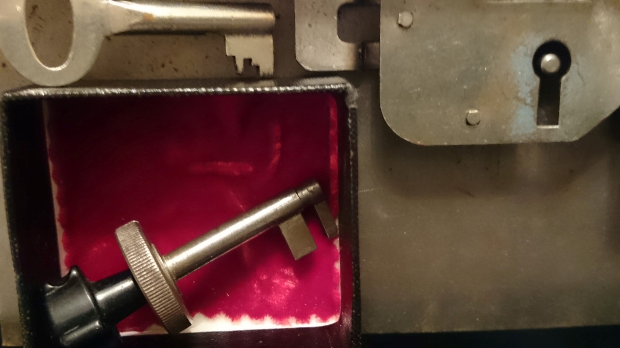 Kaba, Schließzylinder, Zutrittskontrolle, Schlüssel, The Joy Lock Club, Houdini, Keyhole, Schyler, Toool, Lockpicker, Locksport, hulking, Arthurmeister, Linus Yale jr., Convention, Devitent Ollam, Barry Wels, Eddie the wire, Guide to Lockpicking, tools, TSA, approved baggage lock, Pin Tumbler, Medeco, Practical Lockpicking, Jakko Fagerlund, Javadi, open in Thirty Seconds, Sport, Schließkanal, Zylinder läßt sich drehen, Zeitvertreib, Lockcon, Locks, Security, Locksmith, Open Organisatin of Lockpicking TOOOL, Tool, bump key, Crypto Phone, Arthur Bühl, Charles Graeber, Arthurmeister ! booms Arthurmeister, Champ Julian, Kryptonite, ready to Rock, Lips, Oh, Arthur he sighs, Beer, Rotation, Vereins - Mitbergründer und Vizepräsident Arthur Bühl trägt seine Leidenschaft schon auf der Krawatte, Spardosenschloss, Understatement, Alles eine Frage der Übung, Geselligkeit, Ausdauer, Disziplin, Vertrauen, Ehrgeiz, Entspannung, Sportler, Hacker CCC, Profipickset, knacken, Zigarettenrauch, Unternehmensschutz im Focus, Zutrittskontrolle, Hahn & Kolb, Werkzeuge, Manipulation, Lösungen, Zylinder, Zeitwirtschaft, Presse BOX, Europa - Park, Kaba, Rust, The Joy Lock Club, Schyler Towne, Boston, Magazin, SSD, Arthur Bühl, a private Detektive from Germany, defeatet an all - Star field of Lockpicker´s to capture the aptey, Marc Weber Tobias ! Jesusmeister, Jesusmaster, Performancekünstler Xing, Hamburger Detektiv Arthur Bühl knackte 1000 Schlösser, Bild Zeitung, Steckbrief, wanted, Siegelring, Wappen Stadt Bühl, Bildbezeichnung, Arthurmeister007@gmail.com, Lockpickerherz, Schlossherz, Arthurmeister, Pornomeister, Arthur Bühl sagt: Junge Besen kehren besser, aber wir alten Bürsten kennen jede Ecke - Merzer. Deshalb habe ich keinen Grund ihnen zu glauben = aber sie möchten es so gern ! Bühl Wappen ges.gesch. für Inhaber Arthur A. Bühl: Im Dienste der Wahrheitsfindung. Im Falle eines Falles, klebt UHU aus Bühl wirklich alles und kurze Zeit drauf, ist alles wieder auf ! Arthur Bühl, Detektiv aus Hamburg und Präsident Pornomeister S.A.R.L Stammtisch Parole. Fandom und vendors. Unverkäufliches Musterexemplar. Demonstration and Example not for sale. Tilt 404. Mr. Smitz spricht: Der Weihnachtsmann, der Weihnachtsmann, hat keine Hosen an. Meisterkatze, BUEHL.-Wappen-ges-gesch-Arthur-Andreas-Buehl-DETEKTIV-Germany-HAM-1961-2061-BUEHL.png, Schlossherz-Arthur-Buehl.png, Arthur-Buehl-Detektiv-und-Sympathietraeger-Arthurmeister-®-Von-rechts-nach-links-Glueck-bringts-♥.png, Arthur-Buehl-Ina-Mueller.png, Arthur-Buehl-Detektiv-Hamburg-von-rechts-nach-links-Glueck-bringts-♥.png, Arthur-Buehl-Siegel-Ring-♥-𝔄𝔯𝔱𝔥𝔲𝔯-𝔅ue𝔥𝔩-𝔄𝔯𝔱𝔥𝔲𝔯𝔪𝔢𝔦𝔰𝔱𝔢𝔯®.jpg, LEGO-Billund-𝔄𝔯𝔱𝔥𝔲𝔯-𝔅ue𝔥𝔩-♥-PADLOCK-WIRED-LEGO-Schloss.jpg, Arthur-Buehl-Arthurmeister®-Europa-Open-Kaba-Days-Europapark-Rust.png, Arthurmeister007@gmail.com Arthurmeister-Mastertouch@Arthurmeister-Mastertouch.de Arthurmeister-Slowhand@Arthurmeister-Slowhand.de ArthurBuehl@ArthurBuehl.de Arthurmeister@Arthurmeister.de Pornomeister@Pornomeister.de Schlossherz@Schlossherz.de Lockpickerherz@Lockpickerherz.de Mr.Smitz@Mr.Smitz.us Sympathietraeger@Sympathietraeger.com Arthur-Buehl@Arthur-Buehl.de Unzenziert@Unzenziert.de Hasenstuebchen@Hasenstuebchen.de Cartomanze@Cartomanze.de Martinameisterin@Martinameisterin.de Seogeister@Seogeister.de Seo-Geister@Seo-Geister.de Scholischek@Scholischek.de Web-Tuev@Web-Tuev.de Webseitentuev@Webseitentuev.de Zwetschgenhengst@Zwetschgenhengst.de Tresorherz@Tresorherz.de Legal1001@Legal1001.de Meisterkatze@Meisterkatze.de Endlich-Raucher@Endlich-Raucher.de EndlichRaucher@EndlichRaucher.de DoubleBrain@DoubleBrain.de Rappermeister@Rappermeister.de meisterArte@meisterArte.de Der-Aufmacher@Der-Aufmacher.de The-Opener@The-Opener.de Geiler-Schwanz@Geiler-Schwanz.de GeileVotze@GeileVotze.de ArthurAndreasBuehl@ArthurAndreasBuehl.de Arthur-Andreas-Buehl@Arthur-Andreas-Buehl.de Katzenveit@Katzenveit.de Schlosstaster@Schlosstaster.de Schnellauf@Schnellauf.de Securator@Securator.org Raucherherz@Raucherherz.de Leporello@Leporello.us Frauenwirt@Frauenwirt.de