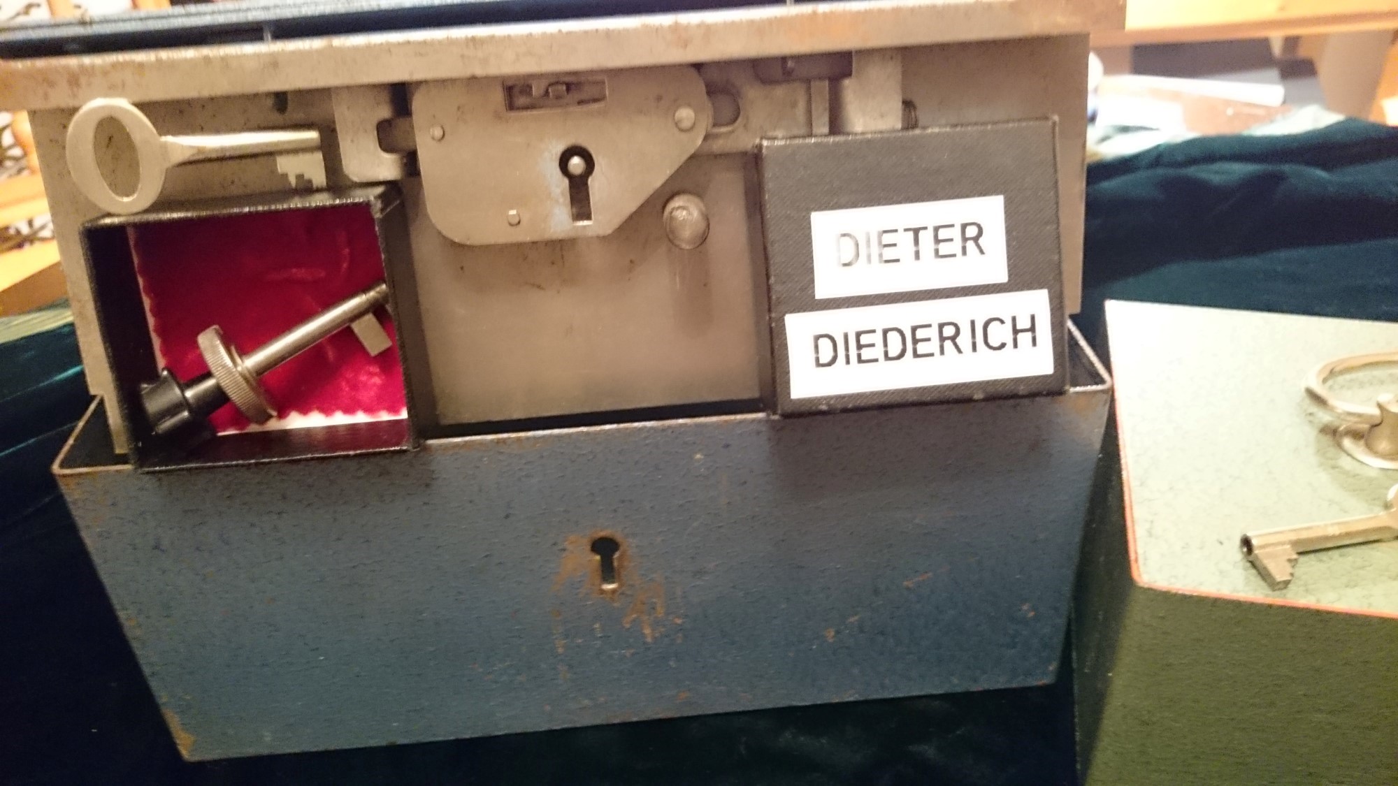 Für das Jahr 2026 wurde der SEO von Doublebrain ®, der Firma chatgpt und von einer KI ergänzt: Arthur A. Bühl, made 1961 in Stuttgart, Germany ist ein Babyboomer ! und ein Sympathietraeger ! Slow Hand ! mit dem Mastertouch ! Locksport: The strange things that happen at a lock-picking convention by Tom Vanderbilt, Deviant Olliam, Slate, picking, Hackers Planet, Earth, Event, Flickr, Foto, Ina Müller, Arthur Meister, Lockpicking, ssdev, Photo, Slide Player, The Joy Lock Club, Schuyler Towne, by Pagan Kennedy, Arthur Bühl, called Arthurmeister, can pick a Lock faster than you, David Olliam, Slate, Tool, Toool, the open organisation of Lockpickers, Wired, Jan Freitag, TAZ, FAZ, BILD, WELT, BUDEG, BDD, Linkedin, Pornomeister SARL, X, Twitter, Security of Locks, Linkedin Arthur Bühl, Zwetschgenstadt Bühl, Bühl Wappen Bühl, Fahne Bühl, Facebook, Bühl, Arthurmeister, Pornomeister SARL, Lockpicking Experte. Tagged with: Dorma Kaba, Europa Park Rust, Zwetschgenhengst, NBA, Bouncing Joe Asberry, Everybody Wiki, Schwäbischer Henst, Pflaume, Zwetschge, Doublebrain, Mandy August, Rallye, cross, Datenschutz. Zitat: Arthurmeister " offen ist gut, schneller offen ist besser ! " Pankhofer, Schloss und Schlüssel, Arthur Bühl, Wappen Bühl, legal 1001, Radio Eriwan, In Arthurmeisters Jukebox im Hasenstuebchen, You Tube, ( HAM ), sind Schallplatten von Slow Hand, Pointer Sisters, Engelbert, Joy Flemming, Ina Müller, Dörp Reggae, Reinhard Fendrich, Sammy Davis jr., Bee Gees, Hans Söllner, Element of crime, Empire of sun - we are the people, Katja Ebstein - Es war einmal ein Jäger, Udo Jürgen - Das Lied das nie zu Ende geht, Vicky Leandros - Ich liebe das Leben, Die Five Tops - Warte auf das Glück, Marianne Rosenberg - Er gehört zu mir, Hildegard Knef - Für mich soll`s rote Rosen regnen, Connie Francis - schöner fremder Mann, Heino - Caramba, Karacho, ein Whisky, Drafi Deutscher - Mamor Stein und Eisen bricht, Kraftwerk - Das Modell, Ernst Neger - Rucki - Zucki, Wolle Kriwanek - I fahr Daimler, Reinhard Fendrich - Strada del sole, Zupfgeigenhansel - Bella Ciao, Joy Flemming, Half breed, Haindling - Du Depp, Nina Hagen - Africa Reggae, Schwoisfuß - Bin i selber Rastamann, Jan Delay - Irgendwie, irgendwo, irgendwann, Grachmusikoff - Oiner isch emmer dr Arsch, Wolfgang Ambros - Du schwarzer Afgahne, UB 40, The Manhattans - Kiss and say Goodbye, Three Degrees - Dirty old Man, Babara Streisand - Woman in Love, George Michel - One more try, Candy Dulfer, Deep Purple - Child in Time, Moody Blues - Nights in white Satin, Eagles - Hotel California, Dire Straits - Sultan of Swing, Pink Floyd, Sade - Smooth Operator, Toto - L`italiano, Marcella Bella - Nessuno MAI, Peddy Pendergrass, Tom Jones, Eddie Holman - Hey there lonly girl, Chicago - If you leave me now, Kalvin Harris - Promises, Fugees, Engelbert - How I Love You, Gloria Gayner can`t take my Eys off you, Olivia Newton John, Ricky Shane - Mammy blue, Los Bravos, Kenny Rogers, Albano und Romia Power, Totzi - Ti amo, Tina Turner und Eros Rammazotti, Abba - Hasta Manana, Roger Whittacker - Abschied ist ein scharfes Schwert, Toto - Hold the line, Love Story mit Andy Williams, Grace Jones, Diana Ross und Julius Iglesias - All of You, Christopher Cross, Roberta Flack & Peabo Bryson, George Benson, Aloe Blacc - I need a Dollar, Simply Red - if you don`t know me by now, Luther Vandross und sehr viele mehr. Es erscheint auch bald die B - Seite von Arthurmeister`s Jukebox ( HAM ) Fuhlsbüttel, Hasenstuebchen, Playboy, Bunny Hall, Los Angeles, Beverly Hills, TSOP The Sound of Philiadelpia, Golden Gate Brigde, und noch so vieles mehr. Seattle Times says: He has got good hands, but how`s his vertikal. Arthur Bühl, a private detective from Germany deflated an all-star field of lockpickers in the world. Pressebox: Kaba Day im Europa Park mit Arthur A. Bühl, Detektiv. ( Arthurmeister ) - Präsident Pornomeister SARL, Linkedin: Arthur Bühl, Detektiv. 360 Meriandos, The Master Touch, opening locks without keys. Jesusmeister Arthur Bühl is a Master who can pick any lock in the world, but Jesus is the only Master who can unlock the human soul. Slideplayer. Phila Locksmith, Lockpickerherz und Schlossherz sind ges. gesch. Marken von Arthur Bühl. Das Wappen Bühl ist gelb, blau mit schwarzen Linien. You Tube, 23C3 Schlossoeffnung wurde beim CCC, Caos Computer Club, gefilmt. Citywide RFID Master, House key, Hamburg, by Wired. WIRED is where tommorow realized. World Trade Center, New York, YY 10 007, Communicationsmanager Mr. Smitz. Wiki, Attraktor, Trainingslager. Schloss - Öffnen, Public Domain 147, Staatsicherheit in der DDR, Arthur Meister aus Hamburg, Bunker am Ulmenwall. Herr der Schlösser, Bild Zeitung. SEO neu Linkedin. Flickr taged with Arthurmeister, Meister Arthur, Oberalster VFW, Ina_Müller_Arthurmeister, Caspar Kircher, IMG-20190206-WA0000, https://www.flickr.com/photos/152138254@N04/32797048511/in/photolist-RYar1r-RRBTfh-RYarTD-2dCE8UE-6QHqr8-PXBzGF, 32797048511_d7099e2cf3_b, cgre, Ina Müller @ lockpicking, Ina Müller Lockpicking.org Arthur Meister, Arthur-Buhl.jpg WIRED, https://media.wired.com/photos/59323075b8eb31692072e0db/master/w_1600c_limit/arthur-buhl.jpg, Arthur Bühl (@ArthurBuehl) / X, Arthur Bühl the Dutch Open lockpicking champion. WIRED. Arthur Andreas Bühl - EverybodyWiki Bios & Wiki, Datei: Arthur-Andreas-Buehl-Detektiv.jpg, Datei:Buehl-Wappen-ges.-gesch.-Arthur-Andreas-Bühl-DETEKTIV-Germany-HAM-1961-2061.png, Martinameisterin, Doublebrain ®, Arthurmeister®-Arthur-Buehl-Patent.png, Arthur Andreas Bühl / VereinsWiki / Fandom, Flickr - Meister Arthur, Ina Mueller, Arthurmeister, Porno Meister Bühl. Arthur A. Bühl, Made in Germany, born 1961 in Stuttgart, arbeitet seit 40 Jahren als Privatdetektiv und lebt in Hamburg. Er ist als Detektiv Mitglied in nationalen und internationalen Berufsverbänden. Unter dem Künstlernamen " Arthurmeister " erklärt Arthur Bühl Lockpicking; das zerstörungsfreie öffnen von Schlössern und Schließzylindern. Der Ehrenkodex lautet: Öffne nur deine eigenen Schlösser. Fremde Schlösser dürfen nur mit Einwilligung des Eigentümers geöffnet werden. Herr Bühl wurde schon als Schlossknacker bezeichnet. Dies ist natürlich Quatsch, denn wenn man z.B. ein Vorhangschloss knackt, so ist es kaputt und die Wettbewerber und Lockpickerkollegen können nicht mehr daran üben. Knacker benutzen einen Kuhfuß. Der mehrfache Deutsche Meister dagegen ein Pickset und es gilt: " Offen ist gut, schneller Offen ist besser ". Von der Zeitschrift " Wired " wurde Arthurmeister als Master of the Universe, betitelt. Viel Spaß und Erfolg beim Üben. SEO für heute: Parole Emil ! Arthur Bühl, Sympathieträger.com, Präsident Pornomeister SARL. Die Anschrift lautet: Arthur A. Bühl, Postfach 605 145, 22 246 Hamburg. Arthurmeister-RUDI-ges-gesch-Patent-Arthur-Buehl-Detektiv-Praesident.png Arthurmeister-Arthur-Buehl-Wappen-Siegelring-Sympathietraeger.de.jpg Arthurmeister-beim-Friseur-vor-dem-Interview.png Jesus, the Lock-Picker ! Homiletics If you`re Arthur Buhl, winning the Dutch open Lock-picking contest. The call him the Arthurmeister ! " Jesusmaster, the Master of Universe ". Bühl, Wappen, ges.gesch. für Inhaber Arthur Andreas Bühl: Im Falle eines Falles, der Bühl klebt mit UHU wirklich alles und kurze Zeit darauf, ist alles wieder auf. A. Bühl, Detektiv aus Hamburg. Stammtisch Parole Emil.