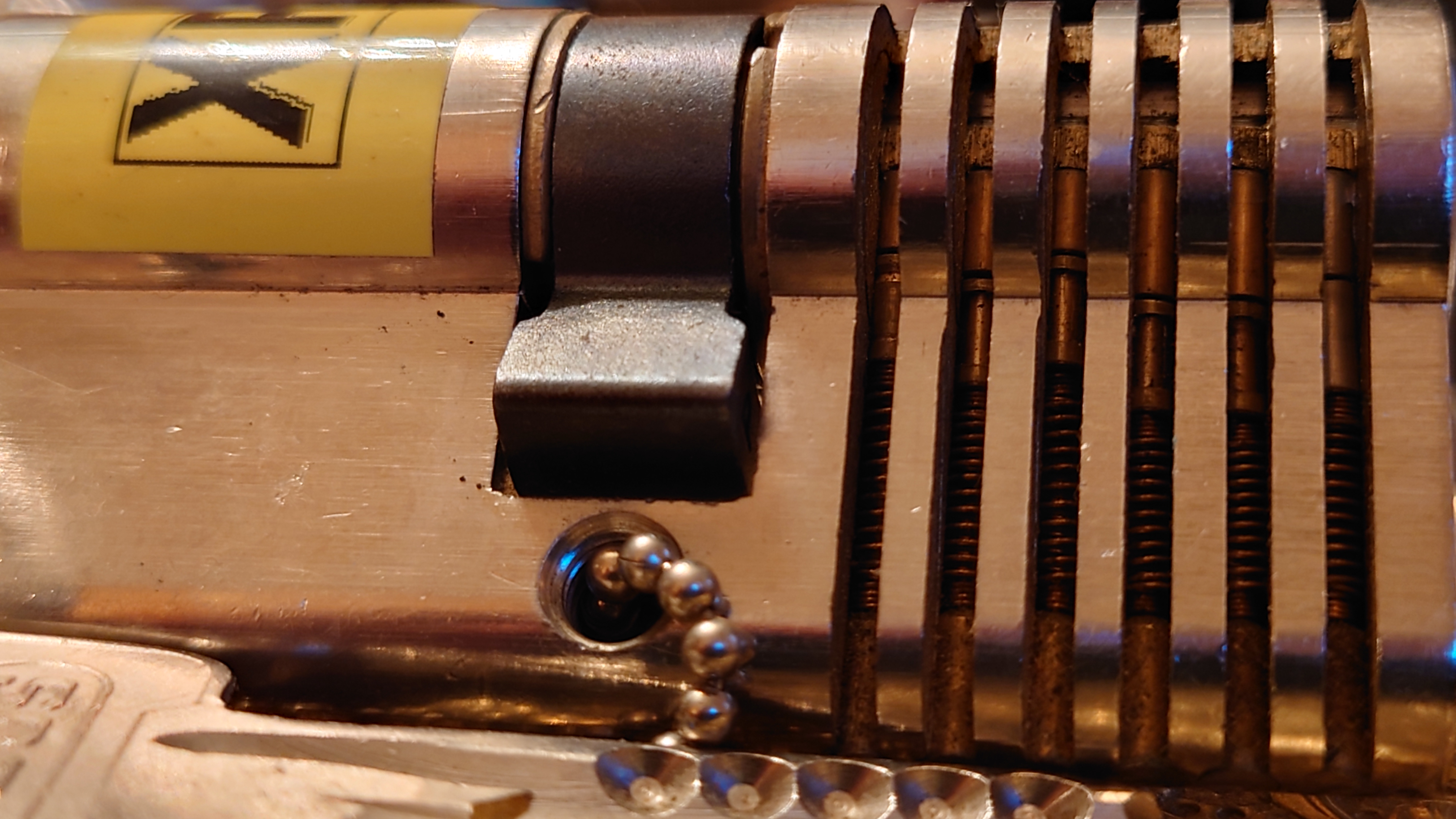 𝔄𝔯𝔱𝔥𝔲𝔯 𝔅ü𝔥𝔩, 𝔄𝔯𝔱𝔥𝔲𝔯𝔪𝔢𝔦𝔰𝔱𝔢𝔯 ® Arthur Bühl, Arthurmeister ®,Lockpickerherz ® Schlossherz ®, Pornomeister ®, neuer SEO Text für 2025 12.00 Mittags im Hasenstübchen. Basketball Bouncing Joe Asberry schreit: Prost ! Die Glocke kingelt ! In Arthurmeister`s Jukebox im Hasenstübchen spielt: Slow Hand von den Pointer Sisters. Ferrari Rudi sitzt am Tresen. Anstatt Helbing trinkt er heute Underberg. Pelle und Heike I machen Stößchen. Justamente klingelt das Telefonino. Der Hannenberger lacht zu Bouncing Joe Asberry: Ich wette mit Dir: Da ruft unser Freund Mr. Smitz vom Playboy an. Arthurmeister geh endlich ran. Die Glocke klingelt. Yes Mr. Smitz, yes, yes Mr. Smitz. Yes great, you know. Yes, yes we have a Party. Yes, yes. Ja: Angela Merkel, die kennen wir. You know: " Bundeskanzlerin ". Giovanni ruft: Bella Donna: Signora Merkel is the CEO of the world. Yes, Yes Mr. Smitz, i will look about her Memoiren. Oh Mr. Smitz ? Her Biographie with her Signature ? OH, Mr. Smitz mit Widmung ? Das wird nicht einfach ! no easy, you know ! Da muß die Glocke aber ein ganzes Wochenende läuten. Prost. Helbing. Yes Mr. Smitz, hands on the heard, you know, difficult ! Arkadasch !!! Smitz U.S.A. braucht die Memoiren von Angela Merkel signiert mit dem Text: Für Mr. Smitz from the Playboy ! Also pass auf: Dein Schwippschwager ist doch Aufsteller bei der Messe. Ja, Buchmesse. Dort hält die Merkel eine Autogrammstunde. Der soll sich dort anstellen mit seinen Kumpani. Ja, der Smitz läßt hier die Glocke läuten. Das gesamte Wochenende. Hannenberger gibt das Passwort: Freibier, Freibier ! Die Glocke läutet jetzt: Helbing ! In Arthurmeister`s Jukebox spielt: The Tramps - Disco Inferno - Orginal Longversion Tony Mendes ! Basketball Bouncing Joe swingt mit dem Kopf mit. Jetzt meint Arkadasch: Oh meine Kumpani trauen sich nicht zu Dr. Angela Merkel. Die haben Angst vor Ihr. Kein Autogramm heißt kein Freibier. Droschkendieter !! Du fährst jetzt zur Buchhandlung, holst drei Biographien von der ollen Merkel, fährst weiter zum Kujau ! Ja, der hat dem Heinemann vom Stern, Hamburg, gefälschte Tagebücher verkauft. Der soll dir in ein Exemplar die Unterschrift der Merkel und die Widmung reinmalen. Sag ihm viele Grüße vom Arthurmeister und Parole Freibier, Freibier ! Dann malt der es dir sofort. Der kann das freudigst. Und sag ihm, das sei für Smitz, Amerika. Aber diesmal soll er keine rosa Tinte verwenden. Dann kommst du wieder her und wir alle unterschreiben das zweite, dann fährst du geschwind rüber nach Fuhlsbüttel, drängelst dich am Luftfrachtschalter vor, läßt die Bücher verpacken und paßt auch auf, das die auch tatsächlich im nächsten Flieger in die U.S.A. reisen. Dann hat er die Bücher, quasi wenn der Flieger landet. Sag denen: Parole: Freibier, Freibier ! Arthur und wozu das dritte Buch ? Du Depp, wenn beim unterschreiben vom zweiten Buch einer draufkotzt oder ein Brandloch reinmacht dann haben wir Ersatz ! Und diesen legen wir dann hinter den Tresen ins Regal und tuen so als hätten wir es gelesen. Es reicht das wir Frau Bundeskanzlerin mit guten, besoffenen, nicht ausgeklügelten, dummen, peinlichen Ratschlägen beraten haben ! Punkt. In Arthurmeister´s Jukebox spielt: Lady von Kenny Rogers. Sir Waschi hat gleich CHARLIE RICH - The most Beautifull Girl in The World, gedrückt. Die Stimmung ist gut. In der Jukebox spielt mittlerweile Aloe Blanc - I need a Dollar. Die Stimmung ist fantastisch ! Jetzt steigert sich die Stimmnung noch als der Nachläufer Roberto Blanco - Caramba, Caracho ein Whiskey, Carambo Caracho ein Gin, verflucht Sacrcameto Dolores und alles ist wieder hin ! In Rio de Janeiro… drückt. Der Noagerlzutzler drückt Roberto Blanco - Der Puppenspieler von Mexico und räumt Gläser ab. Hannenberger reicht schon einmal den Himmelsschlüssel ! Schwerti fragt: Mastertouch und wenn der Dir auf die Schliche kommt ? Du Depp, was glaubst du wenn der erfährt, daß er einen orginalen Kujau, dem Tagebuchfälscher hat, dann läuft der durch Beverly Hills und gibt damit bei jedem an, als sei er The Greatest. Und Du weißt: Die Schriftsachverständigen vom Stern oder von der Bild et und der Heinemann brauchten Monate bis sie diesen Betrug mit dem Verkauf der Tagebücher erkannt haben. In Arthurmeister`s Jukebox spielt: Calvin Harris & Sam Smith: Promises ! und es wird mitgesungen. Das Droschkendieter dann doch nur beim Papierfuzzy im Copy Shop neben an war ? weil der Kujau besoffen war ? Quatsch, kalter Kaffee, der Smitz verhöckert das Buch an Rockefeller. Was glaubst du, warum die Parole Freibier Freibier lautet ? Wir sind hier nicht bei der Wohlfahrt. Ferrari Rudi macht Ralala: Sonntag ist Formel I in Indianapolis. Denkt dran: High Noon ist dann morgens 07.00 Uhr. Die Glocke läutet ununterbrochen. Freibier, Freibier, Freibier, Parole Freibier. Let Michael pass for the Championship ! Das gesamte Hasenstübchen tanzt und platzt aus allen Nähten. In der Jukebox spielt James Last und Orchester: T.S.O.P The Top Sound of Philadelphia ! Prost, Prosit und Stößchen ! Der Hannenberger sieht zufrieden aus. Taged with: Bühler Zwetschge, Bühl Wappen, Zwetschgenhengst, Zwetschgenfest, Meister, Arthur Andreas Bühl, Privatdetektiv. Arthurmeister007@gmail.com