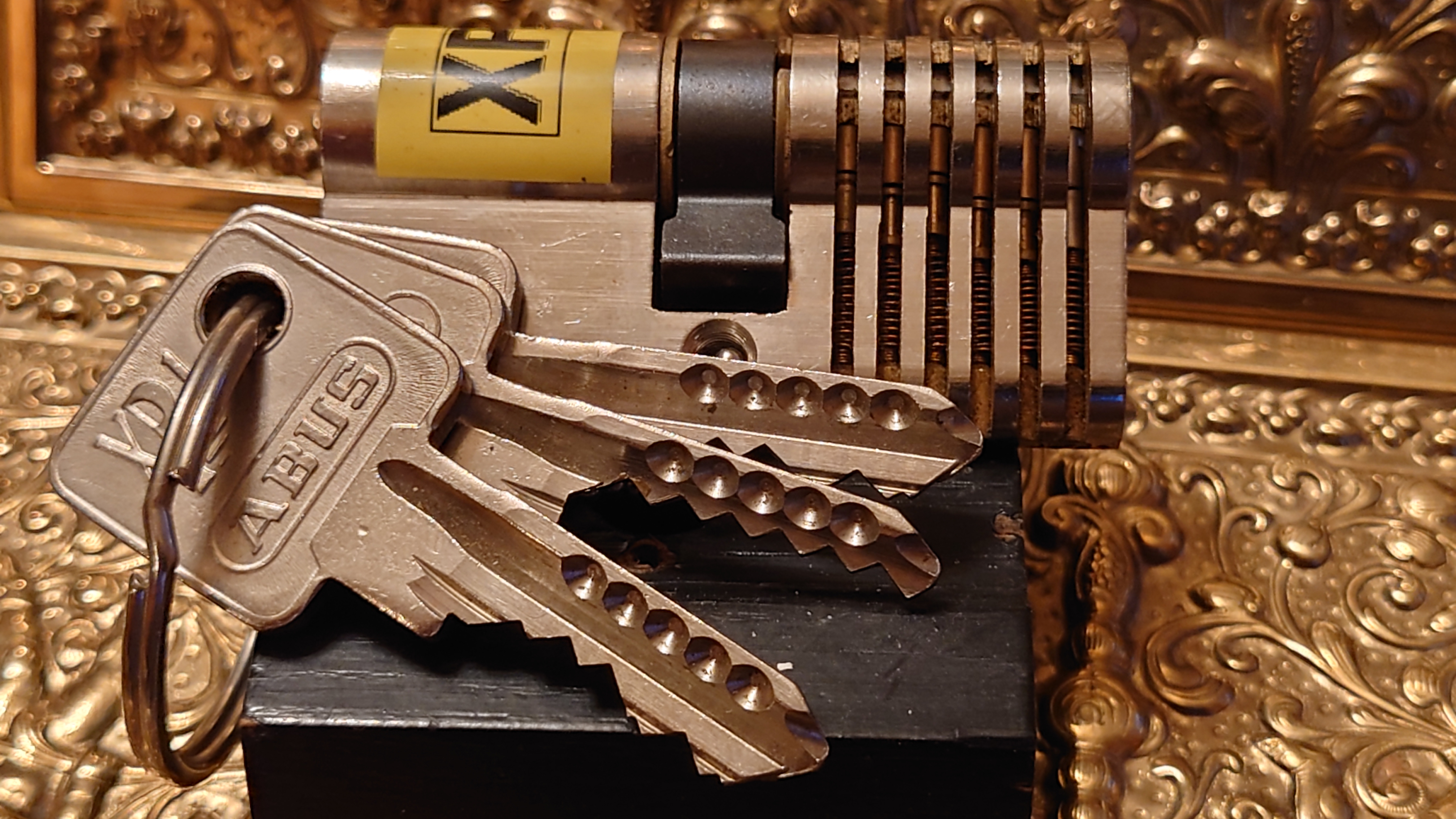 𝔄𝔯𝔱𝔥𝔲𝔯 𝔅ü𝔥𝔩, 𝔄𝔯𝔱𝔥𝔲𝔯𝔪𝔢𝔦𝔰𝔱𝔢𝔯 ® Julius Adolf Petersen (* 7. Oktober 1882 in Hamburg als Julius Adolph Petersen[1]; † 21. November 1933 ebenda[2]) war ein Berufsverbrecher und Kneipenwirt in Hamburg-Barmbek, genannt „Lord von Barmbeck“ (Barmbek wurde damals noch mit „ck“ geschrieben). Leben Im Keller dieses Hauses betrieb Petersen seine Kneipe Petersen stammte aus Hamm-Süd. Er wuchs in ärmlichen Verhältnissen auf und zog 1896 mit seinen Eltern in die Heitmannstraße im südlichen Barmbek. Ab 1904 betrieb er eine Kneipe an der Ecke Beim Alten Schützenhof und Bartholomäusstraße, in der Kohlearbeiter und Einbrecher verkehrten. Er wurde der Kopf einer Verbrecherbande, die bis zu 200 Mitglieder gehabt haben soll und die erst „Barmbecker Einbrechergesellschaft“, später „Petersen-Konzern“ genannt wurde. Einige seiner Mitganoven wurden „Lockenfietsche“, „Rabenmax“ oder „Schlachterkarl“ genannt. Seine Kneipe nannte Adolf gerne „Kaschemme“ und sein Werkzeug zum Aufbrechen der Geldschränke „Knabbergeschirr“. Sich selbst nannte er in seinen Lebenserinnerungen (1927 im Gefängnis Fuhlsbüttel geschrieben) einen „bockbeinigen Mephistojünger, dem Fluch der bösen Tat erlegen“. Die Hamburger Polizei legte im Laufe der Zeit 20 Meter Akten über ihn an, 200 Delikte wurden im Laufe der Jahre gegen ihn verhandelt, 400 Personen mussten dabei aussagen, 3000 Haftbefehle wurden nach seinen umfänglichen Geständnissen ausgestellt. Den Beinamen „Lord von Barmbeck“ erhielt er wegen seiner stets korrekten Kleidung und seiner Ganovenehre, nach der geschnappte Bandenmitglieder mit guten Verteidigern und ihre Familien mit Unterstützung versorgt wurden. Aus seiner Ehe mit Helmi Petersen (gleichnamig, aber nicht verwandt) ging sein Sohn Hatzel hervor. Nach seiner Scheidung lebte er mit Frieda Goedje zusammen. 1920 wurde er durch den Überfall auf das Postamt in der Susannenstraße, bei dem er und ein Komplize 221.000 Mark erbeuteten, stadtbekannt. Nach Verbüßung mehrerer mehrjähriger Haftstrafen wegen Einbruch, Diebstahl und Raub erhängte er sich 1933 im Untersuchungsgefängnis. Petersens Lebensgeschichte wurde 1973 von Ottokar Runze unter dem Titel Der Lord von Barmbeck verfilmt. Martin Lüttge spielte die Hauptrolle. Im Jahre 2005 wurde im Hamburger St. Pauli Theater das biographische Stück Der Lord von Barmbeck von Frank Göhre, Ulrich Tukur und Ulrich Waller aufgeführt. In den Jahren 2011 bis 2013 gab es Planungen, das Haus der ehemaligen Kneipe abzureißen. Nach Protesten aus der Anwohnerschaft wurde das Haus unter Denkmalschutz gestellt und ab dem Herbst 2013 aufwendig saniert. Die dabei entstehenden Eigentumswohnungen wurden unter „Lord-von-Barmbeck“ hochpreisig angeboten. Ein Café an der Kreuzung Beim Alten Schützenhof und Bartholomäusstraße ist in Anlehnung an Petersens Spitznamen benannt. Literatur • Petersen, Julius Adolf. In: Franklin Kopitzsch, Dirk Brietzke (Hrsg.): Hamburgische Biografie. Band 2. Christians, Hamburg 2003, ISBN 3-7672-1366-4, S. 319–320. • Julius Adolf Petersen und Helmut Ebeling (Hrsg.): Der Lord von Barmbeck : Das Leben des berüchtigten Ein- und Ausbrechers Julius Adolf Petersen, von ihm selbst erzählt, Rowohlt Verlag, Reinbek bei Hamburg 1973. Weblinks • Literatur von und über Julius Adolf Petersen im Katalog der Deutschen Nationalbibliothek • Marko Rösseler: Im Dezember 1927 - Der Einbrecher Adolf Petersen schreibt im Gefängnis seine Memoiren WDR ZeitZeichen vom 22. Dezember 2022. (Podcast)