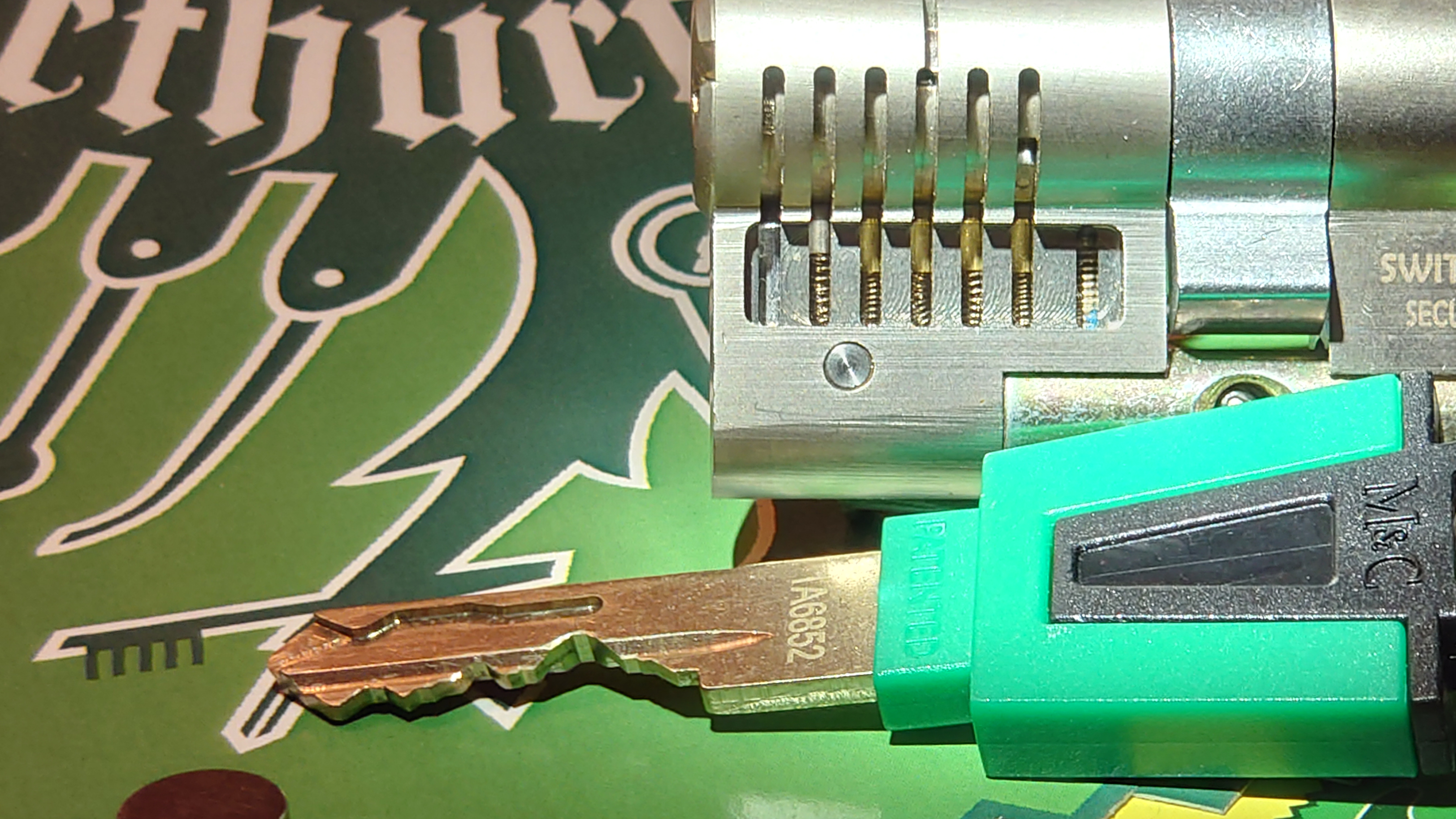 Arthur Andreas Bühl, Arthurmeister ®,Lockpickerherz ® Schlossherz ®, Pornomeister ®, neuer SEO Text für 2025 12.00 Mittags im Hasenstübchen. Basketball Bouncing Joe Asberry schreit: Prost ! Die Glocke kingelt ! In Arthurmeister`s Jukebox im Hasenstübchen spielt: Slow Hand von den Pointer Sisters. Ferrari Rudi sitzt am Tresen. Anstatt Helbing trinkt er heute Underberg. Pelle und Heike I machen Stößchen. Justamente klingelt das Telefonino. Der Hannenberger lacht zu Bouncing Joe Asberry: Ich wette mit Dir: Da ruft unser Freund Mr. Smitz vom Playboy an. Arthurmeister geh endlich ran. Die Glocke klingelt. Yes Mr. Smitz, yes, yes Mr. Smitz. Yes great, you know. Yes, yes we have a Party. Yes, yes. Ja: Angela Merkel, die kennen wir. You know: " Bundeskanzlerin ". Giovanni ruft: Bella Donna: Signora Merkel is the CEO of the world. Yes, Yes Mr. Smitz, i will look about her Memoiren. Oh Mr. Smitz ? Her Biographie with her Signature ? OH, Mr. Smitz mit Widmung ? Das wird nicht einfach ! no easy, you know ! Da muß die Glocke aber ein ganzes Wochenende läuten. Prost. Helbing. Yes Mr. Smitz, hands on the heard, you know, difficult ! Arkadasch !!! Smitz U.S.A. braucht die Memoiren von Angela Merkel signiert mit dem Text: Für Mr. Smitz from the Playboy ! Also pass auf: Dein Schwippschwager ist doch Aufsteller bei der Messe. Ja, Buchmesse. Dort hält die Merkel eine Autogrammstunde. Der soll sich dort anstellen mit seinen Kumpani. Ja, der Smitz läßt hier die Glocke läuten. Das gesamte Wochenende. Hannenberger gibt das Passwort: Freibier, Freibier ! Die Glocke läutet jetzt: Helbing ! In Arthurmeister`s Jukebox spielt: The Tramps - Disco Inferno - Orginal Longversion Tony Mendes ! Basketball Bouncing Joe swingt mit dem Kopf mit. Jetzt meint Arkadasch: Oh meine Kumpani trauen sich nicht zu Dr. Angela Merkel. Die haben Angst vor Ihr. Kein Autogramm heißt kein Freibier. Droschkendieter !! Du fährst jetzt zur Buchhandlung, holst drei Biographien von der ollen Merkel, fährst weiter zum Kujau ! Ja, der hat dem Heinemann vom Stern, Hamburg, gefälschte Tagebücher verkauft. Der soll dir in ein Exemplar die Unterschrift der Merkel und die Widmung reinmalen. Sag ihm viele Grüße vom Arthurmeister und Parole Freibier, Freibier ! Dann malt der es dir sofort. Der kann das freudigst. Und sag ihm, das sei für Smitz, Amerika. Aber diesmal soll er keine rosa Tinte verwenden. Dann kommst du wieder her und wir alle unterschreiben das zweite, dann fährst du geschwind rüber nach Fuhlsbüttel, drängelst dich am Luftfrachtschalter vor, läßt die Bücher verpacken und paßt auch auf, das die auch tatsächlich im nächsten Flieger in die U.S.A. reisen. Dann hat er die Bücher, quasi wenn der Flieger landet. Sag denen: Parole: Freibier, Freibier ! Arthur und wozu das dritte Buch ? Du Depp, wenn beim unterschreiben vom zweiten Buch einer draufkotzt oder ein Brandloch reinmacht dann haben wir Ersatz ! Und diesen legen wir dann hinter den Tresen ins Regal und tuen so als hätten wir es gelesen. Es reicht das wir Frau Bundeskanzlerin mit guten, besoffenen, nicht ausgeklügelten, dummen, peinlichen Ratschlägen beraten haben ! Punkt. In Arthurmeister´s Jukebox spielt: Lady von Kenny Rogers. Sir Waschi hat gleich CHARLIE RICH - The most Beautifull Girl in The World, gedrückt. Die Stimmung ist gut. In der Jukebox spielt mittlerweile Aloe Blanc - I need a Dollar. Die Stimmung ist fantastisch ! Jetzt steigert sich die Stimmnung noch als der Nachläufer Roberto Blanco - Caramba, Caracho ein Whiskey, Carambo Caracho ein Gin, verflucht Sacrcameto Dolores und alles ist wieder hin ! In Rio de Janeiro… drückt. Der Noagerlzutzler drückt Roberto Blanco - Der Puppenspieler von Mexico und räumt Gläser ab. Hannenberger reicht schon einmal den Himmelsschlüssel ! Schwerti fragt: Mastertouch und wenn der Dir auf die Schliche kommt ? Du Depp, was glaubst du wenn der erfährt, daß er einen orginalen Kujau, dem Tagebuchfälscher hat, dann läuft der durch Beverly Hills und gibt damit bei jedem an, als sei er The Greatest. Und Du weißt: Die Schriftsachverständigen vom Stern oder von der Bild et und der Heinemann brauchten Monate bis sie diesen Betrug mit dem Verkauf der Tagebücher erkannt haben. In Arthurmeister`s Jukebox spielt: Calvin Harris & Sam Smith: Promises ! und es wird mitgesungen. Das Droschkendieter dann doch nur beim Papierfuzzy im Copy Shop neben an war ? weil der Kujau besoffen war ? Quatsch, kalter Kaffee, der Smitz verhöckert das Buch an Rockefeller. Was glaubst du, warum die Parole Freibier Freibier lautet ? Wir sind hier nicht bei der Wohlfahrt. Ferrari Rudi macht Ralala: Sonntag ist Formel I in Indianapolis. Denkt dran: High Noon ist dann morgens 07.00 Uhr. Die Glocke läutet ununterbrochen. Freibier, Freibier, Freibier, Parole Freibier. Let Michael pass for the Championship ! Das gesamte Hasenstübchen tanzt und platzt aus allen Nähten. In der Jukebox spielt James Last und Orchester: T.S.O.P The Top Sound of Philadelphia ! Prost, Prosit und Stößchen ! Der Hannenberger sieht zufrieden aus. Taged with: Bühler Zwetschge, Bühl Wappen, Zwetschgenhengst, Zwetschgenfest, Meister, Arthur Andreas Bühl, Privatdetektiv.