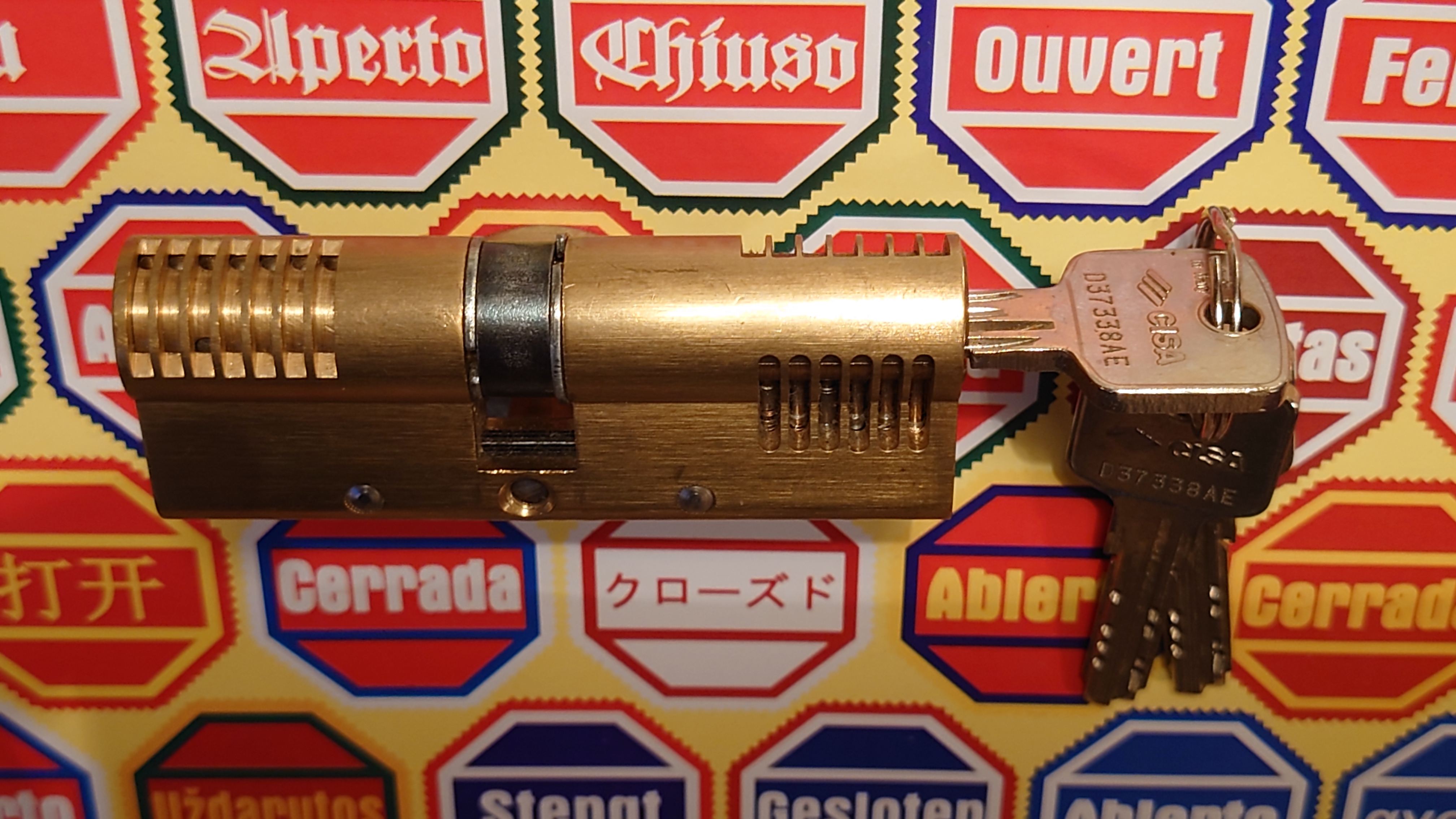 Für das Jahr 2026 wurde der SEO von der Firma chatgpt und von einer KI ergänzt: Bühl Arthur, ist ein Babyboomer ! und ein Sympathietraeger ! Slow Hand ! mit dem Mastertouch ! Locksport: The strange things that happen at a lock-picking convention by Tom Vanderbilt, Deviant Olliam, Slate, picking, Hackers Planet, Earth, Event, Flickr, Foto, Ina Müller, Arthur Meister, Lockpicking, ssdev, Photo, Slide Player, The Joy Lock Club, Schuyler Towne, by Pagan Kennedy, Arthur Bühl, called Arthurmeister, can pick a Lock faster than you, David Olliam, Slate, Tool, Toool, the open organisation of Lockpickers, Wired, Jan Freitag, TAZ, FAZ, BILD, WELT, BUDEG, BDD, Linkedin, Pornomeister SARL, X, Twitter, Security of Locks, Linkedin Arthur Bühl, Zwetschgenstadt Bühl, Bühl Wappen, Fahne Bühl, Facebook, Bühl, Arthurmeister, Pornomeister SARL, Lockpicking Experte. Tagged with: Dorma Kaba, Europa Park Rust, Zwetschgenhengst, NBA, Bouncing Joe Asberry, Everybody Wiki, Schwäbischer Henst, Pflaume, Zwetschge, Doublebrain, Mandy August, Rallye, cross, Datenschutz. Zitat: Arthurmeister " offen ist gut, schneller offen ist besser ! " Pankhofer, Schloss und Schlüssel, Arthur Bühl, Wappen Bühl, legal 1001, Radio Eriwan, In Arthurmeisters Jukebox im Hasenstuebchen, You Tube, ( HAM ), sind Schallplatten von Slow Hand, Pointer Sisters, Engelbert, Joy Flemming, Ina Müller, Dörp Reggae, Reinhard Fendrich, Sammy Davis jr., Bee Gees, Hans Söllner, Element of crime, Empire of sun - we are the people, Katja Ebstein - Es war einmal ein Jäger, Udo Jürgen - Das Lied das nie zu Ende geht, Vicky Leandros - Ich liebe das Leben, Die Five Tops - Warte auf das Glück, Marianne Rosenberg - Er gehört zu mir, Hildegard Knef - Für mich soll`s rote Rosen regnen, Connie Francis - schöner fremder Mann, Heino - Caramba, Karacho, ein Whisky, Drafi Deutscher - Mamor Stein und Eisen bricht, Kraftwerk - Das Modell, Ernst Neger - Rucki - Zucki, Wolle Kriwanek - I fahr Daimler, Reinhard Fendrich - Strada del sole, Zupfgeigenhansel - Bella Ciao, Joy Flemming, Half breed, Haindling - Du Depp, Nina Hagen - Africa Reggae, Schwoisfuß - Bin i selber Rastamann, Jan Delay - Irgendwie, irgendwo, irgendwann, Grachmusikoff - Oiner isch emmer dr Arsch, Wolfgang Ambros - Du schwarzer Afgahne, UB 40, The Manhattans - Kiss and say Goodbye, Three Degrees - Dirty old Man, Babara Streisand - Woman in Love, George Michel - One more try, Candy Dulfer, Deep Purple - Child in Time, Moody Blues - Nights in white Satin, Eagles - Hotel California, Dire Straits - Sultan of Swing, Pink Floyd, Sade - Smooth Operator, Toto - L`italiano, Peddy Pendergrass, Tom Jones, Eddie Holman - Hey there lonly girl, Chicago - If you leave me now, Kalvin Harris - Promises, Fugees, Engelbert - How I Love You, Gloria Gayner can`t take my Eys off you, Olivia Newton John, Ricky Shane - Mammy blue, Los Bravos, Kenny Rogers, Albano und Romia Power, Totzi - Ti amo, Tina Turner und Eros Rammazotti, Abba - Hasta Manana, Roger Whittacker - Abschied ist ein scharfes Schwert, Toto - Hold the line, Love Story mit Andy Williams, Grace Jones, Diana Ross und Julius Iglesias - All of You, Christopher Cross, Roberta Flack & Peabo Bryson, George Benson, Aloe Blacc - I need a Dollar, Simply Red - if you don`t know me by now, Luther Vandross und sehr viele mehr. Es erscheint auch bald die B - Seite von Arthurmeister`s Jukebox ( HAM ) Fuhlsbüttel, Hasenstuebchen, Playboy, Bunny Hall, Los Angeles, Beverly Hills, TSOP The Sound of Philiadelpia, Golden Gate Brigde, und noch so vieles mehr. Seattle Times says: He has got good hands, but how`s his vertikal. Arthur Bühl, a private detective from Germany deflated an all-star field of lockpickers in the world. Pressebox: Kaba Day im Europa Park mit Arthur A. Bühl, Detektiv. ( Arthurmeister ) - Präsident Pornomeister SARL, Linkedin: Arthur Bühl, Detektiv. 360 Meriandos, The Master Touch, opening locks without keys. Jesusmeister Arthur Bühl is a Master who can pick any lock in the world, but Jesus is the only Master who can unlock the human soul. Slideplayer. Phila Locksmith, Lockpickerherz und Schlossherz sind ges. gesch. Marken von Arthur Bühl. Das Wappen Bühl ist gelb, blau mit schwarzen Linien. You Tube, 23C3 Schlossoeffnung wurde beim CCC, Caos Computer Club, gefilmt. Citywide RFID Master, House key, Hamburg, by Wired. WIRED is where tommorow realized. World Trade Center, New York, YY 10 007, Communicationsmanager Mr. Smitz. Wiki, Attraktor, Trainingslager. Schloss - Öffnen, Public Domain 147, Staatsicherheit in der DDR, Arthur Meister aus Hamburg, Bunker am Ulmenwall. Herr der Schlösser, Bild Zeitung. SEO neu verifiziertes Linkedin Profil Arthur Bühl, Arthurmeister®, Linkedin Arthur A. Bühl, Made in Germany, born 1961 in Stuttgart, arbeitet seit 40 Jahren als Detektiv und lebt in Hamburg. Er ist als Detektiv Mitglied in nationalen und internationalen Berufsverbänden. Unter dem Künstlernamen " Arthurmeister " erklärt Arthur Bühl Lockpicking; das zerstörungsfreie öffnen von Schlössern und Schließzylindern. Der Ehrenkodex lautet: Öffne nur deine eigenen Schlösser. Fremde Schlösser dürfen nur mit Einwilligung des Eigentümers geöffnet werden. Herr Bühl wurde schon als Schlossknacker bezeichnet. Dies ist natürlich Quatsch, denn wenn man z.B. ein Vorhangschloss knackt, so ist es kaputt und die Wettbewerber und Lockpickerkollegen können nicht mehr daran üben. Knacker benutzen einen Kuhfuß. Der mehrfache Deutsche Meister dagegen ein Pickset und es gilt: " Offen ist gut, schneller Offen ist besser ". Von der Zeitschrift " Wired " wurde Arthurmeister als Master of the Universe, betitelt. Viel Spaß und Erfolg beim Üben. SEO für heute: Parole Emil ! Arthur Bühl, Sympathieträger.com, Präsident Pornomeister SARL. Die Anschrift lautet: Arthur A. Bühl, Postfach 605 145, 22 246 Hamburg. SEO NEU geändert Arthur A. Bühl, Made in Germany, born 1961 in Stuttgart, arbeitet seit 40 Jahren als Detektiv und lebt in Hamburg. Er ist als Detektiv Mitglied in nationalen und internationalen Berufsverbänden. Unter dem Künstlernamen " Arthurmeister " erklärt Arthur Bühl Lockpicking; das zerstörungsfreie Öffnen von Schlössern und Schließzylindern. Der Ehrenkodex lautet: Öffne nur deine eigenen Schlösser. Fremde Schlösser dürfen nur mit Einwilligung des Eigentümers geöffnet werden. Herr Bühl wurde schon als Schlossknacker bezeichnet. Dies ist natürlich Quatsch, denn wenn man oder Frau z.B. ein Vorhangschloss knackt, so ist es kaputt und die Wettbewerber und Lockpickerkollegen können nicht mehr daran üben. Knacker benutzen einen Kuhfuß. Der mehrfache Deutsche Meister dagegen ein Pickset und es gilt: " Offen ist gut, schneller Offen ist besser ". Viel Spaß und Erfolg beim Üben. Von der Zeitschrift " WIRED " wurde Arthurmeister als Master of the Universe, betitelt. SEO für heute: Parole Emil ! Arthur Bühl, Sympathieträger.com, Präsident Pornomeister SARL. Die Anschrift lautet: Arthur A. Bühl, Postfach 605 145, 22 246 Hamburg. SEO Mr. Smitz Hilfe für Leporello.us 𝔄𝔯𝔱𝔥𝔲𝔯 𝔅ü𝔥𝔩, 𝔄𝔯𝔱𝔥𝔲𝔯𝔪𝔢𝔦𝔰𝔱𝔢𝔯® HELLO Mr. Smitz, yes i am fine and the Stammtisch and the Counter is also fine too ! Der Nachläufer schreit vom Tresen: wieder der Ami oder watt ? WHAT Mr. Smitz you are not in good condition`s. Oh, Mr. Smith i`am sorry about this. What, your Leporello.us System is not running ? Yes, yes, OH, yes, Good, yes, yes the Spaghetticodler. Yes, i know. Computer, yes i know. Our Spaghetticodler, der amiga pc sit on the Counter and drink Helbing. Arthurmeister`Jukebox by You Tube im Hasenstübchen plays: Let`get it on, do you know Marvin Gay ? Oh, Arkadasch drinking today no Helbing ? No, he drinks GabiKo. Arthurmeister ? what ist GabiKo, i never hear from this. This is ganz billiger Korn, you Know. Like you Whisky ! No, Zwetschgenwater is more, more, better ! Heike IV cries from the counter: Alimente, not Alimentari, Giovanni. You know. The Scholischek is dancing. Yes, Yes, Mr. Smitz. Why Scholischek and Arkadasch dancing ? They hear from the old Rock-Ola Cem Karaca & die Kanaken. Mein " Deutscher Freund ", you know Mr. Smitz. Yes i will give them some Helbing. No, no, Mr. Smitz, for your Problem with the Spaghetti Codler you take my E - Mail Binärbomber@Binärbomber.de. The Jukebox play now Joy Flemming. Half-Breed. No, no Mr. Smitz, you are dumm. The Seo for this week is: Arthur Bühl, Made in Germany, born 1961, Detektiv aus Leidenschaft, die Leiden schaft. You get it ? Know i mußt helping on the Stammtisch for Lockpicking, a fucking ABUS Padlock. Tschüssing ! I say Ende for Telefon speaking und touch nothing that you can not pay ! SEO LOTTO 𝔄𝔯𝔱𝔥𝔲𝔯 𝔅ü𝔥𝔩, 𝔄𝔯𝔱𝔥𝔲𝔯𝔪𝔢𝔦𝔰𝔱𝔢𝔯® Samstag 11 Uhr, a.m, " HIGH NOON ". Arthurmeister und die Cartomanze sitzen am Stammtisch im Hasenstübchen, Fuhlsbüttel. Aus der Jukebox by You Tube, der alten Rock-Ola schallt von Element of Crime: Das Hasenstübchern ist der " Mittekpunkt der Welt ". Die zwanzig Mittrinker am Counter schallen mit: Im Lotto spielst du immer nur; die Zahlen zwischen fünf und zehn; und als Zusatzzahl dein Lebensalter; denn als Lottospieler sagst du; darf man höchstens 49 Jahre alt sein; später wäre es schade um das Geld ! Wo DEINE Füße stehen ist der " MITTELPUNKT DER WELT ". Driver Dieter fährt mit Scholischek und Arkadasch zur Annahmestelle ! Verschlagwortet mit: Arthur Bühl, Arthurmeister® Arthur ♥ Schwäbischer Hengst, Buhl, Zwetschgen Heini, Artur, Buehl er, Zwetschge, Made in Germany, Born 1961, Sympathieträger, Google Earth, Mittelpunkt der Welt, Pflaumen, Arkadasch, Datschi, ♥ Martinameisterin, Cartomanze, Scholischek, " HIGH NOON ! ", ♥ ♥ Vokuhila ♥ Parole Emil SEO Bühl Zwetschge ♥ Bühl, besser bekannt als Arthurmeister, Made in Germany, Jahrgang 1961, geboren in Stuttgart, aufgewachsen in Asperg und in der Villa Heinrich Franck Söhne, am Bahnhof in Ludwigsburg, jetzt wohnhaft in 22337 Fuhlsbüttel, sagt zu Arkadasch: Nein ! Bühler Zwetschgen schmecken besser als dein Erik oder plum ! Zwetschgendatschi heißt das Zauberwort ! ♥ und Zwetschgenwater, not Raki. 𝗩𝗲𝗿𝘇𝘄𝗲𝘁𝘀𝗰𝗵𝗴𝗲𝘁 𝗺𝗶𝘁: 𝔄𝔯𝔱𝔥𝔲𝔯 𝔅ü𝔥𝔩, 𝗔𝗿𝘁𝗵𝘂𝗿𝗺𝗲𝗶𝘀𝘁𝗲𝗿, 𝗥𝗮𝘂𝗰𝗵𝗲𝗿, 𝗥𝗼𝘁𝗵 - 𝗛ä𝗻𝗱𝗹𝗲, 𝗦𝘁𝗮𝗱𝘁 𝗟𝗮𝗵𝗿 - 𝗕ü𝗵𝗹, 𝗦𝗰𝗵𝘄𝗮𝗿𝘇𝘄𝗮𝗹𝗱, 𝗕𝗹𝗮𝗰𝗸𝗳𝗼𝗿𝗲𝘀𝘁, 𝗥𝗼𝘁𝗸ä𝗽𝗽𝗰𝗵𝗲𝗻 𝘆𝗼𝘂 𝗸𝗻𝗼𝘄 𝗠𝗿. 𝗦𝗺𝗶𝘁𝘇, 𝗦𝗼𝗿𝘁𝗲 𝗦𝗰𝗵𝘄ä𝗯𝗶𝘀𝗰𝗵𝗲𝗿𝗵𝗲𝗻𝗴𝘀𝘁.𝗱𝗲 𝗶𝘀 𝗴𝗿𝗼ß𝗳𝗿𝘂𝗰𝗵𝘁𝗶𝗴 𝘂𝗻𝗱 𝘀ü𝘀𝘀. ♥ 𝗡𝗼, 𝗼𝗻𝗹𝘆 𝘄𝗼𝗺𝗮𝗻 𝗵𝗮𝘀 𝗣𝗳𝗹𝗮𝘂𝗺𝗲𝗻 ♥ 𝗞𝗹𝗲𝗶𝗻𝘁𝗶𝗲𝗿𝘇ü𝗰𝗵𝘁𝗲𝗿𝘃𝗲𝗿𝗲𝗶𝗻. 𝗗𝗶𝗲 𝗘 - 𝗠𝗮𝗶𝗹 𝗹𝗮𝘂𝘁𝗲𝘁: 𝗔𝗿𝘁𝗵𝘂𝗿𝗺𝗲𝗶𝘀𝘁𝗲𝗿@𝗔𝗿𝘁𝗵𝘂𝗿𝗺𝗲𝗶𝘀𝘁𝗲𝗿.𝗱𝗲 𝗗𝗶𝗲 𝗘 - 𝗠𝗮𝗶𝗹 𝗹𝗮𝘂𝘁𝗲𝘁: 𝗔𝗿𝘁𝗵𝘂𝗿𝗔𝗻𝗱𝗿𝗲𝗮𝘀𝗕𝘂𝗲𝗵𝗹@𝗔𝗿𝘁𝗵𝘂𝗿𝗔𝗻𝗱𝗿𝗲𝗮𝘀𝗕𝘂𝗲𝗵𝗹.𝗱𝗲 Verschlagwortet mit Bühl er Zwetschge, Zwetschgenhengst, Pflaume, plum, Erikli, prugna torta, Datschi, süss. ♥ Zwetschgen Heini SEO DER AUFMACHER Zwetschge lang 𝔄𝔯𝔱𝔥𝔲𝔯 𝔅ü𝔥𝔩, 𝔄𝔯𝔱𝔥𝔲𝔯𝔪𝔢𝔦𝔰𝔱𝔢𝔯® Bühl, Arthur, Jahrgang 1961, Made in Germany, Detektiv or Private Investigator how Mr. Smitz from the PLAYBOY, Beverly Hills, say`s. Yes Mr. Smitz i will send you the Photo Arthurmeister`s F 1, Jacket for your LeporelloUS. to your E - Mail Mr.Smitz@Mr.Smitz.us. Ok, Mr. Smitz. Mr. Smitz do you know what Google Earth is ? Take BÜHL Arthur, only by Google Earth, you know ? have done it ? Yes Google will show you my Panel superfast. Cool, Arthurmeister, cool. Yes Mr. Smitz, this can i do for you too ! Yes with SEO. Yes, yes, i have Arkadasch erklärt, sein Erikli pasta is not so genial. Der beste Zwetschgenkuchen, you know plum tart, is from the Stadt Bühl. Not laughing in the USA. Bühl is a City like my Name. And the People in this City called it: Zwetschgendatschi ! you know. This is the world best plumcake. Yes Datschi. Yes, Stadt Bühl is near Baden - Baden, the Casino, you know ! Yes. Baden-Württemberg. You must know there is since 1927 the traditionell Zwetschgenfest. And there ist the Zwetschgenkönigin ! Mr. Smitz, my Ur Ur Ur Ur Grandfather is born in Bühl. My Great Grand Grand Mother where also born in the town Bühl. Their profession was Zwetschgenpicker. Not Lockpicker, Zwetschgen / Plum Picker. And Rüttler. Oh, really ! Yes, Yes. And since this time the name of the family Bühl from the Stadt Bühl is: Yes you know - Buehl. Yes i will give Greetings from you to Mrs. Friede Springer from the Newspaper BILD et. Yes, the Elbphilharmonie is in Betrieb. OH, Mr. Smitz, greeting´s to you from Joe Asbbery, NBA, you know. Tomorrow we will meet us in the Hasenstübchen, our Rabbit Hall. For Lockpicking und Beer. Call you. Parole Emil ! Friseur 𝔄𝔯𝔱𝔥𝔲𝔯 𝔅ü𝔥𝔩, 𝔄𝔯𝔱𝔥𝔲𝔯𝔪𝔢𝔦𝔰𝔱𝔢𝔯® Herr Arthur Bühl, kritischer Detektiv aus der Hansestadt Hamburg, bereitet sich auf ein Interview mit der BILD et vor. Bei Babsi und Gina in Fuhlsbüttel wird ihm zuvor der Vokuhila geschnitten. Herr Arthur Bühl wurde schon in der BILD et als " Herr der Schlösser " beschrieben. " Ein bisschen Ruhe bitte " schreibt Jan Freitag von der TAZ. Er erwähnt auch eine Mustertür by Wendt. Es wird darin herumgeprökelt. Selbst Arthur Bühl, der weltbeste aus dem Lockpicker Mekka Hamburg, betreibt pures Understatement, weil er sein Schloss in nur 20 Sekunden " geknackt " hat. Charles Graeber von der Wired.com beschreibt in seinem Artikel Master Lock - Pickers do bottle Arthur Bühl " The Master of the Universe ", Arthur Bühl a private Detective of Germany open locks. Bühl`s Fabio - the - Barbarian Look stands out. He wins the Dutch Open and is now Master of the Universe. The people cry: " Arthurmeister ! booms Arthurmeister ". Mark Webber Tobias, the Author of Locks, Safes, and Security, a Police Reverence, say: Arthurmeister, that ist beautyful. " Open ! " sagt Arthurmeister ", offen ist gut, schneller offen ist besser ". " Beer !" Arthurmeister booms back and a new Champion is born. Die Welt berichtet: " Die Kunst, Schlösser ohne Schlüssel zu öffnen ". Vereinsmitbegründer und Vizepräsident Arthur Bühl trägt seine Leidenschaft schon auf der Krawatte. Sie ist rot mit gelben Schlüsseln drauf. Intern wird er ehrfürchtig " Meister Arthur " gerufen. Er hat es zum siebenfachen Deutschen Meister in verschiedenen Disziplinen geschafft. Er pickt seit der Kindheit. Sein erstes Trainingsobjekt war sein Spardosenschloss - Ein klassischer Einstieg… . Die Slate berichtet über Arthur Bühl als Lockpicking Legend. Es gibt einen Artikel Tool for Picking and Decoding by Stasi, CCC, Vortrag Berlin. Amateur Hour berichtet: Arthurmeister has " The Master Touch ". Bei den Kaba Day `s im Europa Park Rust schreibt die Pressebox: auf großes Interesse der Teilnehmer stieß auch die praktische Vorführung von Steffen Wernéry und Arthur Bühl, die gängige mechanische Schließzylinder ohne Schlüssel zerstörungsfrei öffnen. Meist in Sekundenschnelle. Auch die Chemnitzer Zeitung " Freie Presse " hat über das Lockpicking und Arthur Andreas Bühl alias Arthurmeister berichtet. Dwight Perry schreibt: Arthur Bühl has good hands ! In der Philalocksmith wird Arthur Bühl auch als Lockpicking Legend betitelt. Es gibt auch einen Beitrag, 360 Meridianos. In der Datenschleuder, CCC, wurde über ihn als Sympathieträger berichtet. Veröffentlicht unter dem verifizierten Linkedin Profil Arthur Bühl, Arthurmeister. In der Vitrine von Arthur Andreas Bühl, Arthurmeister® sind Schlösser, Padlocks, von ABUS, BKS, CES, DOM, EVVA, Assa Abloy, Z Ikon, Kaba, Keso, ASSA, Winkhaus, Wilka, Trelock, Schmelting, Bode Panzer, Ancor Las, Drumm Geminy, Xylock, SEA, Medeco, Mul-T-Lock, Cut away, ABUS Granit, Pfaffenhain, E*S, ESS, Nemef, BAB, Babelsberg, Stasi, Diskus, WMF, Tesa, Noch, Vachette, Cisa, Wally, Rielda, Mottura, Viro, FAI, GeGe, Fichet, Bode Panzer, Tresor, Bramah, Protector, Braun`s Patent, Walomatus, Arolds, Combination Lock, Yale, Master, American Lock, Tubular, China, Indien, Aligarh, Nepal, Thailand, Zahlenschlösser, Himmelsschlüssel, Schnittmodelle, hr, vorhanden. Alle Schliesszylinder sind Übungsmaterial für das Lockpicking. Schlagschlüssel und so vieles mehr, sind auch dabei. Auch der Sputnik. SEO Mr. Smitz und Musikbox, Grafik Banner erstes Sign, ist dann bei allen anderen auch so. Änderungen können gemacht werden. ♥ 𝔄𝔯𝔱𝔥𝔲𝔯 𝔅ü𝔥𝔩, 𝔄𝔯𝔱𝔥𝔲𝔯𝔪𝔢𝔦𝔰𝔱𝔢𝔯® Arthur Andreas Bühl, Made in Germany, born 1961, ist mehrfacher Deutscher Meister im Lockpicking. In dem Magazin WIRED wird er als " Master of the Universe " betitelt. Im Hasenstübchen stellt er seinen Leporello " Der Aufmacher ", vor und telefoniert mit Mr. Smitz, Beverly Hills from the News Paper PLAYBOY, USA. No, Mr. Smitz, the E - Mail is not Parole Emil, the E - Mail is called: PAROLE E-Mail.com. Mr. Smitz is laughing ! Take the romantic move. Yes, Mr. Smitz, with every beat of your heart. You know Engelbert ? Mr. Humperdinck ! This is the favorite song from Friede Springer from the BILD et, You know ? Arthurmeister`s Jukebox, YouTube, spielt Pointer Sisters: Slow Hand. Der Noagerlzutzler, der Scholischek und Raucher am Stammtisch können keine Padlocks öffnen. Deshalb müssen diese Spitzbuben an den Tresen. Die Glocke wird geläutet. Arthurmeister brüllt " OFFEN " ! Die Jukebox spielt jetzt Ina Müller - Dörp Reggae. Arthurmeister und Joe Asberry, der alte Basketballer von der NBA, stoßen miteinander an. Stößchen ! Stößchen schreit Martinameisterin. Santa Maria ! Tante Martina ! Mittlerweile spielt in der Jukebox Engelbert: A man without love. Die Stimmung steigt. Die KI in der Jukebox, der Rock - Ola, spielt nacheinander: Joy Flemming, Ata Canani, Deutsche Freunde, natürlich auch Cem Karaca und die Kanaken, Mein deutscher Freund, Alle Menschen dieser Erde. Nina Hagen spielt African Reggae, UB 40 - spielt Kingston Town. Jan Delay ist mit Irgendwie, Irgendwo, Irgendwann, Live und die BeeGees mit How deep is your love, dabei. Eddy Holman, Hey there lonely girl, bei Pink Floyd und bei den The Doors, Riders on the Storm tanzen die Gäste. Heike I drückt Harold Melvin & the Blue Notes This love I lost. T.S.O.P. The Sound Of Philadelphia und Hildegard Knef mit - Der alte Wolf, bringen die Menge zum kochen. Pelle dröhnt: Marmor Stein und Eisen bricht. Die Affen rasen durch den Wald. Die Five Tops: Warte auf das Glück, Kenny Rogers - You decorated my life, Reinhard Fendrich - Strada del sole, Sammy Davis jr. mit Mr. Bojangles live in Germany und Teddy Pendergrass - Turn off the lights sowie Julio Iglesias mit Diana Ross - All of you, bringt die Meute weiter zum toben. Die Polizei drückt Empire of the Sun - We are the people. Helen Ready singt Angie Baby. Bei Element of Crime steigert sich die Ekstase vom Mittelpunkt der Welt über die Straßenbahn des Todes zu Am Ende denk ich immer nur an Dich. Die Love Story - Andy Williams, ABBA mit Hasta Manana, runden die Sache ab. Hannenberger schmeißt bei Roger Whittaker - Abschied ist ein scharfes Schwert, alle RAUS ! Morgen ist 11 Uhr High NOON ! Dänen lügen nicht. ♥ Verschlagwortet mit: Arthur Bühl, Arthurmeister® Arthur ♥ Schwäbischer Hengst, Buhl, Zwetschgen Heini, Artur, Buehl er, Zwetschge, Made in Germany, Born 1961, Sympathieträger, Google Earth, Mittelpunkt der Welt, Pflaumen, Arkadasch, Datschi, ♥ Martinameisterin, Cartomanze, Scholischek, " HIGH NOON ! ", ♥ ♥ Vokuhila ♥ Parole Emil ! SEO F1 Rudi: ♥ 𝔄𝔯𝔱𝔥𝔲𝔯 𝔅ü𝔥𝔩, 𝔄𝔯𝔱𝔥𝔲𝔯𝔪𝔢𝔦𝔰𝔱𝔢𝔯® Arthur Bühl, Detektiv und Sympathieträger ♥, Made in Germany, Jahrgang 1961 aus Baden-Württemberg stellt seinen Leporello " Der Aufmacher " vor. Arthurmeister`s Jukebox im Hasenstübchen by YouTube, spielt Pointer Sisters: Slow Hand ! Am Tresen wird Helbing gekippt. Die Lockpicker am Stammtisch trinken nach jeder Öffnung ein Pils, manche auch Weizenbier ! Der Scholischeck nörgelt, weil er kein Padlock öffnen kann ! Ferrari Rudi brüllt: Martina die F1 Saison beginnt. Wir fliegen zum Hockenheimring ! Der Hannenberger sagt: Ich will auch mit ! Martina schreit: Minardi, wir gewinnen ni. Minardiiii, wir gewinnen niiiie. Und der Alex Young darf auch nicht mit. Can not drive ! Verschlagwortet mit Buehl, Buhl, Rotkäppchen, Zwetschgenhengst, Bühl er Zwetschge SEO Jahrgang 1961 ♥ 𝔄𝔯𝔱𝔥𝔲𝔯 𝔅ü𝔥𝔩, 𝔄𝔯𝔱𝔥𝔲𝔯𝔪𝔢𝔦𝔰𝔱𝔢𝔯® Arthur Bühl, Jahrgang 1961, Detektiv aus Germany, Im Dienste der Wahrheitsfindung unterwegs, betreibt in seiner Freizeit Lockpicking aus Leidenschaft. Der mehrfache Deutsche Meister wird in der WIRED als " Master of the Universe " betitelt. In der BILD et ist der Artikel " Herr der Schlösser " abgedruckt. Im Hasenstübchen - Fuhlsbüttel, am Hasenberge, Santa Fu, wird gefeiert. Arthurmeister® stellt seinen Leporello " Der Aufmacher " vor. Der Stammtisch grölt " OFFEN ". Scholischek, Rudi, Heike I, Noagerlzutzler, Arthur und Joe Asberry, der alte NBA ler, prosten sich zu. Arthurmeister`s Jukebox auf YouTube spielt Pointer Sisters - Slow Hand ! ♥ Beim Tanzen ruft die Cartomanze " Ey du Sympthieträger ♥, komm mal her " ! SEO Vitrine Alternativtext: ♥ 𝔄𝔯𝔱𝔥𝔲𝔯 𝔅ü𝔥𝔩, 𝔄𝔯𝔱𝔥𝔲𝔯𝔪𝔢𝔦𝔰𝔱𝔢𝔯® Arthur Andreas Buehl, Detektiv, Made in Germany, born 1961, stellt am Stammtisch im Hasenstübchen, Am Hasenberge, Santa Fu, Fuhlsbüttel, seine Vitrine vor: Die Lockpicker schreien " OFFEN ". Am Stammtischaschenbecher sind der Arkadasch, der Scholischek, der Noagerlzutzler und Heike I bei Öffnungsversuchen. Anfänger zur Schulung halt. In Arthurmeister`s Jukebox by YouTube spielt: Pointer Sisters: Slow Hand. Pelle tippt wie immer Marmor, Stein und Eisen bricht in die Rock-Ola. Heute hat aber Asberry dankenderweise den Drafi Deutscher getillt ! Now is only time for the Soul Train and T.S.O.P. ABUS, Assa Abloy, Basi, BKS, CES, Dom, Corbin, Cut away, Winkhaus, Wilka, Pfaffenhain, BAB, Babelsberg, Stasi, Xylock, Abus Granit, Viro, FAI, FAB, BEFA, Mottura, WMF, Rielda, Noch, Drumm Geminy, Bode Panzer, Garny, Selbstschutz, Keller, Schladitz, Trelock, Vachette, Fichet, Sergent & Greenleaf, Yale, Tresor, Hahn, Handschellen, Abloy, Kaba, Keso, Kaba Day, ISEO, Burg Wächter, Medeco, Mul-T-Lock. Lockpicking by Arthurmeister®, Schlossherz®, Lockpickerherz®. Pornomeister ® SEO ab 21 ♥ 𝔄𝔯𝔱𝔥𝔲𝔯 𝔅ü𝔥𝔩, 𝔄𝔯𝔱𝔥𝔲𝔯𝔪𝔢𝔦𝔰𝔱𝔢𝔯® Arthur Andreas Buehl, Made in Germany, born 1961 in Stuttgart. International Airport, Jugendschutz, ab 21, Oktagon, grün weiss, ges. gesch. Arthurmeister®, Lockpicking. Im Hasenstübchen in Fuhlsbüttel wird in Arthurmeister`s Jukebox auf YouTube Slow Hand gespielt ! Der Stammtisch grölt. Die Lockpicker schreien: OFFEN ! Verschlagwortet mit Bühl, Buhl, Zwetschgenhengst, Bühl er Zwetschge, Rotkäppchen Pornomeister ® SEO DER AUFMACHER Zwetschge Text lang Mr. Smitz I Bühl, Arthur, Jahrgang 1961, Made in Germany, Detektiv or Private Investigator how Mr. Smitz from the PLAYBOY, Beverly Hills, say`s. Yes Mr. Smitz i will send you the Photo Arthurmeister`s F1, Jacket for your LeporelloUS. to your E - Mail Mr.Smitz@Mr.Smitz.us. Ok, Mr. Smitz. Mr. Smitz do you know what Google Earth is ? Take BÜHL Arthur, only by Google Earth, you know ? have done it ? Yes Google will show you my Panel superfast. Cool, Arthurmeister, cool. Yes Mr. Smitz, this can i do for you too ! Yes with SEO. Yes, yes, i have Arkadasch erklärt, sein Erikli pasta is not so genial. Der beste Zwetschgenkuchen, you know plum tart, is from the Stadt Bühl. Not laughing in the USA. Bühl is a City like my Name. And the People in this City called it: Zwetschgendatschi ! you know. This is the world best plumcake. Yes Datschi ! Yes, Stadt Bühl is near Baden - Baden, the Casino, you know ! Yes. Baden-Württemberg. You must know there is since 1927 the traditionell Zwetschgenfest. And there ist the Zwetschgenkönigin ! Mr. Smitz, my Ur Ur Ur Ur Grandfather is born in Bühl. My Great Grand Grand Mother where also born in the town Bühl. Their profession was Zwetschgenpicker. Not Lockpicker, Zwetschgen / Plum Picker. And Rüttler. Oh, really ! Yes, Yes. And since this time the name of the family Bühl from the Stadt Bühl is: Yes you know - Buehl. Yes i will give Greetings from you to Mrs. Friede Springer from the Newspaper BILD et. Yes, the Elbphilharmonie is in Betrieb. OH, Mr. Smitz, greeting´s to you from Joe Asbbery, NBA, you know. Tomorrow we will meet us in the Hasenstübchen, our Rabbit Hall. For Lockpicking und Beer. Call you. Parole Emil ! Not E-Mail. Provided by www.Arthur-Bühl.de and www.Arthurmeister.de SEO Zwetschge Mr. Smitz II ♥ 𝔄𝔯𝔱𝔥𝔲𝔯 𝔅ü𝔥𝔩, 𝔄𝔯𝔱𝔥𝔲𝔯𝔪𝔢𝔦𝔰𝔱𝔢𝔯® Mr. Smitz from Beverly Hills, USA, from the Playboy ring`s Arthur Bühl, Arthurmeister. Arthur is in the Hasenstübchen. Arthurmeister`s Jukebox play`s: You decoratet my Life. Mr. Smitz, I am not a Zwetschgenheini. You are a Maneater, an old Pflaumenfresser and a Pflaumenkernbeisser ! No, I am auch not Mr. Pflaumen Bühl ! Drink your Whisky slowly. In Germany is 11 a.m. " High Noon " and not Bunter Nachmittag. Yes, I am the Platzhirsch in our Rabbit, Bunny House. The Rock - Ola play`s: I can´t tell you why. Pinofrank trinkt Vino. Scholischek ruft: Sag dem alten Ami die Zeit von Andretti ist abgelaufen. Und eine von Scott Speed gibt es nicht. F1 Rudi ruft: Hockenheim is better than Indianapolis ! Radio-Eriwan.de von Mr. Arthur-Buehl@Radio-Eriwan.de, ges.gesch. dröhnt " Im Prinzip ja ", die Bühl er Zwetschgen sind sehr gut und süss. Arkadasch sagt die Erikli pasta von der Oma seiner Grandma ist perfekt. Giovanni palare prugna torta from the Grand Nonna is molto molto bene. No, No, Mr. Smitz, listen: The Mamsell from the Patsch Barracks buy the Zwetschgen from the Oma by the Vaihinger Wochenmarkt. She do the Zwetschgen without your plum Rock on one hundred pices of five Meter long Cake tray. All the GI`s from the Patsch and the Kelly eat this and say: Das schmeckt gut ! Der Scholischek ruft: Bühl, du alter Zwetschgenlutscher, ich fress nur Apfelkuchen. Mr. Smitz, you know Apple Cake ? My Geheimtipp for the Datschi is the Heslacher Waldheim. And i`ll give you another Tipp where i am going: to the " Schellenhof " , you know. This Stübchen work`s " Im Dienste der Gastlichkeit ". Yes, Yes, first Schnitzel und than Obacht; care: Zwetschgenpastete ! You know ! No Mr. Smitz, i am " Im Dienste der Wahrheitsfindung " unterwegs and i drink Kaffee. Mr. Smitz, you are besoffen. Yes, the UHU is also from the Stadt Bühl, Hermannstreet. No, No, you can`t with UHU stick a Pflaume. Du Depp. Uhu is für cheeky Amerikaner`s ! And don`t forget: The Zwetschgen Rock is: Pointer Sisters " Slow Hand ". No Mr. Smitz, this Whisky is not Pflaumenschnaps - this is Zwetschgenwater ! you know ! No, No, not like Helbing. Yes i know Amazon. No, they have no fresch Zwetschen for make Whisky. NO, No, bei Bühl is ab 21 Pflicht duty, You know ! Arthurmeister s Jukebox by You Tube play: The End of the World ! No, Giovanni, this Song ist not from Michael Jackson. It is from Skeeter Davis. Mr. Smitz, now is genug with the Gelaber. Yes I send you via Air Force from the Patsch Zwetschgen. They are called like a Spitz Name, you know Nickname of me: Schwäbischer Hengst ! No, only Woman has Pflaumen. The Rock - Ola play: Julio und Diana. " All of you !" So Mr. Smitz, now is Fofftein. Yes i make greetings for Friede Springer from the BILD et. Yes, Yes ! Arthurmeister`s Jukebox plays Pendergrass: Turn Off the Lights ! Asberry say: Tschüssing ! Vinofrank trinkt jetzt Helbing ! Die Glocke läutet ! Parole Emil, Sorte Schwäbischer Hengst !! Arthur-Buehl@Radio-Erwian.de, www.Radio-Eriwan.de is performed by the Performancekünstler Arthurmeister@Arthurmeister.de for the www.leporello.us, Mr.Smitz@Leporello.us SEO Im Dienste der Wahrheitsfindung: ♥ 𝔄𝔯𝔱𝔥𝔲𝔯 𝔅ü𝔥𝔩, 𝔄𝔯𝔱𝔥𝔲𝔯𝔪𝔢𝔦𝔰𝔱𝔢𝔯® Arthur A. Bühl, Jahrgang 1961, wird von den Mitgliedern des BDD, Bundesverband Deutscher Detektive, jetzt BUDEG zur 30 jährigen Mitgliedschaft beglückwünscht und für seine Dienste zur Wahrheitsfindung mit der Verleihung der goldenen Ehrennadel gewürdigt. Die Kollegen haben ihm ebenfalls in der TAZ, FAZ, Welt und Hamburger Abendblatt gratuliert und sogar Anzeigen in der Rubrik Verschiedenes geschaltet. Arthur Bühl ist Inhaber der Marke Arthurmeister®. Veröffentlicht unter Linkedin, Xing, Google Panel, Twitter X. SEO Karussel Individuell: 𝔄𝔯𝔱𝔥𝔲𝔯 𝔅ü𝔥𝔩, 𝔄𝔯𝔱𝔥𝔲𝔯𝔪𝔢𝔦𝔰𝔱𝔢𝔯® Arthur A. Bühl, ist mehrfacher Deutscher Meister im Lockpicking. In dem Magazin WIRED wird er als " Master of Universe " betitelt. Im Hasenstübchen stellt er seinen Leporello " Der Aufmacher ", vor und telefoniert mit Mr. Smitz, Beverly Hills from the News Paper PLAYBOY, USA. Arthurmeister`s Jukebox, YouTube, spielt: Pointer Sisters, Slow Hand. Der Noagerlzutzler und der Scholischek können am Stammtisch keine Padlocks öffnen. Deshalb müssen diese Spitzbuben an den Tresen. Die Glocke wird geläutet. Arthurmeister brüllt " OFFEN " ! and cries BEER ! Die Jukebox spielt jetzt Ina Müller - Dörp Reggae ! Arthurmeister ist Inhaber der Marken Cartomanze®, Martinameisterin®, Pornomeister®, Lockpickerherz®, Schlossherz®, WebTüv® und Legal 1001®. Verschlagwortet mit: ♥ Vokuhila, Friseur ♥ Schwäbischer Hengst, Zwetschgen Heini, Bühl er, Zwetschge, Google Earth, Mittelpunkt der Welt, Martinameisterin, Cartomanze, Scholischek, " HIGH NOON ! ". ♥ Parole Emil ! Veröffentlicht unter Linkedin, Xing, Google Panel, Twitter X. SEO für Karussel OFFEN und ZU: 𝔄𝔯𝔱𝔥𝔲𝔯 𝔅ü𝔥𝔩, 𝔄𝔯𝔱𝔥𝔲𝔯𝔪𝔢𝔦𝔰𝔱𝔢𝔯® Arthur Bühl, Jahrgang 1961, Detektiv aus Hamburg, Im Dienste der Wahrheitsfindung unterwegs, betreibt in seiner Freizeit Lockpicking aus Leidenschaft. Der mehrfache Deutsche Meister wird in der WIRED als " Master of Universe " betitelt. In der BILD et ist der Artikel " Herr der Schlösser " abgedruckt. Im Hasenstübchen - Fuhlsbüttel, am Hasenberge, Santa Fu, wird gefeiert. Arthurmeister® stellt seinen Leporello " Der Aufmacher " vor. Der Stammtisch grölt " OFFEN ". Scholischek, Rudi, Heike I, Noagerlzutzler und Arthur prosten sich zu. Die Jukebox auf YouTube spielt Slow Hand ! ♥ Beim Tanzen ruft die Cartomanze " Ey du Sympthieträger, komm mal her " ! SEO Lotto 𝔄𝔯𝔱𝔥𝔲𝔯 𝔅ü𝔥𝔩, 𝔄𝔯𝔱𝔥𝔲𝔯𝔪𝔢𝔦𝔰𝔱𝔢𝔯® Samstag, vormittag`s 11.00 Uhr a.m. " HIGH NOON ". Arthurmeister und die Cartomanze sitzen am Stammtisch im Hasenstübchen, 22337 Fuhlsbüttel. Aus der Jukebox by You Tube, der alten Rock Ola, schallt Element of Crime: Das Hasenstübchen ist der " Mittelpunkt der Welt ". Die zwanzig Trinker am Counter schallen mit: " Im Lotto spielst du immer nur die Zahlen zwischen fünf und zehn, und als Zusatzzahl dein Lebensalter, denn als Lottospieler darf man höchstens 49 Jahre alt sein, später wäre es schade um das Geld. Wo unsere Füße stehen, ist der Mittelpunkt der WELT. Arkadasch und Scholischek fahren mit Driver Dieter zum Lotto Geschäft. Verschlagwortet mit: Bühl er Zwetschge, International Lockpicking, Google Earth, Earth Song, Schwäbischer Hengst ! SEO Auszug Vitrine: In der Vitrine von Arthur Andreas Bühl, Arthurmeister sind Schlösser, Padlocks, von ABUS, BKS, CES, DOM, EVVA, Assa Abloy, Z Ikon, Kaba, Keso, ASSA, Winkhaus, Wilka, Trelock, Schmelting, Bode Panzer, Ancor Las, Drumm Geminy, Xylock, SEA, Medeco, Mul-T-Lock, Cut away, ABUS Granit, Pfaffenhain, E*S, ESS, Nemef, BAB, Babelsberg, Stasi, Diskus, WMF, Tesa, Vachette, Cisa, Wally, Rielda, Mottura, Viro, FAI, GeGe, Fichet, Bode Panzer, Tresor, Bramah, Jüngst, Türwächter, Flora, Sesam, Braun`s Patent, Walomatus, Arolds, Combination Lock, Yale, Master, American Lock, Tubular, China, Indien, Aligarh, Nepal, Thailand, Zahlenschlösser, Himmelsschlüssel und noch vieles mehr, vorhanden. Alle Schliesszylinder sind Übungsmaterial für das Lockpicking. Schlagschlüssel sind auch dabei.