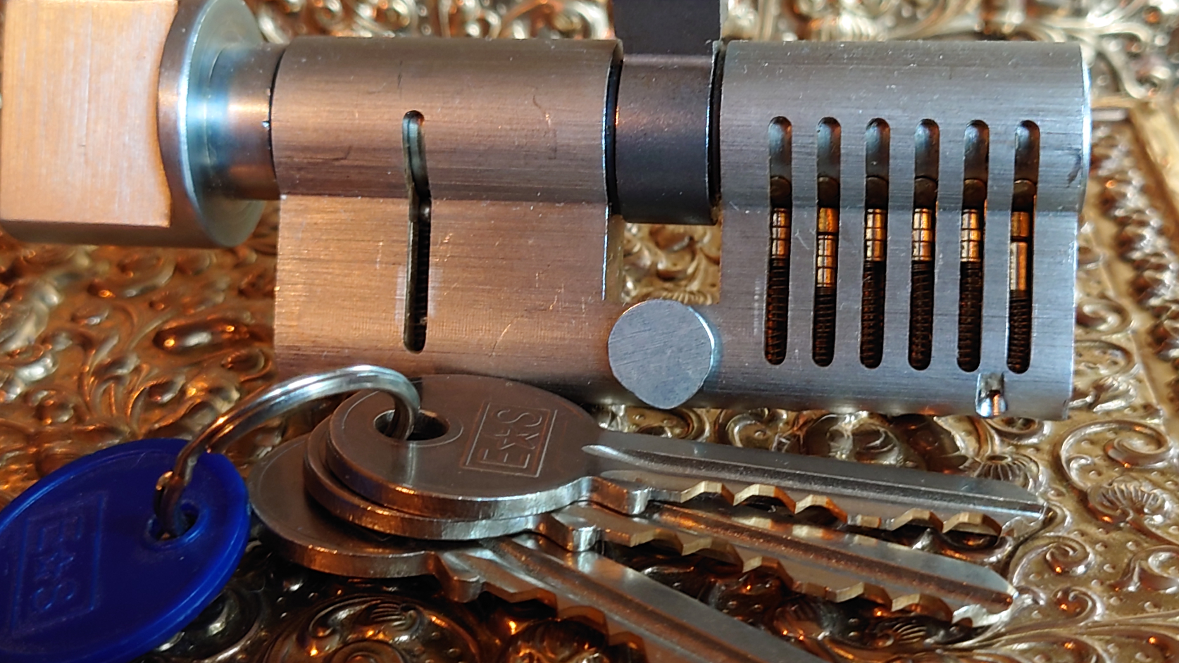 Bühl, Arthur Andreas Bühl, WIKI Fandom, Arthur meister ®,Lockpickerherz ® Schlossherz ®, Porno meister ®, Bühl, Arthurmeister ist Lockpicker aus Leidenschaft. Der erste Erfolg: Das zerstörungsfreie Öffnen seiner Spardose. Sobald er einen Draht biegen konnte, öffnete er auch Bartschlösser. Bei Fahradschlössern: Es ist einfach ein lüsternes Gefühl wenn es schnappt. Bühl fing nun an eigene Dietriche zu biegen. Mit Hilfe vom Nachbarn Mendel, Tischler aus Asperg, lernte er auch Tricks wie Türen generell schnell geöffnet werden können. Der Mendel half Arthur weitere, härtere Dietriche herzustellen. Diese Sperrzeuge wurden dann im Burggraben der Festung Hohenasperg auf ihre Tauglichkeit getestet. Und auch beim Lockpicking verhält es sich so wie der Amy in den Patsch Barracks schwätzt: learning bei doing und verschenkte ein Pickset. Mit solchen Pick`s lassen sich Zylinderschlösser zerstörungsfrei öffnen und auch flippern. Gerne ließen sich Vorhangschlösser picken; nein besser pflücken. Seit dieser Zeit häuft Bühl, Arthurmeister Schließzylinder und Vorhängeschlösser an. Er sammelt Schlösser der Marken ABUS und BKS. Auch besondere Öffnungswerkzeuge, auch einige von der Stasi lassen sich hier bewundern. Später schulte er dann zusammen mit Steffen Wernèry, ehemaliger Pressesprecher vom Chaos Computer Club, Behörden, Industrievertreter, Feuerwehren und natürlich auch Leute im Hasenstübchen am Stammtisch. Taged mit: Spiel nicht mit den Schmuddelkindern ! Zieh-Fix knacken E-Pick Porno Meister Schlossporno Taged with: Bühl Wappen, Bühl Fahne, Bühl Aufnäher, Bühl Patent Urkunde, Arthurmeister Patent Urkunde, Zwetschgenhengst, Zwetschgenfest, Meister Arthur, Bühler Zwetschge Arthur Bühl, Detektiv aus Hamburg, Parole Emil ♥ Erich Kästner, Max und Moritz ♥ Wilhelm Busch. Arthur Bühl, Detektiv und Performancekünstler aus Hamburg Fuhlsbüttel, wird von seinen Freunden aus dem Hasenstübchen strahlend begrüßt: Hallo Arthurmeister®, du alter einarmiger Sympathieträger: zitierst Du heute wieder am Stammtisch beim Lockpicking und beim anschauen von Schloss Herzen unseren Freund: Wilhelm Busch ? Max und Moritz - Eine Bubengeschichte in sieben Streichen Max und Moritz machten beide, als sie lebten, keinem Freude; Bildlich siehst du jetzt die Possen, die in Wirklichkeit verdrossen, mit behaglichem Gekicher, weil du selbst vor ihnen sicher. Aber das bedenke stets : Wie man’s treibt, mein Kind, so geht’s. Vorwort Ach was muß man oft von bösen Kindern hören oder lesen ! Wie zum Beispiel hier von diesen, welche Max und Moritz hießen. Die, anstatt durch weise Lehren sich zum Guten zu bekehren, oftmals noch darüber lachten und sich heimlich lustig machten. Ja, zur Übeltätigkeit, Ja, dazu ist man bereit ! Menschen necken, Tiere quälen, Äpfel, Birnen, Zwetschen stehlen, das ist freilich angenehmer und dazu auch viel bequemer, als in Kirche oder Schule festzusitzen auf dem Stuhle. Aber wehe, wehe, wehe, Wenn ich auf das Ende sehe ! ! Aber wehe, wehe, wehe, Wenn ich auf das Ende sehe ! ! Ach, das war ein schlimmes Ding, wie es Max und Moritz ging. Drum ist hier, was sie getrieben, abgemalt und aufgeschrieben. Max und Moritz - Erster Streich - Witwe Bolte Mancher gibt sich viele Müh mit dem lieben Federvieh; einesteils der Eier wegen, welche diese Vögel legen, zweitens, weil man dann und wann einen Braten essen kann; drittens aber nimmt man auch ihre Federn zum Gebrauch in die Kissen und die Pfühle, denn man liegt nicht gerne kühle. " Seht, da ist die Witwe Bolte, Die das auch nicht gerne wollte. " Seht, da ist die Witwe Bolte, die das auch nicht gerne wollte. Ihrer Hühner waren drei und ein stolzer Hahn dabei. Max und Moritz dachten nun : Was ist hier jetzt wohl zu tun ? Ganz geschwinde, eins, zwei, drei, schneiden sie sich Brot entzwei, in vier Teile, jedes Stück wie ein kleiner Finger dick. Diese binden sie an Fäden, übers Kreuz, ein Stück an jeden, und verlegen sie genau in den Hof der guten Frau. Kaum hat dies der Hahn gesehen, fängt er auch schon an zu krähen: Kikeriki, kikikerikih!! Tak, tak, tak, da kommen sie! Hahn und Hühner schlucken munter jedes ein Stück Brot hinunter; Aber als sie sich besinnen, konnte keines recht von hinnen. In die Kreuz und in die Quer reißen sie sich hin und her, flattern auf und in die Höh, Ach herrje, herrjemine! Ach, sie bleiben an dem langen, Dürren Ast des Baumes hangen. Und ihr Hals wird lang und länger, Ihr Gesang wird bang und bänger, Jedes legt noch schnell ein Ei, Und dann kommt der Tod herbei. Witwe Bolte in der Kammer Hört im Bette diesen Jammer; Ahnungsvoll tritt sie heraus: Ach, was war das für ein Graus! " Fließet aus dem Aug, ihr Tränen! All mein Hoffen, all mein Sehnen, meines Lebens schönster Traum hängt an diesem Apfelbaum " ! Tiefbetrübt und sorgenschwer kriegt sie jetzt das Messer her, Nimmt die Toten von den Strängen, Daß sie so nicht länger hängen, Und mit stummem Trauerblick Kehrt sie in ihr Haus zurück. Dieses war der erste Streich, Doch der zweite folgt sogleich. Max und Moritz - Zweiter Streich Als die gute Witwe Bolte Sich von ihrem Schmerz erholte, Dachte sie so hin und her, Daß es wohl das beste wär, Die Verstorbnen, die hienieden Schon so frühe abgeschieden, Ganz im stillen und in Ehren Gut gebraten zu verzehren. Freilich war die Trauer groß, Als sie nun so nackt und bloß Abgerupft am Herde lagen, Sie, die einst in schönen Tagen Bald im Hofe, bald im Garten Lebensfroh im Sande scharrten. Ach, Frau Bolte weint aufs neu, Und der Spitz steht auch dabei. Max und Moritz rochen dieses: "Schnell aufs Dach gekrochen!“ hieß es. Durch den Schornstein mit Vergnügen Sehen sie die Hühner liegen, Die schon ohne Kopf und Gurgeln Lieblich in der Pfanne schmurgeln. " Eben geht mit einem Teller Witwe Bolte in den Keller " Eben geht mit einem Teller Witwe Bolte in den Keller, Daß sie von dem Sauerkohle Eine Portion sich hole, Wofür sie besonders schwärmt, Wenn er wieder aufgewärmt. Unterdessen auf dem Dache Ist man tätig bei der Sache. Max hat schon mit Vorbedacht Eine Angel mitgebracht. Schnupdiwup, da wird nach oben Schon ein Huhn heraufgehoben! Schnupdiwup, jetzt Numro zwei! Schnupdiwup, jetzt Numro drei! Und jetzt kommt noch Numro vier: Schnupdiwup, dich haben wir! Zwar der Spitz sah es genau Und er bellt: Rawau, rawau! Aber schon sind sie ganz munter Fort und von dem Dach herunter. Na, das wird Spektakel geben, Denn Frau Bolte kommt soeben; Angewurzelt stand sie da, Als sie nach der Pfanne sah. Alle Hühner waren fort, "Spitz!“ das war ihr erstes Wort. "O du Spitz, du Ungetüm! Aber wart, ich komme ihm!“ Mit dem Löffel groß und schwer Geht es über Spitzen her; Laut ertönt sein Wehgeschrei, Denn er fühlt sich schuldenfrei. Max und Moritz im Verstecke Schnarchen aber an der Hecke. Und vom ganzen Hühnerschmaus Guckt nur noch ein Bein heraus. Dieses war der zweite Streich, Doch der dritte folgt sogleich. Max und Moritz - Dritter Streich Jedermann im Dorfe kannte Einen, der sich Böck benannte. " Alle diese Kleidungssachen Wußte Schneider Böck zu machen. " Alltagsröcke, Sonntagsröcke, Lange Hosen, spitze Fräcke, Westen mit bequemen Taschen, Warme Mäntel und Gamaschen, Alle diese Kleidungssachen Wußte Schneider Böck zu machen. Oder wäre was zu flicken, Abzuschneiden, anzustücken, Oder gar ein Knopf der Hose Abgerissen oder lose Wie und wo und was es sei, Hinten, vorne, einerlei Alles macht der Meister Böck, Denn das ist sein Lebenszweck. Drum so hat in der Gemeinde Jedermann ihn gern zum Freunde. Aber Max und Moritz dachten, Wie sie ihn verdrießlich machten. Nämlich vor des Meisters Hause Floß ein Wasser mit Gebrause. Übers Wasser führt ein Steg Und darüber geht der Weg. Max und Moritz, gar nicht träge, Sägen heimlich mit der Säge, Ritzeratze! voller Tücke, In die Brücke eine Lücke. Als nun diese Tat vorbei, Hört man plötzlich ein Geschrei: "He, heraus, du Ziegen-Böck! Scheider Schneider, meck, meck, meck!“ Alles konnte Böck ertragen, Ohne nur ein Wort zu sagen; Aber wenn er dies erfuhr, Ging“s ihm wider die Natur. " Denn schon wieder ihm zum Schreck Tönt ein lautes: ‚Meck, meck, meck! " Schnelle springt er mit der Elle Über seines Hauses Schwelle, Denn schon wieder ihm zum Schreck Tönt ein lautes: "Meck, meck, meck!“ Und schon ist er auf der Brücke. Kracks, die Brücke bricht in Stücke! Wieder tönt es: "Meck, meck, meck!“ Plumps, da ist der Schneider weg! Grad als dieses vorgekommen, Kommt ein Gänsepaar geschwommen, Welches Böck in Todeshast Krampfhaft bei den Beinen faßt. Beide Gänse in der Hand, Flattert er auf trocknes Land. Übrigens bei alledem Ist so etwas nicht bequem! Wie denn Böck von der Geschichte Auch das Magendrücken kriegte. Hoch ist hier Frau Böck zu preisen! Denn ein heißes Bügeleisen, Auf den kalten Leib gebracht, Hat es wiedergutgemacht. Bald im Dorf hinauf, hinunter Hieß es: Böck ist wieder munter. Dieses war der dritte Streich, Doch der vierte folgt sogleich. Max und Moritz - Vierter Streich Also lautet ein Beschluß: Daß der Mensch was lernen muß. Nicht allein das Abc Bringt den Menschen in die Höh, Nicht allein im Schreiben, Lesen Übt sich ein vernünftig Wesen; Nicht allein in Rechnungssachen Soll der Mensch sich Mühe machen; Sondern auch der Weisheit Lehren Muß man mit Vergnügen hören. " Daß dies mit Verstand geschah War Herr Lehrer Lämpel da. " Daß dies mit Verstand geschah War Herr Lehrer Lämpel da. Max und Moritz, diese beiden, Mochten ihn darum nicht leiden. Denn wer böse Streiche macht, Gibt nicht auf den Lehrer acht. Nun war dieser brave Lehrer Von dem Tobak ein Verehrer, Was man ohne alle Frage Nach des Tages Müh und Plage Einem guten, alten Mann Auch von Herzen gönnen kann. Max und Moritz, unverdrossen, Sinnen aber schon auf Possen, Ob vermittelst seiner Pfeifen Dieser Mann nicht anzugreifen. Einstens, als es Sonntag wieder Und Herr Lämpel brav und bieder In der Kirche mit Gefühle Saß vor seinem Orgelspiele, Schlichen sich die bösen Buben In sein – Haus und seine Stuben, Wo die Meerschaumpfeife stand; Max hält sie in seiner Hand; Aber Moritz aus der Tasche Zieht die Flintenpulverflasche, Und geschwinde – stopf, stopf, stopf – Pulver in den Pfeifenkopf. Jetzt nur still und schnell nach Haus, Denn schon ist die Kirche aus! Eben schließt in sanfter Ruh Lämpel seine Kirche zu; Und mit Buch und Notenheften, Nach besorgten Amtsgeschäften, Lenkt er freudig seine Schritte Zu der heimatlichen Hütte, Und voll Dankbarkeit sodann Zündet er sein Pfeifchen an. "Ach!“ spricht er, "die größte Freud Ist doch die Zufriedenheit!“ Rums, da geht die Pfeife los Mit Getöse, schrecklich groß! Kaffeetopf und Wasserglas, Tabaksdose, Tintenfaß, Ofen, Tisch und Sorgensitz Alles fliegt im Pulverblitz. Als der Dampf sich nun erhob, Sieht man Lämpel, der – gottlob! – Lebend auf dem Rücken liegt; Doch er hat was abgekriegt. Nase, Hand, Gesicht und Ohren Sind so schwarz als wie die Mohren, Und des Haares letzter Schopf Ist verbrannt bis auf den Kopf. Wer soll nun die Kinder lehren Und die Wissenschaft vermehren Wer soll nun für Lämpel leiten Seine Amtestätigkeiten Woraus soll der Lehrer rauchen, Wenn die Pfeife nicht zu brauchen Mit der Zeit wird alles heil, Nur die Pfeife hat ihr Teil. Dieses war der vierte Streich, Doch der fünfte folgt sogleich. Max und Moritz - Fünfter Streich Wer in Dorfe oder Stadt Einen Onkel wohnen hat, Der sei höflich und bescheiden; Denn das mag der Onkel leiden. Morgens sagt man: " Guten Morgen! Haben Sie was zu besorgen?“ Bringt ihm, was er haben muß: Zeitung, Pfeife, Fidibus. Oder sollt `es wo im Rücken Drücken, beißen oder zwicken, Gleich ist man mit Freudigkeit Dienstbeflissen und bereit. Oder sei`s nach einer Prise, Daß der Onkel heftig niese, Ruft man: " Prosit ! " alsogleich. " Danke ! " - " Wohl bekomm es Euch ! " Oder kommt er spät nach Haus, Zieht man ihm die Stiefel aus, Holt Pantoffel, Schlafrock, Mütze, Daß er nicht im Kalten sitze. Kurz, man ist darauf bedacht, Was dem Onkel Freude macht. Max und Moritz ihrerseits Fanden darin keinen Reiz. Denkt euch nur, welch schlechten Witz Machten sie mit Onkel Fritz ! Jeder weiß, was so ein Mai- Käfer für ein Vogel sei. In den Bäumen hin und her Fliegt und kriecht und krabbelt er. Max und Moritz, immer munter, Schütteln sie vom Baum herunter. In die Tüte von Papiere Sperren sie die Krabbeltiere. Fort damit und in die Ecke Unter Onkel Fritzens Decke! Bald zu Bett geht Onkel Fritze In der spitzen Zipfelmütze; Seine Augen macht er zu Hüllt sich ein und schläft in Ruh. Doch die Käfer - kritze, kratze ! - Kommen schnell aus der Matratze. Schon faßt einer, der voran, Onkel Fritzens Nase an. " Bau! " schreit er“,was ist das hier ? " Und erfaßt das Ungetier. Und den Onkel voller Grausen Sieht man aus dem Bette sausen. " Autsch! " - schon wieder hat er einen lm Genicke, an den Beinen; Hin und her und rundherum Kriecht es, fliegt es mit Gebrumm. " Onkel Fritz, in dieser Not, Haut und trampelt alles tot. " Onkel Fritz, in dieser Not, Haut und trampelt alles tot. Guckste wohl, jetzt ist“s vorbei Mit der Käferkrabbelei! Onkel Fritz hat wieder Ruh Und macht seine Augen zu. Dieses war der fünfte Streich, Doch der sechste folgt sogleich. Max und Moritz - Sechster Streich In der schönen Osterzeit, Wenn die frommen Bäckersleut Viele süße Zuckersachen Backen und zurechtemachen, Wünschen Max und Moritz auch Sich so etwas zum Gebrauch. Doch der Bäcker, mit Bedacht, Hat das Backhaus zugemacht, Also, will hier einer stehlen, Muß er durch den Schlot sich quälen. Ratsch! . da kommen die zwei Knaben Durch den Schornstein,schwarz wie Raben. Puff. sie fallen in die Kist, Wo das Mehl darinnen ist ! Da! nun sind sie alle beide rundherum so weiß wie Kreide Aber schon mit viel Vergnügen sehen sie die Brezeln liegen. Knacks! da bricht der Stuhl entzwei; Schwapp! da liegen sie im Brei. Ganz von Kuchenteig umhüllt, stehn sie da als Jammerbild. " Gleich erscheint der Meister Bäcker Und bemerkt die Zuckerlecker. " Gleich erscheint der Meister Bäcker Und bemerkt die Zuckerlecker. Eins, zwei, drei, eh man`s gedacht, sind zwei Brote draus gemacht ! In dem Ofen glüht es noch Ruff ! damit ins Ofenloch ! Ruff! man zieht sie aus der Glut; Denn nun sind sie braun und gut ! Jeder denkt: die sind perdü ! Aber nein - noch leben sie. Knusper, knasper ! wie zwei Mäuse Fressen sie durch das Gehäuse; Und der Meister Bäcker schrie: " Ach herrje, da laufen sie ! " Dieses war der sechste Streich, Doch der letzte folgt sogleich. Max und Moritz - Letzter Streich Max und Moritz, wehe euch ! Jetzt kommt euer letzter Streich ! Wozu müssen auch die beiden Löcher in die Säcke schneiden ? " Seht, da trägt der Bauer Mecke Einen seiner Maltersäcke. " Seht, da trägt der Bauer Mecke Einen seiner Maltersäcke. Aber kaum, daß er von hinnen, fängt das Korn schon an zu rinnen. Und verwundert steht und spricht er: " Zapperment ! Dat Ding werd lichter ! " Hei ! Da sieht er voller Freude Max und Moritz im Getreide. Rabs ! - In seinen großen Sack Schaufelt er das Lumpenpack. Max und Moritz wird es schwüle; Denn nun geht es nach der Mühle. " Meister Müller, he, heran ! Mahl er das, so schnell er kann ! " " Her damit ! " und in den Trichter Schüttelt er die Bösewichter. Rickeracke! Rickeracke! Geht die Mühle mit Geknacke. Hier kann man sie noch erblicken Fein geschroten und in Stücken. Doch sogleich verzehret sie Meister Müllers Federvieh. Schluß Als man dies im Dorf erfuhr, War von Trauer keine Spur. Witwe Bolte, mild und weich, Sprach: " Sieh da, ich dacht es gleich ! " " Jajaja ! " rief Meister Böck, " Bosheit ist kein Lebenszweck! " Drauf so sprach Herr Lehrer Lämpel: " Dies ist wieder ein Exempel! " " Freilich“, meint der Zuckerbäcker, " Warum ist der Mensch so lecker ! " Selbst der gute Onkel Fritze Sprach: " Das kommt von dumme Witze ! " Doch der brave Bauersmann Dachte: " Wat geiht meck dat an ! " Kurz, im ganzen Ort herum Ging ein freudiges Gebrumm " Gott sei Dank ! Nun ist`s vorbei Mit der Übeltäterei ! ! " Tagged with Arthur Andreas Bühl, Arthurmeister, Vereins - Wiki - Fandom, verifiziertes Linkedin Profil Detektiv Arthur Bühl aus Hamburg, Bühl, Stadt Bühl, Wappen Bühl, Design Bühl, Zwetschgenfest Bühl, Schwäbischer Hengst Bühl, Arthur Bühl, geb. 1961, Babyboomer, Detektiv aus Hamburg sagt am Stammtisch: Wilhelm, du alter Säufer ! Hier lautet es: Parole Emil ! Koksa.org erfreulich Schlossindustrie und Elite rücken zusammen. Pressebox KABA Days, Boston Magazin Arthurmeister, one off the top lockpickers of the world. Sympathieträger Ausperrstunde, Ein bischen Ruhe bitte, Wired Arthurmeister boom`s, Wikipedia, Jukebox im Hasenstübchen, PAROLE EMIL.