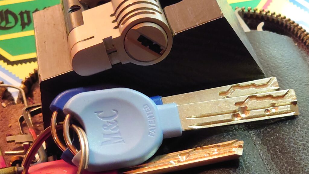 Security Tec OPEN Arthur Andreas Bühl Hamburg M & C Key Cut Lock Switzerland