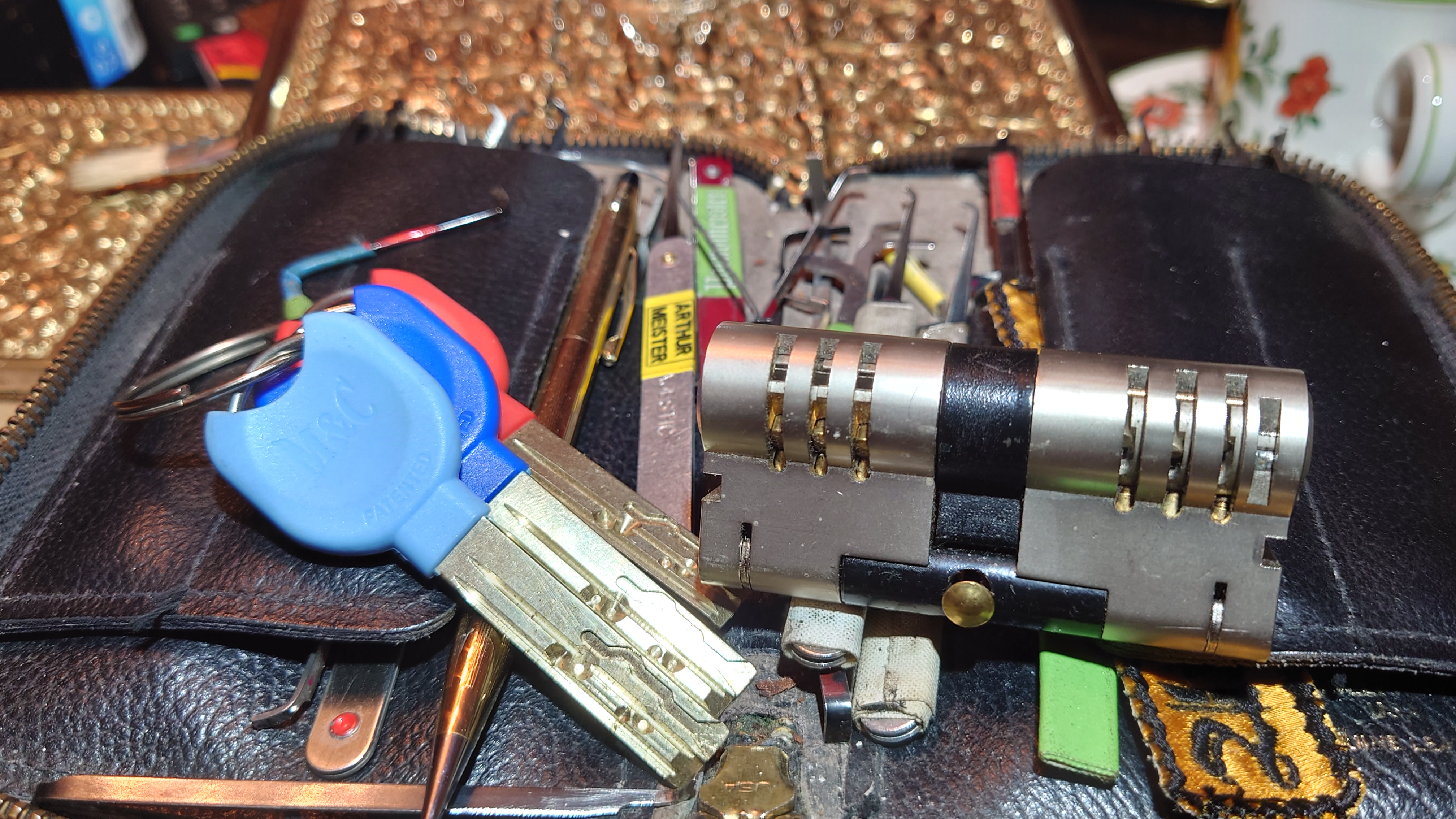 SEO Mr. Smitz NEU My Friend Harvey Mr. Smitz calls Arthurmeister in the Hasenstübchen, the Rabbit Hall und Bunny House. Yes Mr. Smitz, yes, yes really ? your Friend Harvey the Bunny want`s to komm in the Hasenstübchen ?! Ey Arkadasch, Noagerlzutzler, ey Heike II und Nachläufer, ey Strigoy du alter Aufsitzer, Mr. Smitz ist asking, if he can bring his Bunny Harvey with him into the Hasenstübchen ? All the Trinker call laut: Friend Harvey ? really, it is no Problem. Our Bunny House ist eh schon ein Irrenhaus, you know a Madhouse. We can pick your Friend Harvey. Yes, Yes ! Der Objektleiter Hannenberger läßt für Mr. Smitz die Glocke läuten ! In Arthurmeister s Jukebox by You Tube spielt Pointer Sisters: " SLOW HAND ". Mr. Smitz, it is time for your Medication now. The Rock Ola play Umberto Tozzi, yo Caminare. Yes, yes, Mr. Smitz, yes I know, yes, yes ! Oh, so amusing. Greetings to the Bunny in Beverly Hills from your Playboy, Yes, Yes, Mr. Smitz: Mrs. Friede Springer from the New`s Paper BILD et is happy. Maybe she will come with her Harvey to the Rabbit Hall, you know ! Hannenberger läutet die Glocke: Helbing und Rotkäppchen. Yes, yes Mr. Smitz, Driver Dieter takes you and your Bunny Harvey from Fuhlsbüttel. Tschüssing, i`ll greating the Detektiv`s. Yes Mr. Smitz, yes, the SEO for today is: Schwäbischer Hengst, Käppchen, you know Black Forrest and the Patsch Barracks, Stammtisch, American Lock, offen, Öffnung ohne Schlüssel. 𝐕𝐞𝐫𝐬𝐜𝐡𝐥𝐚𝐠𝐰𝐨𝐫𝐭𝐞𝐭 𝐦𝐢𝐭: 𝐀𝐫𝐭𝐡𝐮𝐫 𝐁ü𝐡𝐥, 𝐭𝐡𝐞 𝐃𝐮𝐭𝐬𝐜𝐡 𝐨𝐩𝐞𝐧 𝐋𝐨𝐜𝐤𝐩𝐢𝐜𝐤𝐢𝐧𝐠 𝐂𝐡𝐚𝐦𝐩𝐢𝐨𝐧 ! 𝐅𝐫𝐨𝐦 𝐖𝐈𝐑𝐄𝐃. Ö𝐅𝐅𝐍𝐔𝐍𝐆 𝐎𝐇𝐍𝐄 𝐒𝐂𝐇𝐋Ü𝐒𝐒𝐄𝐋, 𝐋𝐢𝐧𝐤𝐞𝐝𝐢𝐧, 𝐓𝐰𝐢𝐭𝐭𝐞𝐫 𝐗. 𝐋𝐞𝐠𝐨 𝐁𝐢𝐥𝐥𝐮𝐧𝐝 𝐋𝐞𝐠𝐨𝐥𝐚𝐧𝐝 𝗩𝗲𝗿𝘀𝗰𝗵𝗹𝗮𝗴𝘄𝗼𝗿𝘁𝗲𝘁 𝗺𝗶𝘁: 𝗔𝗿𝘁𝗵𝘂𝗿 𝗕ü𝗵𝗹, 𝘁𝗵𝗲 𝗗𝘂𝘁𝘀𝗰𝗵 𝗼𝗽𝗲𝗻 𝗟𝗼𝗰𝗸𝗽𝗶𝗰𝗸𝗶𝗻𝗴 𝗖𝗵𝗮𝗺𝗽𝗶𝗼𝗻 ! 𝗙𝗿𝗼𝗺 𝗪𝗜𝗥𝗘𝗗. Ö𝗙𝗙𝗡𝗨𝗡𝗚 𝗢𝗛𝗡𝗘 𝗦𝗖𝗛𝗟Ü𝗦𝗦𝗘𝗟, 𝗟𝗶𝗻𝗸𝗲𝗱𝗶𝗻, 𝗧𝘄𝗶𝘁𝘁𝗲𝗿 𝗫. 𝗟𝗲𝗴𝗼 𝗕𝗶𝗹𝗹𝘂𝗻𝗱 Verschlagwortet mit: Arthur Bühl, the Dutsch open Lockpicking Champion ! From WIRED. ÖFFNUNG OHNE SCHLÜSSEL, Linkedin, Twitter X. 𝔄𝔯𝔱𝔥𝔲𝔯 𝔅ü𝔥𝔩, 𝔄𝔯𝔱𝔥𝔲𝔯𝔪𝔢𝔦𝔰𝔱𝔢𝔯® Verzwetschget mit: ♥ Vokuhila, Friseur ♥ Schwäbischer Hengst, Zwetschgen Heini, Bühl er, Zwetschge, Google Earth, Mittelpunkt der Welt, Martinameisterin, Cartomanze, Scholischek, " HIGH NOON ! ". ♥ Parole Emil ! SEO LOTTO 𝔄𝔯𝔱𝔥𝔲𝔯 𝔅ü𝔥𝔩, 𝔄𝔯𝔱𝔥𝔲𝔯𝔪𝔢𝔦𝔰𝔱𝔢𝔯® Verschlagwortet mit: Arthur Bühl, Arthurmeister® Arthur ♥ Schwäbischer Hengst, Buhl, Zwetschgen Heini, Artur, Buehl er, Zwetschge, Made in Germany, Born 1961, Sympathieträger, Google Earth, Mittelpunkt der Welt, Pflaumen, Arkadasch, Datschi, ♥ Martinameisterin, Cartomanze, Scholischek, " HIGH NOON ! ", ♥ ♥ Vokuhila ♥ Parole Emil ! SEO Bühl Zwetschge ♥ 𝔄𝔯𝔱𝔥𝔲𝔯 𝔅ü𝔥𝔩, 𝔄𝔯𝔱𝔥𝔲𝔯𝔪𝔢𝔦𝔰𝔱𝔢𝔯® 𝗩𝗲𝗿𝘇𝘄𝗲𝘁𝘀𝗰𝗵𝗴𝗲𝘁 𝗺𝗶𝘁: 𝔄𝔯𝔱𝔥𝔲𝔯 𝔅ü𝔥𝔩, 𝗔𝗿𝘁𝗵𝘂𝗿𝗺𝗲𝗶𝘀𝘁𝗲𝗿, 𝗥𝗮𝘂𝗰𝗵𝗲𝗿, 𝗥𝗼𝘁𝗵 - 𝗛ä𝗻𝗱𝗹𝗲, 𝗦𝘁𝗮𝗱𝘁 𝗟𝗮𝗵𝗿 - 𝗕ü𝗵𝗹, 𝗦𝗰𝗵𝘄𝗮𝗿𝘇𝘄𝗮𝗹𝗱, 𝗕𝗹𝗮𝗰𝗸𝗳𝗼𝗿𝗲𝘀𝘁, 𝗥𝗼𝘁𝗸ä𝗽𝗽𝗰𝗵𝗲𝗻 𝘆𝗼𝘂 𝗸𝗻𝗼𝘄 𝗠𝗿. 𝗦𝗺𝗶𝘁𝘇, 𝗦𝗼𝗿𝘁𝗲 𝗦𝗰𝗵𝘄ä𝗯𝗶𝘀𝗰𝗵𝗲𝗿𝗵𝗲𝗻𝗴𝘀𝘁.𝗱𝗲 𝗶𝘀 𝗴𝗿𝗼ß𝗳𝗿𝘂𝗰𝗵𝘁𝗶𝗴 𝘂𝗻𝗱 𝘀ü𝘀𝘀. ♥ 𝗡𝗼, 𝗼𝗻𝗹𝘆 𝘄𝗼𝗺𝗮𝗻 𝗵𝗮𝘀 𝗣𝗳𝗹𝗮𝘂𝗺𝗲𝗻 ♥ 𝗞𝗹𝗲𝗶𝗻𝘁𝗶𝗲𝗿𝘇ü𝗰𝗵𝘁𝗲𝗿𝘃𝗲𝗿𝗲𝗶𝗻. 𝗗𝗶𝗲 𝗘 - 𝗠𝗮𝗶𝗹 𝗹𝗮𝘂𝘁𝗲𝘁: 𝗔𝗿𝘁𝗵𝘂𝗿𝗺𝗲𝗶𝘀𝘁𝗲𝗿@𝗔𝗿𝘁𝗵𝘂𝗿𝗺𝗲𝗶𝘀𝘁𝗲𝗿.𝗱𝗲 𝗗𝗶𝗲 𝗘 - 𝗠𝗮𝗶𝗹 𝗹𝗮𝘂𝘁𝗲𝘁: 𝗔𝗿𝘁𝗵𝘂𝗿𝗔𝗻𝗱𝗿𝗲𝗮𝘀𝗕𝘂𝗲𝗵𝗹@𝗔𝗿𝘁𝗵𝘂𝗿𝗔𝗻𝗱𝗿𝗲𝗮𝘀𝗕𝘂𝗲𝗵𝗹.𝗱𝗲 Verschlagwortet mit Bühl er Zwetschge, Zwetschgenhengst, Pflaume, plum, Erikli, prugna torta, Datschi, süss. ♥ Zwetschgen Heini verschlagwortet mit: ♥ Vokuhila, Friseur ♥ Schwäbischer Hengst, Zwetschgen Heini, Bühl er, Zwetschge, Google Earth, Mittelpunkt der Welt, Martinameisterin, Cartomanze, Scholischek, " HIGH NOON ! ". ♥ Parole Emil ! 𝔄𝔯𝔱𝔥𝔲𝔯 𝔅ü𝔥𝔩, 𝔄𝔯𝔱𝔥𝔲𝔯𝔪𝔢𝔦𝔰𝔱𝔢𝔯® In der Vitrine von Arthur Andreas Bühl, Arthurmeister sind Schlösser, Padlocks, von ABUS, BKS, CES, DOM, EVVA, Assa Abloy, Z Ikon, Kaba, Keso, ASSA, Winkhaus, Wilka, Trelock, Schmelting, Bode Panzer, Ancor Las, Drumm Geminy, Xylock, SEA, Medeco, Mul-T-Lock, Cut away, ABUS Granit, Pfaffenhain, E*S, ESS, Nemef, BAB, Babelsberg, Stasi, Diskus, WMF, Tesa, Vachette, Cisa, Wally, Rielda, Mottura, Viro, FAI, GeGe, Fichet, Bode Panzer, Tresor, Bramah, Protector, Braun`s Patent, Walomatus, Arolds, Combination Lock, Yale, Master, American Lock, Tubular, China, Indien, Aligarh, Nepal, Thailand, Zahlenschlösser, Himmelsschlüssel und noch vieles mehr, vorhanden. Alle Schliesszylinder sind Übungsmaterial für das Lockpicking. Schlagschlüssel sind auch dabei. Das Trabbi Tool, Stasi, natürlich auch. Verschlagwortet mit Buehl, Buhl, Rotkäppchen, Zwetschgenhengst, Zwetschge SEO Jahrgang 1961 Verschlagwortet mit: Arthur Bühl, Arthurmeister® Arthur ♥ Schwäbischer Hengst, Buhl, Zwetschgen Heini, Artur, Buehl er, Zwetschge, Made in Germany, Born 1961, Sympathieträger, Google Earth, Mittelpunkt der Welt, Pflaumen, Arkadasch, Datschi, ♥ Martinameisterin, Cartomanze, Scholischek, " HIGH NOON ! ", ♥ ♥ Vokuhila ♥ Parole Emil ! SEO Vitrine Alternativtext: ♥ 𝔄𝔯𝔱𝔥𝔲𝔯 𝔅ü𝔥𝔩, 𝔄𝔯𝔱𝔥𝔲𝔯𝔪𝔢𝔦𝔰𝔱𝔢𝔯®