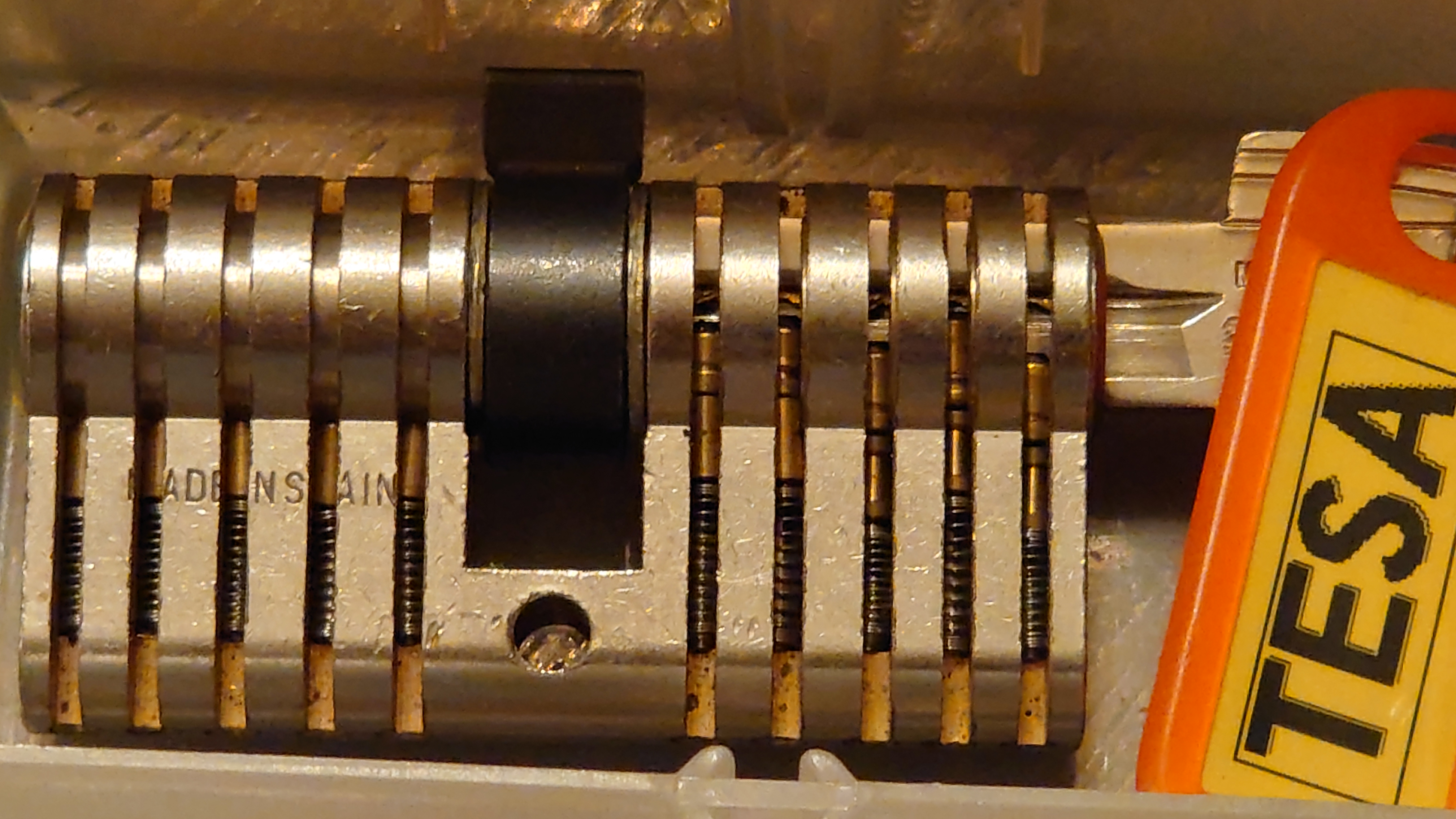 Good Morning, High Noon, guten Tag from Germany, Hamburg, mein Name ist Uschi. Die rasende Reporterin von der Bild et Zeitung. Ich konzipiere und betreue die Webseiten des Herrn Arthur Bühl, alias ARTHURMEISTER, Präsident Pornomeister SARL. Ich bemängele ihre falsche Auswahl zu den Bilder aud dem Laufband Arthurmeister " Arthur-Buehl-Arthurmeister®-Praesident ", dem Foto aus dem Laufband Pornomeister " Arthur-Buehl-Arthurmeister®-Detektiv-und-Sympathietraeger " und dem Foto des Herrn Bühl aus dem Laufband Arthur-Bühl.de " 𝔄𝔯𝔱𝔥𝔲𝔯-𝔅ue𝔥𝔩-𝔄𝔯𝔱𝔥𝔲𝔯𝔪𝔢𝔦𝔰𝔱𝔢𝔯®-Arthurmeister-beim-Friseur-vor-dem-Interview-Die-E-Mail-lautet-Sympathietraeger@Sympathietraeger.com ". Diese Lichtbilder wurden von mir zwar unter der Google Bilder - Gallerei eingepflegt, sind aber seit geraumer Zeit nicht mehr sichtbar. Deshalb habe ich die Bildbeschreibung dahingehend ergänzt, das es sich um eine private Performance Webseite handelt. Meine Anordnung dieser JPG in Ihrer Gallerie ist gewollt. Deshalb machen Sie diese Fotos aus dem Laufband Arthur Bühl und aus den Laufbändern Arthurmeister und Pornomeister wieder sichtbar. Diese Foto`s sind Bestandteil dieser Performance, wie das Grün in Ihrem geschätzten Google Logo, oder das Rot aus Ihrer geschätzten Landesflagge ! Ich würde Ihre Logo`s auch nicht entfernen ! Also: alle Foto`s und JPG `s im Internetz, wieder sichtbar machen ! Ihre Uschi, die rasende Reporterin von der Bild et Zeitung und die Macherin von Radio-Eriwan.de. Ihre Mühe sehe ich als Selbstverständlichkeit ! Gerne Grüße ich vom Stammtisch im Hasenstübchen unserem Bunny Hall. In Arthurmeister`s Jukebox haben wir für das Google - Team den Bringersound " We speak no Americano " gedrückt ! Parole Freibier für Google LLC. And greetings from Mr. Smitz.us ! 𝔄𝔯𝔱𝔥𝔲𝔯 𝔅ü𝔥𝔩, 𝔄𝔯𝔱𝔥𝔲𝔯𝔪𝔢𝔦𝔰𝔱𝔢𝔯 ® Stück Davon schwarze Katze, Zwei Katzenkopf Schlösser Zunft, Schlosser, Zunftabzeichen, Wappen, Geselle, Anstecknadel, Verbandsabzeichen, Stück Davon. Die nicht alltägliche Form eines Truhenschlossen führte dazu, das man die Schlosser im Zunftleben scherzhaft ironisierend Katzenköpfe nannte. Der Spitzname erhielt sich durch die Jahrhunderte. Und der Katzenkopf wurde damit zu einem Symbol. Er erscheint auf der Anstecknadel, die heute der Schlosser als Verbandabzeichen tragen kann. Die auf der Nadel angebrachte Inschrift " Stück Davon " erklärt sich wie folgt: Der wandernde Schlossergeselle sprach bei einem Meister um Arbeit vor. Befragt, ob er das Handwerk verstünde, antwortete er: Stück Davon ! Die zwei Worte wiesen ihn in aller Bescheidenheit als Angehörigen der Zunft aus, der bereit sei noch weiter zu lernen. DoubleBrain ® SEO für heute: Barockschlüssel, Schmiedeeisen, Halme gedreht, Bärte geschnitten, Reiden aufgesetzt, Stahlschnitttechnik, Kapelleneingerichte, Schmiedeeisen, Hohldorn, Gesenk, Pflanzenmotiv, Wappentierschmuck, geschmiedet, gepunzt, Schlüsselgriff beidseitig, halbrelief, Bekrönung auf der einen Seite als männlicher auf der anderen als weiblicher Kopf, Löwenwappen, Delphine, Schwanzflosse, Stilelemente der Reaissance, profilierter Steckhalm, Gesenke und Reide ziseliert, Griffrand, Zwei Schlangen blau angelassen, Eisenblech, Schließblech, Türrahmen, Schlosskasten, Eisenkern, französisch, Zierdecke ausgehauen, eingehauen und getrieben, Rosette, Ringgriff, Rokoko und Schlüssel, eisernes Wiener Barock Hangschloss mit Spreitzfedernverschluss, gefeilt, geschnitten und ziseliert, flacher Steckschlüssel, Eisengrundplatte und zwei Engel mit Trompete, Posaune und Blumengeranke verziert. Figuren, Schmuck, Jagdszene, Empire, Möbelschlösser, Messingzierdecken, Witwerschlüssel, Schlüsselgewalt, Symbol, Sargschlüssel, Silberschlüssel, Hohldorn, Nachbildung, Kammerherrnschlüssel, Bronce, feuervergoldet, Emblem mit Initialien der weltlichen oder kirchlichen Fürsten versehen, die sie verliehen haben. Doppeladler, Reichsapfel, Zepter und Krone, Übergabeschlüssel, magische Stilelemente, östrerreichischer Kammerherrenschlüssel mit Doppeladler, Kordeln und Quasten, Wien, Hoflieferant, Mayestät, päbstlich, ungarisch, bayerisch, in Silber gegossen, Sinsheim, Hohldornschlösser mit Eisenriegeln, Gelenkschlüssel, einfacher Schieberiegel aus Holz, klappbare Doppelschlüssel aus Tirol, Rohrhülse, Bart, Tirol, Kreuz, Herz, Schlüsselgehänge, süddeutsch, Leder, gotisch, Bügel, Tabakspfeifenschlüssel, Schlossergeselle nach bestandener Prüfung, Schlüsselgeschenketui für die Braut: Bund mit fünf Zimmer, Möbel und Kassettenschlüsseln, in der Mitte Haustorschlüssel aus einem Stück geschmiedet, geschnitten und mit Stahlstangen handpoliert auf dem vierseitigen Gesenk in Schreibschrift " Deutsches Empire ", Dreipass, Jugendstil, Doppelrohr, Hauptportal der Jesuitenkirchen Sankt Michael, Der Hammerschlüssel für Weinkeller: der ziselierte aufgesetzte Hammer diente dem Küfner zum abklopfen der Fässer und zum öffnen der Spunde, Enstehungszeit, Hoftheater, bayrisches Nationaltheater in München, Zerstörung, Kunstschlosser, Fritz Nüssel, Heinrich Pankofer, Germany, wissenschaftlich, systematisch, Schlüsselexperte, Sammler, Privatsammlung, Schlüsselzentrale München, Fachmann für Sicherheitsfragen, sachkundig, Experte, versierter Restaurator, historischer Wert, handwerkliches Geschick und seine langjährige Berufserfahrung, Anerkennung, international, Fachmann nicht nur für die Technick von Schlüsseln und Schloss, auch für künstlerische und historische Fragen. Standardwerk Europa, Übersee, offizielle Stellen, Landeskriminalamt, Bundesanwaltschaft, Keltenschlüssel, Vorchristus, Witwenschlüssel, John F. Kennedy, Weisses Haus, Schlossmuseum Velbert, gut verpackt, Pullach, Erfinder und Auror, Leidenschaft, aufschlußreiches Werrk, Memoiren, Töchter, Emmi Seifert, Marlene Nüssel, Frau Anni, Kaminkehrer, Schwanthal, Freund und Helfer der Polizei, mein Leben, Gedichte, Kaffeveranstaltung, Nachbarschaftshilfe, Essen auf Rädern, Schlüsselfigur, tausend Stücke, Keltenzeit, Christus, Kelheim, Exemplare, Ausländische Lehrlinge, Brocken, wiegt fünf Kilo, Schmucksafe, Ludwig XV 1430, Brillianten, Verona, Eisenzeit, Ägypten, Hallstadtzeit, Salzkammergut, Hallstadt Gräberfeld, Epoche, Eisenverhüttung, Salzbergbau, Gerätschaften zu exportieren, geographischer Ort am Nordende des Neuenburger Sees in der Schweiz, Pfalbauten, auf festem Land angelegte Siedlung, europäische Eisenzeit, Kelten Indogermanischen Völkergruppe, Germanen, Rhein, kämperisch, expansionsbereit, Rom, Homer, Dichter, Jugendzeit, halbdunkel, erahnbar, zivisilatorische Dokumente, Dichtung, märchenhaft schöne Gestalt, Götter treten vor uns hin, denen die mittelmerisch kleinasiatische Menschheit Wirkungen und Tätigkeiten zugedacht hat, die diesen Fabelwesen für immer Kontur verliehen haben. So tritt der Schmiedegott Hephaistos lateinisch Vulkanos vor uns hin: Rußig und edel zugleich, genial erfinderisch, ein kunstreicher Handwerkegott. Der zu den 12 Hauptgöttern der griechisch römischen Antike erzählt wird. Jupiter, Himmel, hinabgstürtzt, Entfernung der Erde von den Sternen, Insel Lemlos, Hinkefuss, Gerechtigkeit, alte Fabeln, schöne und liebenswürdige, Eheweib, Museeum of fine Arts in Boston USA, Parmenides Lehrgedicht Balanos, Hammer, Amboss, Feuer, Wasser, glühend, Metall, Hammerschlag, Gußverfahren, gewünschte Form, Holz oder Kohle, warmgeschmiedet, grobkristallin, feinkörnig, Streck und Bruchgrenze, Plinius, samische Künstler, Erzguß, Keltenschlüssel, hochkant durch einen Schlitz in der Tür gesteckt, gedreht, bis er - nun waagrecht - in die Angriffe der im Riegel gelagerten Sperrklötze eingerastet: die Sperrklötze werden angehoben, der Riegel ist entsperrt und lässt sich mit einem ledernen Zugriemen von außen auf und zu ziehen. Griechenland, lakonisch, neues Prinzip, Schlüsselträger, Kaiserzeit, Würde, Statussymbol, Römer, die punische Kriegen das Metallhandelsmonopol an sich gebracht hatten verfügten in reichem Maße über Kupfer, Zink und Zinn. Verschlußriegel, Feder, Lochkanäle, Sperrstifte, entsichert, auf oder zugeschoben, Drehschlüssel, Hangschloss, Spreitzfeder, Kulturlandschaft, Kassetten, Truhen, Türen, Tiermaskendeckel, Pferdegstalt, arabisch, Vexier, indisch, Kugel, Grundform, Volldorn, Technische Feinheit, Eleganz, Zweckgebilde in den Händen von Menschen, die bemüht sind, mit einem rauhen, kriegerischen Leben fertig zu werden, Verteidigung, bedachte Architektur, spürbar, verschlossen, Zierlichkeit, Zeitläufe, Kultur, Willen und Werkstätten in Pompji und Herkulaneum, Wachsmodell Tonmantel gebrannt, schmilzt das Wachs glühend, Nachteil, römisches Imperium, desto länger, primitive Form, Spätantik, Karolingische Kunst, Fräkisches Adelsgeschlecht, Karl der Große, Triebfeder, Höfische und Kirchliche Kreise, Monumental Kunst, Klerikale Kreise, Kulturträger, Elfenbein, Goldschmied, Goldschmiedekunst, geistig - kulturelle Erhellung, Abendland, profunde Bedeutung, Ehefrau, häusliche Gewalt, Vertrauen, Brauch, Kirchweihtag, Steiermark, geweiht, Gnadenschlüssel, Petrus - Schlüssel, Apostel, Pilger, Schenkung, Pabst Pälagius, Gregor, König Alfons von Kastilien, König Alfred, romanischer Stil, schöpferische Kraft, Kunstgewerbe, Klöster, Kostbarkeiten, kunsthandwerklich, Verfeinerung, Raffiniertheit, Formenwelt, Alltag, Kleidung, Ritterrüstung, kraftvoll, primitiv, gotische Epoche, Jan van Eick, Grammatik, Lebensstil, geläutert, gültig, Opulenz der Kleidung, Materialwert, Charme, Sakral, Phantasie, Formensprache, feinsinnig, Steinmetz, Bescheidenheit, Portal, Notre - Dame, Paris, köstlich, kostbar, Mechanismus, Entsperrungsvorgang, Fischblasen, Kreuze, Drei - und Vierpass, grotesk, meisterlich, Handwerkszeug primitiv, Gewirre, Besatzung, Tropfen Öl, rein von Hand, Prochnov, Kunstschreiner, gesunde Männer, Michael Mann, Michael Mann Kästchen, Nürnberg, Augsburg, Fürth, Wörth, Riegelwerk, sauber geätzte und vergoltdete Büchsen und Pistolen aus Eisen. Doppelmeyer, Markgraf, erlassene Strafe, Spinnenschlösser, Deckelunterseite, figürlich, kunstfertigkeit, Schlüsselloch, größere Summen harten Geldes, raffiniert, Spielerei, Kuriusität, Zeugnis, Möbel, Bombast, Schwulst, Liebe, Zäsur, Dreißigjähriger Krieg, Mutter Courage, Armut, Schichten in Deutschland, Reformation, patetisch, Phänomen, Ornament, Pierre Frommerie, Sedan, Berlin, Ebenholz, Emaill, monumental, Signatur, Barock, Formenreichtum, gediegen, summarisch, mittelmäßig, Epochen, Werkleute, Halskette, Mayestät, Spanien, Revolution, Mittelalter, feierlich, Feind, Öffnung der Tore, Kapitulation, Schlüsselsoldat, Mitglied der päbstlichen Schweizer Garde, Pabstwappen, abfällige Bedeutung, Stadtwappen Tabackspfeife, Vierkant, Dolch, Pistolenschlüssel, geheime Nachrichten, Siegel, Hammerschlüssel für einen Weinkeller, Liebende, Angebetete, Ritter, Kreuzzug, Heiliges Land, Kreuzritter, Ehefrau, Märchen, arges oder schönes, es will scheinen, das eine Welt ohne Schlüssel nicht denkbar ist, Paris, Turenschloss, Schlossfalle, Konstruktion, Luxus, Verschwendungssucht, Kleinod, Brilliant, Maillard, König Stanislas, Ballkongitter, Pastellportrait, Museeum der Stadt Nancy, spirituell Sonnenkönig, Prinz Eugen von Savojen, den sublimen Geist seiner Epoche, General Feldmarschall Prinz Freund der Musen, Besieger der Türken, Zunftbuch, Balthasar, Gitter, Porzellan, hochkultiviert, Degengriff, Münchener Hof, Wittelsbach, Gesamtkunstwerk, Johann Joachim Winckelmann, Kleidermode, Reifrock, Schnürrleibchen, Wohnkultur, Neoklassizismus, Möbel, Chubb, Bramah, Inselstaat, Engländer, Ungarn, Italiener, Tossi, Yale, Hobbs, Aber die Bemühungen um immer neue vergrößerte Sicherheit im Bereich des Schlosses gingen weiter. Man glaubte vorübergehend das non plus ultra Sicherheitsschloss konstruiert zu haben und zwar kühn genug, Geldpreise für denjenigen auszusetzen, dem es gelingen würde, diese neuartigen Schlösser aufzusperren. Überraschend geschah das dank der Fertigkeit des Amerikaners Hobbs 1853. Seine Medtode des Aufsperrens ist in der Fachwelt als Hobbsches Öffnungsverfahren bekannt. Es wurde mit Erfolg publiziert, das Kriminelle Hinweise zum Öffnen der Sicherheitsschlösser erhielten. Linus Yale, Fallstiftriegelschlösser, der Ägypter, Assyrer, Babyloner, Yale Zylinder, C.E. Schulte in Velbert, Kromer Protector Schloss 1871, Hahn AG, Karl Zeiss, BKS, Boge und Kasten Solingen, Koloss von Roddos, Byzanz, Konstantinopel, Moschee, Kirche, Schlüsseltyp, Kaufmann, Herkunft, Herzblatt, Kurfürst, Alltagsgebrauch. Die Schönheit der Welt. Die Kraft, die menschlichen Schöpfergeist gewahr werden lässt. Die beiden Schlüssel in der Hand des heiligen Petrus geben diesem die Macht, die Pforten des Himmels zu öffnen. Der Schlüssel ist ein christliches Symbol, er ist aber auch das Inbild menschlichen Schöpfergeistes und als solches steht er in unmittelbarer Beziehung zu der Arbeitswelt des Sammlers Heinrich Pankofer. Doblebrain ® gibt vor: Mehr SEO ! ! !