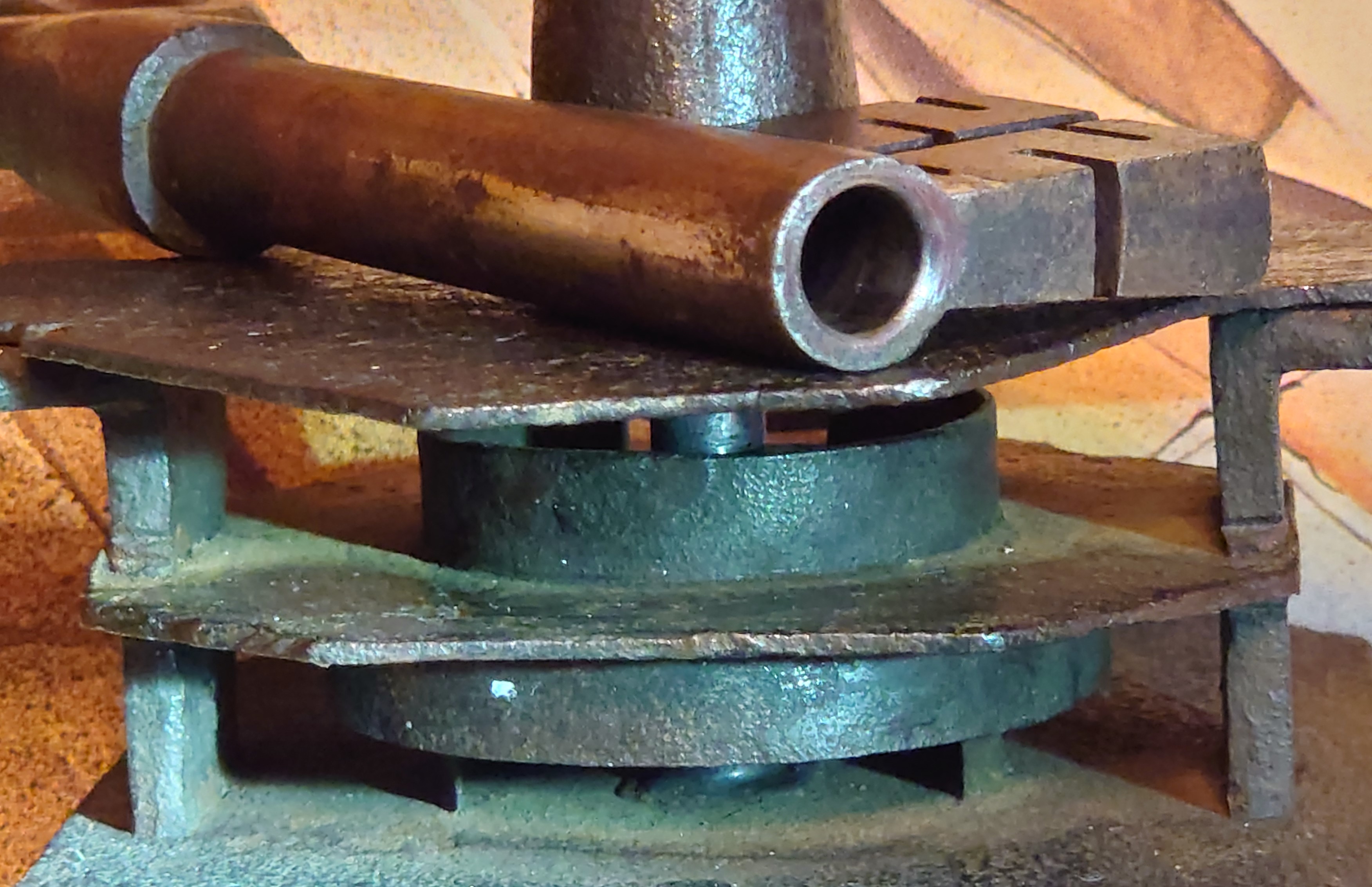 𝔄𝔯𝔱𝔥𝔲𝔯 𝔅ü𝔥𝔩, 𝔄𝔯𝔱𝔥𝔲𝔯𝔪𝔢𝔦𝔰𝔱𝔢𝔯 ® 𝔄𝔯𝔱𝔥𝔲𝔯 𝔅ü𝔥𝔩, 𝔄𝔯𝔱𝔥𝔲𝔯𝔪𝔢𝔦𝔰𝔱𝔢𝔯 ® Stück Davon schwarze Katze, Zwei Katzenkopf Schlösser Zunft, Schlosser, Zunftabzeichen, Wappen, Geselle, Anstecknadel, Verbandsabzeichen, Stück Davon. Die nicht alltägliche Form eines Truhenschlossen führte dazu, das man die Schlosser im Zunftleben scherzhaft ironisierend Katzenköpfe nannte. Der Spitzname erhielt sich durch die Jahrhunderte. Und der Katzenkopf wurde damit zu einem Symbol. Er erscheint auf der Anstecknadel, die heute der Schlosser als Verbandabzeichen tragen kann. Die auf der Nadel angebrachte Inschrift " Stück Davon " erklärt sich wie folgt: Der wandernde Schlossergeselle sprach bei einem Meister um Arbeit vor. Befragt, ob er das Handwerk verstünde, antwortete er: Stück Davon ! Die zwei Worte wiesen ihn in aller Bescheidenheit als Angehörigen der Zunft aus, der bereit sei noch weiter zu lernen. DoubleBrain ® SEO für heute: Barockschlüssel, Schmiedeeisen, Halme gedreht, Bärte geschnitten, Reiden aufgesetzt, Stahlschnitttechnik, Kapelleneingerichte, Schmiedeeisen, Hohldorn, Gesenk, Pflanzenmotiv, Wappentierschmuck, geschmiedet, gepunzt, Schlüsselgriff beidseitig, halbrelief, Bekrönung auf der einen Seite als männlicher auf der anderen als weiblicher Kopf, Löwenwappen, Delphine, Schwanzflosse, Stilelemente der Reaissance, profilierter Steckhalm, Gesenke und Reide ziseliert, Griffrand, Zwei Schlangen blau angelassen, Eisenblech, Schließblech, Türrahmen, Schlosskasten, Eisenkern, französisch, Zierdecke ausgehauen, eingehauen und getrieben, Rosette, Ringgriff, Rokoko und Schlüssel, eisernes Wiener Barock Hangschloss mit Spreitzfedernverschluss, gefeilt, geschnitten und ziseliert, flacher Steckschlüssel, Eisengrundplatte und zwei Engel mit Trompete, Posaune und Blumengeranke verziert. Figuren, Schmuck, Jagdszene, Empire, Möbelschlösser, Messingzierdecken, Witwerschlüssel, Schlüsselgewalt, Symbol, Sargschlüssel, Silberschlüssel, Hohldorn, Nachbildung, Kammerherrnschlüssel, Bronce, feuervergoldet, Emblem mit Initialien der weltlichen oder kirchlichen Fürsten versehen, die sie verliehen haben. Doppeladler, Reichsapfel, Zepter und Krone, Übergabeschlüssel, magische Stilelemente, östrerreichischer Kammerherrenschlüssel mit Doppeladler, Kordeln und Quasten, Wien, Hoflieferant, Mayestät, päbstlich, ungarisch, bayerisch, in Silber gegossen, Sinsheim, Hohldornschlösser mit Eisenriegeln, Gelenkschlüssel, einfacher Schieberiegel aus Holz, klappbare Doppelschlüssel aus Tirol, Rohrhülse, Bart, Tirol, Kreuz, Herz, Schlüsselgehänge, süddeutsch, Leder, gotisch, Bügel, Tabakspfeifenschlüssel, Schlossergeselle nach bestandener Prüfung, Schlüsselgeschenketui für die Braut: Bund mit fünf Zimmer, Möbel und Kassettenschlüsseln, in der Mitte Haustorschlüssel aus einem Stück geschmiedet, geschnitten und mit Stahlstangen handpoliert auf dem vierseitigen Gesenk in Schreibschrift " Deutsches Empire ", Dreipass, Jugendstil, Doppelrohr, Hauptportal der Jesuitenkirchen Sankt Michael, Der Hammerschlüssel für Weinkeller: der ziselierte aufgesetzte Hammer diente dem Küfner zum abklopfen der Fässer und zum öffnen der Spunde, Enstehungszeit, Hoftheater, bayrisches Nationaltheater in München, Zerstörung, Kunstschlosser, Fritz Nüssel, Heinrich Pankofer, Germany, wissenschaftlich, systematisch, Schlüsselexperte, Sammler, Privatsammlung, Schlüsselzentrale München, Fachmann für Sicherheitsfragen, sachkundig, Experte, versierter Restaurator, historischer Wert, handwerkliches Geschick und seine langjährige Berufserfahrung, Anerkennung, international, Fachmann nicht nur für die Technick von Schlüsseln und Schloss, auch für künstlerische und historische Fragen. Standardwerk Europa, Übersee, offizielle Stellen, Landeskriminalamt, Bundesanwaltschaft, Keltenschlüssel, Vorchristus, Witwenschlüssel, John F. Kennedy, Weisses Haus, Schlossmuseum Velbert, gut verpackt, Pullach, Erfinder und Auror, Leidenschaft, aufschlußreiches Werrk, Memoiren, Töchter, Emmi Seifert, Marlene Nüssel, Frau Anni, Kaminkehrer, Schwanthal, Freund und Helfer der Polizei, mein Leben, Gedichte, Kaffeveranstaltung, Nachbarschaftshilfe, Essen auf Rädern, Schlüsselfigur, tausend Stücke, Keltenzeit, Christus, Kelheim, Exemplare, Ausländische Lehrlinge, Brocken, wiegt fünf Kilo, Schmucksafe, Ludwig XV 1430, Brillianten, Verona, Eisenzeit, Ägypten, Hallstadtzeit, Salzkammergut, Hallstadt Gräberfeld, Epoche, Eisenverhüttung, Salzbergbau, Gerätschaften zu exportieren, geographischer Ort am Nordende des Neuenburger Sees in der Schweiz, Pfalbauten, auf festem Land angelegte Siedlung, europäische Eisenzeit, Kelten Indogermanischen Völkergruppe, Germanen, Rhein, kämperisch, expansionsbereit, Rom, Homer, Dichter, Jugendzeit, halbdunkel, erahnbar, zivisilatorische Dokumente, Dichtung, märchenhaft schöne Gestalt, Götter treten vor uns hin, denen die mittelmerisch kleinasiatische Menschheit Wirkungen und Tätigkeiten zugedacht hat, die diesen Fabelwesen für immer Kontur verliehen haben. So tritt der Schmiedegott Hephaistos lateinisch Vulkanos vor uns hin: Rußig und edel zugleich, genial erfinderisch, ein kunstreicher Handwerkegott. Der zu den 12 Hauptgöttern der griechisch römischen Antike erzählt wird. Jupiter, Himmel, hinabgstürtzt, Entfernung der Erde von den Sternen, Insel Lemlos, Hinkefuss, Gerechtigkeit, alte Fabeln, schöne und liebenswürdige, Eheweib, Museeum of fine Arts in Boston USA, Parmenides Lehrgedicht Balanos, Hammer, Amboss, Feuer, Wasser, glühend, Metall, Hammerschlag, Gußverfahren, gewünschte Form, Holz oder Kohle, warmgeschmiedet, grobkristallin, feinkörnig, Streck und Bruchgrenze, Plinius, samische Künstler, Erzguß, Keltenschlüssel, hochkant durch einen Schlitz in der Tür gesteckt, gedreht, bis er - nun waagrecht - in die Angriffe der im Riegel gelagerten Sperrklötze eingerastet: die Sperrklötze werden angehoben, der Riegel ist entsperrt und lässt sich mit einem ledernen Zugriemen von außen auf und zu ziehen. Griechenland, lakonisch, neues Prinzip, Schlüsselträger, Kaiserzeit, Würde, Statussymbol, Römer, die punische Kriegen das Metallhandelsmonopol an sich gebracht hatten verfügten in reichem Maße über Kupfer, Zink und Zinn. Verschlußriegel, Feder, Lochkanäle, Sperrstifte, entsichert, auf oder zugeschoben, Drehschlüssel, Hangschloss, Spreitzfeder, Kulturlandschaft, Kassetten, Truhen, Türen, Tiermaskendeckel, Pferdegstalt, arabisch, Vexier, indisch, Kugel, Grundform, Volldorn, Technische Feinheit, Eleganz, Zweckgebilde in den Händen von Menschen, die bemüht sind, mit einem rauhen, kriegerischen Leben fertig zu werden, Verteidigung, bedachte Architektur, spürbar, verschlossen, Zierlichkeit, Zeitläufe, Kultur, Willen und Werkstätten in Pompji und Herkulaneum, Wachsmodell Tonmantel gebrannt, schmilzt das Wachs glühend, Nachteil, römisches Imperium, desto länger, primitive Form, Spätantik, Karolingische Kunst, Fräkisches Adelsgeschlecht, Karl der Große, Triebfeder, Höfische und Kirchliche Kreise, Monumental Kunst, Klerikale Kreise, Kulturträger, Elfenbein, Goldschmied, Goldschmiedekunst, geistig - kulturelle Erhellung, Abendland, profunde Bedeutung, Ehefrau, häusliche Gewalt, Vertrauen, Brauch, Kirchweihtag, Steiermark, geweiht, Gnadenschlüssel, Petrus - Schlüssel, Apostel, Pilger, Schenkung, Pabst Pälagius, Gregor, König Alfons von Kastilien, König Alfred, romanischer Stil, schöpferische Kraft, Kunstgewerbe, Klöster, Kostbarkeiten, kunsthandwerklich, Verfeinerung, Raffiniertheit, Formenwelt, Alltag, Kleidung, Ritterrüstung, kraftvoll, primitiv, gotische Epoche, Jan van Eick, Grammatik, Lebensstil, geläutert, gültig, Opulenz der Kleidung, Materialwert, Charme, Sakral, Phantasie, Formensprache, feinsinnig, Steinmetz, Bescheidenheit, Portal, Notre - Dame, Paris, köstlich, kostbar, Mechanismus, Entsperrungsvorgang, Fischblasen, Kreuze, Drei - und Vierpass, grotesk, meisterlich, Handwerkszeug primitiv, Gewirre, Besatzung, Tropfen Öl, rein von Hand, Prochnov, Kunstschreiner, gesunde Männer, Michael Mann, Michael Mann Kästchen, Nürnberg, Augsburg, Fürth, Wörth, Riegelwerk, sauber geätzte und vergoltdete Büchsen und Pistolen aus Eisen. Doppelmeyer, Markgraf, erlassene Strafe, Spinnenschlösser, Deckelunterseite, figürlich, kunstfertigkeit, Schlüsselloch, größere Summen harten Geldes, raffiniert, Spielerei, Kuriusität, Zeugnis, Möbel, Bombast, Schwulst, Liebe, Zäsur, Dreißigjähriger Krieg, Mutter Courage, Armut, Schichten in Deutschland, Reformation, patetisch, Phänomen, Ornament, Pierre Frommerie, Sedan, Berlin, Ebenholz, Emaill, monumental, Signatur, Barock, Formenreichtum, gediegen, summarisch, mittelmäßig, Epochen, Werkleute, Halskette, Mayestät, Spanien, Revolution, Mittelalter, feierlich, Feind, Öffnung der Tore, Kapitulation, Schlüsselsoldat, Mitglied der päbstlichen Schweizer Garde, Pabstwappen, abfällige Bedeutung, Stadtwappen Tabackspfeife, Vierkant, Dolch, Pistolenschlüssel, geheime Nachrichten, Siegel, Hammerschlüssel für einen Weinkeller, Liebende, Angebetete, Ritter, Kreuzzug, Heiliges Land, Kreuzritter, Ehefrau, Märchen, arges oder schönes, es will scheinen, das eine Welt ohne Schlüssel nicht denkbar ist, Paris, Turenschloss, Schlossfalle, Konstruktion, Luxus, Verschwendungssucht, Kleinod, Brilliant, Maillard, König Stanislas, Ballkongitter, Pastellportrait, Museeum der Stadt Nancy, spirituell Sonnenkönig, Prinz Eugen von Savojen, den sublimen Geist seiner Epoche, General Feldmarschall Prinz Freund der Musen, Besieger der Türken, Zunftbuch, Balthasar, Gitter, Porzellan, hochkultiviert, Degengriff, Münchener Hof, Wittelsbach, Gesamtkunstwerk, Johann Joachim Winckelmann, Kleidermode, Reifrock, Schnürrleibchen, Wohnkultur, Neoklassizismus, Möbel, Chubb, Bramah, Inselstaat, Engländer, Ungarn, Italiener, Tossi, Yale, Hobbs, Aber die Bemühungen um immer neue vergrößerte Sicherheit im Bereich des Schlosses gingen weiter. Man glaubte vorübergehend das non plus ultra Sicherheitsschloss konstruiert zu haben und zwar kühn genug, Geldpreise für denjenigen auszusetzen, dem es gelingen würde, diese neuartigen Schlösser aufzusperren. Überraschend geschah das dank der Fertigkeit des Amerikaners Hobbs 1853. Seine Medtode des Aufsperrens ist in der Fachwelt als Hobbsches Öffnungsverfahren bekannt. Es wurde mit Erfolg publiziert, das Kriminelle Hinweise zum Öffnen der Sicherheitsschlösser erhielten. Linus Yale, Fallstiftriegelschlösser, der Ägypter, Assyrer, Babyloner, Yale Zylinder, C.E. Schulte in Velbert, Kromer Protector Schloss 1871, Hahn AG, Karl Zeiss, BKS, Boge und Kasten Solingen, Koloss von Roddos, Byzanz, Konstantinopel, Moschee, Kirche, Schlüsseltyp, Kaufmann, Herkunft, Herzblatt, Kurfürst, Alltagsgebrauch. Die Schönheit der Welt. Die Kraft, die menschlichen Schöpfergeist gewahr werden lässt. Die beiden Schlüssel in der Hand des heiligen Petrus geben diesem die Macht, die Pforten des Himmels zu öffnen. Der Schlüssel ist ein christliches Symbol, er ist aber auch das Inbild menschlichen Schöpfergeistes und als solches steht er in unmittelbarer Beziehung zu der Arbeitswelt des Sammlers Heinrich Pankofer. Doblebrain ® gibt vor: Mehr SEO ! ! ! Bühl. Arthur Andreas Bühl. Der Sympathieträger ist in Stuttgart, Baden - Württemberg geboren. Der Detektiv lebt in HAM. H1 Text: Der SEO schreibt: 𝔄𝔯𝔱𝔥𝔲𝔯 𝔅ü𝔥𝔩, 𝔄𝔯𝔱𝔥𝔲𝔯𝔪𝔢𝔦𝔰𝔱𝔢𝔯® Bühl, Arthur, Jahrgang 1961, Made in Germany, Detektiv or Private Investigator how Mr. Smitz from the PLAYBOY, Beverly Hills, say`s. Yes Mr. Smitz i will send you the Photo Arthurmeister`s F 1, Jacket for your LeporelloUS. to your E - Mail Mr.Smitz@Mr.Smitz.us. Ok, Mr. Smitz. Mr. Smitz do you know what Google Earth is ? Take BÜHL Arthur, only by Google Earth, you know ? have done it ? Yes Google will show you my Panel superfast. Cool, Arthurmeister, cool. Yes Mr. Smitz, this can i do for you too ! Yes with SEO. Yes, yes, i have Arkadasch erklärt, sein Erikli pasta is not so genial. Der beste Zwetschgenkuchen, you know plum tart, is from the Stadt Bühl. Not laughing in the USA. Bühl is a City like my Name. And the People in this City called it: Zwetschgendatschi ! you know. This is the world best plumcake. Yes Datschi. Yes, Stadt Bühl is near Baden - Baden, the Casino, you know ! Yes. Baden-Württemberg. You must know there is since 1927 the traditionell Zwetschgenfest. And there ist the Zwetschgenkönigin ! Mr. Smitz, my Ur Ur Ur Ur Grandfather is born in Bühl. My Great Grand Grand Mother where also born in the town Bühl. Their profession was Zwetschgenpicker. Not Lockpicker, Zwetschgen / Plum Picker. And Rüttler. Oh, really ! Yes, Yes. And since this time the name of the family Bühl from the Stadt Bühl is: Yes you know - Buehl. Yes i will give Greetings from you to Mrs. Friede Springer from the Newspaper BILD et. Yes, the Elbphilharmonie is in Betrieb. OH, Mr. Smitz, greeting´s to you from Joe Asbbery, NBA, you know. Tomorrow we will meet us in the Hasenstübchen, our Rabbit Hall. For Lockpicking und Beer. Call you. Parole Emil ! H1 Text: Der SEO schreibt weiter: 𝔄𝔯𝔱𝔥𝔲𝔯 𝔅ü𝔥𝔩, 𝔄𝔯𝔱𝔥𝔲𝔯𝔪𝔢𝔦𝔰𝔱𝔢𝔯® Herr Arthur Bühl, kritischer Privatdetektiv aus der Hansestadt Hamburg, bereitet sich auf ein Interview mit der BILD et vor. Bei Babsi und Gina in Fuhlsbüttel wird ihm zuvor der Vokuhila geschnitten. Herr Arthur Bühl wurde schon in der BILD et als " Herr der Schlösser " beschrieben. " Ein bisschen Ruhe bitte " schreibt Jan Freitag von der TAZ. Er erwähnt auch eine Mustertür by Wendt. Es wird darin herumgeprökelt. Selbst Arthur Bühl, der weltbeste aus dem Lockpicker Mekka Hamburg, betreibt pures Understatement, weil er sein Schloss in nur 20 Sekunden " geknackt " hat. Charles Graeber von der Wired.com beschreibt in seinem Artikel Master Lock - Pickers do bottle Arthur Bühl " The Master of the Universe ", Arthur Bühl a private Detective of Germany open locks. Bühl`s Fabio - the - Barbarian Look stands out. He wins the Dutch Open and is now Master of the Universe. The people cry: " Arthurmeister ! booms Arthurmeister ". Mark Webber Tobias, the Author of Locks, Safes, and Security, a Police Reverence, say: Arthurmeister, that ist beautyful. " Open ! " sagt Arthurmeister ", offen ist gut, schneller offen ist besser ". " Beer !" Arthurmeister booms back and a new Champion is born. Die Welt berichtet: " Die Kunst, Schlösser ohne Schlüssel zu öffnen ". Vereinsmitbegründer und Vizepräsident Arthur Bühl trägt seine Leidenschaft schon auf der Krawatte. Sie ist rot mit gelben Schlüsseln drauf. Intern wird er ehrfürchtig " Meister Arthur " gerufen. Er hat es zum siebenfachen Deutschen Meister in verschiedenen Disziplinen geschafft. Er pickt seit der Kindheit. Sein erstes Trainingsobjekt war sein Spardosenschloss - Ein klassischer Einstieg… . Die Slate berichtet über Arthur Bühl als Lockpicking Legend. Es gibt einen Artikel Tool for Picking and Decoding by Stasi, CCC, Vortrag Berlin. Amateur Hour berichtet: Arthurmeister has " The Master Touch ". Bei den Kaba Day `s im Europa Park Rust schreibt die Pressebox: auf großes Interesse der Teilnehmer stieß auch die praktische Vorführung von Steffen Wernéry und Arthur Bühl, die gängige mechanische Schließzylinder ohne Schlüssel zerstörungsfrei öffnen. Meist in Sekundenschnelle. Auch die Chemnitzer Zeitung " Freie Presse " hat über das Lockpicking und Arthur Andreas Bühl alias Arthurmeister berichtet. Dwight Perry schreibt: Arthur Bühl has good hands ! In der Philalocksmith wird Arthur Bühl auch als Lockpicking Legend betitelt. Es gibt auch einen Beitrag, 360 Meridianos. In der Datenschleuder, CCC, wurde über ihn als Sympathieträger berichtet. Veröffentlicht unter Linkedin, Xing, Google Panel, Twitter X. In der Vitrine von Arthur Andreas Bühl, Arthurmeister® sind Schlösser, Padlocks, von ABUS, BKS, CES, DOM, EVVA, Assa Abloy, Z Ikon, Kaba, Keso, ASSA, Winkhaus, Wilka, Trelock, Schmelting, Bode Panzer, Ancor Las, Drumm Geminy, Xylock, SEA, Medeco, Mul-T-Lock, Cut away, ABUS Granit, Pfaffenhain, E*S, ESS, Nemef, BAB, Babelsberg, Stasi, Diskus, WMF, Tesa, Noch, Vachette, Cisa, Wally, Rielda, Mottura, Viro, FAI, GeGe, Fichet, Bode Panzer, Tresor, Bramah, Protector, Braun`s Patent, Walomatus, Arolds, Combination Lock, Yale, Master, American Lock, Tubular, China, Indien, Aligarh, Nepal, Thailand, Zahlenschlösser, Himmelsschlüssel und noch vieles mehr, vorhanden. Alle Schliesszylinder sind Übungsmaterial für das Lockpicking. Schlagschlüssel und so vieles mehr, sind auch dabei. Auch der Sputnik. Verschlagwortet mit: ♥ Vokuhila, Friseur ♥ Schwäbischer Hengst, Zwetschgen Heini, Bühl er, Zwetschge, Google Earth, Mittelpunkt der Welt, Martinameisterin, Cartomanze, Scholischek, " HIGH NOON ! ". ♥ Parole Emil ! Arthur Andreas Bühl, Detektiv, made in Germany, born 1961 in Stuttgart, Baden - Württemberg, living in HAM, Im Dienste der Wahrheitsfindung unterwegs, betreibt in seiner Freizeit Lockpicking aus Leidenschaft. Der mehrfache Deutsche Meister wird in der WIRED als " Master of the Universe " betitelt. In der BILD et ist der Artikel " Herr der Schlösser " abgedruckt. Im Hasenstübchen - Fuhlsbüttel, am Hasenberge, Santa Fu, wird gefeiert. Arthurmeister® stellt seinen Leporello " Der Aufmacher " vor. Der Stammtisch grölt " OFFEN ". Scholischek, Rudi, Heike I, Noagerlzutzler, Arthur und Joe Asberry, der alte NBA ler, prosten sich zu. Arthurmeister`s Jukebox auf YouTube spielt Pointer Sisters - Slow Hand ! ♥ Beim Tanzen ruft die Cartomanze " Ey du Sympthieträger ♥, komm mal her " ! SEO für heute: DETEKTIV, Arthur Bühl, Lockpicker, Deutscher Meister, pickt ABUS Padlock. 𝐀𝐫𝐭𝐡𝐮𝐫 𝐀𝐧𝐝𝐫𝐞𝐚𝐬 𝐁ü𝐡𝐥, 𝐃𝐞𝐭𝐞𝐤𝐭𝐢𝐯, 𝐦𝐚𝐝𝐞 𝐢𝐧 𝐆𝐞𝐫𝐦𝐚𝐧𝐲, 𝐛𝐨𝐫𝐧 𝟏𝟗𝟔𝟏 𝐢𝐧 𝐒𝐭𝐮𝐭𝐭𝐠𝐚𝐫𝐭, 𝐁𝐚𝐝𝐞𝐧 - 𝐖ü𝐫𝐭𝐭𝐞𝐦𝐛𝐞𝐫𝐠, 𝐥𝐢𝐯𝐢𝐧𝐠 𝐢𝐧 𝐇𝐀𝐌, 𝐈𝐦 𝐃𝐢𝐞𝐧𝐬𝐭𝐞 𝐝𝐞𝐫 𝐖𝐚𝐡𝐫𝐡𝐞𝐢𝐭𝐬𝐟𝐢𝐧𝐝𝐮𝐧𝐠 𝐮𝐧𝐭𝐞𝐫𝐰𝐞𝐠𝐬, 𝐛𝐞𝐭𝐫𝐞𝐢𝐛𝐭 𝐢𝐧 𝐬𝐞𝐢𝐧𝐞𝐫 𝐅𝐫𝐞𝐢𝐳𝐞𝐢𝐭 𝐋𝐨𝐜𝐤𝐩𝐢𝐜𝐤𝐢𝐧𝐠 𝐚𝐮𝐬 𝐋𝐞𝐢𝐝𝐞𝐧𝐬𝐜𝐡𝐚𝐟𝐭. 𝐃𝐞𝐫 𝐦𝐞𝐡𝐫𝐟𝐚𝐜𝐡𝐞 𝐃𝐞𝐮𝐭𝐬𝐜𝐡𝐞 𝐌𝐞𝐢𝐬𝐭𝐞𝐫 𝐰𝐢𝐫𝐝 𝐢𝐧 𝐝𝐞𝐫 𝐖𝐈𝐑𝐄𝐃 𝐚𝐥𝐬 " 𝐌𝐚𝐬𝐭𝐞𝐫 𝐨𝐟 𝐭𝐡𝐞 𝐔𝐧𝐢𝐯𝐞𝐫𝐬𝐞 " 𝐛𝐞𝐭𝐢𝐭𝐞𝐥𝐭. 𝐈𝐧 𝐝𝐞𝐫 𝐁𝐈𝐋𝐃 𝐞𝐭 𝐢𝐬𝐭 𝐝𝐞𝐫 𝐀𝐫𝐭𝐢𝐤𝐞𝐥 " 𝐇𝐞𝐫𝐫 𝐝𝐞𝐫 𝐒𝐜𝐡𝐥ö𝐬𝐬𝐞𝐫 " 𝐚𝐛𝐠𝐞𝐝𝐫𝐮𝐜𝐤𝐭. 𝐈𝐦 𝐇𝐚𝐬𝐞𝐧𝐬𝐭ü𝐛𝐜𝐡𝐞𝐧 - 𝐅𝐮𝐡𝐥𝐬𝐛ü𝐭𝐭𝐞𝐥, 𝐚𝐦 𝐇𝐚𝐬𝐞𝐧𝐛𝐞𝐫𝐠𝐞, 𝐒𝐚𝐧𝐭𝐚 𝐅𝐮, 𝐰𝐢𝐫𝐝 𝐠𝐞𝐟𝐞𝐢𝐞𝐫𝐭. 𝐀𝐫𝐭𝐡𝐮𝐫𝐦𝐞𝐢𝐬𝐭𝐞𝐫® 𝐬𝐭𝐞𝐥𝐥𝐭 𝐬𝐞𝐢𝐧𝐞𝐧 𝐋𝐞𝐩𝐨𝐫𝐞𝐥𝐥𝐨 " 𝐃𝐞𝐫 𝐀𝐮𝐟𝐦𝐚𝐜𝐡𝐞𝐫 " 𝐯𝐨𝐫. 𝐃𝐞𝐫 𝐒𝐭𝐚𝐦𝐦𝐭𝐢𝐬𝐜𝐡 𝐠𝐫ö𝐥𝐭 " 𝐎𝐅𝐅𝐄𝐍 ". 𝐒𝐜𝐡𝐨𝐥𝐢𝐬𝐜𝐡𝐞𝐤, 𝐑𝐮𝐝𝐢, 𝐇𝐞𝐢𝐤𝐞 𝐈, 𝐍𝐨𝐚𝐠𝐞𝐫𝐥𝐳𝐮𝐭𝐳𝐥𝐞𝐫, 𝐀𝐫𝐭𝐡𝐮𝐫 𝐮𝐧𝐝 𝐉𝐨𝐞 𝐀𝐬𝐛𝐞𝐫𝐫𝐲, 𝐝𝐞𝐫 𝐚𝐥𝐭𝐞 𝐍𝐁𝐀 𝐥𝐞𝐫, 𝐩𝐫𝐨𝐬𝐭𝐞𝐧 𝐬𝐢𝐜𝐡 𝐳𝐮. 𝐀𝐫𝐭𝐡𝐮𝐫𝐦𝐞𝐢𝐬𝐭𝐞𝐫`𝐬 𝐉𝐮𝐤𝐞𝐛𝐨𝐱 𝐚𝐮𝐟 𝐘𝐨𝐮𝐓𝐮𝐛𝐞 𝐬𝐩𝐢𝐞𝐥𝐭 𝐏𝐨𝐢𝐧𝐭𝐞𝐫 𝐒𝐢𝐬𝐭𝐞𝐫𝐬 - 𝐒𝐥𝐨𝐰 𝐇𝐚𝐧𝐝 ! ♥ 𝐁𝐞𝐢𝐦 𝐓𝐚𝐧𝐳𝐞𝐧 𝐫𝐮𝐟𝐭 𝐝𝐢𝐞 𝐂𝐚𝐫𝐭𝐨𝐦𝐚𝐧𝐳𝐞 " 𝐄𝐲 𝐝𝐮 𝐒𝐲𝐦𝐩𝐭𝐡𝐢𝐞𝐭𝐫ä𝐠𝐞𝐫 ♥, 𝐤𝐨𝐦𝐦 𝐦𝐚𝐥 𝐡𝐞𝐫 " ! 𝐒𝐄𝐎 𝐟ü𝐫 𝐡𝐞𝐮𝐭𝐞: 𝐃𝐄𝐓𝐄𝐊𝐓𝐈𝐕, 𝐀𝐫𝐭𝐡𝐮𝐫 𝐁ü𝐡𝐥, 𝐋𝐨𝐜𝐤𝐩𝐢𝐜𝐤𝐞𝐫, 𝐃𝐞𝐮𝐭𝐬𝐜𝐡𝐞𝐫 𝐌𝐞𝐢𝐬𝐭𝐞𝐫, 𝐩𝐢𝐜𝐤𝐭 𝐀𝐁𝐔𝐒 𝐏𝐚𝐝𝐥𝐨𝐜𝐤.