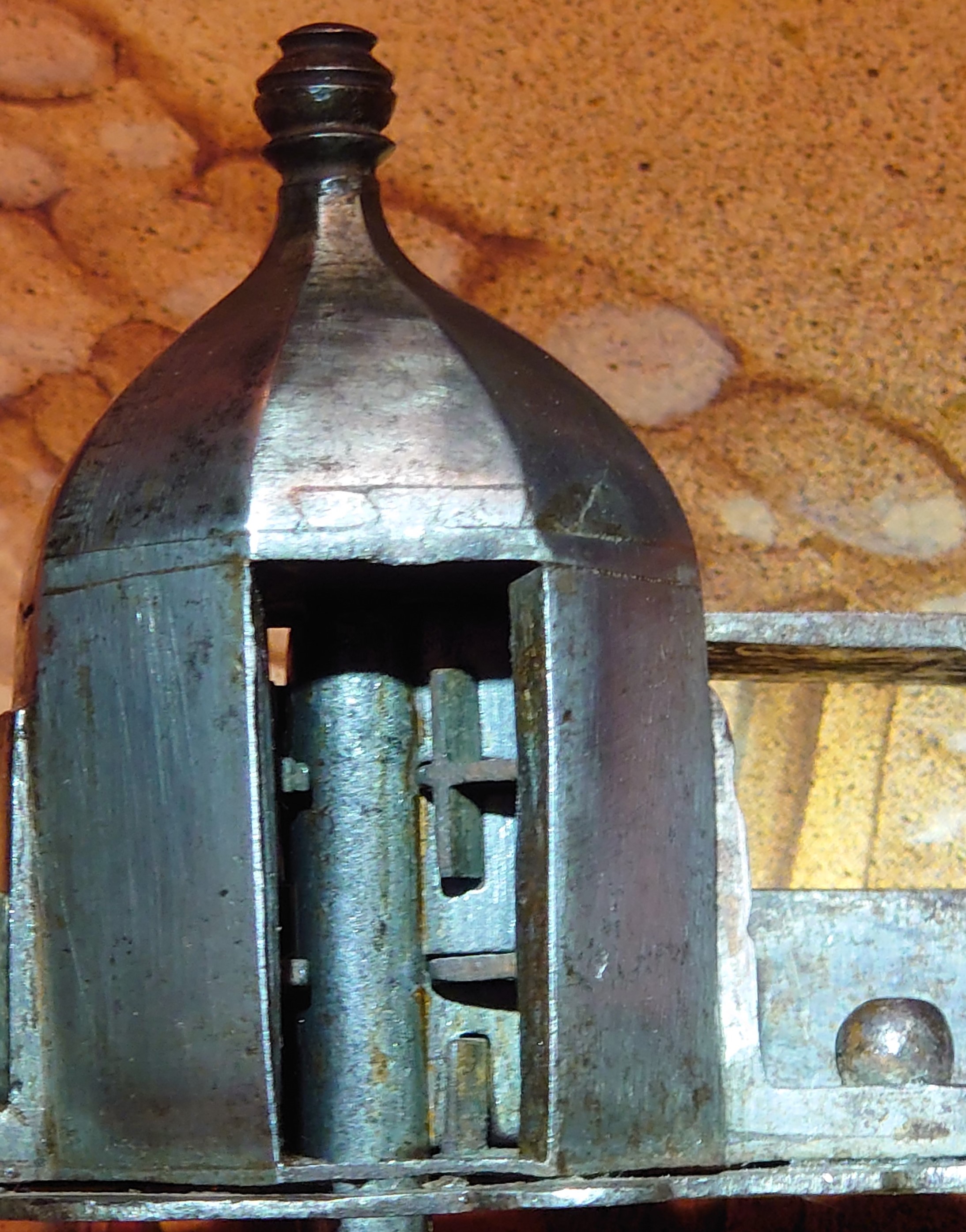 𝔄𝔯𝔱𝔥𝔲𝔯 𝔅ü𝔥𝔩, 𝔄𝔯𝔱𝔥𝔲𝔯𝔪𝔢𝔦𝔰𝔱𝔢𝔯 ® Arthurmeister007@gmail.com 𝔄𝔯𝔱𝔥𝔲𝔯 𝔅ü𝔥𝔩, 𝔄𝔯𝔱𝔥𝔲𝔯𝔪𝔢𝔦𝔰𝔱𝔢𝔯 ® Stück Davon schwarze Katze, Zwei Katzenkopf Schlösser Zunft, Schlosser, Zunftabzeichen, Wappen, Geselle, Anstecknadel, Verbandsabzeichen, Stück Davon. Die nicht alltägliche Form eines Truhenschlossen führte dazu, das man die Schlosser im Zunftleben scherzhaft ironisierend Katzenköpfe nannte. Der Spitzname erhielt sich durch die Jahrhunderte. Und der Katzenkopf wurde damit zu einem Symbol. Er erscheint auf der Anstecknadel, die heute der Schlosser als Verbandabzeichen tragen kann. Die auf der Nadel angebrachte Inschrift " Stück Davon " erklärt sich wie folgt: Der wandernde Schlossergeselle sprach bei einem Meister um Arbeit vor. Befragt, ob er das Handwerk verstünde, antwortete er: Stück Davon ! Die zwei Worte wiesen ihn in aller Bescheidenheit als Angehörigen der Zunft aus, der bereit sei noch weiter zu lernen. DoubleBrain ® SEO für heute: Barockschlüssel, Schmiedeeisen, Halme gedreht, Bärte geschnitten, Reiden aufgesetzt, Stahlschnitttechnik, Kapelleneingerichte, Schmiedeeisen, Hohldorn, Gesenk, Pflanzenmotiv, Wappentierschmuck, geschmiedet, gepunzt, Schlüsselgriff beidseitig, halbrelief, Bekrönung auf der einen Seite als männlicher auf der anderen als weiblicher Kopf, Löwenwappen, Delphine, Schwanzflosse, Stilelemente der Reaissance, profilierter Steckhalm, Gesenke und Reide ziseliert, Griffrand, Zwei Schlangen blau angelassen, Eisenblech, Schließblech, Türrahmen, Schlosskasten, Eisenkern, französisch, Zierdecke ausgehauen, eingehauen und getrieben, Rosette, Ringgriff, Rokoko und Schlüssel, eisernes Wiener Barock Hangschloss mit Spreitzfedernverschluss, gefeilt, geschnitten und ziseliert, flacher Steckschlüssel, Eisengrundplatte und zwei Engel mit Trompete, Posaune und Blumengeranke verziert. Figuren, Schmuck, Jagdszene, Empire, Möbelschlösser, Messingzierdecken, Witwerschlüssel, Schlüsselgewalt, Symbol, Sargschlüssel, Silberschlüssel, Hohldorn, Nachbildung, Kammerherrnschlüssel, Bronce, feuervergoldet, Emblem mit Initialien der weltlichen oder kirchlichen Fürsten versehen, die sie verliehen haben. Doppeladler, Reichsapfel, Zepter und Krone, Übergabeschlüssel, magische Stilelemente, östrerreichischer Kammerherrenschlüssel mit Doppeladler, Kordeln und Quasten, Wien, Hoflieferant, Mayestät, päbstlich, ungarisch, bayerisch, in Silber gegossen, Sinsheim, Hohldornschlösser mit Eisenriegeln, Gelenkschlüssel, einfacher Schieberiegel aus Holz, klappbare Doppelschlüssel aus Tirol, Rohrhülse, Bart, Tirol, Kreuz, Herz, Schlüsselgehänge, süddeutsch, Leder, gotisch, Bügel, Tabakspfeifenschlüssel, Schlossergeselle nach bestandener Prüfung, Schlüsselgeschenketui für die Braut: Bund mit fünf Zimmer, Möbel und Kassettenschlüsseln, in der Mitte Haustorschlüssel aus einem Stück geschmiedet, geschnitten und mit Stahlstangen handpoliert auf dem vierseitigen Gesenk in Schreibschrift " Deutsches Empire ", Dreipass, Jugendstil, Doppelrohr, Hauptportal der Jesuitenkirchen Sankt Michael, Der Hammerschlüssel für Weinkeller: der ziselierte aufgesetzte Hammer diente dem Küfner zum abklopfen der Fässer und zum öffnen der Spunde, Enstehungszeit, Hoftheater, bayrisches Nationaltheater in München, Zerstörung, Kunstschlosser, Fritz Nüssel, Heinrich Pankofer, Germany, wissenschaftlich, systematisch, Schlüsselexperte, Sammler, Privatsammlung, Schlüsselzentrale München, Fachmann für Sicherheitsfragen, sachkundig, Experte, versierter Restaurator, historischer Wert, handwerkliches Geschick und seine langjährige Berufserfahrung, Anerkennung, international, Fachmann nicht nur für die Technick von Schlüsseln und Schloss, auch für künstlerische und historische Fragen. Standardwerk Europa, Übersee, offizielle Stellen, Landeskriminalamt, Bundesanwaltschaft, Keltenschlüssel, Vorchristus, Witwenschlüssel, John F. Kennedy, Weisses Haus, Schlossmuseum Velbert, gut verpackt, Pullach, Erfinder und Auror, Leidenschaft, aufschlußreiches Werrk, Memoiren, Töchter, Emmi Seifert, Marlene Nüssel, Frau Anni, Kaminkehrer, Schwanthal, Freund und Helfer der Polizei, mein Leben, Gedichte, Kaffeveranstaltung, Nachbarschaftshilfe, Essen auf Rädern, Schlüsselfigur, tausend Stücke, Keltenzeit, Christus, Kelheim, Exemplare, Ausländische Lehrlinge, Brocken, wiegt fünf Kilo, Schmucksafe, Ludwig XV 1430, Brillianten, Verona, Eisenzeit, Ägypten, Hallstadtzeit, Salzkammergut, Hallstadt Gräberfeld, Epoche, Eisenverhüttung, Salzbergbau, Gerätschaften zu exportieren, geographischer Ort am Nordende des Neuenburger Sees in der Schweiz, Pfalbauten, auf festem Land angelegte Siedlung, europäische Eisenzeit, Kelten Indogermanischen Völkergruppe, Germanen, Rhein, kämperisch, expansionsbereit, Rom, Homer, Dichter, Jugendzeit, halbdunkel, erahnbar, zivisilatorische Dokumente, Dichtung, märchenhaft schöne Gestalt, Götter treten vor uns hin, denen die mittelmerisch kleinasiatische Menschheit Wirkungen und Tätigkeiten zugedacht hat, die diesen Fabelwesen für immer Kontur verliehen haben. So tritt der Schmiedegott Hephaistos lateinisch Vulkanos vor uns hin: Rußig und edel zugleich, genial erfinderisch, ein kunstreicher Handwerkegott. Der zu den 12 Hauptgöttern der griechisch römischen Antike erzählt wird. Jupiter, Himmel, hinabgstürtzt, Entfernung der Erde von den Sternen, Insel Lemlos, Hinkefuss, Gerechtigkeit, alte Fabeln, schöne und liebenswürdige, Eheweib, Museeum of fine Arts in Boston USA, Parmenides Lehrgedicht Balanos, Hammer, Amboss, Feuer, Wasser, glühend, Metall, Hammerschlag, Gußverfahren, gewünschte Form, Holz oder Kohle, warmgeschmiedet, grobkristallin, feinkörnig, Streck und Bruchgrenze, Plinius, samische Künstler, Erzguß, Keltenschlüssel, hochkant durch einen Schlitz in der Tür gesteckt, gedreht, bis er - nun waagrecht - in die Angriffe der im Riegel gelagerten Sperrklötze eingerastet: die Sperrklötze werden angehoben, der Riegel ist entsperrt und lässt sich mit einem ledernen Zugriemen von außen auf und zu ziehen. Griechenland, lakonisch, neues Prinzip, Schlüsselträger, Kaiserzeit, Würde, Statussymbol, Römer, die punische Kriegen das Metallhandelsmonopol an sich gebracht hatten verfügten in reichem Maße über Kupfer, Zink und Zinn. Verschlußriegel, Feder, Lochkanäle, Sperrstifte, entsichert, auf oder zugeschoben, Drehschlüssel, Hangschloss, Spreitzfeder, Kulturlandschaft, Kassetten, Truhen, Türen, Tiermaskendeckel, Pferdegstalt, arabisch, Vexier, indisch, Kugel, Grundform, Volldorn, Technische Feinheit, Eleganz, Zweckgebilde in den Händen von Menschen, die bemüht sind, mit einem rauhen, kriegerischen Leben fertig zu werden, Verteidigung, bedachte Architektur, spürbar, verschlossen, Zierlichkeit, Zeitläufe, Kultur, Willen und Werkstätten in Pompji und Herkulaneum, Wachsmodell Tonmantel gebrannt, schmilzt das Wachs glühend, Nachteil, römisches Imperium, desto länger, primitive Form, Spätantik, Karolingische Kunst, Fräkisches Adelsgeschlecht, Karl der Große, Triebfeder, Höfische und Kirchliche Kreise, Monumental Kunst, Klerikale Kreise, Kulturträger, Elfenbein, Goldschmied, Goldschmiedekunst, geistig - kulturelle Erhellung, Abendland, profunde Bedeutung, Ehefrau, häusliche Gewalt, Vertrauen, Brauch, Kirchweihtag, Steiermark, geweiht, Gnadenschlüssel, Petrus - Schlüssel, Apostel, Pilger, Schenkung, Pabst Pälagius, Gregor, König Alfons von Kastilien, König Alfred, romanischer Stil, schöpferische Kraft, Kunstgewerbe, Klöster, Kostbarkeiten, kunsthandwerklich, Verfeinerung, Raffiniertheit, Formenwelt, Alltag, Kleidung, Ritterrüstung, kraftvoll, primitiv, gotische Epoche, Jan van Eick, Grammatik, Lebensstil, geläutert, gültig, Opulenz der Kleidung, Materialwert, Charme, Sakral, Phantasie, Formensprache, feinsinnig, Steinmetz, Bescheidenheit, Portal, Notre - Dame, Paris, köstlich, kostbar, Mechanismus, Entsperrungsvorgang, Fischblasen, Kreuze, Drei - und Vierpass, grotesk, meisterlich, Handwerkszeug primitiv, Gewirre, Besatzung, Tropfen Öl, rein von Hand, Prochnov, Kunstschreiner, gesunde Männer, Michael Mann, Michael Mann Kästchen, Nürnberg, Augsburg, Fürth, Wörth, Riegelwerk, sauber geätzte und vergoltdete Büchsen und Pistolen aus Eisen. Doppelmeyer, Markgraf, erlassene Strafe, Spinnenschlösser, Deckelunterseite, figürlich, kunstfertigkeit, Schlüsselloch, größere Summen harten Geldes, raffiniert, Spielerei, Kuriusität, Zeugnis, Möbel, Bombast, Schwulst, Liebe, Zäsur, Dreißigjähriger Krieg, Mutter Courage, Armut, Schichten in Deutschland, Reformation, patetisch, Phänomen, Ornament, Pierre Frommerie, Sedan, Berlin, Ebenholz, Emaill, monumental, Signatur, Barock, Formenreichtum, gediegen, summarisch, mittelmäßig, Epochen, Werkleute, Halskette, Mayestät, Spanien, Revolution, Mittelalter, feierlich, Feind, Öffnung der Tore, Kapitulation, Schlüsselsoldat, Mitglied der päbstlichen Schweizer Garde, Pabstwappen, abfällige Bedeutung, Stadtwappen Tabackspfeife, Vierkant, Dolch, Pistolenschlüssel, geheime Nachrichten, Siegel, Hammerschlüssel für einen Weinkeller, Liebende, Angebetete, Ritter, Kreuzzug, Heiliges Land, Kreuzritter, Ehefrau, Märchen, arges oder schönes, es will scheinen, das eine Welt ohne Schlüssel nicht denkbar ist, Paris, Turenschloss, Schlossfalle, Konstruktion, Luxus, Verschwendungssucht, Kleinod, Brilliant, Maillard, König Stanislas, Ballkongitter, Pastellportrait, Museeum der Stadt Nancy, spirituell Sonnenkönig, Prinz Eugen von Savojen, den sublimen Geist seiner Epoche, General Feldmarschall Prinz Freund der Musen, Besieger der Türken, Zunftbuch, Balthasar, Gitter, Porzellan, hochkultiviert, Degengriff, Münchener Hof, Wittelsbach, Gesamtkunstwerk, Johann Joachim Winckelmann, Kleidermode, Reifrock, Schnürrleibchen, Wohnkultur, Neoklassizismus, Möbel, Chubb, Bramah, Inselstaat, Engländer, Ungarn, Italiener, Tossi, Yale, Hobbs, Aber die Bemühungen um immer neue vergrößerte Sicherheit im Bereich des Schlosses gingen weiter. Man glaubte vorübergehend das non plus ultra Sicherheitsschloss konstruiert zu haben und zwar kühn genug, Geldpreise für denjenigen auszusetzen, dem es gelingen würde, diese neuartigen Schlösser aufzusperren. Überraschend geschah das dank der Fertigkeit des Amerikaners Hobbs 1853. Seine Medtode des Aufsperrens ist in der Fachwelt als Hobbsches Öffnungsverfahren bekannt. Es wurde mit Erfolg publiziert, das Kriminelle Hinweise zum Öffnen der Sicherheitsschlösser erhielten. Linus Yale, Fallstiftriegelschlösser, der Ägypter, Assyrer, Babyloner, Yale Zylinder, C.E. Schulte in Velbert, Kromer Protector Schloss 1871, Hahn AG, Karl Zeiss, BKS, Boge und Kasten Solingen, Koloss von Roddos, Byzanz, Konstantinopel, Moschee, Kirche, Schlüsseltyp, Kaufmann, Herkunft, Herzblatt, Kurfürst, Alltagsgebrauch. Die Schönheit der Welt. Die Kraft, die menschlichen Schöpfergeist gewahr werden lässt. Die beiden Schlüssel in der Hand des heiligen Petrus geben diesem die Macht, die Pforten des Himmels zu öffnen. Der Schlüssel ist ein christliches Symbol, er ist aber auch das Inbild menschlichen Schöpfergeistes und als solches steht er in unmittelbarer Beziehung zu der Arbeitswelt des Sammlers Heinrich Pankofer. Doblebrain ® gibt vor: Mehr SEO ! ! ! 𝔄𝔯𝔱𝔥𝔲𝔯 𝔅ü𝔥𝔩, 𝔄𝔯𝔱𝔥𝔲𝔯𝔪𝔢𝔦𝔰𝔱𝔢𝔯 ® JOE ASBERRY Hey Joe " Asberry ", ruft F 1 Rudi vom Tresen, Prost und Stößchen ruft Heike III zum Stammtisch. Die Jukebox spielt in voller Lautstärke Mr. Bojangles. Arthurmeister, der Sympathieträger hat bay the way mit einem ABUS Padlock Joe`s Michael Air Jordan`s Basketball bag gesichert ! Auch der Michael Jordan mußte hier im Hasenstübchen das Basketball bouncing Verbot akzeptieren. Formel 1 Rudi schreit: Bouncing darf und kann hier nur ein Michael Schumacher. Die Cartomanze meint, ein Ralf Schumacher auch ! Prost Weizen, Stößchen, Käppchen, ASBERRY !!! Die Jukebox by Youtube spielt " Slow Hand ". Joe, du rascal belehre uns nicht schon wieder. Wir sind hier in der Rabbit Hall and smoking is good for your drunken head. Prosit, Cheer`s, Salute, Gin Gin, altüst, sante` und Viva ! Hoch die Tassen ! Am Tresen läutet die Glocke. Der Rotamint der blinkt. Drei Tage war der JOE krank, jetzt trinkt und raucht er wieder. Gott sei Dank ! Verschlagwortet mit: Arthur Bühl, Detektiv, the dutch open Lockpicking Champion ! From WIRED. ÖFFNUNG OHNE SCHLÜSSEL, Linkedin Joe Asberry, NBA, Twitter X. Basket Ball Bouncing Verbot, Arthurmeister, Raucher, Roth - Händle, Stadt Lahr - Bühl, Schwarzwald, Black Forest, Rötkäppchen you know Mr. Smitz, Sorte Schwäbischerhengst de is großfruchtig und süss wie UHU. Buhl er Zwetschge. No, only woman has Pflaumen ♥ Wappen Arthur Andreas Bühl, Flagge ! Wilhelm Busch ♥ 𝔄𝔯𝔱𝔥𝔲𝔯 𝔅ü𝔥𝔩, 𝔄𝔯𝔱𝔥𝔲𝔯𝔪𝔢𝔦𝔰𝔱𝔢𝔯 ® High Noon, elevener Clock, Hasenstübchen, HAM. In der Jukebox spielt: Pointer Sisters - Slow Hand, und der Tresen grölt, Arthurmeister with the Mastertouch. A Lover whit the Easy Touch ! Nochmals " Asberry " ! Hier herrscht Basketball Bouncing Verbot ! Wir sind hier nicht bei der NBA und du wirfst keinen Korb ! Du triffst den Korb ja nicht einmal. Am Tresen läutet die Glocke: Helbing und Stößchen ! Hey Pony ! Heike V drückt in Arthurmeister`s Jukebox: Die Affen rasen durch den Wald. Arthurmeister ruft: Parole Emil. Formula One Rudi grölt: Bouncing Verbot ! Asberry hat Bouncing Verbot ! Weizen ! Joe fragt Arthurmeister: Arthur my Friend, i need for my Basketball Friens from the NBA a instruction of Lockpicking. Arthur lacht: only wenn Michael Air Jordan und Michael Schuhmacher mitmachen. Pelle schreit vom Tresen: Schuhmacher ist ein Kannister Kopf. Pino kann ihn gerade noch daran hindern Marmor Stein und Eisen bricht zu drücken. Joe wünscht sich: Teddy Pendergrass - Turn Off the Lights… Ja Joe, es ist möglich eine solche Schulung auszurichten. Hierzu muß ich bei der Firma Amazon Lockpicking Set`s und Lockpicking Zubehör wie weitere Hook`s, Snakes, Rake`s und Tension Wrenches besorgen. Vorführmaterialien wie cut away Zylinder und Übungsschlösser habe ich parat. Ich zeige den E - Pick, und führe dir die Pick - Gun vor. 1 Schuss. Du verstehst. Prost ! Weizen, Stößchen`s, und Helbing für alle. Asberry und Bühl umarmen sich ! Sympathieträger halt ! In der Jukebox spielt: Element of Crime - Mittelpunkt der Welt… See You tomorrow, wir besprechen alles weitere wie: How to pick a Car. Verschlagwortet mit: Arthur Bühl, Arthurmeister® Arthur ♥ Schwäbischer Hengst, Buhl, Zwetschgen Heini, Arthur Bühl Wappen, Fahne, Buehl er Zwetschge, Made in Germany, Born 1961, Sympathieträger, Google Earth, Mittelpunkt der Welt, Pflaumen, Arkadasch, Datschi, ♥ Martinameisterin, Cartomanze, Scholischek, " HIGH NOON ! ", ♥ Vokuhila ♥ Parole Emil ! 𝔄𝔯𝔱𝔥𝔲𝔯 𝔅ü𝔥𝔩, 𝔄𝔯𝔱𝔥𝔲𝔯𝔪𝔢𝔦𝔰𝔱𝔢𝔯 ® Next Day: High Noon at 11 fer Clock: Joe Asberry der alte NBA Bouncer betritt das Hasenstübchen, ( HAM ) his Rabbit Hall ! In Arthurmeister`s Jukebox spielt: Nein nicht Hey Joe, sondern Aloe Blacc - I Need a Dollar ! Arthur Bühl spricht: gerade habe ich mit Mr. Smitz telefoniert. Joe: Smith ist ein Sammelbegriff wie Meier. Mr. Smitz you know, he is the CEO of the Magazin Playboy - Beverly Hills. Ja und der ist mein Freund. Den kenne ich über die BILD et. We have a Telefon call. Der Mr. Smitz hat dann den Mr. Jeff Bezon, ja du weißt schon, den vom Amazon Lieferservice angerufen. Er hat ihm erklärt daß ich mit dem NBA Bouncer Joe Asberry in Sachen Lockpicking einen Workshop machen möchte. Die Glocke läutet: Weizen, Helbing und Pony`s ! F 1 Rudi schreit am Tresen: Joe, laß dir lieber erklären wie du Scott Speed das laufen beibringst. Am Tresen wird es lauter: Minardi, Minardi, wir gewinnen nie ! Scott Speed, der Name geht im Gelächter unter. Pelle schreit: der Schuhmacher ist ein Kanister Kopf. Arthurmeister meint: let Michael pass for the Champions Chip ! Arthurmeister`s Jukebox spielt exclusive für Joe: Sammy Davis jr. - Mr. Bojangles ! Also Joe, der Smitz hat beim Bezos von Amazon angerufen, wir wollen einen Lockpicking Practical Kurs meistern. Der Bezos ist dann ins Amazon Head Quarter gefahren. Nein, nicht im Uber. F 1 Rudi schreit: Der Bezos fährt Ferrari. Scholischek meint: Maybach ! Also Joe, der schaut jetzt im Amazon Lager wie viele Lockpicking Tools und Jigglers er hat. Auch Pickset`s. Er sieht auch nach wie viele HPC, 2000 er Hook`s er hat. Lockpicker Beginner Sets von Majestic und Starter Sets von Mr. Peterson sagt er, hat er Massenweise auf Lager. Arkadasch sagt, sein Schwippschwager vom Neff Cousin und dessen Freund in Berlin - Kreuzberg könnten auch solche Pick Werkzeuge und Spanner herstellen. Die haben genug Schwarz Arbeiter. Die Sympathieträger Bühl und Asberry prosten sich genüsslich zu. Weizen ! Die Cartomanze die alte Kartenlegerin meint sie könne auch spooxe anrufen. Der Noagerlzutzler meint: Ihr Deppen, auf Berlin mußt du jahrelang warten. Heike IV ruft Stößchen ! Der Pino Frank lallt: Die Rautenfotzen bleiben für immer in der zweiten Liga. Joe ich bin mir sicher der hat auch Master bzw. Meister Lock`s. Die sind für eine Testrunde gut. Ja, die Dinger heißen Master Padlock ! OPEN ! Beer ! Nicht zu verwechseln mit Medeco ! Arthur läßt in der Jukebox im Bunny Hall TSOP spielen. The top Sound of Philladelphia ! Prost, Stößchen ! Pelle läutet auch die Glocke: Prost, Stößchen`s, Pony`s ! Dafür darf er auch für einen Heiermann: Heino - Caramba, Caracho ein Whisky drücken. Ja, Joe, aber kein Bouncing ! Der läßt die Sachen via Airforce Seattle to HAM liefern. Du weißt wie schnell Amazon liefert ! Sir Washi meint: Amazon sei so schnell wie Scott Speed. Alle lachen: Wenn er nicht wieder in die Mauer fährt ! Verschlagwortet mit: Arthur Bühl, Arthurmeister® Arthur ♥ Schwäbischer Hengst, Buhl, Zwetschgen Heini, Arthur Bühl, Wappen, FLagger, Buehl er Zwetschge, Made in Germany, Born 1961, Sympathieträger, Google Earth, Mittelpunkt der Welt, Pflaumen, Arkadasch, Datschi, ♥ Martinameisterin, Cartomanze, Scholischek, " HIGH NOON ! ", ♥ Vokuhila ♥ Parole Emil ! ! 𝔄𝔯𝔱𝔥𝔲𝔯 𝔅ü𝔥𝔩, 𝔄𝔯𝔱𝔥𝔲𝔯𝔪𝔢𝔦𝔰𝔱𝔢𝔯 ® 11.30 High Noon im Hasenstübchen. Der Hannenberger hat die Frikadellen fertig. Senf kommt aus dem Glas. In Arthurmeister`s Jukebox spielt: Santana - Fleur da Luna. Am Stammtisch diskutieren Bühl und Asberry über Lockpicking und Präsentationen: Arthurmeister erhält einen Anruf über die 007. OH, Mr. Smitz, nice to hear you from Beverly Hill`s. OH, What ! The Airplane from Jeff Bezos, Amazon is on HAM landed ! YES, Mr. Smitz, nice to hear this Song. Slowly Arthurmeister: There is a little Problem with the Custom. Mr. Smitz ! this is not really a Problem. HAM is four Minutes from the Hasenstübchen away. I will send Taxi - Dieter. He knows there a Hintereingang, a Backdoor, you know ! I call you back. Yes, yes, Außer Regen nicht viel gewesen. Greetings to Mr. Bezos. Tell him thank you for the Support. From Stammtisch too. Arthurmeister`s Jukebox spielt: Rucki - Zucki ! Die Frikadellen vom Hannenberger schmecken jetzt auch ohne Senf. Prost, Stößchen, Weizen, Helbing und für den Noagerlzutzler ein frisches vom Faß. Die Jukebox spielt: Die Five Tops - Warte auf das Glück ! 2 Stößchen später kommt Taxi Dieter zurück in den Bunny Hall ! Oh, OH, der Zoll, eH ! Als die mich gesehen haben war der Fisch geschuppt. Die haben mir beim Einladen geholfen. 5 Pakete a`50 Kilo ! Eine viertel Tonne. Ich durfte auch den Zoll zum Lockpicking Event einladen. Tragen helfen !! Stößchen, Pony, nö, heute Käppchen ! Die Jukebox spielt: Element of Crime - Am Ende denk ich immer nur an dich ! Mr. Smitz ! you are the best ! Greetings to all Smith in the USA. Yes, Yes, Mr. Smitz, Yes. I make greetings to Friede Springer from the BILD et; Ronzheimer too. Yes, Yes, und greetings for Mrs. Quandt. If Bezos will, i can show him on the Lockpicking Demonstration how easy he can pick a BMW whit a Key Blank. Yes, Yes, Mr. Smitz ! 3 Seconds ! OFFEN, OPEN, APERTO ! schreit Giovanni und will Chianti. Bei Fiat und Ferrari Modellen ist es so ähnlich. Bei manchen brauchst du aber ein polito, ja, Nagelfeile. Prost Chianti. Yes Mr. Smitz, die Ring bell`s, Hells Bells, die Glocke klingelt, you know ! We call in time. F 1 Rudi schreit: Hülkenberg ! Giovanni schreit: Giacomo Agostini ! Joe schreit: Scott Speed ! Arthurmeister`s Jukebox spielt: The Pointer Sisters - SLOW HAND, Arthurmeister the lover with the Mastertouch ! Arkadasch bekommt von Bühl Raki ericli Plum, Sorte Schwäbischer Hengst ! Prost Zwetschgenkönigin ! In der Vitrine von Arthur Andreas Bühl, Arthurmeister sind Schlösser, Padlocks, von ABUS, Master, BKS, CES, DOM, EVVA, Assa Abloy, Z Ikon, Kaba, Keso, ASSA, Winkhaus, Wilka, Trelock, Schmelting, Bode Panzer, Ancor Las, Drumm Geminy, Xylock, SEA, Medeco, Mul-T-Lock, Cut away, ABUS Granit, Pfaffenhain, E*S, ESS, Nemef, BAB, Babelsberg, Stasi, Diskus, WMF, Tesa, Vachette, Cisa, Wally, Rielda, Mottura, Viro, FAI, GeGe, Fichet, Bode Panzer, Tresor, Bramah, Protector, Braun`s Patent, Walomatus, Arolds, Combination Lock, Yale, Master, American Lock, Tubular, China, Indien, Aligarh, Nepal, Thailand, Zahlenschlösser, Himmelsschlüssel und noch vieles mehr, vorhanden. Alle Schliesszylinder sind Übungsmaterial für das Lockpicking. Schlagschlüssel sind auch dabei. Das Trabbi Tool, Stasi, natürlich auch. Das Wappen Arthur Andreas Bühl ist angebracht ! Die Flagge weht im Hasenstübchen. KI Satz zum Einfügen: Notiz: Alle SEO Texte wurden mittels einer ♥ KI ( Künstliche Intelligenz ) der Firma Doublebrain ®, ( ges. gesch. DPMA, Berlin, Reg.-Nr. 302022224017 ) ( Die E - Mail lautet: Doppelhirn@Doublebrain.de ) und doppeltem Helbing aus dem Leporello: " Arthurmeister Bühl und Bouncing Joe Asberry im Hasenstübchen ", generiert. Die Jukebox spielt: Loredana Bertè - E la luna bussò. Der Reggae Auftakt ! ♥