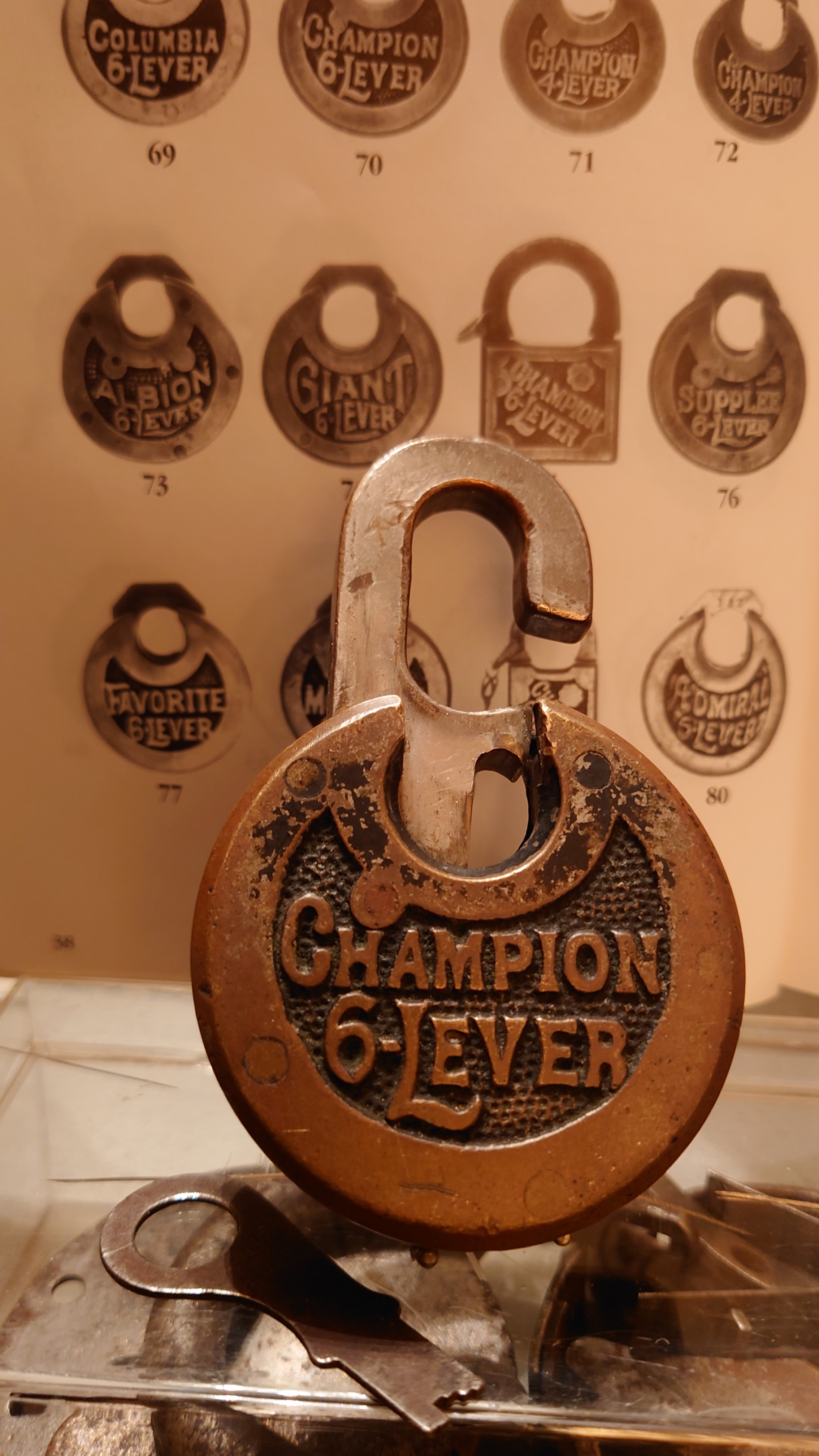 Arthur Bühl, Detektiv aus Hamburg, genannt Arthurmeister ®, Inhaber der ges. gesch. Marken: Lockpickerherz ®, Schlossherz ®, Präsident Pornomeister ® SARL int. , Sympathieträger ®, RADIO ERIWAN ®, Double Brain ®, Web Tüv ®, u.w. Der Ballon d'Or wird auch beim Lockpicking vergeben. Seit der Gründung 1997 der Sportsfreunde der Sperrtechnik wird der Ballon d'Or jährlich verliehen und gilt als eine der prestigeträchtigsten individuellen Auszeichnungen im Lockpicking: KI-worldwide.de, powerd by Arthurmeister ® Carsten Jasner, MUT PROBEN ! Das Leben ist tödlich. Aber es muß nicht sterbenslangweilig sein. In diesem Buch werde ich ab Seite 139 in dem Kapitel: Mut zur Lücke, Loch im Tresor. Todsichere Systeme und wie man sie knackt wie folgt beschrieben: Ein Mann mit Pferdeschwanz sitzt hoch konzentriert am Werktisch. Sein Blick ist ins Nichts gerichtet. Für das was er tut, braucht er seine Augen nicht, er sieht mit dem kleinen Stahlhaken zwischen seinen großen Fingern, mit denen er sich einen Weg in das Schicherheitsschloss bahnt. Er gleitet in die ölige Innenwelt, ertastet Wände, Widerstände, Ausbuchtungen. Er fühlt schließlich die genaue Position der Stifte, rastet einen nach dem anderen ein. Diese Momente, sagt der Zweimeter mann, seien " Vorboten zum Orgasmus " ! Arthur Bühl, von seinen zahlreichen Bewunderern " ARTHURMEISTER " genannt, ist einer der Besten bei den Sportsfreunden der Sperrtechnik, einem Verein in dem sich bundesweit rund fünfzehnhundert Mitglieder in sechzehn Ortsgruppen treffen, um in ihrer Freizeit Schlösser zu knacken. Ins Leben gerufen hat den Verein Arthur Bühl und sein Freund Steffen Wernèry, ein Mitbegründer des Caos Computer Club. Digital hacken oder analog knacken - für Wernèry gibt es da keinen Unterschied. Hier wie da treibt ihn der rebellische Reiz, Lücken im System zu finden, die Verkäufer als todsicher preisen. " Doch sicher ist nur, daß alles aufgeht " ! Dafür sort die Lust, die jeder kennt: Schatzkammern zu betreten, Geheimnisse zu entschlüsseln, Widerstände zu überwinden, Verbotenes zu tun, sich Zugang zu veerbogenen Ecken und Winkeln zu verschaffen. Die " Sportsfreunde " treibt diese Lust seit ihrer Kindheit um. Wernèry bog mit zwölf Jahren seinen ersten Dietrich aus einem Kleiderbügel und sperrte seine Lehrer ein. Der kleine Arthur bekam eine Ahnung von seinem Talent, als es ihm gelang, die Spardose schlüssel - und zerstörungsfrei zu entriegeln. Heute triumphiert er als mehrfacher Deutscher Meister im sogenannten Lockpicking, dem Öffnen von Schlössern unter Wettkampfbedingungen. Immerhin siebenundsechzig Jahre lang war das erste Sicherheitschloss der Welt tatsächlich ein Sicherheitsschloss. Der englische Tüftler Joseph Bramah, der so nützliche Dinge erfand wie eine Banknoten - Nummeriermaschine und eine Zapfanlage, die heute noch in britischen Pubs Bier in Gläser sprotzt, ersann 1784 ein Zylinderschloss, daß als unbezwigbar galt - bis 1851 ein professioneller Knacker nach sechzehn Tagen engagierten Stocherns das Ding öffnete. Dieser Akt war ein Schlüsselerlebnis in der Beziehung zwischen Mensch und Mechanik. Ein Sieg der lebendigen Sinne über ein sprödes System - zu einer Zeit, da die Gesellschaft sich dem stampfenden Rhythmus der Industrialisierung unterwarf und der Glaube an das Heil der Technik verdrängte. Lockpicking wurde zu einem populären Sport, der Helden schuf. In den dreißiger Jahren des 20. Jahrhunderts etwa gelangte ein Prister zu Weltruhm, weil er reihenweise sowohl als einbruchsicher gepriesene Tresore als auch " ausbruchsichere " Gefängnisschlösser entriegelte. " Der schwerste Schrank hat seine Schwächen, er läßt sich ohne Müh erbrechen " ! - diese alte Panzerknacker Weisheit hat nach wie vor Gültigkeit; sie hängt über den Köpfen der Hamburger Lockpicker. Arthurmeister braucht für handelsübliche Stiftschlösser, die fast jede Wohnungstür zieren, zwischen zehn Sekunden und fünf Minuten, je nach Hersteller. Bohrmuldenschlösser, die bei der Deutschen Post, auf Flughäfen und in Atomkraftwerken verwendet werden, sind vor ihm ebenso wenig sicher. Er nutzt dabei mechanische Ungenauigkeiten, winzige Spielräume, die sich bei der Herstellung nicht vermeiden lassen und zehnmal dünner sind als ein Haar. Ein paar Mal klickt es, der Meister dreht den Zylinder, streicht seine Haare zurück, steckt sich eine Zigarette an. " Tja " sagt er, " und wenn man dann das Schloss aufkriegt - das ist ein geiles Gefühl ! " Ich habe dann später den Jasner in Berlin angerufen. Bei dem Telefonat kam lediglich heraus er wüßte von dem Interview nichts mehr und wolle auch nichts mehr wissen. Da habe ich noch bemerkt, er hätte auf dem Lockpicking " Bunten Nachmittag " nicht so nerven brauchen, wenn er dann doch so einiges durch den " Tüddel " kriegt. Taged mit: Spiel nicht mit den Schmuddelkindern ! Verzwetschget mit: Bühl Arthur, Bühl Wappen, Bühl Fahne, Bühl Urkunde, Bühl Patent, Bühl Achteck open, Zwetschgenhengst, Zwetschgenfest, Meister Arthur, Bühler Zwetschge, Arthur Andreas Bühl, Detektiv, Privatdetektiv, Hamburg, Germany, Siegel, Ring. Arthurmeister007@gmail.com VereinsWiki Fandom