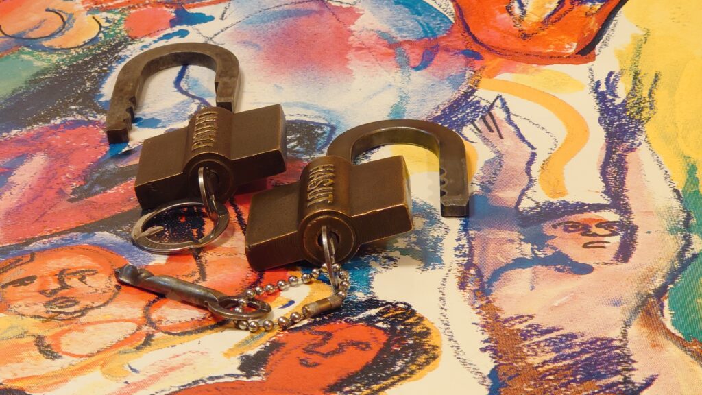 Julius Adolf Petersen (* 7. Oktober 1882 in Hamburg als Julius Adolph Petersen[1]; † 21. November 1933 ebenda[2]) war ein Berufsverbrecher und Kneipenwirt in Hamburg-Barmbek, genannt „Lord von Barmbeck“ (Barmbek wurde damals noch mit „ck“ geschrieben). Leben Im Keller dieses Hauses betrieb Petersen seine Kneipe Petersen stammte aus Hamm-Süd. Er wuchs in ärmlichen Verhältnissen auf und zog 1896 mit seinen Eltern in die Heitmannstraße im südlichen Barmbek. Ab 1904 betrieb er eine Kneipe an der Ecke Beim Alten Schützenhof und Bartholomäusstraße, in der Kohlearbeiter und Einbrecher verkehrten. Er wurde der Kopf einer Verbrecherbande, die bis zu 200 Mitglieder gehabt haben soll und die erst „Barmbecker Einbrechergesellschaft“, später „Petersen-Konzern“ genannt wurde. Einige seiner Mitganoven wurden „Lockenfietsche“, „Rabenmax“ oder „Schlachterkarl“ genannt. Seine Kneipe nannte Adolf gerne „Kaschemme“ und sein Werkzeug zum Aufbrechen der Geldschränke „Knabbergeschirr“. Sich selbst nannte er in seinen Lebenserinnerungen (1927 im Gefängnis Fuhlsbüttel geschrieben) einen „bockbeinigen Mephistojünger, dem Fluch der bösen Tat erlegen“. Die Hamburger Polizei legte im Laufe der Zeit 20 Meter Akten über ihn an, 200 Delikte wurden im Laufe der Jahre gegen ihn verhandelt, 400 Personen mussten dabei aussagen, 3000 Haftbefehle wurden nach seinen umfänglichen Geständnissen ausgestellt. Den Beinamen „Lord von Barmbeck“ erhielt er wegen seiner stets korrekten Kleidung und seiner Ganovenehre, nach der geschnappte Bandenmitglieder mit guten Verteidigern und ihre Familien mit Unterstützung versorgt wurden. Aus seiner Ehe mit Helmi Petersen (gleichnamig, aber nicht verwandt) ging sein Sohn Hatzel hervor. Nach seiner Scheidung lebte er mit Frieda Goedje zusammen. 1920 wurde er durch den Überfall auf das Postamt in der Susannenstraße, bei dem er und ein Komplize 221.000 Mark erbeuteten, stadtbekannt. Nach Verbüßung mehrerer mehrjähriger Haftstrafen wegen Einbruch, Diebstahl und Raub erhängte er sich 1933 im Untersuchungsgefängnis. Petersens Lebensgeschichte wurde 1973 von Ottokar Runze unter dem Titel Der Lord von Barmbeck verfilmt. Martin Lüttge spielte die Hauptrolle. Im Jahre 2005 wurde im Hamburger St. Pauli Theater das biographische Stück Der Lord von Barmbeck von Frank Göhre, Ulrich Tukur und Ulrich Waller aufgeführt. In den Jahren 2011 bis 2013 gab es Planungen, das Haus der ehemaligen Kneipe abzureißen. Nach Protesten aus der Anwohnerschaft wurde das Haus unter Denkmalschutz gestellt und ab dem Herbst 2013 aufwendig saniert. Die dabei entstehenden Eigentumswohnungen wurden unter „Lord-von-Barmbeck“ hochpreisig angeboten. Ein Café an der Kreuzung Beim Alten Schützenhof und Bartholomäusstraße ist in Anlehnung an Petersens Spitznamen benannt. Literatur • Petersen, Julius Adolf. In: Franklin Kopitzsch, Dirk Brietzke (Hrsg.): Hamburgische Biografie. Band 2. Christians, Hamburg 2003, ISBN 3-7672-1366-4, S. 319–320. • Julius Adolf Petersen und Helmut Ebeling (Hrsg.): Der Lord von Barmbeck : Das Leben des berüchtigten Ein- und Ausbrechers Julius Adolf Petersen, von ihm selbst erzählt, Rowohlt Verlag, Reinbek bei Hamburg 1973. Weblinks • Literatur von und über Julius Adolf Petersen im Katalog der Deutschen Nationalbibliothek • Marko Rösseler: Im Dezember 1927 - Der Einbrecher Adolf Petersen schreibt im Gefängnis seine Memoiren WDR ZeitZeichen vom 22. Dezember 2022. (Podcast)