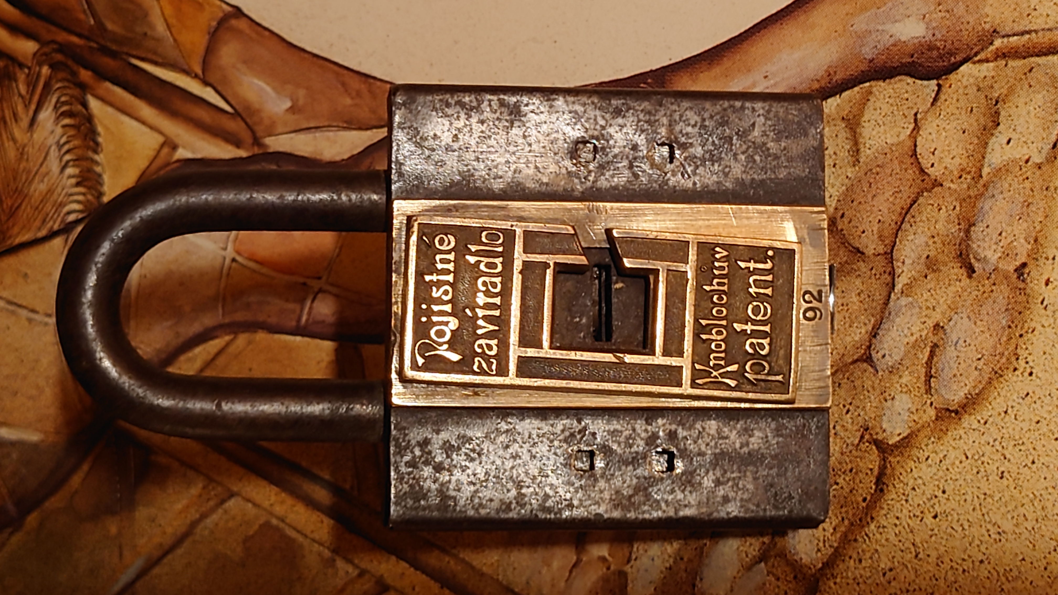 Arthur Andreas Bühl, Arthurmeister ®,Lockpickerherz ® Schlossherz ®, Pornomeister ®, Bühl, Arthurmeister ist Lockpicker aus Leidenschaft. Der erste Erfolg: Das zerstörungsfreie Öffnen seiner Spardose. Sobald er einen Draht biegen konnte, öffnete er auch Bartschlösser. Bei Fahradschlössern: Es ist einfach ein lüsternes Gefühl wenn es schnappt. Bühl fing nun an eigene Dietriche zu biegen. Mit Hilfe vom Nachbarn Mendel, Tischler aus Asperg, lernte er auch Tricks wie Türen generell schnell geöffnet werden können. Der Mendel half Arthur weitere, härtere Dietriche herzustellen. Diese Sperrzeuge wurden dann im Burggraben der Festung Hohenasperg auf ihre Tauglichkeit getestet. Und auch beim Lockpicking verhält es sich so wie der Amy in den Patsch Barracks schwätzt: learning bei doing und verschenkte ein Pickset. Mit solchen Pick`s lassen sich Zylinderschlösser zerstörungsfrei öffnen und auch flippern. Gerne ließen sich Vorhangschlösser picken; nein besser pflücken. Seit dieser Zeit häuft Bühl, Arthurmeister Schließzylinder und Vorhängeschlösser an. Er sammelt Schlösser der Marken Auch besondere Öffnungswerkzeuge, auch einige von der Stasi lassen sich hier bewundern. Später schulte er dann zusammen mit Steffen Wernèry, ehemaliger Pressesprecher vom Chaos Computer Club, Behörden, Industrievertreter, Feuerwehren und natürlich auch Leute im Hasensübchen am Stammtisch. Taged mit: Spiel nicht mit den Schmuddelkindern ! Taged with: Bühler Zwetschge, Bühl Wappen, Zwetschgenhengst, Zwetschgenfest, Meister, Arthur Andreas Bühl, Privatdetektiv.