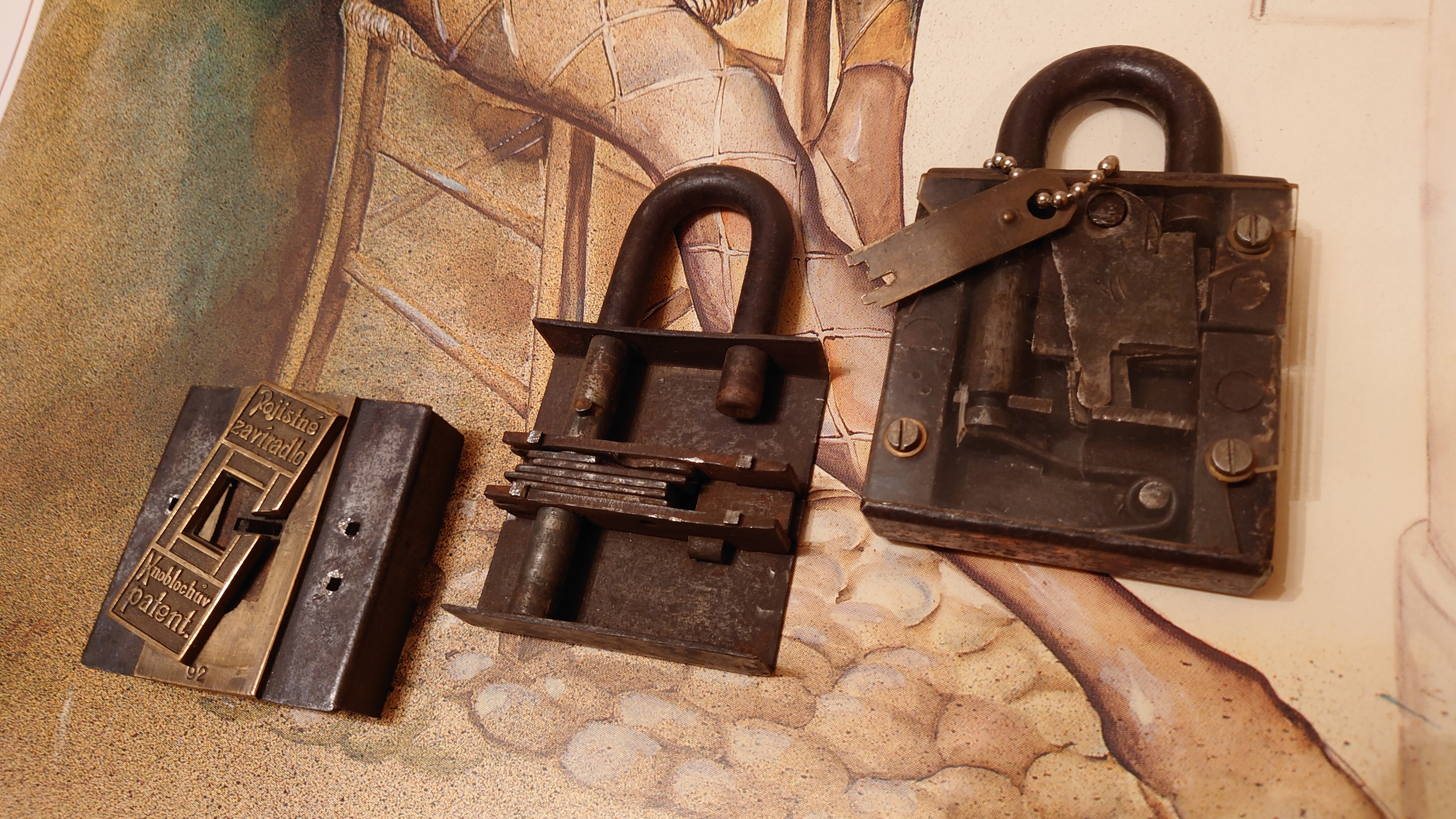 Arthur Andreas Bühl, Arthurmeister ®,Lockpickerherz ® Schlossherz ®, Pornomeister ®, Bühl, Arthurmeister ist Lockpicker aus Leidenschaft. Der erste Erfolg: Das zerstörungsfreie Öffnen seiner Spardose. Sobald er einen Draht biegen konnte, öffnete er auch Bartschlösser. Bei Fahradschlössern: Es ist einfach ein lüsternes Gefühl wenn es schnappt. Bühl fing nun an eigene Dietriche zu biegen. Mit Hilfe vom Nachbarn Mendel, Tischler aus Asperg, lernte er auch Tricks wie Türen generell schnell geöffnet werden können. Der Mendel half Arthur weitere, härtere Dietriche herzustellen. Diese Sperrzeuge wurden dann im Burggraben der Festung Hohenasperg auf ihre Tauglichkeit getestet. Und auch beim Lockpicking verhält es sich so wie der Amy in den Patsch Barracks schwätzt: learning bei doing und verschenkte ein Pickset. Mit solchen Pick`s lassen sich Zylinderschlösser zerstörungsfrei öffnen und auch flippern. Gerne ließen sich Vorhangschlösser picken; nein besser pflücken. Seit dieser Zeit häuft Bühl, Arthurmeister Schließzylinder und Vorhängeschlösser an. Er sammelt Schlösser der Marken Auch besondere Öffnungswerkzeuge, auch einige von der Stasi lassen sich hier bewundern. Später schulte er dann zusammen mit Steffen Wernèry, ehemaliger Pressesprecher vom Chaos Computer Club, Behörden, Industrievertreter, Feuerwehren und natürlich auch Leute im Hasensübchen am Stammtisch. Taged mit: Spiel nicht mit den Schmuddelkindern ! Taged with: Bühler Zwetschge, Bühl Wappen, Zwetschgenhengst, Zwetschgenfest, Meister, Arthur Andreas Bühl, Privatdetektiv.