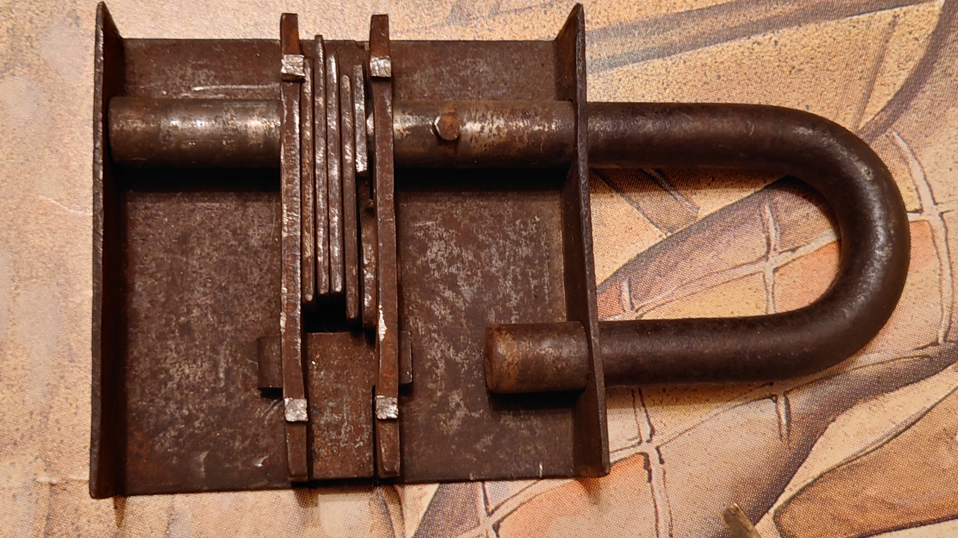 Arthur Andreas Bühl, Arthurmeister ®,Lockpickerherz ® Schlossherz ®, Pornomeister ®, Bühl, Arthurmeister ist Lockpicker aus Leidenschaft. Der erste Erfolg: Das zerstörungsfreie Öffnen seiner Spardose. Sobald er einen Draht biegen konnte, öffnete er auch Bartschlösser. Bei Fahradschlössern: Es ist einfach ein lüsternes Gefühl wenn es schnappt. Bühl fing nun an eigene Dietriche zu biegen. Mit Hilfe vom Nachbarn Mendel, Tischler aus Asperg, lernte er auch Tricks wie Türen generell schnell geöffnet werden können. Der Mendel half Arthur weitere, härtere Dietriche herzustellen. Diese Sperrzeuge wurden dann im Burggraben der Festung Hohenasperg auf ihre Tauglichkeit getestet. Und auch beim Lockpicking verhält es sich so wie der Amy in den Patsch Barracks schwätzt: learning bei doing und verschenkte ein Pickset. Mit solchen Pick`s lassen sich Zylinderschlösser zerstörungsfrei öffnen und auch flippern. Gerne ließen sich Vorhangschlösser picken; nein besser pflücken. Seit dieser Zeit häuft Bühl, Arthurmeister Schließzylinder und Vorhängeschlösser an. Er sammelt Schlösser der Marken Auch besondere Öffnungswerkzeuge, auch einige von der Stasi lassen sich hier bewundern. Später schulte er dann zusammen mit Steffen Wernèry, ehemaliger Pressesprecher vom Chaos Computer Club, Behörden, Industrievertreter, Feuerwehren und natürlich auch Leute im Hasensübchen am Stammtisch. Taged mit: Spiel nicht mit den Schmuddelkindern ! Taged with: Bühler Zwetschge, Bühl Wappen, Zwetschgenhengst, Zwetschgenfest, Meister, Arthur Andreas Bühl, Privatdetektiv.