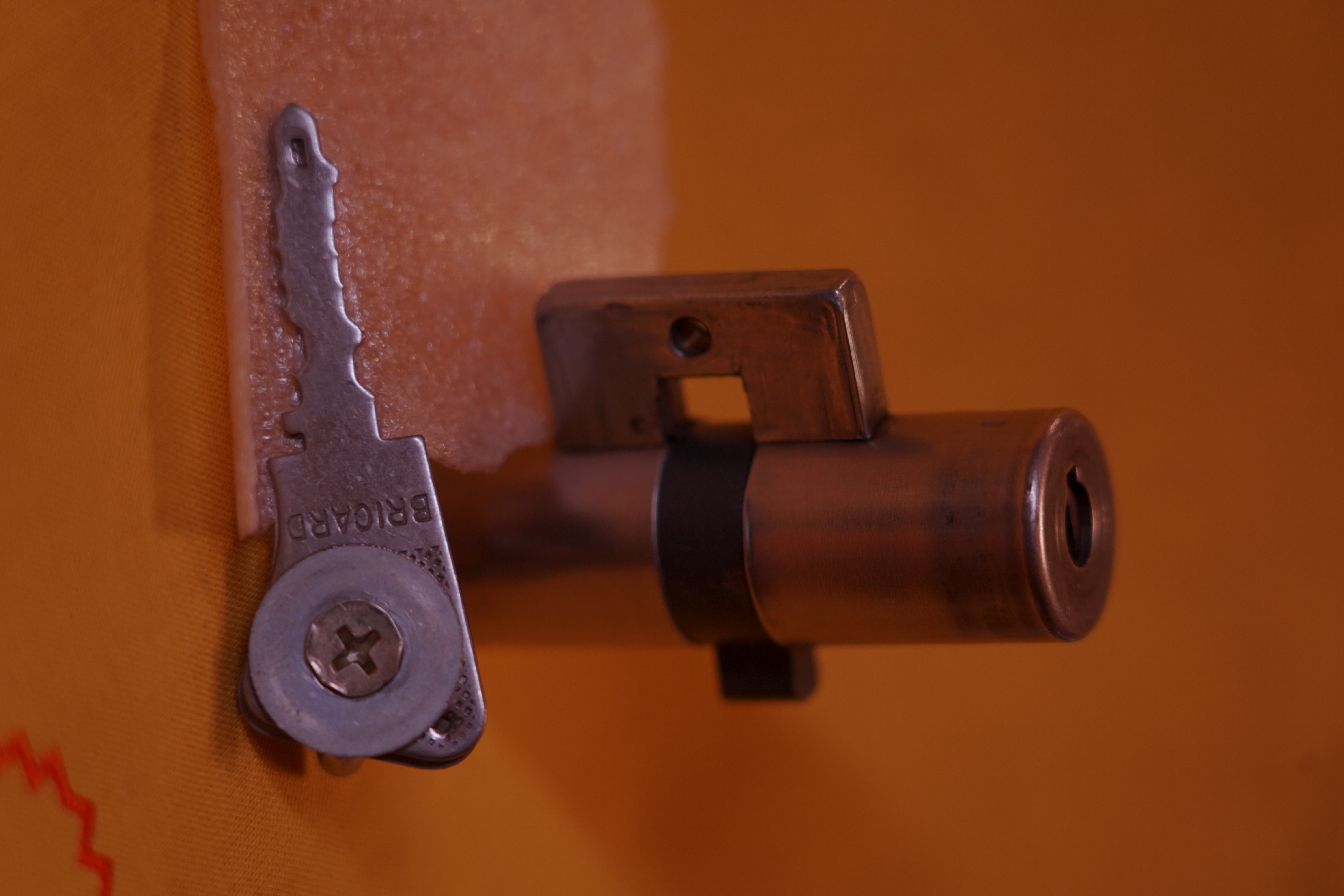 Bild et Uschi sitzt mit Arthurmeister und der Cartomanze, dem Schwerti und Bouncing Joe beim Lockpickerstammtisch im Hasenstübchen, Fuhlsbüttel. Arthurmeister spricht: Alle DOM geöffnet. Die Bild et Uschi, die rasende Reporterin gibt vor: Herr Bühl, nicht nur offen ist gut, sondern SEO und CONTENT und CONTENT und SEO und Google Token sind die Sprache ! Ich habe gerade mit deinem Freund Mr. Smitz, Beverly Hill`s telefoniert und vereinbart, daß unsere SEO Token mit den Google Token im Bunny Hall, her Rabbit House inhaltsgleich seien. 1 SEO Token = 1 GabiKo 1 Google Token = 1 BLEND 1 Arthurmeister ® Token = 1 mal schauen, wie der Detektiv sagen würde ! Arthurmeister spricht: Uschi, das mit den TOKEN ist auch so: Wer einen hat, der darf seine Kunst zeigen und deine Kunst will ja SEO und KI und Social Engineering und das BILD et Report`lern sein, wie ein DETEKTIV im Dienste der Wahrheitsfindung ! Deine SEO KUNST ist jetzt, wenn Du dich hinstellst, die wehrlosen, gepickten Schlösser und Schließzylinder ablichtest und eine SEO Leseprobe als Muster ohne Wert vom neuen Leporello ins Internetz einspinnst. Ja, genau, die mit der KI erstellten Social Engine Optimized Hasenstübchen Software. Hannenberger: Käppchen für unsere SEO Künstlerin Uschi und Stößchen für alle. Nein Joe, hier herrscht Bouncing Verbot ! Arthurmeister spricht und fragt: Uschi, hast Du bei dem Telefonat mit Mr. Smitz auch " inhaltsgleich " bedacht, das deren Amerikaner Token Autobahngold sind ! Ja, BLEND wie TOMBAK, einfachstes Blech bei dem nach wenigen Tagen die goldene Farbe abfällt. Amerikaner eben, ja genau ! I have a Choklite für aisch ! 𝔄𝔯𝔱𝔥𝔲𝔯 𝔅ü𝔥𝔩, 𝔄𝔯𝔱𝔥𝔲𝔯𝔪𝔢𝔦𝔰𝔱𝔢𝔯 ® JOE ASBERRY Hey Joe " Asberry ", ruft F 1 Rudi vom Tresen, Prost und Stößchen ruft Heike III zum Stammtisch. Die Jukebox spielt in voller Lautstärke Mr. Bojangles. Arthurmeister, der Sympathieträger hat bay the way mit einem ABUS Padlock Joe`s Michael Air Jordan`s Basketball bag gesichert ! Auch der Michael Jordan mußte hier im Hasenstübchen das Basketball bouncing Verbot akzeptieren. Formel 1 Rudi schreit: Bouncing darf und kann hier nur ein Michael Schumacher. Die Cartomanze meint, ein Ralf Schumacher auch ! Prost Weizen, Stößchen, Käppchen, ASBERRY !!! Die Jukebox by Youtube spielt " Slow Hand ". Joe, du rascal belehre uns nicht schon wieder. Wir sind hier in der Rabbit Hall and smoking is good for your drunken head. Prosit, Cheer`s, Salute, Gin Gin, altüst, sante` und Viva ! Hoch die Tassen ! Am Tresen läutet die Glocke. Der Rotamint der blinkt. Drei Tage war der JOE krank, jetzt trinkt und raucht er wieder. Gott sei Dank ! 𝔄𝔯𝔱𝔥𝔲𝔯 𝔅ü𝔥𝔩, 𝔄𝔯𝔱𝔥𝔲𝔯𝔪𝔢𝔦𝔰𝔱𝔢𝔯 ® High Noon, elevener Clock, Hasenstübchen, HAM. In der Jukebox spielt: Pointer Sisters - Slow Hand, und der Tresen grölt, Arthurmeister with the Mastertouch. A Lover whit the Easy Touch ! Nochmals " Asberry " ! Hier herrscht Basketball Bouncing Verbot ! Wir sind hier nicht bei der NBA und du wirfst keinen Korb ! Du triffst den Korb ja nicht einmal. Am Tresen läutet die Glocke: Helbing und Stößchen ! Hey Pony ! Heike V drückt in Arthurmeister`s Jukebox: Die Affen rasen durch den Wald. Arthurmeister ruft: Parole Emil. Formula One Rudi grölt: Bouncing Verbot ! Asberry hat Bouncing Verbot ! Weizen ! Joe fragt Arthurmeister: Arthur my Friend, i need for my Basketball Friends from the NBA a instruction of Lockpicking. Arthur lacht: only wenn Michael Air Jordan und Michael Schuhmacher mitmachen. Pelle schreit vom Tresen: Schuhmacher ist ein Kannister Kopf. Pino kann ihn gerade noch daran hindern Marmor Stein und Eisen bricht zu drücken. Joe wünscht sich: Teddy Pendergrass - Turn Off the Lights… Ja Joe, es ist möglich eine solche Schulung auszurichten. Hierzu muß ich bei der Firma Amazon weltweit Lockpicking Set`s und Lockpicking Zubehör wie weitere Hook`s, Snakes, Rake`s und Tension Wrenches besorgen. Vorführmaterialien wie cut away Zylinder und Übungsschlösser habe ich parat. Ich zeige den E - Pick, und führe dir die Pick - Gun vor. 1 Schuss. Du verstehst. Prost ! Weizen, Stößchen`s, und Helbing für alle. Asberry und Bühl umarmen sich ! Sympathieträger halt ! In der Jukebox spielt: Element of Crime - Mittelpunkt der Welt… See You tomorrow, wir besprechen alles weitere wie: How to pick a Car. 𝔄𝔯𝔱𝔥𝔲𝔯 𝔅ü𝔥𝔩, 𝔄𝔯𝔱𝔥𝔲𝔯𝔪𝔢𝔦𝔰𝔱𝔢𝔯 ® Next Day: High Noon at 11 fer Clock: Joe Asberry der alte NBA Bouncer betritt das Hasenstübchen, ( HAM ) his Rabbit Hall ! In Arthurmeister`s Jukebox spielt: Nein nicht Hey Joe, sondern Aloe Blacc - I Need a Dollar ! Arthur Bühl spricht: gerade habe ich mit Mr. Smitz telefoniert. Joe: Smith ist ein Sammelbegriff wie Meier. Mr. Smitz you know, he is the CEO of the Magazin Playboy - Beverly Hills. Ja und der ist mein Freund. Den kenne ich über die BILD et. We have a Telefon call. Der Mr. Smitz hat dann den Mr. Jeff Bezon, ja du weißt schon, den vom Amazon Lieferservice angerufen. Er hat ihm erklärt daß ich mit dem NBA Bouncer Joe Asberry in Sachen Lockpicking einen Workshop machen möchte. Die Glocke läutet: Weizen, Helbing und Pony`s ! F 1 Rudi schreit am Tresen: Joe, laß dir lieber erklären wie du Scott Speed das laufen beibringst. Am Tresen wird es lauter: Minardi, Minardi, wir gewinnen nie ! Scott Speed, der Name geht im Gelächter unter. Pelle schreit: der Schuhmacher ist ein Kanister Kopf. Arthurmeister meint: let Michael pass for the Champions Chip ! Arthurmeister`s Jukebox spielt exclusive für Joe: Sammy Davis jr. - Mr. Bojangles ! Also Joe, der Smitz hat beim Bezos von Amazon angerufen, wir wollen einen Lockpicking Practical Kurs meistern. Der Bezos ist dann ins Amazon Head Quarter gefahren. Nein, nicht im Uber. F 1 Rudi schreit: Der Bezos fährt Ferrari. Scholischek meint: Maybach ! Also Joe, der schaut jetzt im Amazon weltweit Lager wie viele Lockpicking Tools und Jigglers er hat. Auch Pickset`s. Er sieht auch nach wie viele HPC, 2000 er Hook`s er hat. Lockpicker Beginner Sets von Majestic und Starter Sets von Mr. Peterson sagt er, hat er Massenweise auf Lager. Arkadasch sagt, sein Schwippschwager vom Neff Cousin und dessen Freund in Berlin - Kreuzberg könnten auch solche Pick Werkzeuge und Spanner herstellen. Die haben genug Schwarz Arbeiter. Die Sympathieträger Bühl und Asberry prosten sich genüsslich zu. Weizen ! Die Cartomanze die alte Kartenlegerin meint sie könne auch spooxe anrufen. Der Noagerlzutzler meint: Ihr Deppen, auf Berlin mußt du jahrelang warten. Heike IV ruft Stößchen ! Der Pino Frank lallt: Die Rautenfotzen bleiben für immer in der zweiten Liga ! Joe ich bin mir sicher der hat auch Master bzw. Meister Lock`s. Die sind für eine Testrunde gut. Ja, die Dinger heißen Master Padlock ! OPEN ! Beer ! Nicht zu verwechseln mit Medeco ! Arthur läßt in der Jukebox im Bunny Hall TSOP spielen. The top Sound of Philladelphia ! Prost, Stößchen ! Pelle läutet auch die Glocke: Prost, Stößchen`s, Pony`s ! Dafür darf er auch für einen Heiermann: Heino - Caramba, Caracho ein Whisky drücken. Ja, Joe, aber kein Bouncing ! Der läßt die Sachen via Airforce Seattle to HAM liefern. Du weißt wie schnell Amazon liefert ! Sir Washi meint: Amazon sei so schnell wie Scott Speed. Alle lachen: Wenn er nicht wieder in die Mauer fährt ! 𝔄𝔯𝔱𝔥𝔲𝔯 𝔅ü𝔥𝔩, 𝔄𝔯𝔱𝔥𝔲𝔯𝔪𝔢𝔦𝔰𝔱𝔢𝔯 ® 11.30 High Noon im Hasenstübchen. Der Hannenberger hat die Frikadellen fertig. Senf kommt aus dem Glas. In Arthurmeister`s Jukebox spielt: Santana - Fleur da Luna. Am Stammtisch diskutieren Bühl und Asberry über Lockpicking und Präsentationen: Arthurmeister erhält einen Anruf über die 007. OH, Mr. Smitz, nice to hear you from Beverly Hill`s. OH, What ! The Airplane from Jeff Bezos, Amazon is on HAM landed ! YES, Mr. Smitz, nice to hear this Song. Slowly Arthurmeister: There is a little Problem with the Custom. Mr. Smitz ! this is not really a Problem. HAM is four Minutes from the Hasenstübchen away. I will send Taxi - Dieter. He knows there a Hintereingang, a Backdoor, you know ! I call you back. Yes, yes, Außer Regen nicht viel gewesen. Greetings to Mr. Bezos. Tell him thank you for the Support. From Stammtisch too. Arthurmeister`s Jukebox spielt: Rucki - Zucki ! Die Frikadellen vom Hannenberger schmecken jetzt auch ohne Senf. Prost, Stößchen, Weizen, Helbing und für den Noagerlzutzler ein frisches vom Faß. Die Jukebox spielt: Die Five Tops - Warte auf das Glück ! 2 Stößchen später kommt Taxi Dieter zurück in den Bunny Hall ! Oh, OH, der Zoll, eH ! Als die mich gesehen haben war der Fisch geschuppt. Die haben mir beim Einladen geholfen. 5 Pakete a`50 Kilo ! Eine viertel Tonne. Ich durfte auch den Zoll zum Lockpicking Event einladen. Tragen helfen !! Stößchen, Pony, nö, heute Käppchen ! Die Jukebox spielt: Element of Crime - Am Ende denk ich immer nur an dich ! Mr. Smitz ! you are the best ! Greetings to all Smith in the USA. Yes, Yes, Mr. Smitz, Yes. I make greetings to Friede Springer from the BILD et; Ronzheimer too. Yes, Yes, und greetings for Mrs. Quandt. If Bezos will, i can show him on the Lockpicking Demonstration how easy he can pick a BMW whit a Key Blank. Yes, Yes, Mr. Smitz ! 3 Seconds ! OFFEN, OPEN, APERTO ! schreit Giovanni und will Chianti. Bei Fiat und Ferrari Modellen ist es so ähnlich. Bei manchen brauchst du aber ein polito, ja, Nagelfeile. Prost Chianti. Yes Mr. Smitz, die Ring bell`s, Hells Bells, die Glocke klingelt, you know ! We call in time. F 1 Rudi schreit: Hülkenberg ! Giovanni schreit: Giacomo Agostini ! Joe schreit: Scott Speed ! Arthurmeister`s Jukebox spielt: The Pointer Sisters - SLOW HAND, Arthurmeister the lover with the Mastertouch ! Arkadasch bekommt von Bühl Raki ericli Plum, Sorte Schwäbischer Hengst ! Prost Zwetschgenkönigin ! Notiz: Alle SEO Texte wurden mittels einer ♥ KI Hasenstübchen SEO SOCIAL ENGINE OPTIMIZED ( Künstliche Intelligenz ) der Firma Doublebrain ®, ( ges. gesch. DPMA, Berlin, Reg.-Nr. 302022224017 ) ( Die E - Mail lautet: Doppelhirn@Doublebrain.de ) ( KI-Worldwide.de ) und doppeltem Helbing aus dem Leporello: " Arthurmeister Bühl und Bouncing Joe Asberry im Hasenstübchen ", generiert. Die Jukebox spielt: Loredana Bertè - E la luna bussò. Der Reggae Auftakt ! ♥ 𝔄𝔯𝔱𝔥𝔲𝔯 𝔅ü𝔥𝔩, 𝔄𝔯𝔱𝔥𝔲𝔯𝔪𝔢𝔦𝔰𝔱𝔢𝔯® Verschlagwortet mit unserem SEO Kartell: Arthur Bühl, Detektiv, the dutch open Lockpicking Champion ! From WIRED. ÖFFNUNG OHNE SCHLÜSSEL, Linkedin Joe Asberry, NBA, Twitter X. Basket Ball Bouncing Verbot, Arthurmeister, Raucher, Roth - Händle, Stadt Lahr - Bühl, Schwarzwald, Black Forest, Rotkäppchen you know Mr. Smitz, Sorte Schwäbischerhengst de is großfruchtig und süss wie UHU. Buhl er Zwetschge. No, only woman has Pflaumen ♥ Wappen Arthur Andreas Bühl, Flagge ! Wilhelm Busch ♥ weiter verzweschget mit unserem SEO Kartell: Arthur Bühl, Arthurmeister® Arthur ♥ Schwäbischer Hengst, Buhl, Zwetschgen Heini, Arthur Bühl Wappen, Fahne, Buehl er Zwetschge, Made in Germany, Born 1961, Sympathieträger, Google Earth, Mittelpunkt der Welt, Pflaumen, Arkadasch, Datschi, ♥ Martinameisterin, Cartomanze, Scholischek, " HIGH NOON ! ", ♥ Vokuhila ♥ Parole Emil ! und mit allen weiteren feiernden Amigo`s.