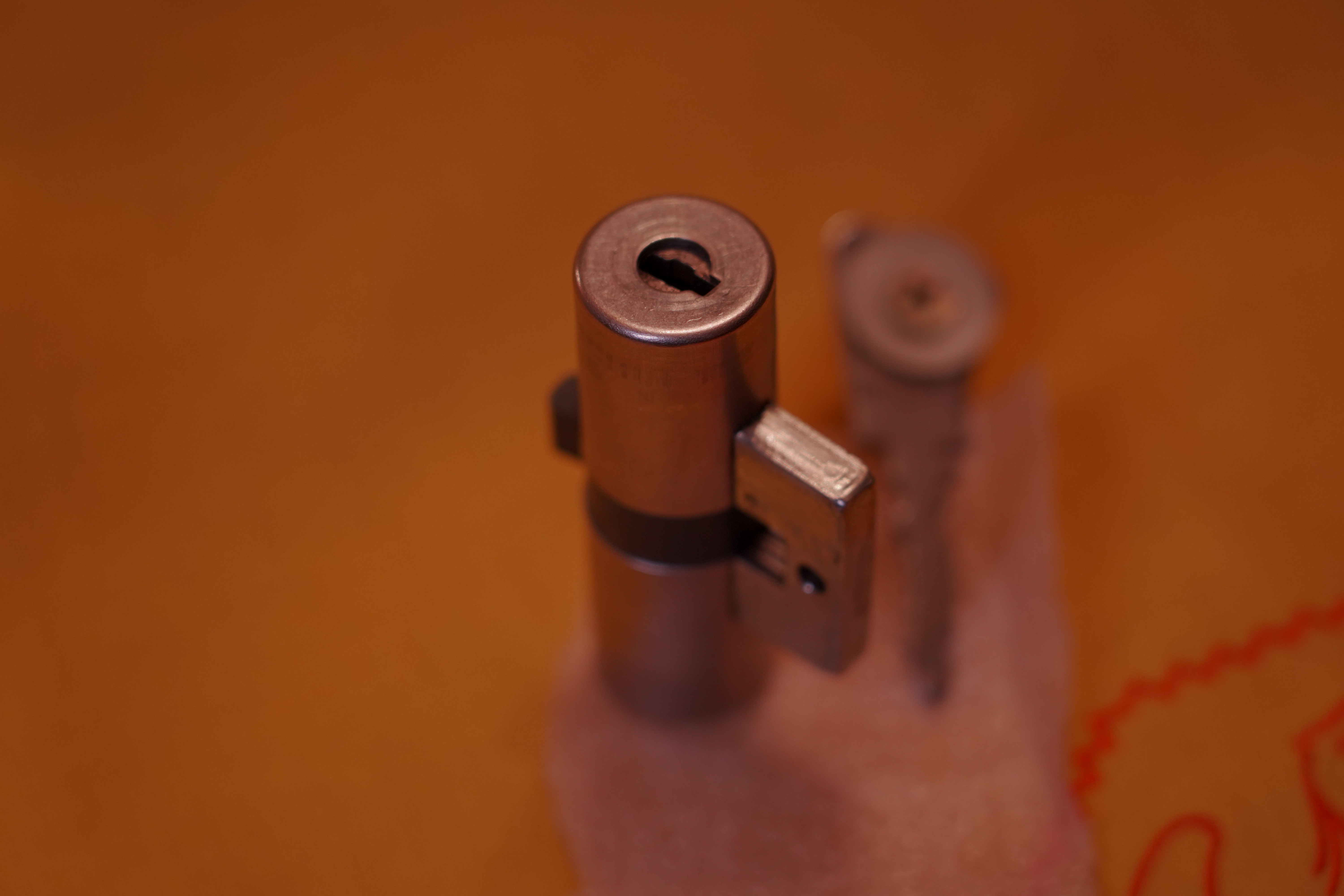 ARTHURMEISTER`s Jukebox im HASENSTÜBCHEN ( HAM ) Wohl dem, der den Schlüssel zur Jukebox hat und als " Sympathieträger " gilt ! " Der Aufmacher " hat absichtlich nicht alle Musikstücke aus der alten orginal Jukebox übernommen; denn einzelne Lieder mußten zu exzessiv ertragen werden. Bei Marianne`s " Er gehört zu mir " oder auch bei " Hu the fuck ist Alice " oder wer, was, wen auch immer, wurde zu oft der Drücker und der Presser gemacht. Diese Abspielliste wurde mit Hilfe meines gefertigten Himmelschlüssels und mit weiterer Hilfe der Helbing Brüder und des Stammtisches und der Stößchen`s gefummelt ! Allerdings ließ sich der Helbing - Tisch bestechen - je mehr Helbing - umso oder desto länger blieb die Box geöffnet ! YouTube, werbefrei. Nach zwei Runden Bier, leider kleine, wurde für unseren Lupo der Sound Knochen von der Zeltinger Band hinzugefügt. Das Abus Vorhängeschloss für den Lockpicker ♥ Stammtisch bringt er morgen. Auch Buongiorno bettelte. Nach zwei Runden Bier, leider kleine, hatte er uns überzeugt: Marcella Bella - Nessuno Mai ! Das Cisa Lucetto bringt er morgen. Jetzt bettelte der Arkadasch: Nach zwei Runden Bier, leider kleine, hatte er Erfolg: Cem Caraca & Die Kanaken - Mein Deutscher Freund ! Ein Kale Padlock bringt er morgen. Alles hierzu und vieles mehr dürft Ihr Lieben im " Leporello " und dessen Nachtrag auf Arthur Bühl de oder Arthurmeister.de lesen. LiBi`s gibt es unter Schlossherz.de anzuschauen. BILD et Uschi mit Parole Emil ! Arthurmeister`s Jukebox im Bunny Hall, B - Seite Einmal den Himmelsschlüssel aus der Hand gegeben. Der Stammtisch hat sofort eine Bass - Boom - Box, angeschlossen. Wie inner Disse ! Werbefrei. Mit Lichtorgel. Bouncing Joe und Schwerti drücken: Du wirst immer schöner ! Heike IV versucht sich an der Sportart Purzelbaum. Prost und Stößchen ! LiBi`s vom Lockpicking am Stammtisch sind unter Bunter Nachmittag, anzuschauen. Also: Viel Spaß ! und das Passwort lautet: Freibier Freibier ! Lautstärke ? " OFFEN ". Magic Fly. Arthur Buehl de oder Pornomeister de Arthurmeister`s Jukebox im Bunny Hall, B - Seite Einmal den von mir gefertigten Himmelschlüssel aus der Hand gegeben. Der Stammtisch hat sofort eine Bass - Boom - Box, angeschlossen. Mit Lichtorgel. Wie inner Disse ! Werbefrei. Jetzt ist Arthurmeister`s Jukebox auch drüben im Freibad zu hören. Bouncing Joe und Schwerti drücken: Du wirst alle Jahre schöner ! Heike IV versucht sich an der Sportart Purzelbaum. Prost und Stößchen ! LiBi`s vom Lockpicking am Stammtisch sind unter Schlossherz.de bei Bunter Nachmittag anzuschauen. Auf der Internetseite Lockpickerherz.de sind zerstörungsfrei geöffnete Schliesszylinder, auch von ABUS, zu entdecken. Die Box spielt den Klassiker: Slow Hand with the Master Touch von den Pointer Sisters. Auf der Webseite Pornomeister.de werden Cut Locks und andere Schnittmodelle gezeigt. Die Seite Arthur-Buehl.de, Detektiv aus Hamburg wurde ja schon ausgiebig im Hasenstübchen diskutiert. Also: Viel Spaß ! und weiter Stößchen und beim Lockpicking ein ruhiges Händchen. Das Passwort lautet: Freibier Freibier ! Lautstärke ? " OFFEN ". Magic Fly. Arthur Bühl, Sympathieträger und Detektiv aus Fuhlsbüttel ( HAM ). Für Musikwünsche ist Arthurmeister@Arthurmeister-Mastertouch.de zuständig. Parole: Emil ! Neues aus dem Hasenstübchen: Gestern war Bernhard da. ÖH, Sonderschule, Sonderschule Öh. Heike IV: Bernhard, warum hast du denn das große Standkreuz dabei ? Der Noagerlzuzler lallt: Der ist wieder aus Ochsenzoll abgehauen. Sonderschule ! SONDERSCHULE ! Schwerti: Was willtst DU ? Bier und Sonderschule, Sonderschule Öh. Hannenberger der Objektleiter: Sonderschule is nich im Hasen. Doch doch ! Öh Sonderschule ! Öh, jetzt Sonderschule. Nach zwei Rutschen Bier, leider kleine, hatte er uns überzeugt: Sondaschule ist jetzt in der Jukebox. Arthurmeister `s Jukebox im Bunny Hall B - SEITE ! Einmal den Himmelsschlüssel aus der Hand gegeben. Der Stammtisch hat sofort eine Bass - Boom - Box, angeschlossen. Wie inner Disse ! Werbefrei. Mit Lichtorgel !Bouncing Joe und Schwerti drücken: Du wirst immer schöner ! Heike IV versucht sich an der Sportart Purzelbaum. Prost und Stößchen ! LiBi`s vom Lockpicking am Stammtisch sind unter Bunter Nachmittag, anzuschauen. Also: Viel Spaß ! und das Passwort lautet: Freibier Freibier ! Lautstärke ? " OFFEN ". Magic Fly ! Arthur Buehl de oder Pornomeister de Neues aus dem Hasenstübchen: Gestern war Bernhard da. ÖH, Sonderschule, Sonderschule Öh. Heike IV: Bernhard, warum hast du denn das große Standkreuz dabei ? Der Noagerlzuzler lallt: Der ist wieder aus Ochsenzoll abgehauen. Sonderschule ! SONDERSCHULE ! Schwerti: Was willtst DU ? Bier und Sonderschule, Sonderschule Öh. Hannenberger der Objektleiter: Sonderschule is nich im Hasen. Doch doch ! Öh Sonderschule ! Öh, jetzt Sonderschule. Nach zwei Rutschen Bier, leider kleine, hatte er uns überzeugt: Sondaschule ist jetzt in der Jukebox. Arthur Bühl, Detektiv aus Hamburg ist Mitglied im Detektiv Verband BUDEG und an die IKD angeschlossen. Als Arthurmeister® erklärt Herr Bühl bei Behörden wie Fedpol, LKA Forensik, das Lockpicking ! Freunde ! spricht Arthur Bühl, Detektiv aus ( HAM ), und hebt den Zeigefinger: Ihr mit eurer künstlichen Intelligenz. Die muß trainiert werden. Wie der Stammtisch. Und die Schlagworte wie Arthurmeister ® bürgerlich Arthur Andreas Bühl ist mehrfacher Deutscher Meister im Lockpicking, müssen hinzugefügt werden. Arthurmeister öffnet Schließzylinder, Profilzylinder, Vorhangschlösser zersörungsfrei. Die Benutzung von E - Pick, Sperrzeug, Pickset, Schlagschlüssel sind natürlich erlaubt. Alle Dietriche und Werkzeuge die das Schloss nicht beschädigen ! Arthur Bühl gibt auch seinen Kollegen im Detektiv - Verband als Performance Künstler Einblick in die Welt des Lockpicking, die Welt der Schloss Herzen und zeigt ebenfalls Öffnungsmethoden der Stasi und deren operatives Vorgehen. Arthur Bühl ist weiter Präsident der eingetragenen Schutzmarke Pornomeister ® S.A.R.L und stellt dort auf seiner Internetseite Schnitt - und Cutmodelle von Schließzylindern und Tresorschlössern vor. Während Bild et Uschi stenografiert erklingt aus der Jukebox im Hasenstübchen der Klassiker: Slow Hand von den Pointer Sister`s. Hannenberger fragt: Wie immer ? Arkadasch meint: Heute Helbing ! BILD et Uschi mit Parole Emil ! In der Vitrine von Arthur Bühl, Arthurmeister® sind Schlösser, Padlocks, von ABUS, Binoxx BUGA, BKS, CES, DOM, EVVA, FEFI, Assa Abloy, Z Ikon, KABA, KESO, ASSA, Winkhaus, HKR, Wilka, Trelock, Schmelting, Bode Panzer, Comet, Ancor Las, Drumm Geminy, Xylock, EMKA, SEA, Medeco, Mul-T-Lock, Cut away, ABUS Granit, Pfaffenhain, E*S, ESS, Nemef, BAB, Babelsberg, Stasi, Diskus, WMF, Tesa, Noch, Vachette, Cisa, Wally, Rielda, Mottura, Viro, FAI, GeGe, K + K, Fichet, Bode Panzer, Tresor, Bramah, Protector, Braun`s Patent, Walomatus, Arolds, Combination Lock, Yale, Master, American Lock, Tubular, China, Indien, Aligarh, Nepal, Thailand, Zahlenschlösser, Himmelsschlüssel und noch vieles mehr, vorhanden. Alle Schliesszylinder sind Übungsmaterial für das Lockpicking. Schlagschlüssel und so vieles mehr, sind auch dabei. Auch der Sputnik. Verschlagwortet mit: ♥ Vokuhila, Friseur ♥ Schwäbischer Hengst, Zwetschgen Heini, Bühl er, Zwetschge, Google Earth, Mittelpunkt der Welt, Martinameisterin, Cartomanze, Scholischek, " HIGH NOON ! ". ♥ Parole Emil !