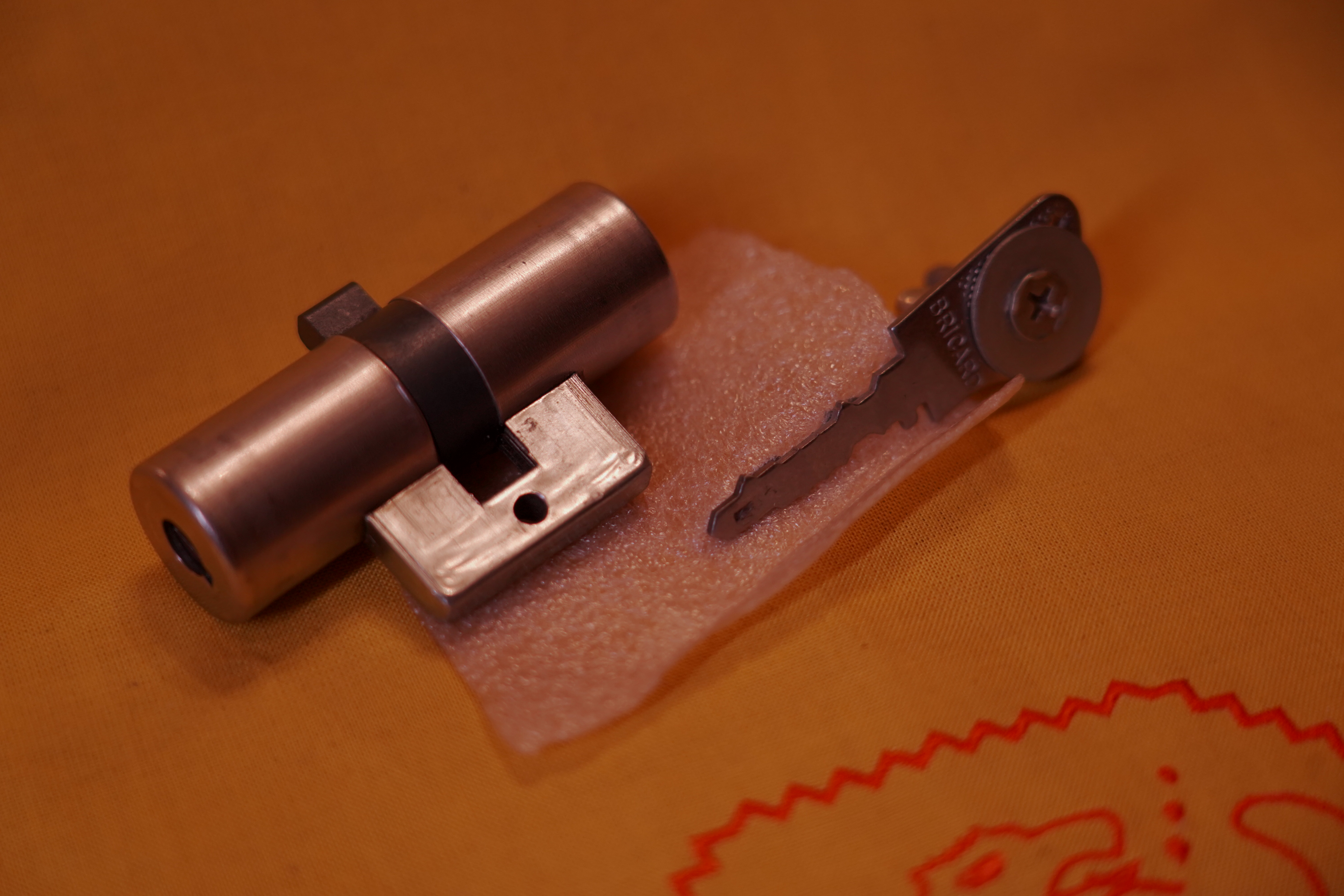 SEO born 1961 und Künstlername Arthurmeister ® Arthur A. Bühl, Made in Germany, born 1961 in Stuttgart, arbeitet seit 40 Jahren als Detektiv und lebt in Hamburg. Er ist als Detektiv Mitglied in nationalen und internationalen Berufsverbänden. Unter dem Künstlernamen " Arthurmeister " erklärt Arthur Bühl Lockpicking; das zerstörungsfreie Öffnen von Schlössern und Schließzylindern. Der Ehrenkodex lautet: Öffne nur deine eigenen Schlösser. Fremde Schlösser dürfen nur mit Einwilligung des Eigentümers geöffnet werden. Herr Bühl wurde schon als Schlossknacker bezeichnet. Dies ist natürlich Quatsch, denn wenn man oder Frau z.B. ein Vorhangschloss knackt, so ist es kaputt und die Wettbewerber und Lockpickerkollegen können nicht mehr daran üben. Knacker benutzen einen Kuhfuß. Der mehrfache Deutsche Meister dagegen ein Pickset und es gilt: " Offen ist gut, schneller Offen ist besser ". Viel Spaß und Erfolg beim Üben. Von der Zeitschrift " WIRED " wurde Arthurmeister als Master of the Universe, betitelt. SEO für heute: Parole Emil ! Arthur Bühl, Sympathieträger.com, Präsident Pornomeister SARL. Die Anschrift lautet: Arthur A. Bühl, Postfach 605 145, 22 246 Hamburg. Die E - Mail lautet: Arthurmeister@Arthurmeister.de Tagged with: ABUS, Lock, Fahrradschloss, Fahrradhelm, Gliederkette, ABUS Granit, ABUS Profilzylinder, EVVA, MAGNET, ELZETT, Sperrfix, Flora, Heimschutz, PRESSE, SECURATOR.