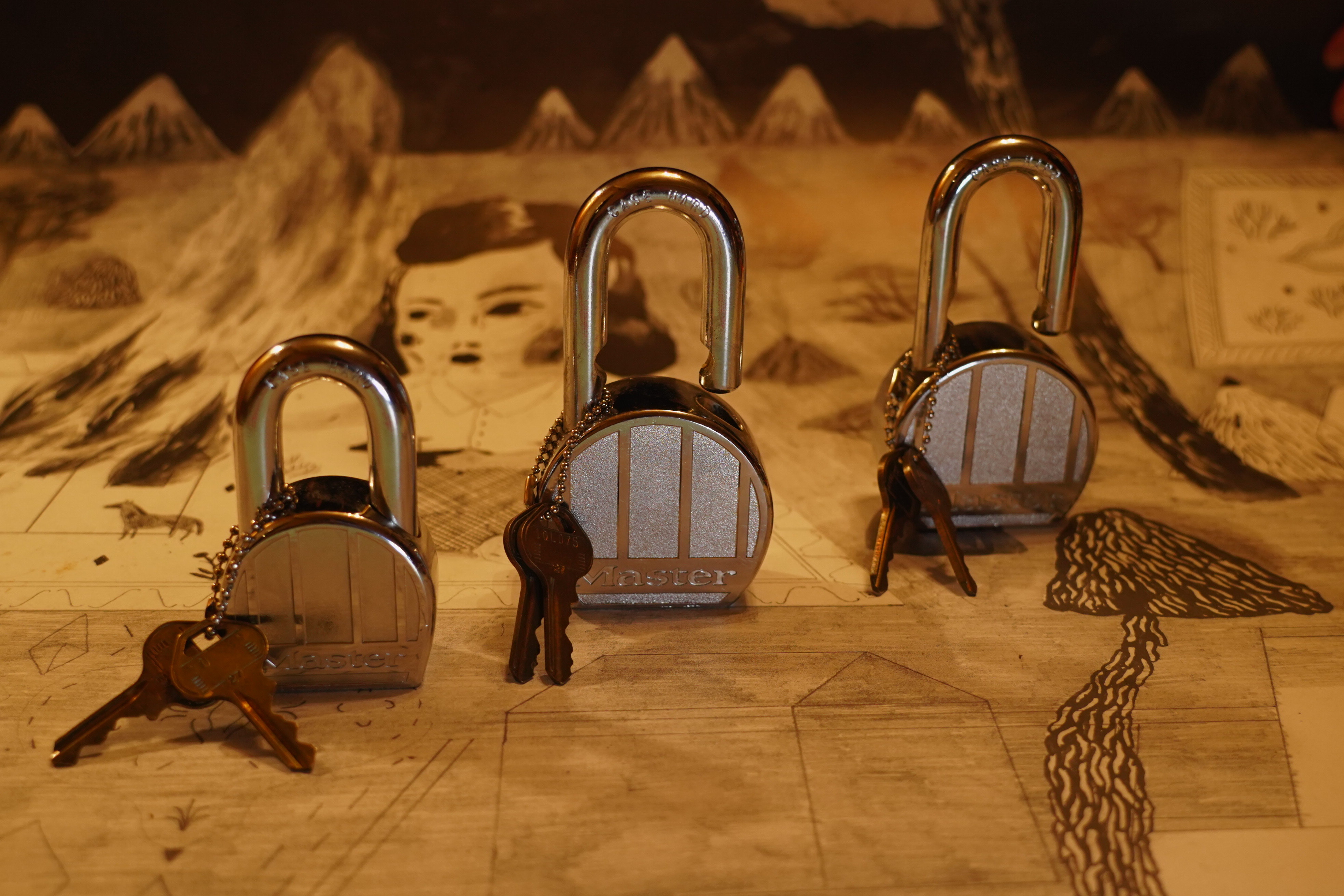 𝔄𝔯𝔱𝔥𝔲𝔯 𝔅ü𝔥𝔩, 𝔄𝔯𝔱𝔥𝔲𝔯𝔪𝔢𝔦𝔰𝔱𝔢𝔯 ® Arthur Bühl, Arthurmeister ®,Lockpickerherz ® Schlossherz ®, Pornomeister ®, neuer SEO Text für 2025 12.00 Mittags im Hasenstübchen. Basketball Bouncing Joe Asberry schreit: Prost ! Die Glocke kingelt ! In Arthurmeister`s Jukebox im Hasenstübchen spielt: Slow Hand von den Pointer Sisters. Ferrari Rudi sitzt am Tresen. Anstatt Helbing trinkt er heute Underberg. Pelle und Heike I machen Stößchen. Justamente klingelt das Telefonino. Der Hannenberger lacht zu Bouncing Joe Asberry: Ich wette mit Dir: Da ruft unser Freund Mr. Smitz vom Playboy an. Arthurmeister geh endlich ran. Die Glocke klingelt. Yes Mr. Smitz, yes, yes Mr. Smitz. Yes great, you know. Yes, yes we have a Party. Yes, yes. Ja: Angela Merkel, die kennen wir. You know: " Bundeskanzlerin ". Giovanni ruft: Bella Donna: Signora Merkel is the CEO of the world. Yes, Yes Mr. Smitz, i will look about her Memoiren. Oh Mr. Smitz ? Her Biographie with her Signature ? OH, Mr. Smitz mit Widmung ? Das wird nicht einfach ! no easy, you know ! Da muß die Glocke aber ein ganzes Wochenende läuten. Prost. Helbing. Yes Mr. Smitz, hands on the heard, you know, difficult ! Arkadasch !!! Smitz U.S.A. braucht die Memoiren von Angela Merkel signiert mit dem Text: Für Mr. Smitz from the Playboy ! Also pass auf: Dein Schwippschwager ist doch Aufsteller bei der Messe. Ja, Buchmesse. Dort hält die Merkel eine Autogrammstunde. Der soll sich dort anstellen mit seinen Kumpani. Ja, der Smitz läßt hier die Glocke läuten. Das gesamte Wochenende. Hannenberger gibt das Passwort: Freibier, Freibier ! Die Glocke läutet jetzt: Helbing ! In Arthurmeister`s Jukebox spielt: The Tramps - Disco Inferno - Orginal Longversion Tony Mendes ! Basketball Bouncing Joe swingt mit dem Kopf mit. Jetzt meint Arkadasch: Oh meine Kumpani trauen sich nicht zu Dr. Angela Merkel. Die haben Angst vor Ihr. Kein Autogramm heißt kein Freibier. Droschkendieter !! Du fährst jetzt zur Buchhandlung, holst drei Biographien von der ollen Merkel, fährst weiter zum Kujau ! Ja, der hat dem Heinemann vom Stern, Hamburg, gefälschte Tagebücher verkauft. Der soll dir in ein Exemplar die Unterschrift der Merkel und die Widmung reinmalen. Sag ihm viele Grüße vom Arthurmeister und Parole Freibier, Freibier ! Dann malt der es dir sofort. Der kann das freudigst. Und sag ihm, das sei für Smitz, Amerika. Aber diesmal soll er keine rosa Tinte verwenden. Dann kommst du wieder her und wir alle unterschreiben das zweite, dann fährst du geschwind rüber nach Fuhlsbüttel, drängelst dich am Luftfrachtschalter vor, läßt die Bücher verpacken und paßt auch auf, das die auch tatsächlich im nächsten Flieger in die U.S.A. reisen. Dann hat er die Bücher, quasi wenn der Flieger landet. Sag denen: Parole: Freibier, Freibier ! Arthur und wozu das dritte Buch ? Du Depp, wenn beim unterschreiben vom zweiten Buch einer draufkotzt oder ein Brandloch reinmacht dann haben wir Ersatz ! Und diesen legen wir dann hinter den Tresen ins Regal und tuen so als hätten wir es gelesen. Es reicht das wir Frau Bundeskanzlerin mit guten, besoffenen, nicht ausgeklügelten, dummen, peinlichen Ratschlägen beraten haben ! Punkt. In Arthurmeister´s Jukebox spielt: Lady von Kenny Rogers. Sir Waschi hat gleich CHARLIE RICH - The most Beautifull Girl in The World, gedrückt. Die Stimmung ist gut. In der Jukebox spielt mittlerweile Aloe Blanc - I need a Dollar. Die Stimmung ist fantastisch ! Jetzt steigert sich die Stimmnung noch als der Nachläufer Roberto Blanco - Caramba, Caracho ein Whiskey, Carambo Caracho ein Gin, verflucht Sacrcameto Dolores und alles ist wieder hin ! In Rio de Janeiro… drückt. Der Noagerlzutzler drückt Roberto Blanco - Der Puppenspieler von Mexico und räumt Gläser ab. Hannenberger reicht schon einmal den Himmelsschlüssel ! Schwerti fragt: Mastertouch und wenn der Dir auf die Schliche kommt ? Du Depp, was glaubst du wenn der erfährt, daß er einen orginalen Kujau, dem Tagebuchfälscher hat, dann läuft der durch Beverly Hills und gibt damit bei jedem an, als sei er The Greatest. Und Du weißt: Die Schriftsachverständigen vom Stern oder von der Bild et und der Heinemann brauchten Monate bis sie diesen Betrug mit dem Verkauf der Tagebücher erkannt haben. In Arthurmeister`s Jukebox spielt: Calvin Harris & Sam Smith: Promises ! und es wird mitgesungen. Das Droschkendieter dann doch nur beim Papierfuzzy im Copy Shop neben an war ? weil der Kujau besoffen war ? Quatsch, kalter Kaffee, der Smitz verhöckert das Buch an Rockefeller. Was glaubst du, warum die Parole Freibier Freibier lautet ? Wir sind hier nicht bei der Wohlfahrt. Ferrari Rudi macht Ralala: Sonntag ist Formel I in Indianapolis. Denkt dran: High Noon ist dann morgens 07.00 Uhr. Die Glocke läutet ununterbrochen. Freibier, Freibier, Freibier, Parole Freibier. Let Michael pass for the Championship ! Das gesamte Hasenstübchen tanzt und platzt aus allen Nähten. In der Jukebox spielt James Last und Orchester: T.S.O.P The Top Sound of Philadelphia ! Prost, Prosit und Stößchen ! Der Hannenberger sieht zufrieden aus. Taged with: Bühler Zwetschge, Bühl Wappen, Zwetschgenhengst, Zwetschgenfest, Meister, Arthur Andreas Bühl, Privatdetektiv. Arthurmeister007@gmail.com