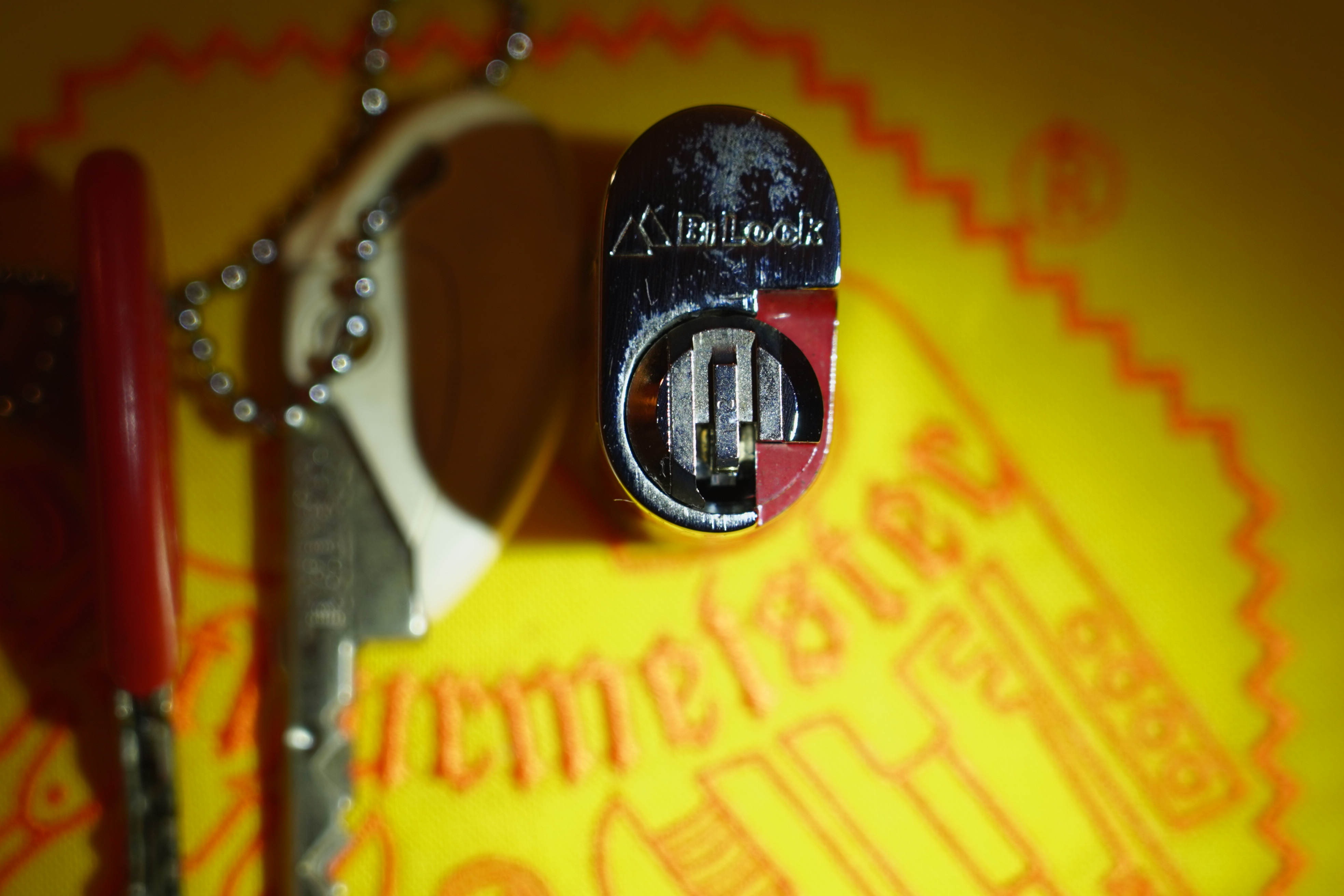 10.30 Uhr, High Noon im Hasenstübchen. Herr Arthur A. Bühl betritt das Hasenstübchen. Alle sind da. Martina, Heike II, Bouncing Joe Asberry und Schwerti sitzen am Stammtisch. Moin Arthurmeister, du alter einarmiger ®. Am Tresen sitzen Brilli - Ralf, Behördenmanni, Roswitha von Freitag, noch, Schneiderheinze und Schlosserklaus mit Heike I, Formel 1 Rudi, Boogie, Sir Waschi und der Gelenkbusfuzzy. Ganz hinten im Eck sitzen noch der HSV Ute, BMW Dedl und der Malermeister " Och ". Am Nebentisch stehen der Nachläufer, der Noagerlzuzzler, der Scholischek, der Stasi Meier mit seinem Freund Strigoy. Aus dem Hinterzimmer sind der Zigeunerschorsch, Giovanni, Lupo der alte Schmierlappen, Pino Frank, Maxam, auch ein deutscher Meister im Lockpicking, Ingo der Wirt von der Oberalster und Sammy der Wirt aus dem Dithmarscher, Schlüsselmichi und der Tschi, lautstark zu hören. In Arthurmeister`s Jukebox spielt " Slow Hand " von den Pointer Sisters. Hannenberger fragt: wie immer ! Arkadasch kommt vom Pissoir und schreit: Arthurmeister, du alter Sympathieträger und Aufmacher, mein alter Freund: wo hast Du denn den einarmigen ® her ? Sag es mir schnell ! Der Automatenpeter gibt eine Lokalrunde nach der anderen ! Er hat am einarmigen Banditen ® gewonnen und jetzt eine Glückssträhne ! Ich will auch solch ein Glück haben. Der ist vom Automaten nicht weg zu kriegen. Aber er solange einen ausgibt ! Den hatte ich noch vom Kujau stehen. Den zweiten einarmigen Banditen ® habe ich zu Mr. Smitz nach Beverly Hill`s, Hollywood, U.S.A. via Luftfracht in deren Bunny Hall liefern lassen. Das hat der Droschkendieter mit seinem Taxi bewerkstelligt. Prost, Stößchen, Salute ! Automatenpeter schreit lallend: Helbing für alle ! Das Hasenstübchen bebt. Sektchen, Stößchen, Prosit und Trallala ! Arthurmeister`s Jukebox spielt Dance Monkey. Der Hannenberger hat sich Heike I in Sachen Logistik Getränke nachlegen, hinter den Tresen geholt. Automatenpeter sitzt immer noch vor dem einarmigen Banditen ® und schreit: Glückssträhne ! Helbing für alle. Hannenberger läßt die Sektkorken knallen. Käppchen ! Die Jukebox spielt sheila B. Devotion, Spacer. Giovanni will aber Gianna Nannini hören. Mittlerweile sind Silkie, Marion und Ingrid hereinspatziert. Damengedeck und Ponyrunde ! Automatenpeter schreit: Helbing für alle ! Plötzlich tut es einen Schlag: Automatenpeter ist mitsamt seiner Helbingflasche vom Hocker auf den Hinterkopf geflogen. Hannenberger, der Objektleiter versucht zu helfen. Sofort geht ein Gerangel los: Der Strigoy, der Noagerlzuzzler und der Nachläufer schubsen sich gegenseitig weg. Automatenpeter stöhnt " Helbing ", versucht auf zu stehen. Alle drei wollen an den einarmigen ®. Da kommt Pelle Pelz von hinten und schreit: Bielefeld, Bier bestellt, Bielefeld, Bier bestellt, schnappt sich den Hocker und schafft es mit einer schlanken Drehung an den Banditen ®. Bielefeld, Bier bestellt. Ich will auch mal gewinnen. Arthurmeister`s Jukebox spielt lautstark sexy von French Affair. Be my lover, be my inspiration. You are so sexy, sex sex sexy, physical und logical temtation. No, no, no higher, higher, Bayby higher. Der Hannenberger und Heike I kommen mit dem nachschenken kaum nach. Jetzt hilft Niekole beim Abwasch. Angela hilft auch. Sammy vom Dithmarscher leert die Aschenbecher. Ingo kotzt in den Schirmständer. Das Hasenstübchen bebt. Schwerti der alte Versicherungsmathematiker aus der City Nord schreit: HMI, wir bezahlen nie ! ERGO heißen wir heute und bescheißen weiter die Leute. Sein Hocker wackelt bedenklich. Formel 1 Rudi krallt sich am Tresen fest. Der einarmige ® blinkt und Pelle gewinnt. HMI, wir bezahlen nie ! ERGO heißen wir heute und bekotzen die Leute ! Pelle schreit: Bielefeld, Bier bestellt. Der Rotamint, der blinkt. Rudi lallt: Scott Speed ! Die Ponyrunde macht Stößchen und Käppchen ! Arkadasch drückt sich an den Stammtisch und fängt ungefragt zu labern an: Arthurmeister, mein Schwippschwager hat eine Schwester und deren Freunds Cousin 2 ten Grades hat mir diesen Profilzylinder von Kale Kilit aus Istanbul mitgebracht. Kannst Du den zerstörungsfrei öffnen ? Der hat nämlich einen Wendeschlüssel wie Keso oder Kaba ! Arthurmeister spricht: Wie immer ! wenn der Schließzylinder von mir geöffnet wird, bleibt er hier am Stammtischaschenbecher ! Arkadasch murmelt. Arthurmeister entnimmt seinem Pick Set seinen deutschen Meister Taster und einen Spanner. Ruck Zuck ist das wehrlose Schloss geöffnet und liegt jetzt zerstörungsfrei auf dem Stammtisch. Arfthurmeister jells: OPEN ! Giovanni meint: aperto. Tschi schreit Ouzo. Bielefeld schreit: Helbing. Pelles Hocker beginnt bedenklich zu wackeln. Schwerti fängt wieder an zu pöbeln: HMI, wir bezahlen nie ! ERGO heißen wir heute und machen weiter fette Beute. Helbing für alle. Stößchen und Prosit. Joe, hier herscht auch heute Bouncing Verbot. Wir sind hier nicht in der NBA. Airball wirfst du zu Hause ! Giovanni hat sich durchgesetzt. Gianna Nannini dröhnt aus der Jukebox und zeigt ihre Titten. Tja, im Hasenstübchen achtet der Hannenberger auf 3 D. Justamente ruft Mr. Smitz aus dem Bunny Hall, Beverly Hills, Hollywood im Hasenstübchen am Hasenberge, an. Hannenberger ruft: Arthurmeister ! Mr. Smitz für dich am Telefon. High Noon Mr. Smitz, are you on party ? Yes, Yes, Arthurmeister. The einarmiger Bandit ®, the Slotmachine is arrived in our Rabbit House. All the Peoble will play the one armed ! What a fun. They are winning sempre. Fun, Fun ! What`s about with the Helbing Brother`s ? Oh, Mr. Smitz, there are a little drunk. What`s about the BILD et Uschi ? Uschi is on Reporter Tour on the Reeperbahn, the Kiez, you know ! I think Droschkendieter bring`s her later in the Hasenstübchen. He has tell, he will play the einarmiger ®. Uschi will have a Glücksträhne. What is Glücksträhne ? If you are winning sempre. The Jukebox is playing: Fading. Yes Mr. Smitz, i have the einarmiger Bandit ® patented by the Gouverment DPMA registerd ! Yes, Yes, for Arthur Bühl, President Pornomeister S.A.R.L. Im Hintergrund ist ein umkippender Barhocker und ein schreiender Pelle zu hören. Helbing, Freibier, Freibier ! Das Gerangel wer am einarmigen ® spielen darf geht von vorne los. Jetzt läßt Schneiderheinze die Glocken läuten. Käppchen, Stößchen, Prösterchen ! Im Hasenstübchen wird getanzt: Dance Monkey ertönt erneut. Pronto ! So Mr. Smitz: Good luck with the einarmiger ® and have a great winning time. And take greating to Harvey and to your President. No Mr. Smitz, I haven`t time, hier is party. Ende des Telefonats ! Das Hasenstübchen feiert. In der Jukebox erklingt: Haindling, Du Depp ! Fortsetzung folgt. Fandom Wiki Arthur A. Bühl, Detektiv aus Hamburg, Profilbild, Lockpicking, Danke Dr. Ulrich Morgenrot, Velbert, Schlüsselregion, Schlüsselfest in Velbert, Forum Niederberg, Schlossmuseum, Schlüsselfest, Schlossherz, Hans Schell Collection, Martina Pall, Graz, Austria, Park Hotel, Brauhaus, BKS, Heiligenhaus, Wilka Schließtechnik, Silca, IHK, KFV, Errebi, Beschlag, Hersteller, ABUS, Arthur Bühl, Arthurmeister ®, Schlosssammler, Bühl Wappen, Bühl Flagge, Bühl Urkunde Patent, BKS, Arthur Meister, Porno Meister, Wernèry, Profilzylinder, Juke Box Arthurmeister You Tube, Buehl Logo, Cutaway Cilinder, Pfaffenhain, Demonstration Lockpicking, Schliesszylinder, Holland, Toool, Rohlinge zur Impression, zerstörungsfrei ohne Schlüssel, Schlüsseldienst, Soultrain, Philysound, TSOP, Es fährt ein Zug nach nirgendwo ! Arthur Bühl.de, Sicherheit, Performance Künstler. TILT, Flipper, einarmiger Bandit, Bally Wulff, Rotamint, Mad Monkey - Slot Machine, Spielautomat Merkur, Casino, Monte Carlo, Jackpot, Merkur Sonne, Jubilee, ROL-A-TOP, Old slot machine, Love Meter, Jet play, Looping the Loop Fürst, Münzschleuder, Astoria, Orakel Automat, Multi, Super Multi, Booster, Toool Lockpicking, Australia, E - Bay, Mein E - Bay, Uliton, Profilzylinder, ABUS, Bremicker und Söhne, Vorhängeschloss, Vorhängeschlösser, Vorhangschloss, Einbausicherung Korf, Raucher, Jesusmaster, Hasenstübchen, bunter Nachmittag, SEO Geister, Web Tüv, Jägermeister, Bild et Uschi, Doublebrain, Präsident, KI Tüv, Stasi, DDR, Himmelsschlüssel, Urkunde, Katalog Stasi, Signatur Bühl, Token, Amerikaner, fälschungssicher, Sicherheitstechnik, DOM, Muster, Kneipe, Eckkneipe, Gastwirtschaft, Wirtschaft, Portacenere, Musterspuren, Tresor, Jord Knaap, Tresoröffnung zerstörungsfrei, KJS, Schlossherz, Lockpickerherz, Pornomeister, Lockpicking Herz, Notöffnung beim Bunten Nachmittag, Arthur Bühl und die Jukebox im Hasenstübchen, einarmiger Bandit, Merkur, Sonne, Nachtjäger, 08 15, Der Goldene Schuss, Ali Baba und die Wunderschlösser, Wunderino, Padlock Collector, Rotalok, Protector junior, Bühl, Art, Kunst, Künstler, Kataloge, BÜHL, Kunstwerke Deutschland, Kunstprojekt Artothek, Arte, Meisterarte, Artworks, Conny Veit, Zwetschgenstadt Bühl, Tipico Games, Casino, online, Spielothek, Slotmagie, Susi Live, Gutscheincode, Erwin, Freispiele, Novolino, FSK ab 18, Gewinnerlos, 0800 ruf nicht an, Spielautomatenwelt, Rock Ola, Wurlitzer, Seeburg, Bluray, Stingray.