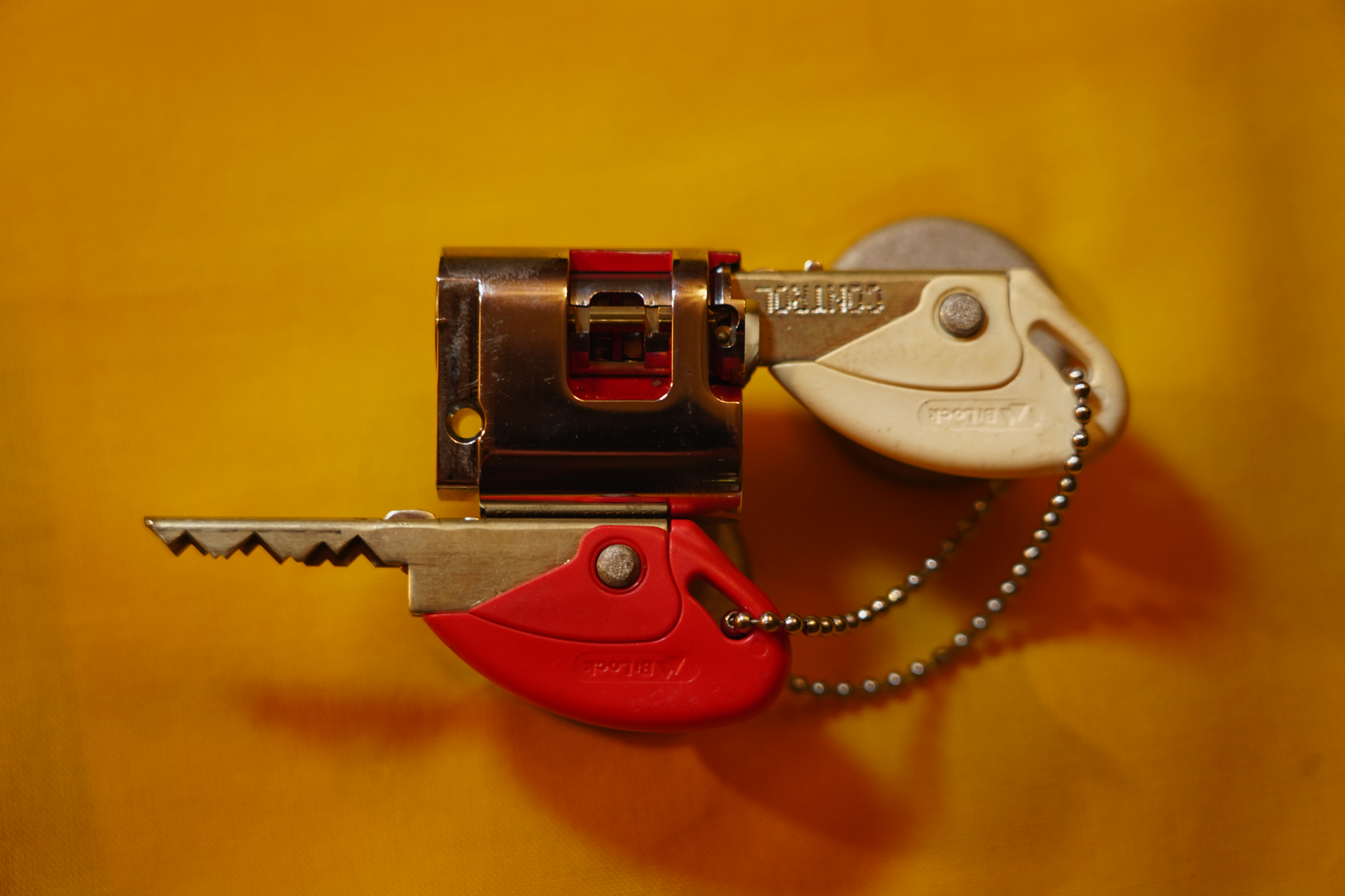 Arthur Bühl, Arthurmeister® fuhr gerne in seiner Kindheit von Ludwigsburg über Mühlacker mit dem D Zug nach Frankfurt HBf und wurde dort von seiner Oma abgeholt. Als erstes gingen wir dann in die Kaiser Straße. Hier gab es ein Geschäft für besondere Spezaialitäten mit angeschlossem Kaffeehaus. Lt. Oma Gerda gibt es hier den besten Nougat der Welt ! Da hat sie uns beiden etwas gegönnt. Ich habe später auch noch nie einen gleichwertigen Nougat im Mund gehabt. Dannach ging es ins Hotel Terminus ! Hier war mein Opa der Max Koch. Hier wurden wir dann bewirtet. Den Straßenstrich gibt es heute noch. Dannach ging`s noch zum Schaufenster gucken, in der Innenstadt. Anschließen nach Oberursel, dann Stierstadt. Hier wohnten die beiden in einem Einelhaus im ersten Stock. Die Vermieterin war eine schreckliche Hexe, die im Erdgeschoss alles überwachte. Ein super, super Tag. Abend spielte im Radio HR das Lied Es fährt ein Zug nach nirgendwo von Christian Anders 1972. Den Text kenne ich heute noch auswendig und summe die Melodie gerne. Es fährt ein Zug nach Nirgendwo Mit mir allein als Passagier Mit jeder Stunde, die vergeht Führt er mich weiter weg von dir Es fährt ein Zug nach Nirgendwo Den es noch gestern gar nicht gab Ich hab' gedacht, du glaubst an mich Und dass ich dich für immer hab' Es fährt ein Zug nach Nirgendwo Und niemand stellt von grün auf rot das Licht Macht es dir wirklich gar nichts aus Dass unser Glück mit einem Mal zerbricht? Es fährt ein Zug nach Nirgendwo Bald bist auch du genau wie ich allein Sag' doch ein Wort, sag' nur ein Wort Und es wird alles so wie früher sein Oh Maria, ich hab' dich lieb Ich hab' dich lieb, bitte glaube mir Was auch immer mit der anderen war Das ist vorbei, ich schwöre es dir Oh Martina, du lässt mich gehen Doch eine Träne in deinem Blick Eine Träne hab' ich gesehen Will sie mir sagen, komm doch zurück? Die Zeit verrinnt, die Stunden gehen Bald bricht ein neuer Tag heran Noch ist es nicht für uns zu spät Doch wenn die Tür sich schließt, was dann? Es fährt ein Zug nach Nirgendwo Den es noch gestern gar nicht gab Ich hab' gedacht, du glaubst an mich Und dass ich dich für immer hab' Es fährt ein Zug nach Nirgendwo Und niemand stellt von grün auf rot das Licht Macht es dir wirklich gar nichts aus Dass unser Glück mit einem Mal zerbricht? Es fährt ein Zug nach Nirgendwo Bald bist auch du genau wie ich allein Sag' doch ein Wort, sag' nur ein Wort Und es wird alles so wie früher sein Oh Maria, ich hab' dich lieb Ich hab' dich lieb, bitte glaube mir Was auch immer mit der anderen war Das ist vorbei, ich schwöre es dir Oh Martina, du lässt mich gehen Doch eine Träne in deinem Blick Eine Träne hab' ich gesehen Will sie mir sagen, komm doch zurück? Oh Maria, du lässt mich gehen Doch eine Träne in deinem Blick Eine Träne, die hab' ich gesehen Willst du mir sagen, komm doch zurück? Oh Martina, ich hab' dich lieb (Es fährt ein Zug nach Nirgendwo) (Es fährt ein Zug nach Nirgendwo) Oh Martina (Es fährt ein Zug nach Nirgendwo) (Es fährt ein Zug nach Nirgendwo) Quelle: Lyric Find Christian Anders / Fred Jay Songtext von Es fährt ein Zug nach nirgendwo © Gema 𝔭𝔯𝔬𝔲𝔡𝔩𝔶 𝔭𝔯𝔢𝔰𝔢𝔫𝔱𝔢𝔡 𝔟𝔶 𝔄𝔯𝔱𝔥𝔲𝔯𝔪𝔢𝔦𝔰𝔱𝔢𝔯®