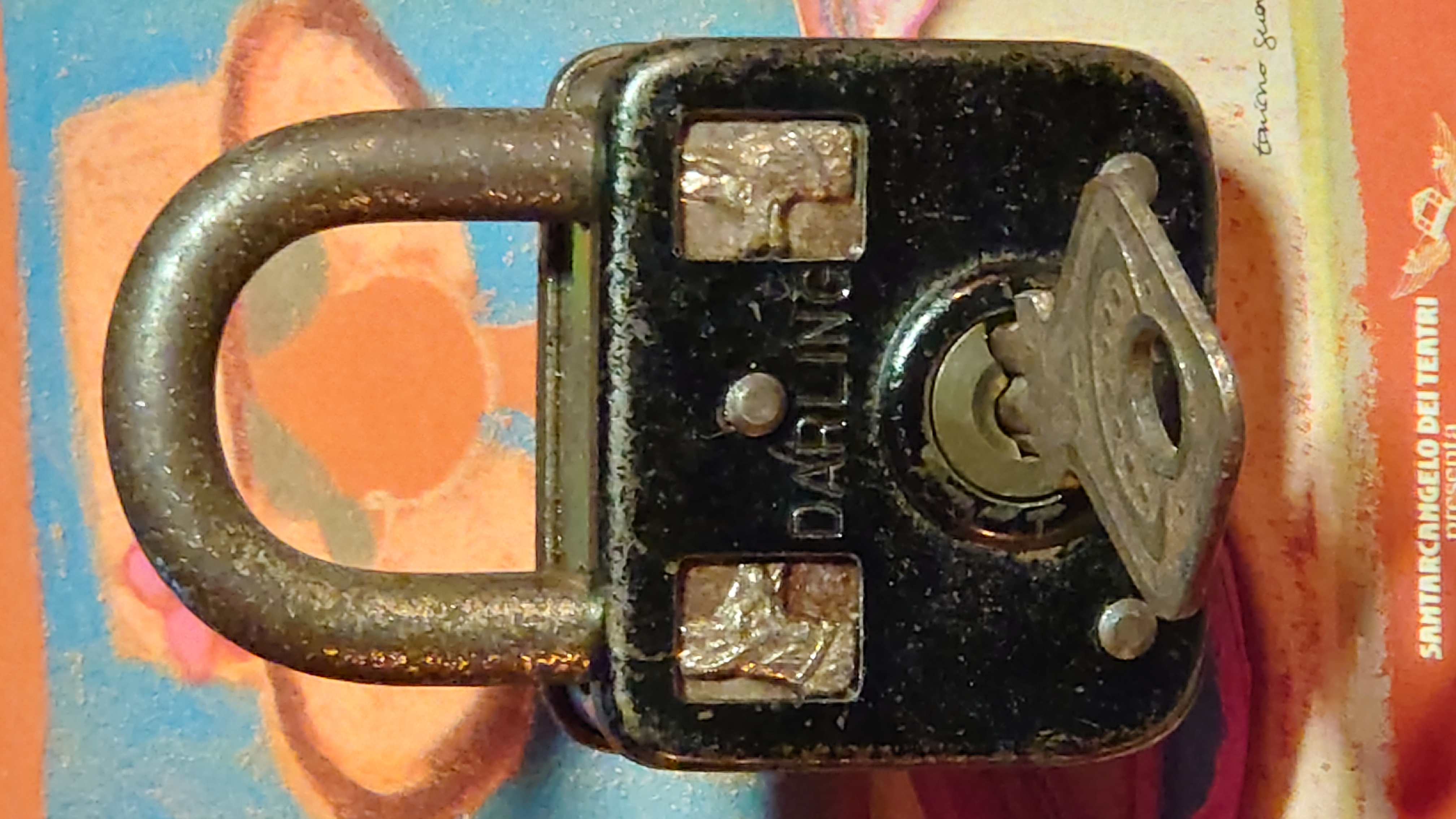 SEO F1 Rudi: ♥ 𝔄𝔯𝔱𝔥𝔲𝔯 𝔅ü𝔥𝔩, 𝔄𝔯𝔱𝔥𝔲𝔯𝔪𝔢𝔦𝔰𝔱𝔢𝔯® Arthur Andreas Bühl, Detektiv und Sympathieträger ♥, Made in Germany, Jahrgang 1961 aus Baden - Württemberg stellt seinen Leporello " Der Aufmacher " vor. Arthurmeister`s Jukebox im Hasenstübchen by YouTube, spielt Pointer Sisters: Slow Hand ! Am Tresen wird Helbing gekippt. Die Lockpicker am Stammtisch trinken nach jeder Öffnung ein Pils, manche auch Weizenbier ! Der Scholischeck nörgelt, weil er kein Padlock öffnen kann ! Ferrari Rudi brüllt: Martina die F1 Saison beginnt. Wir fliegen zum Hockenheimring ! Der Hannenberger sagt: Ich will auch mit ! Martina schreit: Minardi, wir gewinnen nie. Minardiiii, wir gewinnen niiiie. Und der Alex Young darf auch nicht mit. Can not drive ! Verschlagwortet mit Buehl, Buhl, Rotkäppchen, Zwetschgenhengst, Bühl er Zwetschge SEO für heute: Arthur Bühl, Arthurmeister® Arthur ♥ Schwäbischer Hengst, Heini, Zwetschgen Hengst, Buhl, Artur, Buehl er, Zwetschge, Made in Germany, Born 1961, Sympathieträger, Google Earth, Mittelpunkt der Welt, Pflaumen, Arkadasch, Datschi, ♥ Martinameisterin, Cartomanze, Scholischek, " HIGH NOON ! ", ♥ ♥ Vokuhila, Friseur ♥ Parole Emil !