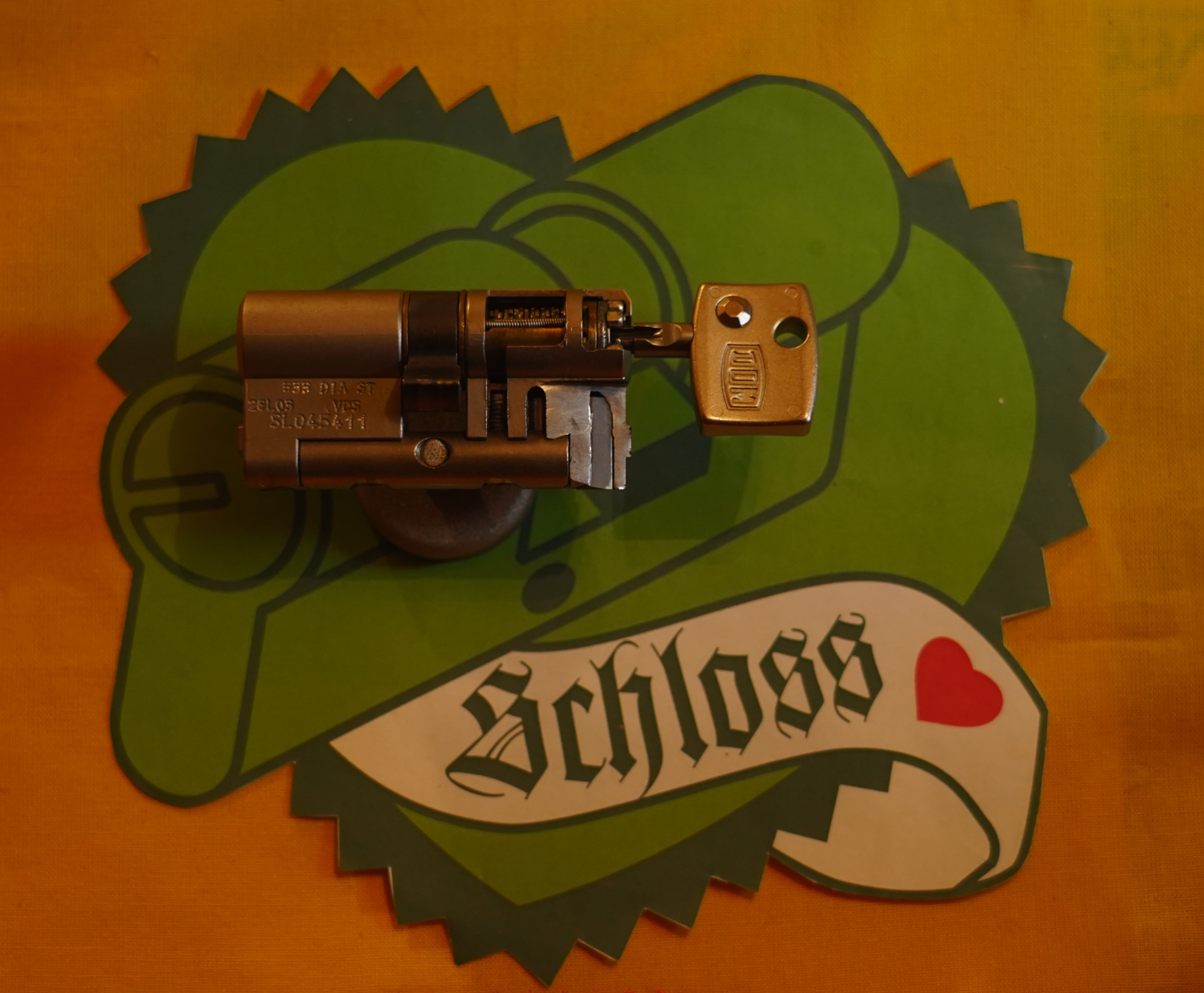 𝔄𝔯𝔱𝔥𝔲𝔯 𝔅ü𝔥𝔩, 𝔄𝔯𝔱𝔥𝔲𝔯𝔪𝔢𝔦𝔰𝔱𝔢𝔯 ® Bühl. Arthur Andreas Bühl. Hier ist die rasende Uschi von der Bild et und schreibt mit der neuen KI Arthurmeister den neuen SEO Text für 2025. Der Sympathieträger ist in Stuttgart, Baden - Württemberg geboren. Der Detektiv lebt in HAM, ist im Dienste der Wahrheitsfindung unterwegs, BUDEG. H1 Text der SEO schreibt: Hamburger knackte 1000 ( tausend ) Schlösser, Bild Zeitung, Performancekünstler, Xing, Arthurmeister `s Jukebox im Hasenstuebchen, Slow Hand - Pointer Sisters, Joy Flemming. 𝔄𝔯𝔱𝔥𝔲𝔯 𝔅ü𝔥𝔩, 𝔄𝔯𝔱𝔥𝔲𝔯𝔪𝔢𝔦𝔰𝔱𝔢𝔯® VereinsWiki / Fandom, Arthur Bühl. Bühl, Arthur, Jahrgang 1961, Made in Germany, Detektiv or Private Investigator, Performancekünstler und Lockpicker aus Hamburg erzählt in seinem Leporello wahre Geschichten aus dem Hasenstuebchen, Bunny Hall, Stammtisch, Fuhlsbüttel. Kaba Days Im Europapark Rust: Unternehmensschutz im Fokus, dorma kaba, Deutschland, praktische Vorführung von Arthur Buehl, Sportsfreunde. Koksa Vereinsauflösung taz Ein bisschen Ruhe bitte ! Arthur Bühl, der Weltbeste aus Stuttgart mit Wohnsitz im Lockpickermekka Hamburg ist auch Deutscher Meister. slideplayer: but Jesus is the only Masterwho can unlock the human soul. But there is another obvious difference between Arthurmeister and the " Jesusmeister " that connects today´s story to our lives. The tools that Arthur Bühl collected are mostly from the Stasi. Schlossherz, Lockpickererz, Pornomeister, Bühl Fahne, Bühl Wappen, UHU Linkedin Arthur Bühl, Arthurmeister, Präsident, Performance, Bundesverband für Detektive und Ermittler, Budeg. Arthur Andreas Bühl, EverybodyWiki Bios&Wiki, 27.03.61,Stuttgart, auch unter dem Pseudonym Arthurmeister bekannt, ist mehrfacher Deutscher Meister im Lockpicking. Koksa.Org Vereinsauflösung, Arthur Bühl, Arthurmeister, Tagesordnung, Mitgliederversammlung Arthurmeister`s Jukebox im Hasenstübchen by You Tube arthurmeister007, Schloßöffnung. Arthurbuehl@Arthurbuehl, X, Erfreulich ! Schlossindustrie und Elite rücken zusammen ! Verein, Sportsfreunde, Arthur Bühl, Erfahrung. FAZ.net Freizeit: Lockpickern bleibt nichts verschlossen - Doch der Beste der Besten hat alle schon besiegt: Der 42 jährige Kaufmann sitzt in Trachtenkleidung vor einer verrosteten alten Kiste. Preview Jesusmeister Homeleticsonline, At the Dutsch open Lock Picking Championship, Arthur Bühl emerged as the champion. No one picks locks as well as he does. Arthurmeister Phila-Locksmith Arthur Bühl Lock Picking Legend, Mr. Bühl, tool, nl, Sneek. Unter Knackern, jungle.world. Welt.de Die Kunst Sclösser ohne Schlüssel zu öffnen, Vereins-Mitbegründer und Vize Präsident trägt seine Leidenschaft schon auf der Krawatte: Sie ist blau mit gelben Schlüsseln drauf. The Master Touch: Lockpicker in the world Arthur Bühl. He`s this six-seven German private Investigator. He has this. The international Competition Whre Master Lock-Pickers… Arthur Bühl, the Dutsch Open Lock-picking champion. Charles Graeber … Arthurmeister standing above them all, with a beer stein in one hand and a cigarette in …. Wired.com Securitylaboratories.org, Arthur Bühl. Phila-locksmith.com - Arthur Bühl Lock Picking Legend, can see intimidating man. Toool, LockCon. Arthurmeister. Hailing from Hamburg, he is among a legion of German lock picker who have estabished their country as one of the top producers of master lock pickers. Slate.com Lock Picking: a arte de arrombar cadeados - Nascido em Hamburgo, o alemao Arthur Bühl é provavelmente um dos nomes mais conhecidos do submundo do lock picking. Conhecido nesse Círculo… Sportsfreunde Slik hacka vi i Norge pa 90-tallet Arthur Bühl PlusPedia, Arthur Andreas Bühl, Legend taz.de Ein bisschen Ruhe bitte Arthur Bühl, der Weltbeste aus Stuttgart mit Wohnsitz im Lockpickermekka Hamburg .. Telefonbuch, Meisterschaften. Jungle.World - Da hat auch Arthur Bühl, genannt " Arthurmeister ", durchaus Chancen auf weitere Titel für seine große Sammlung. " Scheiße ", brüllt der aus … The Lock Busters, Charles Graeber, Schließzylinder, Lock Picking, metallpinnen. Spiegel, Lockpicker: Die schnellsten Schlossknacker Deutschlands. Arthur Meister Bühl, Arthurmeister, ist amtierender Deutscher Meister der Lockpicker. Sein Hobby: Schlösser öffnen - ohne Schlüssel natürlich. media.ccc.de Schlossöffnung bei der Staatssicherheit der DDR ArthurMeister erläutert das operative Vorgehen und die speziellen Werkzeuge zur Schlossöffnung, die von der Staatssicherheit der DDR ……. Flickr Arthurmeister / Oberalster VfW Meisterschaft, Picktools.de FoeBud.org Schloß-Öffnen ArthurMeister aus Hamburg, erläutert, wie die Staatssicherheit…. Vortrag Bielefeld. Schlösser knacken: So einfach geht es!!! Gemäß ArthurMeister legt der Verein großen Wert auf den selbstauferlegten Kodex, der sich so… ZDF Lockpicking Reportage Boston Magazine.com The joy Lock Club The Arthurmeister was one of the top lock pickers in the world, and Towne was just a kid,but to everyone`s surprise - most especially to… Lock Picking 101 toool.us live I did vote arthurmeister when i first saw the site bevor the discussion on it startet but only……. Public Domain 147 Schloß-Öffnen ArthurMeister Bühl aus Hamburg, Gründungsmitglied…. Impressioning games Jos and Arthurmeister Aufsperrstunde ArthurMeister, ein Riesenkerl mit süddeutschem Akzent…. blogs.com Jesus, the Lock-Picker! - HOMELETICS - That might be a bit much, but nonetheless they call him the Arthurmeister! and then ther`s the JesusMaster, or Meister, if you will. if you….. Citywide RFID Master Arthurmeister Dezember / 2012 / SSDev Arthurmeister, Workshop, Barry Wels Herr Bühl sagt Danke ! xn-Arthur-bhl-heb.de Arthur Bühl, Detektiv aus Hamburg, Buehl, Siegel. Lockpickerherz.de Pornomeister.de Schlossherz.de Arthurmeister.de Linkedin Arthur Bühl ( Arthurmeister ) - Präsident - Von rechts nach links, Glück bringt`s. X. Linkedin, Detektiv aus Hamburg Acclaimed Lock Picker Explain the Art of Competive Locksport, Schyler Towne, Youtube, Arthurmeister, Gadget Hack. Key Cutting. Master Lock. Datenschleuder. Boston. Jägermeister. Demonstration not for Sale, Muster ohne Wert. Joe Asberry, Bouncing Joe. Angezettelt vom Fanclub. Radio-Eriwan.de Bildbeschreibung, Modula, SEO. Sympathietraeger. Im Prinzip ja, aber…. der Detektiv sei der Gärtner. Bunny Hall, B - Seite Jukebox. Schwarz, rot, gold. Bild Zeitung: Herr der tausend Schlösser. Zeiträuber. Streng vertraulich ! Fandom ! Boston. ABUS, Lock, security. Schlösser und Tresore von Ed Willis, The National Locksmith® - Guide to Modern Safe Locks by Mark Bates Tobias Locks, Safes and Security Arthurmeister007@gmail.com Arthurmeister-Mastertouch@Arthurmeister-Mastertouch.de Arthurmeister-Slowhand@Arthurmeister-Slowhand.de ArthurBuehl@ArthurBuehl.de Arthurmeister@Arthurmeister.de Pornomeister@Pornomeister.de Schlossherz@Schlossherz.de Lockpickerherz@Lockpickerherz.de Mr.Smitz@Mr.Smitz.us Sympathietraeger@Sympathietraeger.com Arthur-Buehl@Arthur-Buehl.de Unzenziert@Unzenziert.de Hasenstuebchen@Hasenstuebchen.de Cartomanze@Cartomanze.de Martinameisterin@Martinameisterin.de Seogeister@Seogeister.de Seo-Geister@Seo-Geister.de Scholischek@Scholischek.de Web-Tuev@Web-Tuev.de Webseitentuev@Webseitentuev.de Zwetschgenhengst@Zwetschgenhengst.de Tresorherz@Tresorherz.de Legal1001@Legal1001.de Meisterkatze@Meisterkatze.de Endlich-Raucher@Endlich-Raucher.de EndlichRaucher@EndlichRaucher.de DoubleBrain@DoubleBrain.de Rappermeister@Rappermeister.de meisterArte@meisterArte.de Der-Aufmacher@Der-Aufmacher.de The-Opener@The-Opener.de Geiler-Schwanz@Geiler-Schwanz.de GeileVotze@GeileVotze.de ArthurAndreasBuehl@ArthurAndreasBuehl.de Arthur-Andreas-Buehl@Arthur-Andreas-Buehl.de Katzenveit@Katzenveit.de Schlosstaster@Schlosstaster.de Schnellauf@Schnellauf.de Securator@Securator.org Raucherherz@Raucherherz.de Leporello@Leporello.us Frauenwirt@Frauenwirt.de Legoland Billund