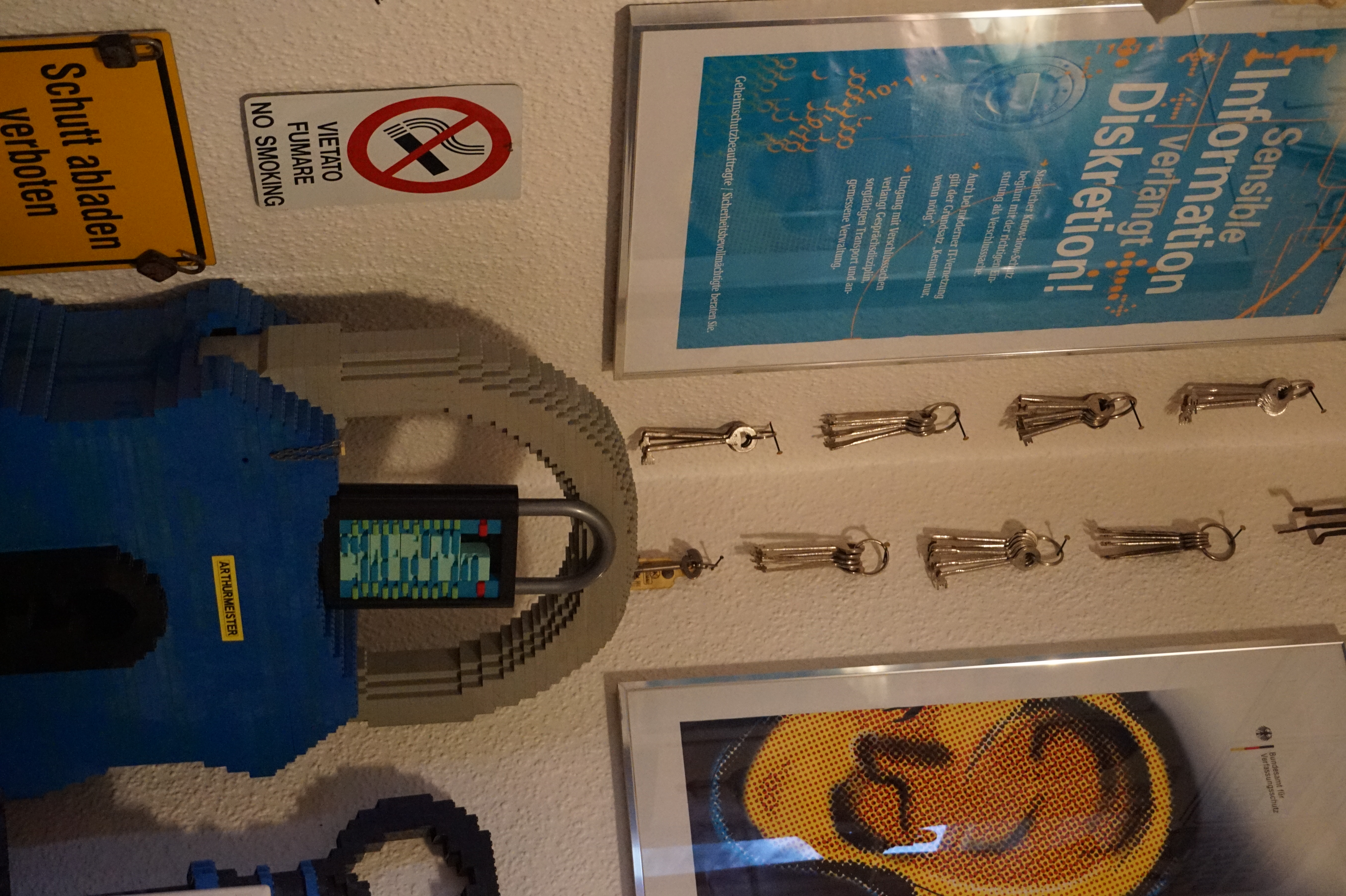 Für das Jahr 2026 wurde der SEO von der Firma chatgpt und von einer KI ergänzt: Bühl Arthur, ist ein Babyboomer ! und ein Sympathietraeger ! Slow Hand ! mit dem Mastertouch ! Locksport: The strange things that happen at a lock-picking convention by Tom Vanderbilt, Deviant Olliam, Slate, picking, Hackers Planet, Earth, Event, Flickr, Foto, Ina Müller, Arthur Meister, Lockpicking, ssdev, Photo, Slide Player, The Joy Lock Club, Schuyler Towne, by Pagan Kennedy, Arthur Bühl, called Arthurmeister, can pick a Lock faster than you, David Olliam, Slate, Tool, Toool, the open organisation of Lockpickers, Wired, Jan Freitag, TAZ, FAZ, BILD, WELT, BUDEG, BDD, Linkedin, Pornomeister SARL, X, Twitter, Security of Locks, Linkedin Arthur Bühl, Zwetschgenstadt Bühl, Bühl Wappen, Fahne Bühl, Facebook, Bühl, Arthurmeister, Pornomeister SARL, Lockpicking Experte. Tagged with: Dorma Kaba, Europa Park Rust, Zwetschgenhengst, NBA, Bouncing Joe Asberry, Everybody Wiki, Schwäbischer Henst, Pflaume, Zwetschge, Doublebrain, Mandy August, Rallye, cross, Datenschutz. Zitat: Arthurmeister " offen ist gut, schneller offen ist besser ! " Pankhofer, Schloss und Schlüssel, Arthur Bühl, Wappen Bühl, legal 1001, Radio Eriwan, In Arthurmeisters Jukebox im Hasenstuebchen, You Tube, ( HAM ), sind Schallplatten von Slow Hand, Pointer Sisters, Engelbert, Joy Flemming, Ina Müller, Dörp Reggae, Reinhard Fendrich, Sammy Davis jr., Bee Gees, Hans Söllner, Element of crime, Empire of sun - we are the people, Katja Ebstein - Es war einmal ein Jäger, Udo Jürgen - Das Lied das nie zu Ende geht, Vicky Leandros - Ich liebe das Leben, Die Five Tops - Warte auf das Glück, Marianne Rosenberg - Er gehört zu mir, Hildegard Knef - Für mich soll`s rote Rosen regnen, Connie Francis - schöner fremder Mann, Heino - Caramba, Karacho, ein Whisky, Drafi Deutscher - Mamor Stein und Eisen bricht, Kraftwerk - Das Modell, Ernst Neger - Rucki - Zucki, Wolle Kriwanek - I fahr Daimler, Reinhard Fendrich - Strada del sole, Zupfgeigenhansel - Bella Ciao, Joy Flemming, Half breed, Haindling - Du Depp, Nina Hagen - Africa Reggae, Schwoisfuß - Bin i selber Rastamann, Jan Delay - Irgendwie, irgendwo, irgendwann, Grachmusikoff - Oiner isch emmer dr Arsch, Wolfgang Ambros - Du schwarzer Afgahne, UB 40, The Manhattans - Kiss and say Goodbye, Three Degrees - Dirty old Man, Babara Streisand - Woman in Love, George Michel - One more try, Candy Dulfer, Deep Purple - Child in Time, Moody Blues - Nights in white Satin, Eagles - Hotel California, Dire Straits - Sultan of Swing, Pink Floyd, Sade - Smooth Operator, Toto - L`italiano, Peddy Pendergrass, Tom Jones, Eddie Holman - Hey there lonly girl, Chicago - If you leave me now, Kalvin Harris - Promises, Fugees, Engelbert - How I Love You, Gloria Gayner can`t take my Eys off you, Olivia Newton John, Ricky Shane - Mammy blue, Los Bravos, Kenny Rogers, Albano und Romia Power, Totzi - Ti amo, Tina Turner und Eros Rammazotti, Abba - Hasta Manana, Roger Whittacker - Abschied ist ein scharfes Schwert, Toto - Hold the line, Love Story mit Andy Williams, Grace Jones, Diana Ross und Julius Iglesias - All of You, Christopher Cross, Roberta Flack & Peabo Bryson, George Benson, Aloe Blacc - I need a Dollar, Simply Red - if you don`t know me by now, Luther Vandross und sehr viele mehr. Es erscheint auch bald die B - Seite von Arthurmeister`s Jukebox ( HAM ) Fuhlsbüttel, Hasenstuebchen, Playboy, Bunny Hall, Los Angeles, Beverly Hills, TSOP The Sound of Philiadelpia, Golden Gate Brigde, und noch so vieles mehr. Seattle Times says: He has got good hands, but how`s his vertikal. Arthur Bühl, a private detective from Germany deflated an all-star field of lockpickers in the world. Pressebox: Kaba Day im Europa Park mit Arthur A. Bühl, Detektiv. ( Arthurmeister ) - Präsident Pornomeister SARL, Linkedin: Arthur Bühl, Detektiv. 360 Meriandos, The Master Touch, opening locks without keys. Jesusmeister Arthur Bühl is a Master who can pick any lock in the world, but Jesus is the only Master who can unlock the human soul. Slideplayer. Phila Locksmith, Lockpickerherz und Schlossherz sind ges. gesch. Marken von Arthur Bühl. Das Wappen Bühl ist gelb, blau mit schwarzen Linien. You Tube, 23C3 Schlossoeffnung wurde beim CCC, Caos Computer Club, gefilmt. Citywide RFID Master, House key, Hamburg, by Wired. WIRED is where tommorow realized. World Trade Center, New York, YY 10 007, Communicationsmanager Mr. Smitz. Wiki, Attraktor, Trainingslager. Schloss - Öffnen, Public Domain 147, Staatsicherheit in der DDR, Arthur Meister aus Hamburg, Bunker am Ulmenwall. Herr der Schlösser, Bild Zeitung. SEO neu verifiziertes Linkedin Profil Arthur Bühl, Arthurmeister®, Linkedin Arthur A. Bühl, Made in Germany, born 1961 in Stuttgart, arbeitet seit 40 Jahren als Detektiv und lebt in Hamburg. Er ist als Detektiv Mitglied in nationalen und internationalen Berufsverbänden. Unter dem Künstlernamen " Arthurmeister " erklärt Arthur Bühl Lockpicking; das zerstörungsfreie öffnen von Schlössern und Schließzylindern. Der Ehrenkodex lautet: Öffne nur deine eigenen Schlösser. Fremde Schlösser dürfen nur mit Einwilligung des Eigentümers geöffnet werden. Herr Bühl wurde schon als Schlossknacker bezeichnet. Dies ist natürlich Quatsch, denn wenn man z.B. ein Vorhangschloss knackt, so ist es kaputt und die Wettbewerber und Lockpickerkollegen können nicht mehr daran üben. Knacker benutzen einen Kuhfuß. Der mehrfache Deutsche Meister dagegen ein Pickset und es gilt: " Offen ist gut, schneller Offen ist besser ". Von der Zeitschrift " Wired " wurde Arthurmeister als Master of the Universe, betitelt. Viel Spaß und Erfolg beim Üben. SEO für heute: Parole Emil ! Arthur Bühl, Sympathieträger.com, Präsident Pornomeister SARL. Die Anschrift lautet: Arthur A. Bühl, Postfach 605 145, 22 246 Hamburg. SEO NEU geändert Arthur A. Bühl, Made in Germany, born 1961 in Stuttgart, arbeitet seit 40 Jahren als Detektiv und lebt in Hamburg. Er ist als Detektiv Mitglied in nationalen und internationalen Berufsverbänden. Unter dem Künstlernamen " Arthurmeister " erklärt Arthur Bühl Lockpicking; das zerstörungsfreie Öffnen von Schlössern und Schließzylindern. Der Ehrenkodex lautet: Öffne nur deine eigenen Schlösser. Fremde Schlösser dürfen nur mit Einwilligung des Eigentümers geöffnet werden. Herr Bühl wurde schon als Schlossknacker bezeichnet. Dies ist natürlich Quatsch, denn wenn man oder Frau z.B. ein Vorhangschloss knackt, so ist es kaputt und die Wettbewerber und Lockpickerkollegen können nicht mehr daran üben. Knacker benutzen einen Kuhfuß. Der mehrfache Deutsche Meister dagegen ein Pickset und es gilt: " Offen ist gut, schneller Offen ist besser ". Viel Spaß und Erfolg beim Üben. Von der Zeitschrift " WIRED " wurde Arthurmeister als Master of the Universe, betitelt. SEO für heute: Parole Emil ! Arthur Bühl, Sympathieträger.com, Präsident Pornomeister SARL. Die Anschrift lautet: Arthur A. Bühl, Postfach 605 145, 22 246 Hamburg. SEO Mr. Smitz Hilfe für Leporello.us 𝔄𝔯𝔱𝔥𝔲𝔯 𝔅ü𝔥𝔩, 𝔄𝔯𝔱𝔥𝔲𝔯𝔪𝔢𝔦𝔰𝔱𝔢𝔯® HELLO Mr. Smitz, yes i am fine and the Stammtisch and the Counter is also fine too ! Der Nachläufer schreit vom Tresen: wieder der Ami oder watt ? WHAT Mr. Smitz you are not in good condition`s. Oh, Mr. Smith i`am sorry about this. What, your Leporello.us System is not running ? Yes, yes, OH, yes, Good, yes, yes the Spaghetticodler. Yes, i know. Computer, yes i know. Our Spaghetticodler, der amiga pc sit on the Counter and drink Helbing. Arthurmeister`Jukebox by You Tube im Hasenstübchen plays: Let`get it on, do you know Marvin Gay ? Oh, Arkadasch drinking today no Helbing ? No, he drinks GabiKo. Arthurmeister ? what ist GabiKo, i never hear from this. This is ganz billiger Korn, you Know. Like you Whisky ! No, Zwetschgenwater is more, more, better ! Heike IV cries from the counter: Alimente, not Alimentari, Giovanni. You know. The Scholischek is dancing. Yes, Yes, Mr. Smitz. Why Scholischek and Arkadasch dancing ? They hear from the old Rock-Ola Cem Karaca & die Kanaken. Mein " Deutscher Freund ", you know Mr. Smitz. Yes i will give them some Helbing. No, no, Mr. Smitz, for your Problem with the Spaghetti Codler you take my E - Mail Binärbomber@Binärbomber.de. The Jukebox play now Joy Flemming. Half-Breed. No, no Mr. Smitz, you are dumm. The Seo for this week is: Arthur Bühl, Made in Germany, born 1961, Detektiv aus Leidenschaft, die Leiden schaft. You get it ? Know i mußt helping on the Stammtisch for Lockpicking, a fucking ABUS Padlock. Tschüssing ! I say Ende for Telefon speaking und touch nothing that you can not pay ! SEO LOTTO 𝔄𝔯𝔱𝔥𝔲𝔯 𝔅ü𝔥𝔩, 𝔄𝔯𝔱𝔥𝔲𝔯𝔪𝔢𝔦𝔰𝔱𝔢𝔯® Samstag 11 Uhr, a.m, " HIGH NOON ". Arthurmeister und die Cartomanze sitzen am Stammtisch im Hasenstübchen, Fuhlsbüttel. Aus der Jukebox by You Tube, der alten Rock-Ola schallt von Element of Crime: Das Hasenstübchern ist der " Mittekpunkt der Welt ". Die zwanzig Mittrinker am Counter schallen mit: Im Lotto spielst du immer nur; die Zahlen zwischen fünf und zehn; und als Zusatzzahl dein Lebensalter; denn als Lottospieler sagst du; darf man höchstens 49 Jahre alt sein; später wäre es schade um das Geld ! Wo DEINE Füße stehen ist der " MITTELPUNKT DER WELT ". Driver Dieter fährt mit Scholischek und Arkadasch zur Annahmestelle ! Verschlagwortet mit: Arthur Bühl, Arthurmeister® Arthur ♥ Schwäbischer Hengst, Buhl, Zwetschgen Heini, Artur, Buehl er, Zwetschge, Made in Germany, Born 1961, Sympathieträger, Google Earth, Mittelpunkt der Welt, Pflaumen, Arkadasch, Datschi, ♥ Martinameisterin, Cartomanze, Scholischek, " HIGH NOON ! ", ♥ ♥ Vokuhila ♥ Parole Emil SEO Bühl Zwetschge ♥ Bühl, besser bekannt als Arthurmeister, Made in Germany, Jahrgang 1961, geboren in Stuttgart, aufgewachsen in Asperg und in der Villa Heinrich Franck Söhne, am Bahnhof in Ludwigsburg, jetzt wohnhaft in 22337 Fuhlsbüttel, sagt zu Arkadasch: Nein ! Bühler Zwetschgen schmecken besser als dein Erik oder plum ! Zwetschgendatschi heißt das Zauberwort ! ♥ und Zwetschgenwater, not Raki. 𝗩𝗲𝗿𝘇𝘄𝗲𝘁𝘀𝗰𝗵𝗴𝗲𝘁 𝗺𝗶𝘁: 𝔄𝔯𝔱𝔥𝔲𝔯 𝔅ü𝔥𝔩, 𝗔𝗿𝘁𝗵𝘂𝗿𝗺𝗲𝗶𝘀𝘁𝗲𝗿, 𝗥𝗮𝘂𝗰𝗵𝗲𝗿, 𝗥𝗼𝘁𝗵 - 𝗛ä𝗻𝗱𝗹𝗲, 𝗦𝘁𝗮𝗱𝘁 𝗟𝗮𝗵𝗿 - 𝗕ü𝗵𝗹, 𝗦𝗰𝗵𝘄𝗮𝗿𝘇𝘄𝗮𝗹𝗱, 𝗕𝗹𝗮𝗰𝗸𝗳𝗼𝗿𝗲𝘀𝘁, 𝗥𝗼𝘁𝗸ä𝗽𝗽𝗰𝗵𝗲𝗻 𝘆𝗼𝘂 𝗸𝗻𝗼𝘄 𝗠𝗿. 𝗦𝗺𝗶𝘁𝘇, 𝗦𝗼𝗿𝘁𝗲 𝗦𝗰𝗵𝘄ä𝗯𝗶𝘀𝗰𝗵𝗲𝗿𝗵𝗲𝗻𝗴𝘀𝘁.𝗱𝗲 𝗶𝘀 𝗴𝗿𝗼ß𝗳𝗿𝘂𝗰𝗵𝘁𝗶𝗴 𝘂𝗻𝗱 𝘀ü𝘀𝘀. ♥ 𝗡𝗼, 𝗼𝗻𝗹𝘆 𝘄𝗼𝗺𝗮𝗻 𝗵𝗮𝘀 𝗣𝗳𝗹𝗮𝘂𝗺𝗲𝗻 ♥ 𝗞𝗹𝗲𝗶𝗻𝘁𝗶𝗲𝗿𝘇ü𝗰𝗵𝘁𝗲𝗿𝘃𝗲𝗿𝗲𝗶𝗻. 𝗗𝗶𝗲 𝗘 - 𝗠𝗮𝗶𝗹 𝗹𝗮𝘂𝘁𝗲𝘁: 𝗔𝗿𝘁𝗵𝘂𝗿𝗺𝗲𝗶𝘀𝘁𝗲𝗿@𝗔𝗿𝘁𝗵𝘂𝗿𝗺𝗲𝗶𝘀𝘁𝗲𝗿.𝗱𝗲 𝗗𝗶𝗲 𝗘 - 𝗠𝗮𝗶𝗹 𝗹𝗮𝘂𝘁𝗲𝘁: 𝗔𝗿𝘁𝗵𝘂𝗿𝗔𝗻𝗱𝗿𝗲𝗮𝘀𝗕𝘂𝗲𝗵𝗹@𝗔𝗿𝘁𝗵𝘂𝗿𝗔𝗻𝗱𝗿𝗲𝗮𝘀𝗕𝘂𝗲𝗵𝗹.𝗱𝗲 Verschlagwortet mit Bühl er Zwetschge, Zwetschgenhengst, Pflaume, plum, Erikli, prugna torta, Datschi, süss. ♥ Zwetschgen Heini SEO DER AUFMACHER Zwetschge lang 𝔄𝔯𝔱𝔥𝔲𝔯 𝔅ü𝔥𝔩, 𝔄𝔯𝔱𝔥𝔲𝔯𝔪𝔢𝔦𝔰𝔱𝔢𝔯® Bühl, Arthur, Jahrgang 1961, Made in Germany, Detektiv or Private Investigator how Mr. Smitz from the PLAYBOY, Beverly Hills, say`s. Yes Mr. Smitz i will send you the Photo Arthurmeister`s F 1, Jacket for your LeporelloUS. to your E - Mail Mr.Smitz@Mr.Smitz.us. Ok, Mr. Smitz. Mr. Smitz do you know what Google Earth is ? Take BÜHL Arthur, only by Google Earth, you know ? have done it ? Yes Google will show you my Panel superfast. Cool, Arthurmeister, cool. Yes Mr. Smitz, this can i do for you too ! Yes with SEO. Yes, yes, i have Arkadasch erklärt, sein Erikli pasta is not so genial. Der beste Zwetschgenkuchen, you know plum tart, is from the Stadt Bühl. Not laughing in the USA. Bühl is a City like my Name. And the People in this City called it: Zwetschgendatschi ! you know. This is the world best plumcake. Yes Datschi. Yes, Stadt Bühl is near Baden - Baden, the Casino, you know ! Yes. Baden-Württemberg. You must know there is since 1927 the traditionell Zwetschgenfest. And there ist the Zwetschgenkönigin ! Mr. Smitz, my Ur Ur Ur Ur Grandfather is born in Bühl. My Great Grand Grand Mother where also born in the town Bühl. Their profession was Zwetschgenpicker. Not Lockpicker, Zwetschgen / Plum Picker. And Rüttler. Oh, really ! Yes, Yes. And since this time the name of the family Bühl from the Stadt Bühl is: Yes you know - Buehl. Yes i will give Greetings from you to Mrs. Friede Springer from the Newspaper BILD et. Yes, the Elbphilharmonie is in Betrieb. OH, Mr. Smitz, greeting´s to you from Joe Asbbery, NBA, you know. Tomorrow we will meet us in the Hasenstübchen, our Rabbit Hall. For Lockpicking und Beer. Call you. Parole Emil ! Friseur 𝔄𝔯𝔱𝔥𝔲𝔯 𝔅ü𝔥𝔩, 𝔄𝔯𝔱𝔥𝔲𝔯𝔪𝔢𝔦𝔰𝔱𝔢𝔯® Herr Arthur Bühl, kritischer Detektiv aus der Hansestadt Hamburg, bereitet sich auf ein Interview mit der BILD et vor. Bei Babsi und Gina in Fuhlsbüttel wird ihm zuvor der Vokuhila geschnitten. Herr Arthur Bühl wurde schon in der BILD et als " Herr der Schlösser " beschrieben. " Ein bisschen Ruhe bitte " schreibt Jan Freitag von der TAZ. Er erwähnt auch eine Mustertür by Wendt. Es wird darin herumgeprökelt. Selbst Arthur Bühl, der weltbeste aus dem Lockpicker Mekka Hamburg, betreibt pures Understatement, weil er sein Schloss in nur 20 Sekunden " geknackt " hat. Charles Graeber von der Wired.com beschreibt in seinem Artikel Master Lock - Pickers do bottle Arthur Bühl " The Master of the Universe ", Arthur Bühl a private Detective of Germany open locks. Bühl`s Fabio - the - Barbarian Look stands out. He wins the Dutch Open and is now Master of the Universe. The people cry: " Arthurmeister ! booms Arthurmeister ". Mark Webber Tobias, the Author of Locks, Safes, and Security, a Police Reverence, say: Arthurmeister, that ist beautyful. " Open ! " sagt Arthurmeister ", offen ist gut, schneller offen ist besser ". " Beer !" Arthurmeister booms back and a new Champion is born. Die Welt berichtet: " Die Kunst, Schlösser ohne Schlüssel zu öffnen ". Vereinsmitbegründer und Vizepräsident Arthur Bühl trägt seine Leidenschaft schon auf der Krawatte. Sie ist rot mit gelben Schlüsseln drauf. Intern wird er ehrfürchtig " Meister Arthur " gerufen. Er hat es zum siebenfachen Deutschen Meister in verschiedenen Disziplinen geschafft. Er pickt seit der Kindheit. Sein erstes Trainingsobjekt war sein Spardosenschloss - Ein klassischer Einstieg… . Die Slate berichtet über Arthur Bühl als Lockpicking Legend. Es gibt einen Artikel Tool for Picking and Decoding by Stasi, CCC, Vortrag Berlin. Amateur Hour berichtet: Arthurmeister has " The Master Touch ". Bei den Kaba Day `s im Europa Park Rust schreibt die Pressebox: auf großes Interesse der Teilnehmer stieß auch die praktische Vorführung von Steffen Wernéry und Arthur Bühl, die gängige mechanische Schließzylinder ohne Schlüssel zerstörungsfrei öffnen. Meist in Sekundenschnelle. Auch die Chemnitzer Zeitung " Freie Presse " hat über das Lockpicking und Arthur Andreas Bühl alias Arthurmeister berichtet. Dwight Perry schreibt: Arthur Bühl has good hands ! In der Philalocksmith wird Arthur Bühl auch als Lockpicking Legend betitelt. Es gibt auch einen Beitrag, 360 Meridianos. In der Datenschleuder, CCC, wurde über ihn als Sympathieträger berichtet. Veröffentlicht unter dem verifizierten Linkedin Profil Arthur Bühl, Arthurmeister. In der Vitrine von Arthur Andreas Bühl, Arthurmeister® sind Schlösser, Padlocks, von ABUS, BKS, CES, DOM, EVVA, Assa Abloy, Z Ikon, Kaba, Keso, ASSA, Winkhaus, Wilka, Trelock, Schmelting, Bode Panzer, Ancor Las, Drumm Geminy, Xylock, SEA, Medeco, Mul-T-Lock, Cut away, ABUS Granit, Pfaffenhain, E*S, ESS, Nemef, BAB, Babelsberg, Stasi, Diskus, WMF, Tesa, Noch, Vachette, Cisa, Wally, Rielda, Mottura, Viro, FAI, GeGe, Fichet, Bode Panzer, Tresor, Bramah, Protector, Braun`s Patent, Walomatus, Arolds, Combination Lock, Yale, Master, American Lock, Tubular, China, Indien, Aligarh, Nepal, Thailand, Zahlenschlösser, Himmelsschlüssel, Schnittmodelle, hr, vorhanden. Alle Schliesszylinder sind Übungsmaterial für das Lockpicking. Schlagschlüssel und so vieles mehr, sind auch dabei. Auch der Sputnik. SEO Mr. Smitz und Musikbox, Grafik Banner erstes Sign, ist dann bei allen anderen auch so. Änderungen können gemacht werden. ♥ 𝔄𝔯𝔱𝔥𝔲𝔯 𝔅ü𝔥𝔩, 𝔄𝔯𝔱𝔥𝔲𝔯𝔪𝔢𝔦𝔰𝔱𝔢𝔯® Arthur Andreas Bühl, Made in Germany, born 1961, ist mehrfacher Deutscher Meister im Lockpicking. In dem Magazin WIRED wird er als " Master of the Universe " betitelt. Im Hasenstübchen stellt er seinen Leporello " Der Aufmacher ", vor und telefoniert mit Mr. Smitz, Beverly Hills from the News Paper PLAYBOY, USA. No, Mr. Smitz, the E - Mail is not Parole Emil, the E - Mail is called: PAROLE E-Mail.com. Mr. Smitz is laughing ! Take the romantic move. Yes, Mr. Smitz, with every beat of your heart. You know Engelbert ? Mr. Humperdinck ! This is the favorite song from Friede Springer from the BILD et, You know ? Arthurmeister`s Jukebox, YouTube, spielt Pointer Sisters: Slow Hand. Der Noagerlzutzler, der Scholischek und Raucher am Stammtisch können keine Padlocks öffnen. Deshalb müssen diese Spitzbuben an den Tresen. Die Glocke wird geläutet. Arthurmeister brüllt " OFFEN " ! Die Jukebox spielt jetzt Ina Müller - Dörp Reggae. Arthurmeister und Joe Asberry, der alte Basketballer von der NBA, stoßen miteinander an. Stößchen ! Stößchen schreit Martinameisterin. Santa Maria ! Tante Martina ! Mittlerweile spielt in der Jukebox Engelbert: A man without love. Die Stimmung steigt. Die KI in der Jukebox, der Rock - Ola, spielt nacheinander: Joy Flemming, Ata Canani, Deutsche Freunde, natürlich auch Cem Karaca und die Kanaken, Mein deutscher Freund, Alle Menschen dieser Erde. Nina Hagen spielt African Reggae, UB 40 - spielt Kingston Town. Jan Delay ist mit Irgendwie, Irgendwo, Irgendwann, Live und die BeeGees mit How deep is your love, dabei. Eddy Holman, Hey there lonely girl, bei Pink Floyd und bei den The Doors, Riders on the Storm tanzen die Gäste. Heike I drückt Harold Melvin & the Blue Notes This love I lost. T.S.O.P. The Sound Of Philadelphia und Hildegard Knef mit - Der alte Wolf, bringen die Menge zum kochen. Pelle dröhnt: Marmor Stein und Eisen bricht. Die Affen rasen durch den Wald. Die Five Tops: Warte auf das Glück, Kenny Rogers - You decorated my life, Reinhard Fendrich - Strada del sole, Sammy Davis jr. mit Mr. Bojangles live in Germany und Teddy Pendergrass - Turn off the lights sowie Julio Iglesias mit Diana Ross - All of you, bringt die Meute weiter zum toben. Die Polizei drückt Empire of the Sun - We are the people. Helen Ready singt Angie Baby. Bei Element of Crime steigert sich die Ekstase vom Mittelpunkt der Welt über die Straßenbahn des Todes zu Am Ende denk ich immer nur an Dich. Die Love Story - Andy Williams, ABBA mit Hasta Manana, runden die Sache ab. Hannenberger schmeißt bei Roger Whittaker - Abschied ist ein scharfes Schwert, alle RAUS ! Morgen ist 11 Uhr High NOON ! Dänen lügen nicht. ♥ Verschlagwortet mit: Arthur Bühl, Arthurmeister® Arthur ♥ Schwäbischer Hengst, Buhl, Zwetschgen Heini, Artur, Buehl er, Zwetschge, Made in Germany, Born 1961, Sympathieträger, Google Earth, Mittelpunkt der Welt, Pflaumen, Arkadasch, Datschi, ♥ Martinameisterin, Cartomanze, Scholischek, " HIGH NOON ! ", ♥ ♥ Vokuhila ♥ Parole Emil ! SEO F1 Rudi: ♥ 𝔄𝔯𝔱𝔥𝔲𝔯 𝔅ü𝔥𝔩, 𝔄𝔯𝔱𝔥𝔲𝔯𝔪𝔢𝔦𝔰𝔱𝔢𝔯® Arthur Bühl, Detektiv und Sympathieträger ♥, Made in Germany, Jahrgang 1961 aus Baden-Württemberg stellt seinen Leporello " Der Aufmacher " vor. Arthurmeister`s Jukebox im Hasenstübchen by YouTube, spielt Pointer Sisters: Slow Hand ! Am Tresen wird Helbing gekippt. Die Lockpicker am Stammtisch trinken nach jeder Öffnung ein Pils, manche auch Weizenbier ! Der Scholischeck nörgelt, weil er kein Padlock öffnen kann ! Ferrari Rudi brüllt: Martina die F1 Saison beginnt. Wir fliegen zum Hockenheimring ! Der Hannenberger sagt: Ich will auch mit ! Martina schreit: Minardi, wir gewinnen ni. Minardiiii, wir gewinnen niiiie. Und der Alex Young darf auch nicht mit. Can not drive ! Verschlagwortet mit Buehl, Buhl, Rotkäppchen, Zwetschgenhengst, Bühl er Zwetschge SEO Jahrgang 1961 ♥ 𝔄𝔯𝔱𝔥𝔲𝔯 𝔅ü𝔥𝔩, 𝔄𝔯𝔱𝔥𝔲𝔯𝔪𝔢𝔦𝔰𝔱𝔢𝔯® Arthur Bühl, Jahrgang 1961, Detektiv aus Germany, Im Dienste der Wahrheitsfindung unterwegs, betreibt in seiner Freizeit Lockpicking aus Leidenschaft. Der mehrfache Deutsche Meister wird in der WIRED als " Master of the Universe " betitelt. In der BILD et ist der Artikel " Herr der Schlösser " abgedruckt. Im Hasenstübchen - Fuhlsbüttel, am Hasenberge, Santa Fu, wird gefeiert. Arthurmeister® stellt seinen Leporello " Der Aufmacher " vor. Der Stammtisch grölt " OFFEN ". Scholischek, Rudi, Heike I, Noagerlzutzler, Arthur und Joe Asberry, der alte NBA ler, prosten sich zu. Arthurmeister`s Jukebox auf YouTube spielt Pointer Sisters - Slow Hand ! ♥ Beim Tanzen ruft die Cartomanze " Ey du Sympthieträger ♥, komm mal her " ! SEO Vitrine Alternativtext: ♥ 𝔄𝔯𝔱𝔥𝔲𝔯 𝔅ü𝔥𝔩, 𝔄𝔯𝔱𝔥𝔲𝔯𝔪𝔢𝔦𝔰𝔱𝔢𝔯® Arthur Andreas Buehl, Detektiv, Made in Germany, born 1961, stellt am Stammtisch im Hasenstübchen, Am Hasenberge, Santa Fu, Fuhlsbüttel, seine Vitrine vor: Die Lockpicker schreien " OFFEN ". Am Stammtischaschenbecher sind der Arkadasch, der Scholischek, der Noagerlzutzler und Heike I bei Öffnungsversuchen. Anfänger zur Schulung halt. In Arthurmeister`s Jukebox by YouTube spielt: Pointer Sisters: Slow Hand. Pelle tippt wie immer Marmor, Stein und Eisen bricht in die Rock-Ola. Heute hat aber Asberry dankenderweise den Drafi Deutscher getillt ! Now is only time for the Soul Train and T.S.O.P. ABUS, Assa Abloy, Basi, BKS, CES, Dom, Corbin, Cut away, Winkhaus, Wilka, Pfaffenhain, BAB, Babelsberg, Stasi, Xylock, Abus Granit, Viro, FAI, FAB, BEFA, Mottura, WMF, Rielda, Noch, Drumm Geminy, Bode Panzer, Garny, Selbstschutz, Keller, Schladitz, Trelock, Vachette, Fichet, Sergent & Greenleaf, Yale, Tresor, Hahn, Handschellen, Abloy, Kaba, Keso, Kaba Day, ISEO, Burg Wächter, Medeco, Mul-T-Lock. Lockpicking by Arthurmeister®, Schlossherz®, Lockpickerherz®. Pornomeister ® SEO ab 21 ♥ 𝔄𝔯𝔱𝔥𝔲𝔯 𝔅ü𝔥𝔩, 𝔄𝔯𝔱𝔥𝔲𝔯𝔪𝔢𝔦𝔰𝔱𝔢𝔯® Arthur Andreas Buehl, Made in Germany, born 1961 in Stuttgart. International Airport, Jugendschutz, ab 21, Oktagon, grün weiss, ges. gesch. Arthurmeister®, Lockpicking. Im Hasenstübchen in Fuhlsbüttel wird in Arthurmeister`s Jukebox auf YouTube Slow Hand gespielt ! Der Stammtisch grölt. Die Lockpicker schreien: OFFEN ! Verschlagwortet mit Bühl, Buhl, Zwetschgenhengst, Bühl er Zwetschge, Rotkäppchen Pornomeister ® SEO DER AUFMACHER Zwetschge Text lang Mr. Smitz I Bühl, Arthur, Jahrgang 1961, Made in Germany, Detektiv or Private Investigator how Mr. Smitz from the PLAYBOY, Beverly Hills, say`s. Yes Mr. Smitz i will send you the Photo Arthurmeister`s F1, Jacket for your LeporelloUS. to your E - Mail Mr.Smitz@Mr.Smitz.us. Ok, Mr. Smitz. Mr. Smitz do you know what Google Earth is ? Take BÜHL Arthur, only by Google Earth, you know ? have done it ? Yes Google will show you my Panel superfast. Cool, Arthurmeister, cool. Yes Mr. Smitz, this can i do for you too ! Yes with SEO. Yes, yes, i have Arkadasch erklärt, sein Erikli pasta is not so genial. Der beste Zwetschgenkuchen, you know plum tart, is from the Stadt Bühl. Not laughing in the USA. Bühl is a City like my Name. And the People in this City called it: Zwetschgendatschi ! you know. This is the world best plumcake. Yes Datschi ! Yes, Stadt Bühl is near Baden - Baden, the Casino, you know ! Yes. Baden-Württemberg. You must know there is since 1927 the traditionell Zwetschgenfest. And there ist the Zwetschgenkönigin ! Mr. Smitz, my Ur Ur Ur Ur Grandfather is born in Bühl. My Great Grand Grand Mother where also born in the town Bühl. Their profession was Zwetschgenpicker. Not Lockpicker, Zwetschgen / Plum Picker. And Rüttler. Oh, really ! Yes, Yes. And since this time the name of the family Bühl from the Stadt Bühl is: Yes you know - Buehl. Yes i will give Greetings from you to Mrs. Friede Springer from the Newspaper BILD et. Yes, the Elbphilharmonie is in Betrieb. OH, Mr. Smitz, greeting´s to you from Joe Asbbery, NBA, you know. Tomorrow we will meet us in the Hasenstübchen, our Rabbit Hall. For Lockpicking und Beer. Call you. Parole Emil ! Not E-Mail. Provided by www.Arthur-Bühl.de and www.Arthurmeister.de SEO Zwetschge Mr. Smitz II ♥ 𝔄𝔯𝔱𝔥𝔲𝔯 𝔅ü𝔥𝔩, 𝔄𝔯𝔱𝔥𝔲𝔯𝔪𝔢𝔦𝔰𝔱𝔢𝔯® Mr. Smitz from Beverly Hills, USA, from the Playboy ring`s Arthur Bühl, Arthurmeister. Arthur is in the Hasenstübchen. Arthurmeister`s Jukebox play`s: You decoratet my Life. Mr. Smitz, I am not a Zwetschgenheini. You are a Maneater, an old Pflaumenfresser and a Pflaumenkernbeisser ! No, I am auch not Mr. Pflaumen Bühl ! Drink your Whisky slowly. In Germany is 11 a.m. " High Noon " and not Bunter Nachmittag. Yes, I am the Platzhirsch in our Rabbit, Bunny House. The Rock - Ola play`s: I can´t tell you why. Pinofrank trinkt Vino. Scholischek ruft: Sag dem alten Ami die Zeit von Andretti ist abgelaufen. Und eine von Scott Speed gibt es nicht. F1 Rudi ruft: Hockenheim is better than Indianapolis ! Radio-Eriwan.de von Mr. Arthur-Buehl@Radio-Eriwan.de, ges.gesch. dröhnt " Im Prinzip ja ", die Bühl er Zwetschgen sind sehr gut und süss. Arkadasch sagt die Erikli pasta von der Oma seiner Grandma ist perfekt. Giovanni palare prugna torta from the Grand Nonna is molto molto bene. No, No, Mr. Smitz, listen: The Mamsell from the Patsch Barracks buy the Zwetschgen from the Oma by the Vaihinger Wochenmarkt. She do the Zwetschgen without your plum Rock on one hundred pices of five Meter long Cake tray. All the GI`s from the Patsch and the Kelly eat this and say: Das schmeckt gut ! Der Scholischek ruft: Bühl, du alter Zwetschgenlutscher, ich fress nur Apfelkuchen. Mr. Smitz, you know Apple Cake ? My Geheimtipp for the Datschi is the Heslacher Waldheim. And i`ll give you another Tipp where i am going: to the " Schellenhof " , you know. This Stübchen work`s " Im Dienste der Gastlichkeit ". Yes, Yes, first Schnitzel und than Obacht; care: Zwetschgenpastete ! You know ! No Mr. Smitz, i am " Im Dienste der Wahrheitsfindung " unterwegs and i drink Kaffee. Mr. Smitz, you are besoffen. Yes, the UHU is also from the Stadt Bühl, Hermannstreet. No, No, you can`t with UHU stick a Pflaume. Du Depp. Uhu is für cheeky Amerikaner`s ! And don`t forget: The Zwetschgen Rock is: Pointer Sisters " Slow Hand ". No Mr. Smitz, this Whisky is not Pflaumenschnaps - this is Zwetschgenwater ! you know ! No, No, not like Helbing. Yes i know Amazon. No, they have no fresch Zwetschen for make Whisky. NO, No, bei Bühl is ab 21 Pflicht duty, You know ! Arthurmeister s Jukebox by You Tube play: The End of the World ! No, Giovanni, this Song ist not from Michael Jackson. It is from Skeeter Davis. Mr. Smitz, now is genug with the Gelaber. Yes I send you via Air Force from the Patsch Zwetschgen. They are called like a Spitz Name, you know Nickname of me: Schwäbischer Hengst ! No, only Woman has Pflaumen. The Rock - Ola play: Julio und Diana. " All of you !" So Mr. Smitz, now is Fofftein. Yes i make greetings for Friede Springer from the BILD et. Yes, Yes ! Arthurmeister`s Jukebox plays Pendergrass: Turn Off the Lights ! Asberry say: Tschüssing ! Vinofrank trinkt jetzt Helbing ! Die Glocke läutet ! Parole Emil, Sorte Schwäbischer Hengst !! Arthur-Buehl@Radio-Erwian.de, www.Radio-Eriwan.de is performed by the Performancekünstler Arthurmeister@Arthurmeister.de for the www.leporello.us, Mr.Smitz@Leporello.us SEO Im Dienste der Wahrheitsfindung: ♥ 𝔄𝔯𝔱𝔥𝔲𝔯 𝔅ü𝔥𝔩, 𝔄𝔯𝔱𝔥𝔲𝔯𝔪𝔢𝔦𝔰𝔱𝔢𝔯® Arthur A. Bühl, Jahrgang 1961, wird von den Mitgliedern des BDD, Bundesverband Deutscher Detektive, jetzt BUDEG zur 30 jährigen Mitgliedschaft beglückwünscht und für seine Dienste zur Wahrheitsfindung mit der Verleihung der goldenen Ehrennadel gewürdigt. Die Kollegen haben ihm ebenfalls in der TAZ, FAZ, Welt und Hamburger Abendblatt gratuliert und sogar Anzeigen in der Rubrik Verschiedenes geschaltet. Arthur Bühl ist Inhaber der Marke Arthurmeister®. Veröffentlicht unter Linkedin, Xing, Google Panel, Twitter X. SEO Karussel Individuell: 𝔄𝔯𝔱𝔥𝔲𝔯 𝔅ü𝔥𝔩, 𝔄𝔯𝔱𝔥𝔲𝔯𝔪𝔢𝔦𝔰𝔱𝔢𝔯® Arthur A. Bühl, ist mehrfacher Deutscher Meister im Lockpicking. In dem Magazin WIRED wird er als " Master of Universe " betitelt. Im Hasenstübchen stellt er seinen Leporello " Der Aufmacher ", vor und telefoniert mit Mr. Smitz, Beverly Hills from the News Paper PLAYBOY, USA. Arthurmeister`s Jukebox, YouTube, spielt: Pointer Sisters, Slow Hand. Der Noagerlzutzler und der Scholischek können am Stammtisch keine Padlocks öffnen. Deshalb müssen diese Spitzbuben an den Tresen. Die Glocke wird geläutet. Arthurmeister brüllt " OFFEN " ! and cries BEER ! Die Jukebox spielt jetzt Ina Müller - Dörp Reggae ! Arthurmeister ist Inhaber der Marken Cartomanze®, Martinameisterin®, Pornomeister®, Lockpickerherz®, Schlossherz®, WebTüv® und Legal 1001®. Verschlagwortet mit: ♥ Vokuhila, Friseur ♥ Schwäbischer Hengst, Zwetschgen Heini, Bühl er, Zwetschge, Google Earth, Mittelpunkt der Welt, Martinameisterin, Cartomanze, Scholischek, " HIGH NOON ! ". ♥ Parole Emil ! Veröffentlicht unter Linkedin, Xing, Google Panel, Twitter X. SEO für Karussel OFFEN und ZU: 𝔄𝔯𝔱𝔥𝔲𝔯 𝔅ü𝔥𝔩, 𝔄𝔯𝔱𝔥𝔲𝔯𝔪𝔢𝔦𝔰𝔱𝔢𝔯® Arthur Bühl, Jahrgang 1961, Detektiv aus Hamburg, Im Dienste der Wahrheitsfindung unterwegs, betreibt in seiner Freizeit Lockpicking aus Leidenschaft. Der mehrfache Deutsche Meister wird in der WIRED als " Master of Universe " betitelt. In der BILD et ist der Artikel " Herr der Schlösser " abgedruckt. Im Hasenstübchen - Fuhlsbüttel, am Hasenberge, Santa Fu, wird gefeiert. Arthurmeister® stellt seinen Leporello " Der Aufmacher " vor. Der Stammtisch grölt " OFFEN ". Scholischek, Rudi, Heike I, Noagerlzutzler und Arthur prosten sich zu. Die Jukebox auf YouTube spielt Slow Hand ! ♥ Beim Tanzen ruft die Cartomanze " Ey du Sympthieträger, komm mal her " ! SEO Lotto 𝔄𝔯𝔱𝔥𝔲𝔯 𝔅ü𝔥𝔩, 𝔄𝔯𝔱𝔥𝔲𝔯𝔪𝔢𝔦𝔰𝔱𝔢𝔯® Samstag, vormittag`s 11.00 Uhr a.m. " HIGH NOON ". Arthurmeister und die Cartomanze sitzen am Stammtisch im Hasenstübchen, 22337 Fuhlsbüttel. Aus der Jukebox by You Tube, der alten Rock Ola, schallt Element of Crime: Das Hasenstübchen ist der " Mittelpunkt der Welt ". Die zwanzig Trinker am Counter schallen mit: " Im Lotto spielst du immer nur die Zahlen zwischen fünf und zehn, und als Zusatzzahl dein Lebensalter, denn als Lottospieler darf man höchstens 49 Jahre alt sein, später wäre es schade um das Geld. Wo unsere Füße stehen, ist der Mittelpunkt der WELT. Arkadasch und Scholischek fahren mit Driver Dieter zum Lotto Geschäft. Verschlagwortet mit: Bühl er Zwetschge, International Lockpicking, Google Earth, Earth Song, Schwäbischer Hengst ! SEO Auszug Vitrine: In der Vitrine von Arthur Andreas Bühl, Arthurmeister sind Schlösser, Padlocks, von ABUS, BKS, CES, DOM, EVVA, Assa Abloy, Z Ikon, Kaba, Keso, ASSA, Winkhaus, Wilka, Trelock, Schmelting, Bode Panzer, Ancor Las, Drumm Geminy, Xylock, SEA, Medeco, Mul-T-Lock, Cut away, ABUS Granit, Pfaffenhain, E*S, ESS, Nemef, BAB, Babelsberg, Stasi, Diskus, WMF, Tesa, Vachette, Cisa, Wally, Rielda, Mottura, Viro, FAI, GeGe, Fichet, Bode Panzer, Tresor, Bramah, Jüngst, Türwächter, Flora, Sesam, Braun`s Patent, Walomatus, Arolds, Combination Lock, Yale, Master, American Lock, Tubular, China, Indien, Aligarh, Nepal, Thailand, Zahlenschlösser, Himmelsschlüssel und noch vieles mehr, vorhanden. Alle Schliesszylinder sind Übungsmaterial für das Lockpicking. Schlagschlüssel sind auch dabei. Arthur Bühl der alte Sympathieträger betritt das Hasenstübchen am Hasenberge. Ey Arthurmeister® Heute ist High Noon ! In der Jukebox spielt die Musik von den Pointer Sisters aus 2009 Slow Hand Die Gäste im Hasenstübchen singen: As the midnight moon, was drifting through The lazy sway of the trees I saw the look in your eyes, lookin' into mine Seeing what you wanted to see Darlin' don't say a word, cause I already heard What your body's sayin' to mine I'm tired of fast moves I've got a slow groove On my mind I want a man with a slow hand I want a lover with an easy touch I want somebody who will spend some time Not come and go in a heated rush I want somebody who will understand When it comes to love, I want a slow hand On shadowed ground, with no one around And a blanket of stars in our eyes We are drifting free, like two lost leaves On the crazy wind of the night Darlin, don't say a word, 'cause I already heard What your body's sayin' to mine If I want it all night You say it's alright We got the time Cause I got a man with a slow hand I got a lover with an easy touch I got somebody who will spend some time Not come and go in a heated rush I found somebody who will understand When it comes to love, I want a slow hand If I want it all night Please say it's alright It's not a fast move But a slow groove On my mind 'Cause I got a man with a slow hand I got a lover with an easy touch I found somebody who will spend some time Not come and go in a heated rush I found somebody who will understand I found a lover with a slow hand Oh, lover with the slow hand And I get all excited with his easy touch I found somebody who will spend the night Not come and go in a heated rush Bild et Uschi hat denn die Double Brain KI gefragt und es wurde ihr wie folgt übersetzt: Als der Mitternachtsmond durch das träge Schwanken der Bäume schwebte, sah ich den Ausdruck in deinen Augen, der in meine schaute. Ich sah, was du sehen wolltest, Liebling, sag kein Wort, denn ich habe bereits gehört, was dein Körper zu meinem sagt. Ich habe schnelle Bewegungen satt, ich habe einen langsamen Rhythmus. In meinen Gedanken möchte ich einen Mann mit a slow Hand, Jemanden, der verstehen wird. Wenn es um Liebe geht, möchte ich eine langsame Hand. Auf schattigem Boden, ohne dass jemand in der Nähe ist. Und eine Decke aus Sternen in unseren Augen. Wir treiben frei, wie zwei verlorene Blätter. Im verrückten Wind der Nacht, Liebling, sag kein Wort, denn ich habe bereits gehört, was dein Körper zu meinem sagt Ich werde einige Zeit damit verbringen, nicht in hitziger Hektik zu kommen und zu gehen. Ich habe jemanden gefunden, der es verstehen wird. Wenn es um Liebe geht, möchte a Man mit einer SLOW HAND ! Arthur Bühl, Arthurmeister® fuhr gerne in seiner Kindheit von Ludwigsburg über Mühlacker mit dem D Zug nach Frankfurt HBf und wurde dort von seiner Oma abgeholt. Als erstes gingen wir dann in die Kaiser Straße. Hier gab es ein Geschäft für besondere Spezaialitäten mit angeschlossem Kaffeehaus. Lt. Oma Gerda gibt es hier den besten Nougat der Welt ! Da hat sie uns beiden etwas gegönnt. Ich habe später auch noch nie einen gleichwertigen Nougat im Mund gehabt. Dannach ging es ins Hotel Terminus ! Hier war mein Opa der Max Koch. Hier wurden wir dann bewirtet. Den Straßenstrich gibt es heute noch. Dannach ging`s noch zum Schaufenster gucken, in der Innenstadt. Anschließen nach Oberursel, dann Stierstadt. Hier wohnten die beiden in einem Einelhaus im ersten Stock. Die Vermieterin war eine schreckliche Hexe, die im Erdgeschoss alles überwachte. Ein super, super Tag. Abend spielte im Radio HR das Lied Es fährt ein Zug nach nirgendwo von Christian Anders 1972. Den Text kenne ich heute noch auswendig und summe die Melodie gerne. Es fährt ein Zug nach Nirgendwo Mit mir allein als Passagier Mit jeder Stunde, die vergeht Führt er mich weiter weg von dir Es fährt ein Zug nach Nirgendwo Den es noch gestern gar nicht gab Ich hab' gedacht, du glaubst an mich Und dass ich dich für immer hab' Es fährt ein Zug nach Nirgendwo Und niemand stellt von grün auf rot das Licht Macht es dir wirklich gar nichts aus Dass unser Glück mit einem Mal zerbricht? Es fährt ein Zug nach Nirgendwo Bald bist auch du genau wie ich allein Sag' doch ein Wort, sag' nur ein Wort Und es wird alles so wie früher sein Oh Maria, ich hab' dich lieb Ich hab' dich lieb, bitte glaube mir Was auch immer mit der anderen war Das ist vorbei, ich schwöre es dir Oh Martina, du lässt mich gehen Doch eine Träne in deinem Blick Eine Träne hab' ich gesehen Will sie mir sagen, komm doch zurück? Die Zeit verrinnt, die Stunden gehen Bald bricht ein neuer Tag heran Noch ist es nicht für uns zu spät Doch wenn die Tür sich schließt, was dann? Es fährt ein Zug nach Nirgendwo Den es noch gestern gar nicht gab Ich hab' gedacht, du glaubst an mich Und dass ich dich für immer hab' Es fährt ein Zug nach Nirgendwo Und niemand stellt von grün auf rot das Licht Macht es dir wirklich gar nichts aus Dass unser Glück mit einem Mal zerbricht? Es fährt ein Zug nach Nirgendwo Bald bist auch du genau wie ich allein Sag' doch ein Wort, sag' nur ein Wort Und es wird alles so wie früher sein Oh Maria, ich hab' dich lieb Ich hab' dich lieb, bitte glaube mir Was auch immer mit der anderen war Das ist vorbei, ich schwöre es dir Oh Martina, du lässt mich gehen Doch eine Träne in deinem Blick Eine Träne hab' ich gesehen Will sie mir sagen, komm doch zurück? Oh Maria, du lässt mich gehen Doch eine Träne in deinem Blick Eine Träne, die hab' ich gesehen Willst du mir sagen, komm doch zurück? Oh Martina, ich hab' dich lieb (Es fährt ein Zug nach Nirgendwo) (Es fährt ein Zug nach Nirgendwo) Oh Martina (Es fährt ein Zug nach Nirgendwo) (Es fährt ein Zug nach Nirgendwo) Quelle: Lyric Find Christian Anders / Fred Jay Songtext von Es fährt ein Zug nach nirgendwo © Gema Arthur Bühl, Detektiv aus Hamburg ist Mitglied in den Berufsverbänden BDD und der World Association of Detectives The World Association of Detectives (W.A.D.) was founded in 1925. It is the International Association for Investigators and Security Service Organizations. The World Association of Detectives was formed as a joint venture by the combined membership of the World Association of Detectives and the International Secret Service Association. It is the oldest international association in its field.[2] In 1972, it had 400 members in 34 countries,[3] growing to over 700 in about 60 countries in 1997.[4] In 2020, it had nearly 1,000 members in over 80 countries References 1. "Who We Are". www.wad.net. Retrieved 2026-02-03. 2. "Business investigator probes direct foreign link". China Daily. 31 May 2007. Retrieved 2008-10-24. 3. Gheysens, Roger (1973). Les espions. Elsevier Séquoia. p. 216. ISBN 978-2-8003-0004-7. Retrieved 2008-10-24. 4. " Detective Harold Lipset Dies". The Washington Post. 13 December 1997. Archived from the original on May 25, 2011. Retrieved 2008-10-24. External links • Official website Internationale Kommission der Detektiv-Verbände Die Internationale Kommission der Detektiv-Verbände (IKD) (englisch IKD – International Federation of Associations of Private Detectives) wurde 1964 durch die Detektivverbände Österreichischer Detektiv-Verband (ÖDV), den Fachverband Schweizerischer Privat-Detektive (FSPD) und den Bundesverband Deutscher Detektive e. V. (BDD) in Wien gegründet und am 10. November 1967 im Vereinsamt eingetragen. Die Vereinsdaten können über das österreichische Zentrale Vereinsregister unter der Zahl 978221660 eingesehen werden. Mitglieder IKD ist ein Dachverband, die Mitgliedschaft ist Verbänden vorbehalten. Aus Ländern, in denen kein Interessensverband registriert ist, können auch Einzelunternehmen als Mitglied aufgenommen werden. In der IKD sind 18 Landesverbände und 3 Einzelmitglieder, zum überwiegenden Teil aus der Europäischen Union/EFTA/EWR, sowie ein internationaler Verband zusammengeschlossen (Stand 12/2012). 2008 wurde die IKD als repräsentative Berufsvertretung von der EU anerkannt. Aufgaben Die Ziele der IKD waren lange von den Grundsätzen Erfahrungsaustausch und Vernetzung geprägt; durch die Veränderung politischer, gesetzlicher und gesellschaftlicher Rahmenbedingungen für die Ausübung des Berufes Detektiv wurde ein geschlossenes Auftreten als Standesvertretung angestrebt, was unter anderem durch den einheitlichen Beschluss und die Unterzeichnung eines gemeinsamen Mindeststandards für den Berufszugang und die Berufsausübung (IKD Common Minimum Standards, Saragossa, 2007) durch die Delegierten aller Mitgliedsverbände, eine gemeinsame Model Data Protection Policy oder Best Practice Guides dokumentiert ist. Organe Als ausführendes Organ steht das auf drei Jahre gewählte Executive Committee der IKD vor. Es setzt sich aus dem Secretary General, Tony Imossi (seit 2004), dem Vice Secretary General und dem Treasurer zusammen. Als weiteres ständiges Organ bildet das Grievance Committee einen europäischen und darüber hinaus internationalen Beschwerdeausschuss. Der Verband setzt ihre Aufgaben auch durch themenbezogen eingesetzte Committees um, für die jeweils ein Chairman von den Mitgliedern gewählt wird, z. B.: • das CSC (Common Standard of Competence) Committee für die Einführung eines gemeinsamen Standards in der Berufsqualifikation; • das EPIC (European Private Investigators’ Compendium) Committee für die Erfassung länderspezifischer Gegebenheiten und Möglichkeiten für die Tätigkeit von Detektiven. Weblinks https://www.i-k-d.com/