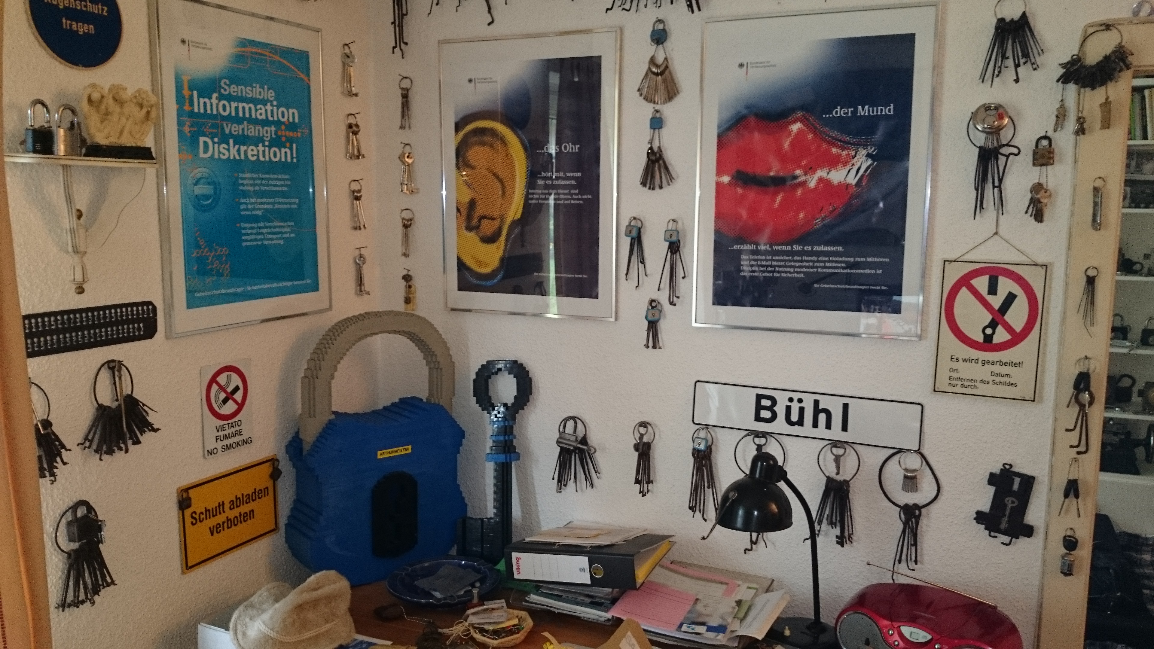 Ersatzseo Bild Friseur Flickr: Bühl, Arthur, Jahrgang 1961, Made in Germany, Detektiv or Private Investigator how Mr. Smitz from the PLAYBOY, Beverly Hills, say`s: Yes Mr. Smitz i will send you the Photo Arthurmeister`s F1 Jacket for your Leporello US. to your E - Mail Mr.Smitz@Mr.Smitz.us. Ok, Mr. Smitz. Mr. Smitz do you know what Google Earth is ? Take BÜHL Arthur, only by Google Earth, you know ? have done it ? Yes Google will show you my Panel superfast. Cool, Arthurmeister, cool. Yes Mr. Smitz, this can i do for you too ! Yes with SEO. Yes with Ballon D`Or from Lockpicking. Yes, yes, i have Arkadasch erklärt, sein Erikli pasta is not so genial. Der beste Zwetschgenkuchen, you know, plum tart, is from the Stadt Bühl. Not laughing in the USA. Bühl is a City like my Name. And the People in this City called it: Zwetschgendatschi ! you know. This is the world best plumcake. Yes Datschi ! Yes, Stadt Bühl is near Baden - Baden, the Casino, you know ! Yes. Baden-Württemberg. Black Forest, you know ! You must know there is since 1927 the traditionell Zwetschgenfest. And there ist the Zwetschgenkönigin ! Mr. Smitz, my Ur Ur Ur Ur Grandfather is born in Bühl. My Great Grand Grand Mother where also born in the town Bühl. Their profession was Zwetschgenpicker. Not Lockpicker, Zwetschgen / Plum Picker. And Rüttler. Oh, really ! Yes, Yes. And since this time the name of the family Bühl from the Stadt Bühl is: Yes you know - Buehl. Yes i will give Greetings from you to Mrs. Friede Springer from the Newspaper BILD et. Yes, the Elbphilharmonie is in Betrieb. OH, Mr. Smitz, greeting´s to you from Joe Asbbery, NBA, you know, our bouncing Joe. Tomorrow we will meet us in the Hasenstübchen, our Rabbit Hall. For Lockpicking und Beer. Call you. Parole Emil ! Not E-Mail. Provided by www.Arthur-Bühl.de and www.Arthurmeister.de In der Vitrine von Arthur Andreas Bühl, Arthurmeister sind Schlösser, Padlocks, von ABUS, Master, BKS, CES, DOM, EVVA, Assa Abloy, Z Ikon, Kaba, Keso, ASSA, Winkhaus, Wilka, Trelock, Schmelting, Bode Panzer, Ancor Las, Drumm Geminy, Xylock, SEA, Medeco, Mul-T-Lock, Cut away, ABUS Granit, Pfaffenhain, E*S, ESS, Nemef, BAB, Babelsberg, Stasi, Diskus, WMF, Tesa, Vachette, Cisa, Wally, Rielda, Mottura, Viro, FAI, GeGe, Fichet, Bode Panzer, Tresor, Bramah, Protector, Braun`s Patent, Walomatus, Arolds, Combination Lock, Yale, Master, American Lock, Tubular, China, Indien, Aligarh, Nepal, Thailand, Zahlenschlösser, Himmelsschlüssel und noch vieles mehr, vorhanden. Alle Schliesszylinder sind Übungsmaterial für das Lockpicking. Schlagschlüssel sind auch dabei. Das Wappen Bühl ist angebracht. Die Fahne hängt im Hasenstübchen. Arthurmeister`s Jukebox by YouTube spielt Pointer Sisters: Slow Hand, Arthurmeister with the Mastertouch ! ♥ SEO für heute: Parole Emil ! Bühl Art. Arthur A. Bühl. Der Sympathieträger ist in Stuttgart, Baden - Württemberg geboren. Der Detektiv lebt in HAM. H1 Text der SEO schreibt: 𝔄𝔯𝔱𝔥𝔲𝔯 𝔅ü𝔥𝔩, 𝔄𝔯𝔱𝔥𝔲𝔯𝔪𝔢𝔦𝔰𝔱𝔢𝔯 ® Bühl, Arthur, Jahrgang 1961, Made in Germany, Detektiv or Private Investigator how Mr. Smitz from the PLAYBOY, Beverly Hills, say`s. Yes Mr. Smitz i will send you the Photo Arthurmeister`s F 1, Jacket for your LeporelloUS. to your E - Mail Mr.Smitz@Mr.Smitz.us. Ok, Mr. Smitz. Mr. Smitz do you know what Google Earth is ? Take BÜHL Arthur, only by Google Earth, you know ? have done it ? Yes Google will show you my Panel superfast. Cool, Arthurmeister, cool. Yes Mr. Smitz, this can i do for you too ! Yes with SEO. Yes, yes, i have Arkadasch erklärt, sein Erikli pasta is not so genial. Der beste Zwetschgenkuchen, you know plum tart, is from the Stadt Bühl. Not laughing in the USA. Bühl is a City like my Name. And the People in this City called it: Zwetschgendatschi ! you know. This is the world best plumcake. Yes Datschi. Yes, Stadt Bühl is near Baden - Baden, the Casino, you know ! Yes. Baden-Württemberg. You must know there is since 1927 the traditionell Zwetschgenfest. And there ist the Zwetschgenkönigin ! Mr. Smitz, my Ur Ur Ur Ur Grandfather is born in Bühl. My Great Grand Grand Mother where also born in the town Bühl. Their profession was Zwetschgenpicker. Not Lockpicker, Zwetschgen / Plum Picker. And Rüttler. Oh, really ! Yes, Yes. And since this time the name of the family Bühl from the Stadt Bühl is: Yes you know - Buehl. Yes i will give Greetings from you to Mrs. Friede Springer from the Newspaper BILD et. Yes, the Elbphilharmonie is in Betrieb. OH, Mr. Smitz, greeting´s to you from Joe Asbbery, NBA, you know. Tomorrow we will meet us in the Hasenstübchen, our Rabbit Hall. For Lockpicking und Beer. Call you. Parole Emil ! H1 Text der SEO schreibt weiter: 𝔄𝔯𝔱𝔥𝔲𝔯 𝔅ü𝔥𝔩, 𝔄𝔯𝔱𝔥𝔲𝔯𝔪𝔢𝔦𝔰𝔱𝔢𝔯® Herr Arthur Bühl, kritischer Detektiv aus der Hansestadt Hamburg, bereitet sich auf ein Interview mit der BILD et vor. Bei Babsi und Gina in Fuhlsbüttel wird ihm zuvor der Vokuhila geschnitten. Herr Arthur Bühl wurde schon in der BILD et als " Herr der Schlösser " beschrieben. " Ein bisschen Ruhe bitte " schreibt Jan Freitag von der TAZ. Er erwähnt auch eine Mustertür by Wendt. Es wird darin herumgeprökelt. Selbst Arthur Bühl, der weltbeste aus dem Lockpicker Mekka Hamburg, betreibt pures Understatement, weil er sein Schloss in nur 20 Sekunden " geknackt " hat. Charles Graeber von der Wired.com beschreibt in seinem Artikel Master Lock - Pickers do bottle Arthur Bühl " The Master of the Universe ", Arthur Bühl a private Detective of Germany open locks. Bühl`s Fabio - the - Barbarian Look stands out. He wins the Dutch Open and is now Master of the Universe. The people cry: " Arthurmeister ! booms Arthurmeister ". Mark Webber Tobias, the Author of Locks, Safes, and Security, a Police Reverence, say: Arthurmeister, that ist beautyful. " Open ! " sagt Arthurmeister ", offen ist gut, schneller offen ist besser ". " Beer !" Arthurmeister booms back and a new Champion is born. Die Welt berichtet: " Die Kunst, Schlösser ohne Schlüssel zu öffnen ". Vereinsmitbegründer und Vizepräsident Arthur Bühl trägt seine Leidenschaft schon auf der Krawatte. Sie ist rot mit gelben Schlüsseln drauf. Intern wird er ehrfürchtig " Meister Arthur " gerufen. Er hat es zum siebenfachen Deutschen Meister in verschiedenen Disziplinen geschafft. Er pickt seit der Kindheit. Sein erstes Trainingsobjekt war sein Spardosenschloss - Ein klassischer Einstieg… . Die Slate berichtet über Arthur Bühl als Lockpicking Legend. Es gibt einen Artikel Tool for Picking and Decoding by Stasi, CCC, Vortrag Berlin. Amateur Hour berichtet: Arthurmeister has " The Master Touch ". Bei den Kaba Day `s im Europa Park Rust schreibt die Pressebox: auf großes Interesse der Teilnehmer stieß auch die praktische Vorführung von Steffen Wernéry und Arthur Bühl, die gängige mechanische Schließzylinder ohne Schlüssel zerstörungsfrei öffnen. Meist in Sekundenschnelle. Auch die Chemnitzer Zeitung " Freie Presse " hat über das Lockpicking und Arthur Andreas Bühl alias Arthurmeister berichtet. Dwight Perry schreibt: Arthur Bühl has good hands ! In der Philalocksmith wird Arthur Bühl auch als Lockpicking Legend betitelt. Es gibt auch einen Beitrag, 360 Meridianos. In der Datenschleuder, CCC, wurde über ihn als Sympathieträger berichtet. Veröffentlicht unter dem verifizierten Linkedin Profil Arthur Bühl, Arthurmeister®, Xing, Google Panel, Twitter X. In der Vitrine von Arthur Andreas Bühl, Arthurmeister® sind Schlösser, Padlocks, von ABUS, BKS, CES, DOM, EVVA, Assa Abloy, Z Ikon, Kaba, Keso, ASSA, Winkhaus, Wilka, Trelock, Schmelting, Bode Panzer, Ancor Las, Drumm Geminy, Xylock, SEA, Medeco, Mul-T-Lock, Cut away, ABUS Granit, Pfaffenhain, E*S, ESS, Nemef, BAB, Babelsberg, Stasi, Diskus, WMF, Tesa, Noch, Vachette, Cisa, Wally, Rielda, Mottura, Viro, FAI, GeGe, Fichet, Bode Panzer, Tresor, Bramah, Protector, Braun`s Patent, Walomatus, Arolds, Combination Lock, Yale, Master, American Lock, Tubular, China, Indien, Aligarh, Nepal, Thailand, Zahlenschlösser, Himmelsschlüssel und noch vieles mehr, vorhanden. Alle Schliesszylinder sind Übungsmaterial für das Lockpicking. Schlagschlüssel und so vieles mehr, sind auch dabei. Auch der Sputnik. Verschlagwortet mit: ♥ Vokuhila, Friseur ♥ Schwäbischer Hengst, Zwetschgen Heini, Bühl er, Zwetschge, Google Earth, Mittelpunkt der Welt, Martinameisterin, Cartomanze, Scholischek, " HIGH NOON ! ". ♥ Parole Emil ! SEO NEU Twitter X 11.06.24 Bilder Budeg ( Bold serif ) Arthur Andreas Bühl, Detektiv, made in Germany, born 1961 in Stuttgart, Baden - Württemberg, living in HAM, Im Dienste der Wahrheitsfindung unterwegs, betreibt in seiner Freizeit Lockpicking aus Leidenschaft. Der mehrfache Deutsche Meister wird in der WIRED als " Master of the Universe " betitelt. In der BILD et ist der Artikel " Herr der Schlösser " abgedruckt. Im Hasenstübchen - Fuhlsbüttel, am Hasenberge, Santa Fu, wird gefeiert. Arthurmeister® stellt seinen Leporello " Der Aufmacher " vor. Der Stammtisch grölt " OFFEN ". Scholischek, Rudi, Heike I, Noagerlzutzler, Arthur und Joe Asberry, der alte NBA ler, prosten sich zu. Arthurmeister`s Jukebox auf YouTube spielt Pointer Sisters - Slow Hand ! ♥ Beim Tanzen ruft die Cartomanze " Ey du Sympthieträger ♥, komm mal her " ! SEO für heute: DETEKTIV, Arthur Bühl, Lockpicker, Deutscher Meister, pickt ABUS Padlock. 𝐀𝐫𝐭𝐡𝐮𝐫 𝐀. 𝐁ü𝐡𝐥, 𝐃𝐞𝐭𝐞𝐤𝐭𝐢𝐯, 𝐦𝐚𝐝𝐞 𝐢𝐧 𝐆𝐞𝐫𝐦𝐚𝐧𝐲, 𝐛𝐨𝐫𝐧 𝟏𝟗𝟔𝟏 𝐢𝐧 𝐒𝐭𝐮𝐭𝐭𝐠𝐚𝐫𝐭, 𝐁𝐚𝐝𝐞𝐧 - 𝐖ü𝐫𝐭𝐭𝐞𝐦𝐛𝐞𝐫𝐠, 𝐥𝐢𝐯𝐢𝐧𝐠 𝐢𝐧 𝐇𝐀𝐌, 𝐈𝐦 𝐃𝐢𝐞𝐧𝐬𝐭𝐞 𝐝𝐞𝐫 𝐖𝐚𝐡𝐫𝐡𝐞𝐢𝐭𝐬𝐟𝐢𝐧𝐝𝐮𝐧𝐠 𝐮𝐧𝐭𝐞𝐫𝐰𝐞𝐠𝐬, 𝐛𝐞𝐭𝐫𝐞𝐢𝐛𝐭 𝐢𝐧 𝐬𝐞𝐢𝐧𝐞𝐫 𝐅𝐫𝐞𝐢𝐳𝐞𝐢𝐭 𝐋𝐨𝐜𝐤𝐩𝐢𝐜𝐤𝐢𝐧𝐠 𝐚𝐮𝐬 𝐋𝐞𝐢𝐝𝐞𝐧𝐬𝐜𝐡𝐚𝐟𝐭. 𝐃𝐞𝐫 𝐦𝐞𝐡𝐫𝐟𝐚𝐜𝐡𝐞 𝐃𝐞𝐮𝐭𝐬𝐜𝐡𝐞 𝐌𝐞𝐢𝐬𝐭𝐞𝐫 𝐰𝐢𝐫𝐝 𝐢𝐧 𝐝𝐞𝐫 𝐖𝐈𝐑𝐄𝐃 𝐚𝐥𝐬 " 𝐌𝐚𝐬𝐭𝐞𝐫 𝐨𝐟 𝐭𝐡𝐞 𝐔𝐧𝐢𝐯𝐞𝐫𝐬𝐞 " 𝐛𝐞𝐭𝐢𝐭𝐞𝐥𝐭. 𝐈𝐧 𝐝𝐞𝐫 𝐁𝐈𝐋𝐃 𝐞𝐭 𝐢𝐬𝐭 𝐝𝐞𝐫 𝐀𝐫𝐭𝐢𝐤𝐞𝐥 " 𝐇𝐞𝐫𝐫 𝐝𝐞𝐫 𝐒𝐜𝐡𝐥ö𝐬𝐬𝐞𝐫 " 𝐚𝐛𝐠𝐞𝐝𝐫𝐮𝐜𝐤𝐭. 𝐈𝐦 𝐇𝐚𝐬𝐞𝐧𝐬𝐭ü𝐛𝐜𝐡𝐞𝐧 - 𝐅𝐮𝐡𝐥𝐬𝐛ü𝐭𝐭𝐞𝐥, 𝐚𝐦 𝐇𝐚𝐬𝐞𝐧𝐛𝐞𝐫𝐠𝐞, 𝐒𝐚𝐧𝐭𝐚 𝐅𝐮, 𝐰𝐢𝐫𝐝 𝐠𝐞𝐟𝐞𝐢𝐞𝐫𝐭. 𝐀𝐫𝐭𝐡𝐮𝐫𝐦𝐞𝐢𝐬𝐭𝐞𝐫® 𝐬𝐭𝐞𝐥𝐥𝐭 𝐬𝐞𝐢𝐧𝐞𝐧 𝐋𝐞𝐩𝐨𝐫𝐞𝐥𝐥𝐨 " 𝐃𝐞𝐫 𝐀𝐮𝐟𝐦𝐚𝐜𝐡𝐞𝐫 " 𝐯𝐨𝐫. 𝐃𝐞𝐫 𝐒𝐭𝐚𝐦𝐦𝐭𝐢𝐬𝐜𝐡 𝐠𝐫ö𝐥𝐭 " 𝐎𝐅𝐅𝐄𝐍 ". 𝐒𝐜𝐡𝐨𝐥𝐢𝐬𝐜𝐡𝐞𝐤, 𝐑𝐮𝐝𝐢, 𝐇𝐞𝐢𝐤𝐞 𝐈, 𝐍𝐨𝐚𝐠𝐞𝐫𝐥𝐳𝐮𝐭𝐳𝐥𝐞𝐫, 𝐀𝐫𝐭𝐡𝐮𝐫 𝐮𝐧𝐝 𝐉𝐨𝐞 𝐀𝐬𝐛𝐞𝐫𝐫𝐲, 𝐝𝐞𝐫 𝐚𝐥𝐭𝐞 𝐍𝐁𝐀 𝐥𝐞𝐫, 𝐩𝐫𝐨𝐬𝐭𝐞𝐧 𝐬𝐢𝐜𝐡 𝐳𝐮. 𝐀𝐫𝐭𝐡𝐮𝐫𝐦𝐞𝐢𝐬𝐭𝐞𝐫`𝐬 𝐉𝐮𝐤𝐞𝐛𝐨𝐱 𝐚𝐮𝐟 𝐘𝐨𝐮𝐓𝐮𝐛𝐞 𝐬𝐩𝐢𝐞𝐥𝐭 𝐏𝐨𝐢𝐧𝐭𝐞𝐫 𝐒𝐢𝐬𝐭𝐞𝐫𝐬 - 𝐒𝐥𝐨𝐰 𝐇𝐚𝐧𝐝 ! ♥ 𝐁𝐞𝐢𝐦 𝐓𝐚𝐧𝐳𝐞𝐧 𝐫𝐮𝐟𝐭 𝐝𝐢𝐞 𝐂𝐚𝐫𝐭𝐨𝐦𝐚𝐧𝐳𝐞 " 𝐄𝐲 𝐝𝐮 𝐒𝐲𝐦𝐩𝐭𝐡𝐢𝐞𝐭𝐫ä𝐠𝐞𝐫 ♥, 𝐤𝐨𝐦𝐦 𝐦𝐚𝐥 𝐡𝐞𝐫 " ! 𝐒𝐄𝐎 𝐟ü𝐫 𝐡𝐞𝐮𝐭𝐞: 𝐃𝐄𝐓𝐄𝐊𝐓𝐈𝐕, 𝐀𝐫𝐭𝐡𝐮𝐫 𝐁ü𝐡𝐥, 𝐋𝐨𝐜𝐤𝐩𝐢𝐜𝐤𝐞𝐫, 𝐃𝐞𝐮𝐭𝐬𝐜𝐡𝐞𝐫 𝐌𝐞𝐢𝐬𝐭𝐞𝐫, 𝐩𝐢𝐜𝐤𝐭 𝐀𝐁𝐔𝐒 𝐏𝐚𝐝𝐥𝐨𝐜𝐤. 𝗩𝗲𝗿𝘇𝘄𝗲𝘁𝘀𝗰𝗵𝗴𝗲𝘁 𝗺𝗶𝘁: 𝔄𝔯𝔱𝔥𝔲𝔯 𝔅ü𝔥𝔩, 𝗔𝗿𝘁𝗵𝘂𝗿𝗺𝗲𝗶𝘀𝘁𝗲𝗿, 𝗥𝗮𝘂𝗰𝗵𝗲𝗿, 𝗥𝗼𝘁𝗵 - 𝗛ä𝗻𝗱𝗹𝗲, 𝗦𝘁𝗮𝗱𝘁 𝗟𝗮𝗵𝗿, 𝗕ü𝗵𝗹, 𝗦𝗰𝗵𝘄𝗮𝗿𝘇𝘄𝗮𝗹𝗱, 𝗕𝗹𝗮𝗰𝗸𝗳𝗼𝗿𝗲𝘀𝘁, 𝗥𝗼𝘁𝗸ä𝗽𝗽𝗰𝗵𝗲𝗻 𝘆𝗼𝘂 𝗸𝗻𝗼𝘄 𝗠𝗿. 𝗦𝗺𝗶𝘁𝘇, 𝗦𝗼𝗿𝘁𝗲 𝗦𝗰𝗵𝘄ä𝗯𝗶𝘀𝗰𝗵𝗲𝗿𝗵𝗲𝗻𝗴𝘀𝘁.𝗱𝗲 𝗶𝘀 𝗴𝗿𝗼ß𝗳𝗿𝘂𝗰𝗵𝘁𝗶𝗴 𝘂𝗻𝗱 𝘀ü𝘀𝘀. ♥ 𝗡𝗼, 𝗼𝗻𝗹𝘆 𝘄𝗼𝗺𝗮𝗻 𝗵𝗮𝘀 𝗣𝗳𝗹𝗮𝘂𝗺𝗲𝗻 ♥ 𝗞𝗹𝗲𝗶𝗻𝘁𝗶𝗲𝗿𝘇ü𝗰𝗵𝘁𝗲𝗿𝘃𝗲𝗿𝗲𝗶𝗻. 𝗗𝗶𝗲 𝗘 - 𝗠𝗮𝗶𝗹 𝗹𝗮𝘂𝘁𝗲𝘁: 𝗔𝗿𝘁𝗵𝘂𝗿𝗺𝗲𝗶𝘀𝘁𝗲𝗿@𝗔𝗿𝘁𝗵𝘂𝗿𝗺𝗲𝗶𝘀𝘁𝗲𝗿.𝗱𝗲 𝗗𝗶𝗲 𝗘 - 𝗠𝗮𝗶𝗹 𝗹𝗮𝘂𝘁𝗲𝘁: 𝗔𝗿𝘁𝗵𝘂𝗿𝗔𝗻𝗱𝗿𝗲𝗮𝘀𝗕𝘂𝗲𝗵𝗹@𝗔𝗿𝘁𝗵𝘂𝗿𝗔𝗻𝗱𝗿𝗲𝗮𝘀𝗕𝘂𝗲𝗵𝗹.𝗱𝗲 KI-Worldwide.de Osintgeister SEO-Geister Double Brain KI by Arthur A. BÜHL SEO neu Linkedin Arthur A. Bühl, Made in Germany, born 1961 in Stuttgart, arbeitet seit 40 Jahren als Privatdetektiv und lebt in Hamburg. Er ist als Detektiv Mitglied in nationalen und internationalen Berufsverbänden. Unter dem Künstlernamen " Arthurmeister " erklärt Arthur Bühl Lockpicking; das zerstörungsfreie öffnen von Schlössern und Schließzylindern. Der Ehrenkodex lautet: Öffne nur deine eigenen Schlösser. Fremde Schlösser dürfen nur mit Einwilligung des Eigentümers geöffnet werden. Herr Bühl wurde schon als Schlossknacker bezeichnet. Dies ist natürlich Quatsch, denn wenn man z.B. ein Vorhangschloss knackt, so ist es kaputt und die Wettbewerber und Lockpickerkollegen können nicht mehr daran üben. Knacker benutzen einen Kuhfuß. Der mehrfache Deutsche Meister dagegen ein Pickset und es gilt: " Offen ist gut, schneller Offen ist besser ". Von der Zeitschrift " Wired " wurde Arthurmeister als Master of the Universe, betitelt. Viel Spaß und Erfolg beim Üben. SEO für heute: Parole Emil ! Arthur Bühl, Sympathieträger.com, Präsident Pornomeister SARL. Die Anschrift lautet: Arthur A. Bühl, Postfach 605 145, 22 246 Hamburg. SEO NEU geändert Arthur Bühl, Arthur Andreas Bühl, Made in Germany, born 1961 in Stuttgart, arbeitet seit 40 Jahren als Privatdetektiv und lebt in Hamburg. Er ist als Detektiv Mitglied in nationalen und internationalen Berufsverbänden. Unter dem Künstlernamen " Arthurmeister " erklärt Arthur Bühl Lockpicking; das zerstörungsfreie öffnen von Schlössern und Schließzylindern. Der Ehrenkodex lautet: Öffne nur deine eigenen Schlösser. Fremde Schlösser dürfen nur mit Einwilligung des Eigentümers geöffnet werden. Herr Bühl wurde schon als Schlossknacker bezeichnet. Dies ist natürlich Quatsch, denn wenn man oder Frau z.B. ein Vorhangschloss knackt, so ist es kaputt und die Wettbewerber und Lockpickerkollegen können nicht mehr daran üben. Knacker benutzen einen Kuhfuß. Der mehrfache Deutsche Meister dagegen ein Pickset und es gilt: " Offen ist gut, schneller Offen ist besser ". Viel Spaß und Erfolg beim Üben. Von der Zeitschrift " WIRED " wurde Arthurmeister als Master of the Universe, betitelt. SEO für heute: Parole Emil ! Arthur Bühl, Sympathieträger.com, Präsident Pornomeister SARL. Die Anschrift lautet: Arthur A. Bühl, Postfach 605 145, 22 246 Hamburg. SEO Mr. Smitz Hilfe für Leporello.us 𝔄𝔯𝔱𝔥𝔲𝔯 𝔅ü𝔥𝔩, 𝔄𝔯𝔱𝔥𝔲𝔯𝔪𝔢𝔦𝔰𝔱𝔢𝔯® HELLO Mr. Smitz, yes i am fine and the Stammtisch and the Counter is also fine too ! Der Nachläufer schreit vom Tresen: wieder der Ami oder watt ? WHAT Mr. Smitz you are not in good condition`s. Oh, Mr. Smith i`am sorry about this. What, your Leporello.us System is not running ? Yes, yes, OH, yes, Good, yes, yes the Spaghetticodler. Yes, i know. Computer, yes i know. Our Spaghetticodler, der amiga pc sit on the Counter and drink Helbing. Arthurmeister`Jukebox by You Tube im Hasenstübchen plays: Let`get it on, do you know Marvin Gay ? Oh, Arkadasch drinking today no Helbing ? No, he drinks GabiKo. Arthurmeister ? what ist GabiKo, i never hear from this. This is ganz billiger Korn, you Know. Like you Whisky ! No, Zwetschgenwater is more, more, better ! Heike IV cries from the counter: Alimente, not Alimentari, Giovanni. You know. The Scholischek is dancing. Yes, Yes, Mr. Smitz. Why Scholischek and Arkadasch dancing ? They hear from the old Rock-Ola Cem Karaca & die Kanaken. Mein " Deutscher Freund ", you know Mr. Smitz. Yes i will give them some Helbing. No, no, Mr. Smitz, for your Problem with the Spaghetti Codler you take my E - Mail Binärbomber@Binärbomber.de. The Jukebox play now Joy Flemming. Half-Breed. No, no Mr. Smitz, you are dumm. The Seo for this week is: Arthur Bühl, Made in Germany, born 1961, Detektiv aus Leidenschaft, die Leiden schaft. You get it ? Know i mußt helping on the Stammtisch for Lockpicking, a fucking ABUS Padlock. Tschüssing ! I say Ende for Telefon speaking und touch nothing that you can not pay ! SEO LOTTO 𝔄𝔯𝔱𝔥𝔲𝔯 𝔅ü𝔥𝔩, 𝔄𝔯𝔱𝔥𝔲𝔯𝔪𝔢𝔦𝔰𝔱𝔢𝔯® Samstag 11 Uhr, a.m, " HIGH NOON ". Arthurmeister und die Cartomanze sitzen am Stammtisch im Hasenstübchen, Fuhlsbüttel. Aus der Jukebox by You Tube, der alten Rock-Ola schallt von Element of Crime: Das Hasenstübchern ist der " Mittekpunkt der Welt ". Die zwanzig Mittrinker am Counter schallen mit: Im Lotto spielst du immer nur; die Zahlen zwischen fünf und zehn; und als Zusatzzahl dein Lebensalter; denn als Lottospieler sagst du; darf man höchstens 49 Jahre alt sein; später wäre es schade um das Geld ! Wo DEINE Füße stehen ist der " MITTELPUNKT DER WELT ". Driver Dieter fährt mit Scholischek und Arkadasch zur Annahmestelle ! SEO LOTTO II 𝔄𝔯𝔱𝔥𝔲𝔯 𝔅ü𝔥𝔩, 𝔄𝔯𝔱𝔥𝔲𝔯𝔪𝔢𝔦𝔰𝔱𝔢𝔯® Samstag 11 Uhr, a.m. " HIGH NOON ". Arthurmeister und die Cartomanze sitzen am Stammtisch im Hasenstübchen, Hamburg - Fuhlsbüttel. Aus Arthurmeister`s Jukebox by You Tube, der alten Rock -Ola schallt von Element of Crime: Das Hasenstübchen ist der " Mittelpunkt der Welt ". Die zwanzig Trinker am Counter schallen mit: " Im Lotto spielst du immer nur die Zahlen zwischen fünf und zehn, und als Zusatzzahl dein Lebensalter, denn als Lottospieler darf man höchstens 49 Jahre alt sein, später wäre es schade um das Geld ! Wo unsere Füße stehen, ist der Mittelpunkt der Welt ! Arkadasch und Scholischek fahren mit Driver Dieter zum Lottogeschäft ! Verschlagwortet mit: Arthur Bühl, Arthurmeister®. Die SEO - Geister.de rufen: Buhl er Zwetschge, International Lockpicking, Google Earth, Earth Song, Schwäbischer Hengst und Sympathietraeger ! Verzwetschget mit: Arthur A. Bühl, Lockpicking, Deutscher Meister, Made in Germany, born 1961, in Stuttgart, Baden - Württemberg, is picking ABUS - Padlock, am Stammtisch ♥. Arthur Buehl, Arthurmeister raucht Roth - Händle Cigaretten aus der Stadt Lahr - Bühl, Schwarzwald, Black Forest. Die Damen trinken Rotkäppchen. Stößchen ! Mr. Smitz from Beverly Hills is calling. Arthurmeister speek to Mr. Smitz from the Playboy: Sorte Schwäbischer - Hengst.de is großfruchtig und süss ♥. No, only woman has Pflaumen. Yes, I will send greetings to your friend Friede Springer from the BILD et News, Hamburg. SEO für heute: Hasenstübchen, S - Bahn, Ohlsdorf, Am Hasenberge, Stanta Fu, Friedhof ! Vokuhila ♥ Zwetschgen - Heini, Parole Emil ! SEO Bühl Zwetschge ♥ 𝔄𝔯𝔱𝔥𝔲𝔯 𝔅ü𝔥𝔩, 𝔄𝔯𝔱𝔥𝔲𝔯𝔪𝔢𝔦𝔰𝔱𝔢𝔯® Bühl, besser bekannt als Arthurmeister, Made in Germany, Jahrgang 1961, geboren in Stuttgart, aufgewachsen in Asperg und in der Villa Heinrich Franck Söhne, am Bahnhof in Ludwigsburg, jetzt wohnhaft in 22335 Hamburg - Fuhlsbüttel, sagt zu Arkadasch: Nein ! Bühler Zwetschgen schmecken besser als dein Erik oder plum ! Zwetschgendatschi heißt das Zauberwort ! ♥ und Zwetschgenwater, not Raki. 𝗩𝗲𝗿𝘇𝘄𝗲𝘁𝘀𝗰𝗵𝗴𝗲𝘁 𝗺𝗶𝘁: 𝔄𝔯𝔱𝔥𝔲𝔯 𝔅ü𝔥𝔩, 𝗔𝗿𝘁𝗵𝘂𝗿𝗺𝗲𝗶𝘀𝘁𝗲𝗿, 𝗥𝗮𝘂𝗰𝗵𝗲𝗿, 𝗥𝗼𝘁𝗵 - 𝗛ä𝗻𝗱𝗹𝗲, 𝗦𝘁𝗮𝗱𝘁 𝗟𝗮𝗵𝗿 - 𝗕ü𝗵𝗹, 𝗦𝗰𝗵𝘄𝗮𝗿𝘇𝘄𝗮𝗹𝗱, 𝗕𝗹𝗮𝗰𝗸𝗳𝗼𝗿𝗲𝘀𝘁, 𝗥𝗼𝘁𝗸ä𝗽𝗽𝗰𝗵𝗲𝗻 𝘆𝗼𝘂 𝗸𝗻𝗼𝘄 𝗠𝗿. 𝗦𝗺𝗶𝘁𝘇, 𝗦𝗼𝗿𝘁𝗲 𝗦𝗰𝗵𝘄ä𝗯𝗶𝘀𝗰𝗵𝗲𝗿𝗵𝗲𝗻𝗴𝘀𝘁.𝗱𝗲 𝗶𝘀 𝗴𝗿𝗼ß𝗳𝗿𝘂𝗰𝗵𝘁𝗶𝗴 𝘂𝗻𝗱 𝘀ü𝘀𝘀. ♥ 𝗡𝗼, 𝗼𝗻𝗹𝘆 𝘄𝗼𝗺𝗮𝗻 𝗵𝗮𝘀 𝗣𝗳𝗹𝗮𝘂𝗺𝗲𝗻 ♥ 𝗞𝗹𝗲𝗶𝗻𝘁𝗶𝗲𝗿𝘇ü𝗰𝗵𝘁𝗲𝗿𝘃𝗲𝗿𝗲𝗶𝗻. 𝗗𝗶𝗲 𝗘 - 𝗠𝗮𝗶𝗹 𝗹𝗮𝘂𝘁𝗲𝘁: 𝗔𝗿𝘁𝗵𝘂𝗿𝗺𝗲𝗶𝘀𝘁𝗲𝗿@𝗔𝗿𝘁𝗵𝘂𝗿𝗺𝗲𝗶𝘀𝘁𝗲𝗿.𝗱𝗲 𝗗𝗶𝗲 𝗘 - 𝗠𝗮𝗶𝗹 𝗹𝗮𝘂𝘁𝗲𝘁: 𝗔𝗿𝘁𝗵𝘂𝗿𝗔𝗻𝗱𝗿𝗲𝗮𝘀𝗕𝘂𝗲𝗵𝗹@𝗔𝗿𝘁𝗵𝘂𝗿𝗔𝗻𝗱𝗿𝗲𝗮𝘀𝗕𝘂𝗲𝗵𝗹.𝗱𝗲 Verschlagwortet mit Bühl er Zwetschge, Zwetschgenhengst, Pflaume, plum, Erikli, prugna torta, Datschi, süss. ♥ Zwetschgen Heini SEO DER AUFMACHER Zwetschge lang Bühl, Arthur, Jahrgang 1961, Made in Germany, Detektiv or Private Investigator how Mr. Smitz from the PLAYBOY, Beverly Hills, say`s. Yes Mr. Smitz i will send you the Photo Arthurmeister`s F 1, Jacket for your LeporelloUS. to your E - Mail Mr.Smitz@Mr.Smitz.us. Ok, Mr. Smitz. Mr. Smitz do you know what Google Earth is ? Take BÜHL Arthur, only by Google Earth, you know ? have done it ? Yes Google will show you my Panel superfast. Cool, Arthurmeister, cool. Yes Mr. Smitz, this can i do for you too ! Yes with SEO. Yes, yes, i have Arkadasch erklärt, sein Erikli pasta is not so genial. Der beste Zwetschgenkuchen, you know plum tart, is from the Stadt Bühl. Not laughing in the USA. Bühl is a City like my Name. And the People in this City called it: Zwetschgendatschi ! you know. This is the world best plumcake. Yes Datschi. Yes, Stadt Bühl is near Baden - Baden, the Casino, you know ! Yes. Baden-Württemberg. You must know there is since 1927 the traditionell Zwetschgenfest. And there ist the Zwetschgenkönigin ! Mr. Smitz, my Ur Ur Ur Ur Grandfather is born in Bühl. My Great Grand Grand Mother where also born in the town Bühl. Their profession was Zwetschgenpicker. Not Lockpicker, Zwetschgen / Plum Picker. And Rüttler. Oh, really ! Yes, Yes. And since this time the name of the family Bühl from the Stadt Bühl is: Yes you know - Buehl. Yes i will give Greetings from you to Mrs. Friede Springer from the Newspaper BILD et. Yes, the Elbphilharmonie is in Betrieb. OH, Mr. Smitz, greeting´s to you from Joe Asbbery, NBA, you know. Tomorrow we will meet us in the Hasenstübchen, our Rabbit Hall. For Lockpicking und Beer. Call you. Parole Emil ! SEO Friseur 𝔄𝔯𝔱𝔥𝔲𝔯 𝔅ü𝔥𝔩, 𝔄𝔯𝔱𝔥𝔲𝔯𝔪𝔢𝔦𝔰𝔱𝔢𝔯® Herr Arthur Bühl, kritischer Privatdetektiv aus der Hansestadt Hamburg, bereitet sich auf ein Interview mit der BILD et vor. Bei Babsi und Gina in Fuhlsbüttel wird ihm zuvor der Vokuhila geschnitten. Herr Arthur Bühl wurde schon in der BILD et als " Herr der Schlösser " beschrieben. " Ein bisschen Ruhe bitte " schreibt Jan Freitag von der TAZ. Er erwähnt auch eine Mustertür by Wendt. Es wird darin herumgeprökelt. Selbst Arthur Bühl, der weltbeste aus dem Lockpicker Mekka Hamburg, betreibt pures Understatement, weil er sein Schloss in nur 20 Sekunden " geknackt " hat. Charles Graeber von der Wired.com beschreibt in seinem Artikel Master Lock - Pickers do bottle Arthur Bühl " The Master of the Universe ", Arthur Bühl a private Detective of Germany open locks. Bühl`s Fabio - the - Barbarian Look stands out. He wins the Dutch Open and is now Master of the Universe. The people cry: " Arthurmeister ! booms Arthurmeister ". Mark Webber Tobias, the Author of Locks, Safes, and Security, a Police Reverence, say: Arthurmeister, that ist beautyful. " Open ! " sagt Arthurmeister ", offen ist gut, schneller offen ist besser ". " Beer !" Arthurmeister booms back and a new Champion is born. Die Welt berichtet: " Die Kunst, Schlösser ohne Schlüssel zu öffnen ". Vereinsmitbegründer und Vizepräsident Arthur Bühl trägt seine Leidenschaft schon auf der Krawatte. Sie ist rot mit gelben Schlüsseln drauf. Intern wird er ehrfürchtig " Meister Arthur " gerufen. Er hat es zum siebenfachen Deutschen Meister in verschiedenen Disziplinen geschafft. Er pickt seit der Kindheit. Sein erstes Trainingsobjekt war sein Spardosenschloss - Ein klassischer Einstieg… . Die Slate berichtet über Arthur Bühl als Lockpicking Legend. Es gibt einen Artikel Tool for Picking and Decoding by Stasi, CCC, Vortrag Berlin. Amateur Hour berichtet: Arthurmeister has " The Master Touch ". Bei den Kaba Day `s im Europa Park Rust schreibt die Pressebox: auf großes Interesse der Teilnehmer stieß auch die praktische Vorführung von Steffen Wernéry und Arthur Bühl, die gängige mechanische Schließzylinder ohne Schlüssel zerstörungsfrei öffnen. Meist in Sekundenschnelle. Auch die Chemnitzer Zeitung " Freie Presse " hat über das Lockpicking und Arthur Andreas Bühl alias Arthurmeister berichtet. Dwight Perry schreibt: Arthur Bühl has good hands ! In der Philalocksmith wird Arthur Bühl auch als Lockpicking Legend betitelt. Es gibt auch einen Beitrag, 360 Meridianos. In der Datenschleuder, CCC, wurde über ihn als Sympathieträger berichtet. Veröffentlicht unter Linkedin, Xing, Google Panel, Twitter X. In der Vitrine von Arthur Andreas Bühl, Arthurmeister® sind Schlösser, Padlocks, von ABUS, BKS, CES, DOM, EVVA, Assa Abloy, Z Ikon, Kaba, Keso, ASSA, Winkhaus, Wilka, Trelock, Schmelting, Bode Panzer, Ancor Las, Drumm Geminy, Xylock, SEA, Medeco, Mul-T-Lock, Cut away, ABUS Granit, Pfaffenhain, E*S, ESS, Nemef, BAB, Babelsberg, Stasi, Diskus, WMF, Tesa, Noch, Vachette, Cisa, Wally, Rielda, Mottura, Viro, FAI, GeGe, Fichet, Bode Panzer, Tresor, Bramah, Protector, Braun`s Patent, Walomatus, Arolds, Combination Lock, Yale, Master, American Lock, Tubular, China, Indien, Aligarh, Nepal, Thailand, Zahlenschlösser, Himmelsschlüssel und noch vieles mehr, vorhanden. Alle Schliesszylinder sind Übungsmaterial für das Lockpicking. Schlagschlüssel und so vieles mehr, sind auch dabei. Auch der Sputnik. Verschlagwortet mit: ♥ Vokuhila, Friseur ♥ Schwäbischer Hengst, Zwetschgen Heini, Bühl er, Zwetschge, Google Earth, Mittelpunkt der Welt, Martinameisterin, Cartomanze, Scholischek, " HIGH NOON ! ". ♥ Parole Emil ! SEO Mr. Smitz und Jukebox, Grafik Banner erstes Sign, ist dann bei allen anderen auch so. Änderungen können gemacht werden. ♥ 𝔄𝔯𝔱𝔥𝔲𝔯 𝔅ü𝔥𝔩, 𝔄𝔯𝔱𝔥𝔲𝔯𝔪𝔢𝔦𝔰𝔱𝔢𝔯® Arthur Andreas Bühl, Made in Germany, born 1961, ist mehrfacher Deutscher Meister im Lockpicking. In dem Magazin WIRED wird er als " Master of the Universe " betitelt. Im Hasenstübchen stellt er seinen Leporello " Der Aufmacher ", vor und telefoniert mit Mr. Smitz, Beverly Hills from the News Paper PLAYBOY, USA. No, Mr. Smitz, the E - Mail is not Parole Emil, the E - Mail is called: PAROLE E-Mail.com. Mr. Smitz is laughing ! Take the romantic move. Yes, Mr. Smitz, with every beat of your heart. You know Engelbert ? Mr. Humperdinck ! This is the favorite song from Friede Springer from the BILD et, You know ? Arthurmeister`s Jukebox, YouTube, spielt Pointer Sisters: Slow Hand. Der Noagerlzutzler, der Scholischek und Raucher am Stammtisch können keine Padlocks öffnen. Deshalb müssen diese Spitzbuben an den Tresen. Die Glocke wird geläutet. Arthurmeister brüllt " OFFEN " ! Die Jukebox spielt jetzt Ina Müller - Dörp Reggae. Arthurmeister und Joe Asberry, der alte Basketballer von der NBA, stoßen miteinander an. Stößchen ! Stößchen schreit Martinameisterin. Santa Maria ! Tante Martina ! Mittlerweile spielt in der Jukebox Engelbert: A man without love. Die Stimmung steigt. Die KI in der Jukebox, der Rock - Ola, spielt nacheinander: Joy Flemming, Ata Canani, Deutsche Freunde, natürlich auch Cem Karaca und die Kanaken, Mein deutscher Freund, Alle Menschen dieser Erde. Nina Hagen spielt African Reggae, UB 40 - spielt Kingston Town. Jan Delay ist mit Irgendwie, Irgendwo, Irgendwann, Live und die BeeGees mit How deep is your love, dabei. Eddy Holman, Hey there lonely girl, bei Pink Floyd und bei den The Doors, Riders on the Storm tanzen die Gäste. Heike I drückt Harold Melvin & the Blue Notes This love I lost. T.S.O.P. The Sound Of Philadelphia und Hildegard Knef mit - Der alte Wolf, bringen die Menge zum kochen. Pelle dröhnt: Marmor Stein und Eisen bricht. Die Affen rasen durch den Wald. Die Five Tops: Warte auf das Glück, Kenny Rogers - You decorated my life, Reinhard Fendrich - Strada del sole, Sammy Davis jr. mit Mr. Bojangles live in Germany und Teddy Pendergrass - Turn off the lights sowie Julio Iglesias mit Diana Ross - All of you, bringt die Meute weiter zum toben. Die Polizei drückt Empire of the Sun - We are the people. Helen Ready singt Angie Baby. Bei Element of Crime steigert sich die Ekstase vom Mittelpunkt der Welt über die Straßenbahn des Todes zu Am Ende denk ich immer nur an Dich. Die Love Story - Andy Williams, ABBA mit Hasta Manana, runden die Sache ab. Hannenberger schmeißt bei Roger Whittaker - Abschied ist ein scharfes Schwert, alle RAUS ! Morgen ist 11 Uhr High NOON ! Dänen lügen nicht. ♥ SEO F1 Rudi: ♥ 𝔄𝔯𝔱𝔥𝔲𝔯 𝔅ü𝔥𝔩, 𝔄𝔯𝔱𝔥𝔲𝔯𝔪𝔢𝔦𝔰𝔱𝔢𝔯® Arthur Andreas Bühl, Detektiv und Sympathieträger ♥, Made in Germany, Jahrgang 1961 aus Baden - Württemberg stellt seinen Leporello " Der Aufmacher " vor. Arthurmeister`s Jukebox im Hasenstübchen by YouTube, spielt Pointer Sisters: Slow Hand ! Am Tresen wird Helbing gekippt. Die Lockpicker am Stammtisch trinken nach jeder Öffnung ein Pils, manche auch Weizenbier ! Der Scholischeck nörgelt, weil er kein Padlock öffnen kann ! Ferrari Rudi brüllt: Martina die F1 Saison beginnt. Wir fliegen zum Hockenheimring ! Der Hannenberger sagt: Ich will auch mit ! Martina schreit: Minardi, wir gewinnen nie. Minardiiii, wir gewinnen niiiie. Und der Alex Young darf auch nicht mit. Can not drive ! Verschlagwortet mit Buehl, Buhl, Rotkäppchen, Zwetschgenhengst, Bühl er Zwetschge SEO Jahrgang 1961 ♥ 𝔄𝔯𝔱𝔥𝔲𝔯 𝔅ü𝔥𝔩, 𝔄𝔯𝔱𝔥𝔲𝔯𝔪𝔢𝔦𝔰𝔱𝔢𝔯® Arthur Bühl, Jahrgang 1961, Detektiv aus Germany, Im Dienste der Wahrheitsfindung unterwegs, betreibt in seiner Freizeit Lockpicking aus Leidenschaft. Der mehrfache Deutsche Meister wird in der WIRED als " Master of the Universe " betitelt. In der BILD et ist der Artikel " Herr der Schlösser " abgedruckt. Im Hasenstübchen - Fuhlsbüttel, am Hasenberge, Santa Fu, wird gefeiert. Arthurmeister® stellt seinen Leporello " Der Aufmacher " vor. Der Stammtisch grölt " OFFEN ". Scholischek, Rudi, Heike I, Noagerlzutzler, Arthur und Joe Asberry, der alte NBA ler, prosten sich zu. Arthurmeister`s Jukebox auf YouTube spielt Pointer Sisters - Slow Hand ! ♥ Beim Tanzen ruft die Cartomanze " Ey du Sympthieträger ♥, komm mal her " ! SEO Vitrine Alternativtext: ♥ 𝔄𝔯𝔱𝔥𝔲𝔯 𝔅ü𝔥𝔩, 𝔄𝔯𝔱𝔥𝔲𝔯𝔪𝔢𝔦𝔰𝔱𝔢𝔯® Arthur Andreas Buehl, Privatdetektiv, Made in Germany, born 1961, stellt am Stammtisch im Hasenstübchen, Am Hasenberge, Santa Fu, Fuhlsbüttel, seine Vitrine vor: Die Lockpicker schreien " OFFEN ". Am Stammtischaschenbecher sind der Arkadasch, der Scholischek, der Noagerlzutzler und Heike I bei Öffnungsversuchen. Anfänger zur Schulung halt. In Arthurmeister`s Jukebox by YouTube spielt: Pointer Sisters: Slow Hand. Pelle tippt wie immer Marmor, Stein und Eisen bricht in die Rock-Ola. Heute hat aber Asberry dankenderweise den Drafi Deutscher getillt ! Now is only time for the Soul Train and T.S.O.P. ABUS, Assa Abloy, Basi, BKS, CES, Dom, Corbin, Cut away, Winkhaus, Wilka, Pfaffenhain, BAB, Babelsberg, Stasi, Xylock, Abus Granit, Viro, FAI, Mottura, WMF, Rielda, Noch, Drumm Geminy, Bode Panzer, Tresor, Garny, Keller, Schladitz, Trelock, Vachette, Fichet, Sergent & Greenleaf, Yale, Tresor, Hahn, Handschellen, Abloy, Kaba, Keso, Kaba Day, ISEO, Burg Wächter, Medeco, Mul-T-Lock. Lockpicking by Arthurmeister ®, Schlossherz ®, Lockpickerherz ®, Pornomeister ® SEO ab 21 ♥ 𝔄𝔯𝔱𝔥𝔲𝔯 𝔅ü𝔥𝔩, 𝔄𝔯𝔱𝔥𝔲𝔯𝔪𝔢𝔦𝔰𝔱𝔢𝔯® Arthur Andreas Buehl, Made in Germany, born 1961 in Stuttgart. International Airport, Jugendschutz, ab 21, Oktagon, grün weiss, ges. gesch. Arthurmeister®, Lockpicking. Im Hasenstübchen in Fuhlsbüttel wird in Arthurmeister`s Jukebox auf YouTube Slow Hand gespielt ! Der Stammtisch grölt. Die Lockpicker schreien: OFFEN ! Verschlagwortet mit Bühl, Buhl, Zwetschgenhengst, Bühl er Zwetschge, Rotkäppchen SEO DER AUFMACHER Zwetschge Text lang Mr. Smitz I ♥ 𝔄𝔯𝔱𝔥𝔲𝔯 𝔅ü𝔥𝔩, 𝔄𝔯𝔱𝔥𝔲𝔯𝔪𝔢𝔦𝔰𝔱𝔢𝔯® Bühl, Arthur, Jahrgang 1961, Made in Germany, Detektiv or Private Investigator how Mr. Smitz from the PLAYBOY, Beverly Hills, say`s. Yes Mr. Smitz i will send you the Photo Arthurmeister`s F1, Jacket for your LeporelloUS. to your E - Mail Mr.Smitz@Mr.Smitz.us. Ok, Mr. Smitz. Mr. Smitz do you know what Google Earth is ? Take BÜHL Arthur, only by Google Earth, you know ? have done it ? Yes Google will show you my Panel superfast. Cool, Arthurmeister, cool. Yes Mr. Smitz, this can i do for you too ! Yes with SEO. Yes, yes, i have Arkadasch erklärt, sein Erikli pasta is not so genial. Der beste Zwetschgenkuchen, you know plum tart, is from the Stadt Bühl. Not laughing in the USA. Bühl is a City like my Name. And the People in this City called it: Zwetschgendatschi ! you know. This is the world best plumcake. Yes Datschi ! Yes, Stadt Bühl is near Baden - Baden, the Casino, you know ! Yes. Baden-Württemberg. You must know there is since 1927 the traditionell Zwetschgenfest. And there ist the Zwetschgenkönigin ! Mr. Smitz, my Ur Ur Ur Ur Grandfather is born in Bühl. My Great Grand Grand Mother where also born in the town Bühl. Their profession was Zwetschgenpicker. Not Lockpicker, Zwetschgen / Plum Picker. And Rüttler. Oh, really ! Yes, Yes. And since this time the name of the family Bühl from the Stadt Bühl is: Yes you know - Buehl. Yes i will give Greetings from you to Mrs. Friede Springer from the Newspaper BILD et. Yes, the Elbphilharmonie is in Betrieb. OH, Mr. Smitz, greeting´s to you from Joe Asbbery, NBA, you know. Tomorrow we will meet us in the Hasenstübchen, our Rabbit Hall. For Lockpicking und Beer. Call you. Parole Emil ! Not E-Mail. Provided by www.Arthur-Bühl.de and www.Arthurmeister.de SEO Zwetschge Mr. Smitz II ♥ 𝔄𝔯𝔱𝔥𝔲𝔯 𝔅ü𝔥𝔩, 𝔄𝔯𝔱𝔥𝔲𝔯𝔪𝔢𝔦𝔰𝔱𝔢𝔯® Mr. Smitz from Beverly Hills, USA, from the Playboy ring`s Arthur Bühl, Arthurmeister. Arthur is in the Hasenstübchen. Arthurmeister`s Jukebox play`s: You decoratet my Life. Mr. Smitz, I am not a Zwetschgenheini. You are a Maneater, an old Pflaumenfresser and a Pflaumenkernbeisser ! No, I am auch not Mr. Pflaumen Bühl ! Drink your Whisky slowly. In Germany is 11 a.m. " High Noon " and not Bunter Nachmittag. Yes, I am the Platzhirsch in our Rabbit, Bunny House. The Rock - Ola play`s: I can´t tell you why. Pinofrank trinkt Vino. Scholischek ruft: Sag dem alten Ami die Zeit von Andretti ist abgelaufen. Und eine von Scott Speed gibt es nicht. F1 Rudi ruft: Hockenheim is better than Indianapolis ! Radio-Eriwan.de von Mr. Arthur-Buehl@Radio-Eriwan.de, ges.gesch. dröhnt " Im Prinzip ja ", die Bühl er Zwetschgen sind sehr gut und süss. Arkadasch sagt die Erikli pasta von der Oma seiner Grandma ist perfekt. Giovanni palare prugna torta from the Grand Nonna is molto molto bene. No, No, Mr. Smitz, listen: The Mamsell from the Patsch Barracks buy the Zwetschgen from the Oma by the Vaihinger Wochenmarkt. She do the Zwetschgen without your plum Rock on one hundred pices of five Meter long Cake tray. All the GI`s from the Patsch and the Kelly eat this and say: Das schmeckt gut ! Der Scholischek ruft: Bühl, du alter Zwetschgenlutscher, ich fress nur Apfelkuchen. Mr. Smitz, you know Apple Cake ? My Geheimtipp for the Datschi is the Heslacher Waldheim. And i`ll give you another Tipp where i am going: to the " Schellenhof " , you know. This Stübchen work`s " Im Dienste der Gastlichkeit ". Yes, Yes, first Schnitzel und than Obacht; care: Zwetschgenpastete ! You know ! No Mr. Smitz, i am " Im Dienste der Wahrheitsfindung " unterwegs and i drink Kaffee. Mr. Smitz, you are besoffen. Yes, the UHU is also from the Stadt Bühl, Hermannstreet. No, No, you can`t with UHU stick a Pflaume. Du Depp. Uhu is für cheeky Amerikaner`s ! And don`t forget: The Zwetschgen Rock is: Pointer Sisters " Slow Hand ". No Mr. Smitz, this Whisky is not Pflaumenschnaps - this is Zwetschgenwater ! you know ! No, No, not like Helbing. Yes i know Amazon. No, they have no fresch Zwetschen for make Whisky. NO, No, bei Bühl is ab 21 Pflicht duty, You know ! Arthurmeister s Jukebox by You Tube play: The End of the World ! No, Giovanni, this Song ist not from Michael Jackson. It is from Skeeter Davis. Mr. Smitz, now is genug with the Gelaber. Yes I send you via Air Force from the Patsch Zwetschgen. They are called like a Spitz Name, you know Nickname of me: Schwäbischer Hengst ! No, only Woman has Pflaumen. The Rock - Ola play: Julio und Diana. " All of you !" So Mr. Smitz, now is Fofftein. Yes i make greetings for Friede Springer from the BILD et. Yes, Yes ! Arthurmeister`s Jukebox plays Pendergrass: Turn Off the Lights ! Asberry say: Tschüssing ! Vinofrank trinkt jetzt Helbing ! Die Glocke läutet ! Parole Emil, Sorte Schwäbischer Hengst !! Arthur-Buehl@Radio-Erwian.de, www.Radio-Eriwan.de is performed by the Performancekünstler Arthurmeister@Arthurmeister.de for the www.leporello.us, Mr.Smitz@Leporello.us SEO für heute: Arthur Bühl, Arthurmeister® Arthur ♥ Schwäbischer Hengst, Heini, Zwetschgen Hengst, Buhl, Artur, Buehl er, Zwetschge, Made in Germany, Born 1961, Sympathieträger, Google Earth, Mittelpunkt der Welt, Pflaumen, Arkadasch, Datschi, ♥ Martinameisterin, Cartomanze, Scholischek, " HIGH NOON ! ", ♥ ♥ Vokuhila, Friseur ♥ Parole Emil ! SEO Im Dienste der Wahrheitsfindung: ♥ 𝔄𝔯𝔱𝔥𝔲𝔯 𝔅ü𝔥𝔩, 𝔄𝔯𝔱𝔥𝔲𝔯𝔪𝔢𝔦𝔰𝔱𝔢𝔯® Arthur A. Bühl, Jahrgang 1961, wird von den Mitgliedern des BDD, Bundesverband Deutscher Detektive, jetzt BUDEG zur 30 jährigen Mitgliedschaft beglückwünscht und für seine Dienste zur Wahrheitsfindung mit der Verleihung der goldenen Ehrennadel gewürdigt. Die Kollegen haben ihm ebenfalls in der TAZ, FAZ, Welt und Hamburger Abendblatt gratuliert und sogar Anzeigen in der Rubrik Verschiedenes geschaltet. Arthur Bühl ist Inhaber der Marke Arthurmeister®. Veröffentlicht unter Linkedin, Xing, Google Panel, Twitter X. SEO Karussel Individuell: 𝔄𝔯𝔱𝔥𝔲𝔯 𝔅ü𝔥𝔩, 𝔄𝔯𝔱𝔥𝔲𝔯𝔪𝔢𝔦𝔰𝔱𝔢𝔯® Arthur A. Bühl, ist mehrfacher Deutscher Meister im Lockpicking. In dem Magazin WIRED wird er als " Master of Universe " betitelt. Im Hasenstübchen stellt er seinen Leporello " Der Aufmacher ", vor und telefoniert mit Mr. Smitz, Beverly Hills from the News Paper PLAYBOY, USA. Arthurmeister`s Jukebox, YouTube, spielt: Pointer Sisters, Slow Hand. Der Noagerlzutzler und der Scholischek können am Stammtisch keine Padlocks öffnen. Deshalb müssen diese Spitzbuben an den Tresen. Die Glocke wird geläutet. Arthurmeister brüllt " OFFEN " ! and cries BEER ! Die Jukebox spielt jetzt Ina Müller - Dörp Reggae ! Arthurmeister ist Inhaber der Marken Cartomanze®, Martinameisterin®, Pornomeister®, Lockpickerherz®, Schlossherz®, WebTüv® und Legal 1001®. Veröffentlicht unter Linkedin, Xing, Google Panel, Twitter X. SEO für Karussel OFFEN und ZU: 𝔄𝔯𝔱𝔥𝔲𝔯 𝔅ü𝔥𝔩, 𝔄𝔯𝔱𝔥𝔲𝔯𝔪𝔢𝔦𝔰𝔱𝔢𝔯® Arthur Bühl, Jahrgang 1961, Detektiv aus Hamburg, Im Dienste der Wahrheitsfindung unterwegs, betreibt in seiner Freizeit Lockpicking aus Leidenschaft. Der mehrfache Deutsche Meister wird in der WIRED als " Master of Universe " betitelt. In der BILD et ist der Artikel " Herr der Schlösser " abgedruckt. Im Hasenstübchen - Fuhlsbüttel, am Hasenberge, Santa Fu, wird gefeiert. Arthurmeister® stellt seinen Leporello " Der Aufmacher " vor. Der Stammtisch grölt " OFFEN ". Scholischek, Rudi, Heike I, Noagerlzutzler und Arthur prosten sich zu. Die Jukebox auf YouTube spielt Slow Hand ! ♥ Beim Tanzen ruft die Cartomanze " Ey du Sympthieträger, komm mal her " ! SEO Lotto 𝔄𝔯𝔱𝔥𝔲𝔯 𝔅ü𝔥𝔩, 𝔄𝔯𝔱𝔥𝔲𝔯𝔪𝔢𝔦𝔰𝔱𝔢𝔯® Samstag, vormittag`s 11.00 Uhr a.m. " HIGH NOON ". Arthurmeister und die Cartomanze sitzen am Stammtisch im Hasenstübchen, 22335 Hamburg - Fuhlsbüttel. Aus der Jukebox by You Tube, der alten Rock Ola, schallt Element of Crime: Das Hasenstübchen ist der " Mittelpunkt der Welt ". Die zwanzig Trinker am Counter schallen mit: " Im Lotto spielst du immer nur die Zahlen zwischen fünf und zehn, und als Zusatzzahl dein Lebensalter, denn als Lottospieler darf man höchstens 49 Jahre alt sein, später wäre es schade um das Geld. Wo unsere Füße stehen, ist der Mittelpunkt der WELT. Arkadasch und Scholischek fahren mit Driver Dieter zum Lotto Geschäft. Verschlagwortet mit: Bühl er Zwetschge, International Lockpicking, Google Earth, Earth Song, Schwäbischer Hengst ! Bühl. Arthur Andreas Bühl. Hier ist die rasende Uschi von der Bild et und schreibt mit der neuen KI Arthurmeister den neuen SEO Text für 2026, denn die SEO GEISTER werden von Google gerufen. Der Sympathieträger ist in Stuttgart, Baden - Württemberg geboren. Der Detektiv lebt in Fuhlsbüttel, HAM, und ist im Dienste der Wahrheitsfindung unterwegs, BUDEG. H1 Text der SEO schreibt: Hamburger knackte 1000 ( tausend ) Schlösser, Bild Zeitung, Performancekünstler, Xing, Arthurmeister `s Jukebox im Hasenstuebchen, You Tube, Slow Hand - Pointer Sisters, Joy Flemming. 𝔄𝔯𝔱𝔥𝔲𝔯 𝔅ü𝔥𝔩, 𝔄𝔯𝔱𝔥𝔲𝔯𝔪𝔢𝔦𝔰𝔱𝔢𝔯® VereinsWiki / Fandom, Arthur Bühl. Bühl, Arthur, Jahrgang 1961, Made in Germany, Detektiv or Private Investigator, Performancekünstler und Lockpicker aus Hamburg erzählt in seinem Leporello wahre Geschichten aus dem Hasenstuebchen, Bunny Hall, Stammtisch, Fuhlsbüttel. Kaba Days Im Europa Park Rust: Unternehmensschutz im Fokus, dorma kaba, Deutschland, praktische Vorführung von Arthur Buehl, Sportsfreunde. Koksa Vereinsauflösung taz Ein bisschen Ruhe bitte ! Arthur Bühl, der Weltbeste aus Stuttgart mit Wohnsitz im Lockpickermekka Hamburg ist auch Deutscher Meister. slideplayer: but Jesus is the only Masterwho can unlock the human soul. But there is another obvious difference between Arthurmeister and the " Jesusmeister " that connects today´s story to our lives. The tools that Arthur Bühl collected are mostly from the Stasi. Schlossherz, Lockpickererz, Pornomeister, Bühl Fahne, Bühl Wappen, UHU Linkedin Arthur Bühl, Arthurmeister, Präsident, Performance, Bundesverband für Detektive und Ermittler, Budeg. Arthur Andreas Bühl, EverybodyWiki Bios&Wiki, 27.03.61,Stuttgart, auch unter dem Pseudonym Arthurmeister bekannt, ist mehrfacher Deutscher Meister im Lockpicking. Koksa.Org Vereinsauflösung, Arthur Bühl, Arthurmeister, Tagesordnung, Mitgliederversammlung Arthurmeister`s Jukebox im Hasenstübchen by You Tube arthurmeister007, Schloßöffnung. Arthurbuehl@Arthurbuehl, X, Erfreulich ! Schlossindustrie und Elite rücken zusammen ! Verein, Sportsfreunde, Arthur Bühl, Erfahrung. FAZ.net Freizeit: Lockpickern bleibt nichts verschlossen - Doch der Beste der Besten hat alle schon besiegt: Der 42 jährige Kaufmann sitzt in Trachtenkleidung vor einer verrosteten alten Kiste. Preview Jesusmeister Homileticsonline, At the Dutsch open Lock Picking Championship, Arthur Bühl emerged as the champion. No one picks locks as well as he does. Arthurmeister Phila-Locksmith Arthur Bühl Lock Picking Legend, Mr. Bühl, tool, nl, Sneek. Unter Knackern, jungle.world. Welt.de Die Kunst Sclösser ohne Schlüssel zu öffnen, Vereins-Mitbegründer und Vize Präsident trägt seine Leidenschaft schon auf der Krawatte: Sie ist blau mit gelben Schlüsseln drauf. The Master Touch: Lockpicker in the world Arthur Bühl. He`s this six-seven German private Investigator. He has this. The international Competition Whre Master Lock-Pickers… Arthur Bühl, the Dutsch Open Lock-picking champion. Charles Graeber … Arthurmeister standing above them all, with a beer stein in one hand and a cigarette in …. Wired.com Securitylaboratories.org, Arthur Bühl. Phila-locksmith.com - Arthur Bühl Lock Picking Legend, can see intimidating man. Toool, LockCon. Arthurmeister. Hailing from Hamburg, he is among a legion of German lock picker who have estabished their country as one of the top producers of master lock pickers. Slate.com Lock Picking: a arte de arrombar cadeados - Nascido em Hamburgo, o alemao Arthur Bühl é provavelmente um dos nomes mais conhecidos do submundo do lock picking. Conhecido nesse Círculo… Sportsfreunde Slik hacka vi i Norge pa 90-tallet Arthur Bühl PlusPedia, Arthur Andreas Bühl, Legend taz.de Ein bisschen Ruhe bitte Arthur Bühl, der Weltbeste aus Stuttgart mit Wohnsitz im Lockpickermekka Hamburg .. Telefonbuch, Meisterschaften. Jungle.World - Da hat auch Arthur Bühl, genannt " Arthurmeister ", durchaus Chancen auf weitere Titel für seine große Sammlung. " Scheiße ", brüllt der aus … The Lock Busters, Charles Graeber, Schließzylinder, Lock Picking, metallpinnen. Spiegel, Lockpicker: Die schnellsten Schlossknacker Deutschlands. Arthur Meister Bühl, Arthurmeister, ist amtierender Deutscher Meister der Lockpicker. Sein Hobby: Schlösser öffnen - ohne Schlüssel natürlich. media.ccc.de Schlossöffnung bei der Staatssicherheit der DDR ArthurMeister erläutert das operative Vorgehen und die speziellen Werkzeuge zur Schlossöffnung, die von der Staatssicherheit der DDR ……. Flickr Arthurmeister / Oberalster VfW Meisterschaft, Ina Müller, Lockpicking Meister Arthur Picktools.de FoeBud.org Schloß-Öffnen ArthurMeister aus Hamburg, erläutert, wie die Staatssicherheit…. Vortrag Bielefeld. Schlösser knacken: So einfach geht es!!! Gemäß Arthur Meister legt der Verein großen Wert auf den selbstauferlegten Kodex, der sich so… ZDF Lockpicking Reportage Boston Magazine.com The joy Lock Club The Arthurmeister was one of the top lock pickers in the world, and Towne was just a kid,but to everyone`s surprise - most especially to… Lock Picking 101 toool.us live I did vote arthurmeister when i first saw the site bevor the discussion on it startet but only……. Zieh-Fix, E-Pick. Public Domain 147 Schloß-Öffnen ArthurMeister Bühl aus Hamburg, Gründungsmitglied…. Impressioning games Jos and Arthurmeister KOKSA Vereinsauflösung, Elite rückt zusammen. Aufsperrstunde ArthurMeister, ein Riesenkerl mit süddeutschem Akzent…. blogs.com Jesus, the Lock-Picker! - HOMILETICS - That might be a bit much, but nonetheless they call him the Arthurmeister! and then ther`s the JesusMaster, or Meister, if you will. if you….. Citywide RFID Master Arthurmeister Dezember / 2012 / SSDev Arthurmeister, Workshop, Barry Wels Herr Bühl sagt Danke ! xn-Arthur-bhl-heb.de Arthur Bühl, Detektiv aus Hamburg, Buehl, Siegel. Lockpickerherz.de Pornomeister.de Schlossherz.de Arthurmeister.de Linkedin Arthur Andreas Bühl ( Arthurmeister ) - Präsident - Von rechts nach links, Glück bringt`s. X. verifiziertes Linkedin Profil Bühl, Detektiv aus Hamburg Acclaimed Lock Picker Explain the Art of Competive Locksport, Schyler Towne, Youtube, Arthurmeister, Gadget Hack. Key Cutting. Master Lock. Datenschleuder. Boston. Jägermeister. Demonstration not for Sale, Muster ohne Wert. Joe Asberry, Bouncing Joe. Angezettelt vom Fanclub. Radio-Eriwan.de Bildbeschreibung, Modula, SEO. Sympathietraeger. Im Prinzip ja, aber…. der Detektiv sei der Gärtner. Bunny Hall, B - Seite Jukebox. Schwarz, rot, gold. Bild Zeitung: Herr der tausend Schlösser. Zeiträuber. Streng vertraulich ! Fandom ! Boston. ABUS, Lock, security. Schlösser und Tresore von Ed Willis, The National Locksmith® - Guide to Modern Safe Locks by Mark Bates Tobias Locks, Safes and Security Markenanmeldung-Pornomeister-®-Praesident-Arthur-Buehl.jpeg Arthur-Buehl-Germany-Wappen-Arthurmeister007@gmail.com-Detektiv-Babyboomer-Sympathietraeger.png 𝔄𝔯𝔱𝔥𝔲𝔯-𝔅ue𝔥𝔩-Wappen-𝔄𝔯𝔱𝔥𝔲𝔯𝔪𝔢𝔦𝔰𝔱𝔢𝔯-®-Von-rechts-nach-links-Glueck-bringts-♥.gif 𝔄𝔯𝔱𝔥𝔲𝔯-𝔅ue𝔥𝔩-𝔄𝔯𝔱𝔥𝔲𝔯𝔪𝔢𝔦𝔰𝔱𝔢𝔯®-Arthur-Buehl-WebTuev®-ges.-gesch.-Die-E-Mail-lautet-Webtuev@WebTuev.de.png Arthur-A.-Buehl-Detektiv-aus-Hamburg-Arthurmeister®-Vitrine-Cut-Lock-veroeffentlicht-Xing-verifiziertes Linkedin PROFIL ARTHUR BÜHL Detektiv aus Hamburg-Facebook-Twitter-X.jpg Carsten Jasner, MUT PROBEN ! Das Leben ist tödlich. Aber es muß nicht sterbenslangweilig sein. In diesem Buch werde ich ab Seite 139 in dem Kapitel: Mut zur Lücke, Loch im Tresor. Todsichere Systeme und wie man sie knackt wie folgt beschrieben: Ein Mann mit Pferdeschwanz sitzt hoch konzentriert am Werktisch. Sein Blick ist ins Nichts gerichtet. Für das was er tut, braucht er seine Augen nicht, er sieht mit dem kleinen Stahlhaken zwischen seinen großen Fingern, mit denen er sich einen Weg in das Schicherheitsschloss bahnt. Er gleitet in die ölige Innenwelt, ertastet Wände, Widerstände, Ausbuchtungen. Er fühlt schließlich die genaue Position der Stifte, rastet einen nach dem anderen ein. Diese Momente, sagt der Zweimeter mann, seien " Vorboten zum Orgasmus " ! Arthur Bühl, von seinen zahlreichen Bewunderern " ARTHURMEISTER " genannt, ist einer der Besten bei den Sportsfreunden der Sperrtechnik, einem Verein in dem sich bundesweit rund fünfzehnhundert Mitglieder in sechzehn Ortsgruppen treffen, um in ihrer Freizeit Schlösser zu knacken. Ins Leben gerufen hat den Verein Arthur Bühl und sein Freund Steffen Wernèry, ein Mitbegründer des Caos Computer Club. Digital hacken oder analog knacken - für Wernèry gibt es da keinen Unterschied. Hier wie da treibt ihn der rebellische Reiz, Lücken im System zu finden, die Verkäufer als todsicher preisen. " Doch sicher ist nur, daß alles aufgeht " ! Dafür sort die Lust, die jeder kennt: Schatzkammern zu betreten, Geheimnisse zu entschlüsseln, Widerstände zu überwinden, Verbotenes zu tun, sich Zugang zu veerbogenen Ecken und Winkeln zu verschaffen. Die " Sportsfreunde " treibt diese Lust seit ihrer Kindheit um. Wernèry bog mit zwölf Jahren seinen ersten Dietrich aus einem Kleiderbügel und sperrte seine Lehrer ein. Der kleine Arthur bekam eine Ahnung von seinem Talent, als es ihm gelang, die Spardose schlüssel - und zerstörungsfrei zu entriegeln. Heute triumphiert er als mehrfacher Deutscher Meister im sogenannten Lockpicking, dem Öffnen von Schlössern unter Wettkampfbedingungen. Immerhin siebenundsechzig Jahre lang war das erste Sicherheitschloss der Welt tatsächlich ein Sicherheitsschloss. Der englische Tüftler Joseph Bramah, der so nützliche Dinge erfand wie eine Banknoten - Nummeriermaschine und eine Zapfanlage, die heute noch in britischen Pubs Bier in Gläser sprotzt, ersann 1784 ein Zylinderschloss, daß als unbezwigbar galt - bis 1851 ein professioneller Knacker nach sechzehn Tagen engagierten Stocherns das Ding öffnete. Dieser Akt war ein Schlüsselerlebnis in der Beziehung zwischen Mensch und Mechanik. Ein Sieg der lebendigen Sinne über ein sprödes System - zu einer Zeit, da die Gesellschaft sich dem stampfenden Rhythmus der Industrialisierung unterwarf und der Glaube an das Heil der Technik verdrängte. Lockpicking wurde zu einem populären Sport, der Helden schuf. In den dreißiger Jahren des 20. Jahrhunderts etwa gelangte ein Prister zu Weltruhm, weil er reihenweise sowohl als einbruchsicher gepriesene Tresore als auch " ausbruchsichere " Gefängnisschlösser entriegelte. " Der schwerste Schrank hat seine Schwächen, er läßt sich ohne Müh erbrechen " ! - diese alte Panzerknacker Weisheit hat nach wie vor Gültigkeit; sie hängt über den Köpfen der Hamburger Lockpicker. Arthurmeister braucht für handelsübliche Stiftschlösser, die fast jede Wohnungstür zieren, zwischen zehn Sekunden und fünf Minuten, je nach Hersteller. Bohrmuldenschlösser, die bei der Deutschen Post, auf Flughäfen und in Atomkraftwerken verwendet werden, sind vor ihm ebenso wenig sicher. Er nutzt dabei mechanische Ungenauigkeiten, winzige Spielräume, die sich bei der Herstellung nicht vermeiden lassen und zehnmal dünner sind als ein Haar. Ein paar Mal klickt es, der Meister dreht den Zylinder, streicht seine Haare zurück, steckt sich eine Zigarette an. " Tja " sagt er, " und wenn man dann das Schloss aufkriegt - das ist ein geiles Gefühl ! " Ich habe dann später den Jasner in Berlin angerufen. Bei dem Telefonat kam lediglich heraus er wüßte von dem Interview nichts mehr und wolle auch nichts mehr wissen. Da habe ich noch bemerkt, er hätte auf dem Lockpicking " Bunten Nachmittag " nicht so nerven brauchen, wenn er dann doch so einiges durch den " Tüddel " kriegt. Taged mit: Spiel nicht mit den Schmuddelkindern ! Verzwetschget mit: Bühl Arthur, Bühl Wappen, Bühl Fahne, Bühl Urkunde, Bühl Patent, Bühl achteck, Zwetschgenhengst, Zwetschgenfest, Meister Arthur, Bühler Zwetschge Arthur Andreas Bühl, Detektiv, Privatdetektiv, Hamburg,Germany, Siegel Ring. Legoland Billund SEO neu: Lockpicker im Einsatz, ASSA ABLOY. Lockpicker Herz patented by Arthur Bühl, Detektiv aus Hamburg öffnet zerstörungsfrei Assa Abloy. Kanaken, sägen, Künstlerin knackt Liebesschlösser, Jesus Master, Homiletics, Jesusmeister. Arthurmeister007@gmail.com Arthurmeister-Mastertouch@Arthurmeister-Mastertouch.de Arthurmeister-Slowhand@Arthurmeister-Slowhand.de ArthurBuehl@ArthurBuehl.de Arthurmeister@Arthurmeister.de Pornomeister@Pornomeister.de Schlossherz@Schlossherz.de Lockpickerherz@Lockpickerherz.de Mr.Smitz@Mr.Smitz.us Sympathietraeger@Sympathietraeger.com Arthur-Buehl@Arthur-Buehl.de Unzenziert@Unzenziert.de Hasenstuebchen@Hasenstuebchen.de Cartomanze@Cartomanze.de Martinameisterin@Martinameisterin.de Seogeister@Seogeister.de Seo-Geister@Seo-Geister.de Scholischek@Scholischek.de Web-Tuev@Web-Tuev.de Webseitentuev@Webseitentuev.de Zwetschgenhengst@Zwetschgenhengst.de Tresorherz@Tresorherz.de Legal1001@Legal1001.de Meisterkatze@Meisterkatze.de Endlich-Raucher@Endlich-Raucher.de EndlichRaucher@EndlichRaucher.de DoubleBrain@DoubleBrain.de Rappermeister@Rappermeister.de meisterArte@meisterArte.de Der-Aufmacher@Der-Aufmacher.de The-Opener@The-Opener.de Geiler-Schwanz@Geiler-Schwanz.de GeileVotze@GeileVotze.de ArthurAndreasBuehl@ArthurAndreasBuehl.de Arthur-Andreas-Buehl@Arthur-Andreas-Buehl.de Katzenveit@Katzenveit.de Schlosstaster@Schlosstaster.de Schnellauf@Schnellauf.de Securator@Securator.org Raucherherz@Raucherherz.de Leporello@Leporello.us Frauenwirt@Frauenwirt.de