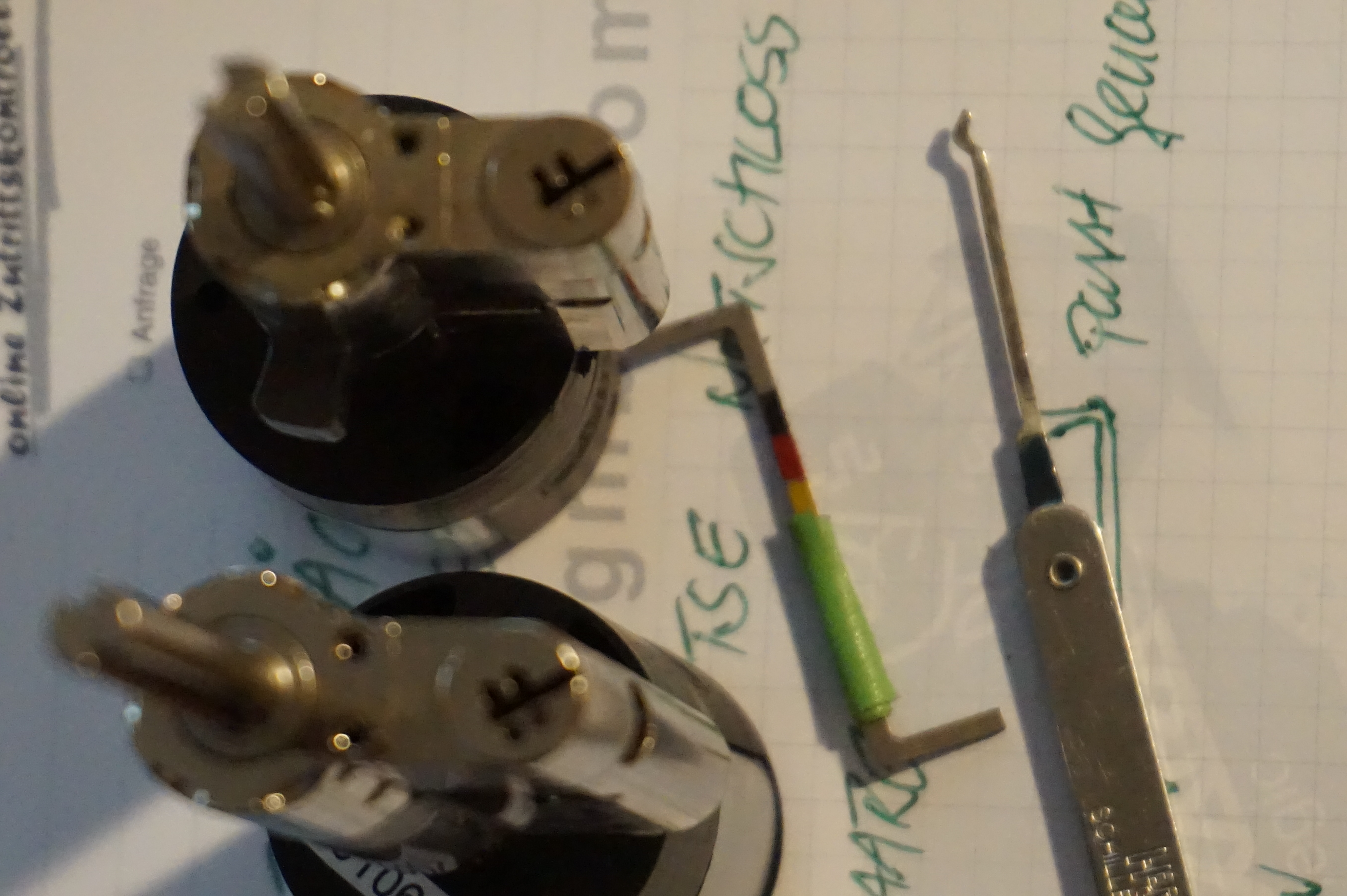 SEO Jahrgang 1961 ♥ 𝔄𝔯𝔱𝔥𝔲𝔯 𝔅ü𝔥𝔩, 𝔄𝔯𝔱𝔥𝔲𝔯𝔪𝔢𝔦𝔰𝔱𝔢𝔯® Arthur Bühl, Jahrgang 1961, Detektiv aus Germany, Im Dienste der Wahrheitsfindung unterwegs, betreibt in seiner Freizeit Lockpicking aus Leidenschaft. Der mehrfache Deutsche Meister wird in der WIRED als " Master of the Universe " betitelt. In der BILD et ist der Artikel " Herr der Schlösser " abgedruckt. Im Hasenstübchen - Fuhlsbüttel, am Hasenberge, Santa Fu, wird gefeiert. Arthurmeister® stellt seinen Leporello " Der Aufmacher " vor. Der Stammtisch grölt " OFFEN ". Scholischek, Rudi, Heike I, Noagerlzutzler, Arthur und Joe Asberry, der alte NBA ler, prosten sich zu. Arthurmeister`s Jukebox auf YouTube spielt Pointer Sisters - Slow Hand ! ♥ Beim Tanzen ruft die Cartomanze " Ey du Sympthieträger ♥, komm mal her " ! Verschlagwortet mit: Arthur Bühl, Arthurmeister® Arthur ♥ Schwäbischer Hengst, Buhl, Zwetschgen Heini, Artur, Buehl er, Zwetschge, Made in Germany, Born 1961, Sympathieträger, Google Earth, Mittelpunkt der Welt, Pflaumen, Arkadasch, Datschi, ♥ Martinameisterin, Cartomanze, Scholischek, " HIGH NOON ! ", ♥ ♥ Vokuhila ♥ Parole Emil ! Verschlagwortet mit: Bühl er Zwetschge, International Lockpicking, Google Earth, Earth Song, Schwäbischer Hengst !