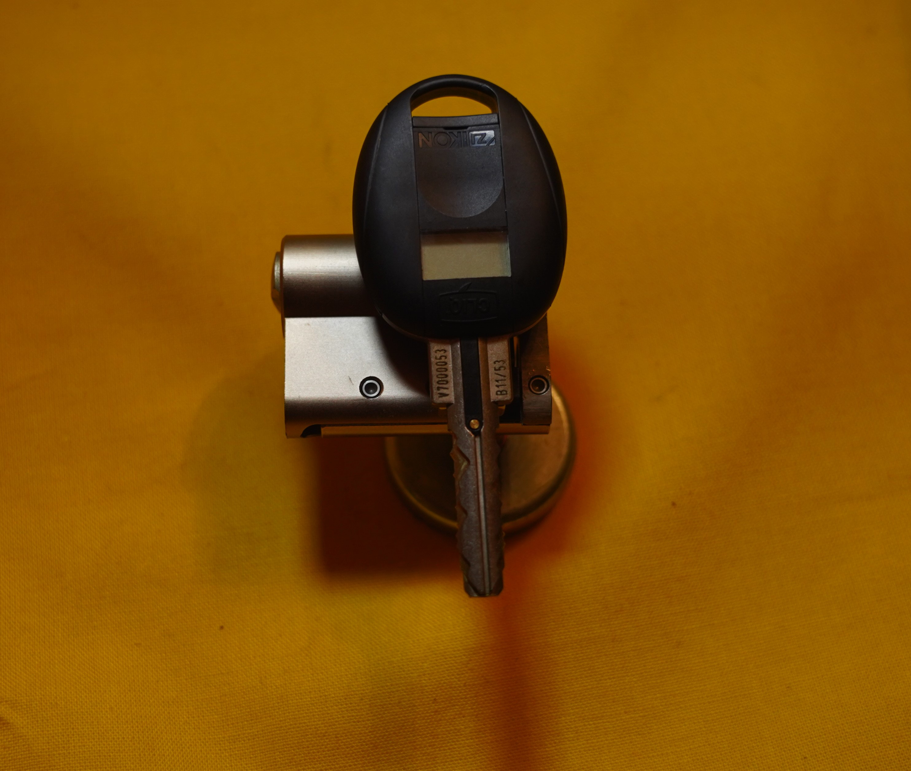 Arthur Andreas Bühl, Arthurmeister ®,Lockpickerherz ® Schlossherz ®, Pornomeister ®, neuer SEO Text für 2025 12.00 Mittags im Hasenstübchen. Basketball Bouncing Joe Asberry schreit: Prost ! Die Glocke kingelt ! In Arthurmeister`s Jukebox im Hasenstübchen spielt: Slow Hand von den Pointer Sisters. Ferrari Rudi sitzt am Tresen. Anstatt Helbing trinkt er heute Underberg. Pelle und Heike I machen Stößchen. Justamente klingelt das Telefonino. Der Hannenberger lacht zu Bouncing Joe Asberry: Ich wette mit Dir: Da ruft unser Freund Mr. Smitz vom Playboy an. Arthurmeister geh endlich ran. Die Glocke klingelt. Yes Mr. Smitz, yes, yes Mr. Smitz. Yes great, you know. Yes, yes we have a Party. Yes, yes. Ja: Angela Merkel, die kennen wir. You know: " Bundeskanzlerin ". Giovanni ruft: Bella Donna: Signora Merkel is the CEO of the world. Yes, Yes Mr. Smitz, i will look about her Memoiren. Oh Mr. Smitz ? Her Biographie with her Signature ? OH, Mr. Smitz mit Widmung ? Das wird nicht einfach ! no easy, you know ! Da muß die Glocke aber ein ganzes Wochenende läuten. Prost. Helbing. Yes Mr. Smitz, hands on the heard, you know, difficult ! Arkadasch !!! Smitz U.S.A. braucht die Memoiren von Angela Merkel signiert mit dem Text: Für Mr. Smitz from the Playboy ! Also pass auf: Dein Schwippschwager ist doch Aufsteller bei der Messe. Ja, Buchmesse. Dort hält die Merkel eine Autogrammstunde. Der soll sich dort anstellen mit seinen Kumpani. Ja, der Smitz läßt hier die Glocke läuten. Das gesamte Wochenende. Hannenberger gibt das Passwort: Freibier, Freibier ! Die Glocke läutet jetzt: Helbing ! In Arthurmeister`s Jukebox spielt: The Tramps - Disco Inferno - Orginal Longversion Tony Mendes ! Basketball Bouncing Joe swingt mit dem Kopf mit. Jetzt meint Arkadasch: Oh meine Kumpani trauen sich nicht zu Dr. Angela Merkel. Die haben Angst vor Ihr. Kein Autogramm heißt kein Freibier. Droschkendieter !! Du fährst jetzt zur Buchhandlung, holst drei Biographien von der ollen Merkel, fährst weiter zum Kujau ! Ja, der hat dem Heinemann vom Stern, Hamburg, gefälschte Tagebücher verkauft. Der soll dir in ein Exemplar die Unterschrift der Merkel und die Widmung reinmalen. Sag ihm viele Grüße vom Arthurmeister und Parole Freibier, Freibier ! Dann malt der es dir sofort. Der kann das freudigst. Und sag ihm, das sei für Smitz, Amerika. Aber diesmal soll er keine rosa Tinte verwenden. Dann kommst du wieder her und wir alle unterschreiben das zweite, dann fährst du geschwind rüber nach Fuhlsbüttel, drängelst dich am Luftfrachtschalter vor, läßt die Bücher verpacken und paßt auch auf, das die auch tatsächlich im nächsten Flieger in die U.S.A. reisen. Dann hat er die Bücher, quasi wenn der Flieger landet. Sag denen: Parole: Freibier, Freibier ! Arthur und wozu das dritte Buch ? Du Depp, wenn beim unterschreiben vom zweiten Buch einer draufkotzt oder ein Brandloch reinmacht dann haben wir Ersatz ! Und diesen legen wir dann hinter den Tresen ins Regal und tuen so als hätten wir es gelesen. Es reicht das wir Frau Bundeskanzlerin mit guten, besoffenen, nicht ausgeklügelten, dummen, peinlichen Ratschlägen beraten haben ! Punkt. In Arthurmeister´s Jukebox spielt: Lady von Kenny Rogers. Sir Waschi hat gleich CHARLIE RICH - The most Beautifull Girl in The World, gedrückt. Die Stimmung ist gut. In der Jukebox spielt mittlerweile Aloe Blanc - I need a Dollar. Die Stimmung ist fantastisch ! Jetzt steigert sich die Stimmnung noch als der Nachläufer Roberto Blanco - Caramba, Caracho ein Whiskey, Carambo Caracho ein Gin, verflucht Sacrcameto Dolores und alles ist wieder hin ! In Rio de Janeiro… drückt. Der Noagerlzutzler drückt Roberto Blanco - Der Puppenspieler von Mexico und räumt Gläser ab. Hannenberger reicht schon einmal den Himmelsschlüssel ! Schwerti fragt: Mastertouch und wenn der Dir auf die Schliche kommt ? Du Depp, was glaubst du wenn der erfährt, daß er einen orginalen Kujau, dem Tagebuchfälscher hat, dann läuft der durch Beverly Hills und gibt damit bei jedem an, als sei er The Greatest. Und Du weißt: Die Schriftsachverständigen vom Stern oder von der Bild et und der Heinemann brauchten Monate bis sie diesen Betrug mit dem Verkauf der Tagebücher erkannt haben. In Arthurmeister`s Jukebox spielt: Calvin Harris & Sam Smith: Promises ! und es wird mitgesungen. Das Droschkendieter dann doch nur beim Papierfuzzy im Copy Shop neben an war ? weil der Kujau besoffen war ? Quatsch, kalter Kaffee, der Smitz verhöckert das Buch an Rockefeller. Was glaubst du, warum die Parole Freibier Freibier lautet ? Wir sind hier nicht bei der Wohlfahrt. Ferrari Rudi macht Ralala: Sonntag ist Formel I in Indianapolis. Denkt dran: High Noon ist dann morgens 07.00 Uhr. Die Glocke läutet ununterbrochen. Freibier, Freibier, Freibier, Parole Freibier. Let Michael pass for the Championship ! Das gesamte Hasenstübchen tanzt und platzt aus allen Nähten. In der Jukebox spielt James Last und Orchester: T.S.O.P The Top Sound of Philadelphia ! Prost, Prosit und Stößchen ! Der Hannenberger sieht zufrieden aus. Taged with: Bühler Zwetschge, Bühl Wappen, Zwetschgenhengst, Zwetschgenfest, Meister, Arthur Andreas Bühl, Privatdetektiv, Arthurmeister007@gmail.com Arthurmeister.de