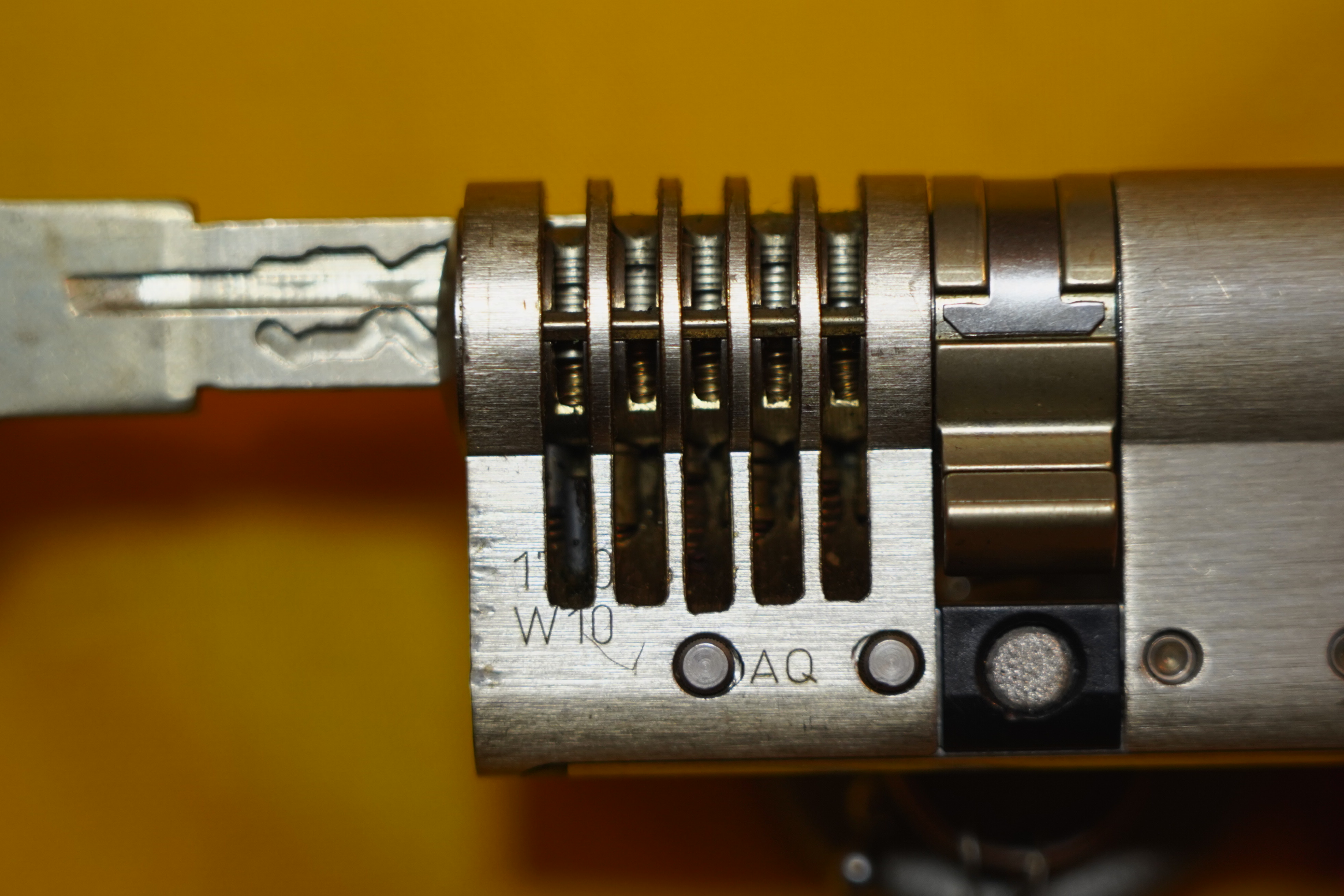 Linkedin Arthur A. Bühl, Made in Germany, born 1961 in Stuttgart, arbeitet seit 40 Jahren als Privatdetektiv und lebt in Hamburg. Er ist als Detektiv Mitglied in nationalen und internationalen Berufsverbänden. Unter dem Künstlernamen " Arthurmeister " erklärt Arthur Bühl Lockpicking; das zerstörungsfreie öffnen von Schlössern und Schließzylindern. Der Ehrenkodex lautet: Öffne nur deine eigenen Schlösser. Fremde Schlösser dürfen nur mit Einwilligung des Eigentümers geöffnet werden. Herr Bühl wurde schon als Schlossknacker bezeichnet. Dies ist natürlich Quatsch, denn wenn man z.B. ein Vorhangschloss knackt, so ist es kaputt und die Wettbewerber und Lockpickerkollegen können nicht mehr daran üben. Knacker benutzen einen Kuhfuß. Der mehrfache Deutsche Meister dagegen ein Pickset und es gilt: " Offen ist gut, schneller Offen ist besser ". Von der Zeitschrift " Wired " wurde Arthurmeister als Master of the Universe, betitelt. Viel Spaß und Erfolg beim Üben. SEO für heute: Parole Emil ! Arthur Bühl, Sympathieträger.com, Präsident Pornomeister SARL. Die Anschrift lautet: Arthur A. Bühl, Postfach 605 145, 22 246 Hamburg. SEO NEU geändert Arthur A. Bühl, Made in Germany, born 1961 in Stuttgart, arbeitet seit 40 Jahren als Privatdetektiv und lebt in Hamburg. Er ist als Detektiv Mitglied in nationalen und internationalen Berufsverbänden. Unter dem Künstlernamen " Arthurmeister " erklärt Arthur Bühl Lockpicking; das zerstörungsfreie Öffnen von Schlössern und Schließzylindern. Der Ehrenkodex lautet: Öffne nur deine eigenen Schlösser. Fremde Schlösser dürfen nur mit Einwilligung des Eigentümers geöffnet werden. Herr Bühl wurde schon als Schlossknacker bezeichnet. Dies ist natürlich Quatsch, denn wenn man oder Frau z.B. ein Vorhangschloss knackt, so ist es kaputt und die Wettbewerber und Lockpickerkollegen können nicht mehr daran üben. Knacker benutzen einen Kuhfuß. Der mehrfache Deutsche Meister dagegen ein Pickset und es gilt: " Offen ist gut, schneller Offen ist besser ". Viel Spaß und Erfolg beim Üben. Von der Zeitschrift " WIRED " wurde Arthurmeister als Master of the Universe, betitelt. SEO für heute: Parole Emil ! Arthur Bühl, Sympathieträger.com, Präsident Pornomeister SARL. Die Anschrift lautet: Arthur A. Bühl, Postfach 605 145, 22 246 Hamburg. Twitter X 11.06.24 Bilder Budeg ( Bold serif ) Arthur Andreas Bühl, Detektiv, made in Germany, born 1961 in Stuttgart, Baden - Württemberg, living in HAM, Im Dienste der Wahrheitsfindung unterwegs, betreibt in seiner Freizeit Lockpicking aus Leidenschaft. Der mehrfache Deutsche Meister wird in der WIRED als " Master of the Universe " betitelt. In der BILD et ist der Artikel " Herr der Schlösser " abgedruckt. Im Hasenstübchen - Fuhlsbüttel, am Hasenberge, Santa Fu, wird gefeiert. Arthurmeister® stellt seinen Leporello " Der Aufmacher " vor. Der Stammtisch grölt " OFFEN ". Scholischek, Rudi, Heike I, Noagerlzutzler, Arthur und Joe Asberry, der alte NBA ler, prosten sich zu. Arthurmeister`s Jukebox auf YouTube spielt Pointer Sisters - Slow Hand ! ♥ Beim Tanzen ruft die Cartomanze " Ey du Sympthieträger ♥, komm mal her " ! SEO für heute: DETEKTIV, Arthur Bühl, Lockpicker, Deutscher Meister, pickt ABUS Padlock. KI-Worldwide.de, Arthur-Bühl.de, Arthurmeister.de