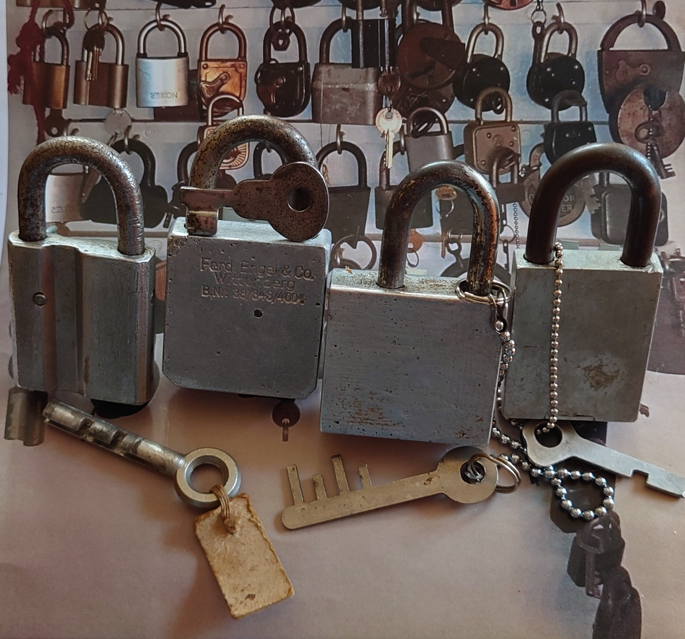 ♥ 𝔄𝔯𝔱𝔥𝔲𝔯 𝔅ü𝔥𝔩, 𝔄𝔯𝔱𝔥𝔲𝔯𝔪𝔢𝔦𝔰𝔱𝔢𝔯® Mr. Smitz Hilfe für Leporello.us 𝔄𝔯𝔱𝔥𝔲𝔯 𝔅ü𝔥𝔩, 𝔄𝔯𝔱𝔥𝔲𝔯𝔪𝔢𝔦𝔰𝔱𝔢𝔯® HELLO Mr. Smitz, yes i am fine and the Stammtisch and the Counter is also fine too ! Der Nachläufer schreit vom Tresen: wieder der Ami oder watt ? WHAT Mr. Smitz you are not in good condition`s. Oh, Mr. Smith i`am sorry about this. What, your Leporello.us System is not running ? Yes, yes, OH, yes, Good, yes, yes the Spaghetticodler. Yes, i know. Computer, yes i know. Our Spaghetticodler, der amiga pc sit on the Counter and drink Helbing. Arthurmeister`Jukebox by You Tube im Hasenstübchen plays: Let`get it on, do you know Marvin Gay ? Oh, Arkadasch drinking today no Helbing ? No, he drinks GabiKo. Arthurmeister ? what ist GabiKo, i never hear from this. This is ganz billiger Korn, you Know. Like you Whisky ! No, Zwetschgenwater is more, more, better ! Heike IV cries from the counter: Alimente, not Alimentari, Giovanni. You know. The Scholischek is dancing. Yes, Yes, Mr. Smitz. Why Scholischek and Arkadasch dancing ? They hear from the old Rock-Ola Cem Karaca & die Kanaken. Mein " Deutscher Freund ", you know Mr. Smitz. Yes i will give them some Helbing. No, no, Mr. Smitz, for your Problem with the Spaghetti Codler you take my E - Mail Binärbomber@Binärbomber.de. The Jukebox play now Joy Flemming. Half-Breed. No, no Mr. Smitz, you are dumm. The Seo for this week is: Arthur Bühl, Made in Germany, born 1961, Detektiv aus Leidenschaft, die Leiden schaft. You get it ? Know i mußt helping on the Stammtisch for Lockpicking, a fucking ABUS Padlock. Tschüssing ! I say Ende for Telefon speaking und touch nothing that you can not pay ! Verzwetschget mit: ♥ Vokuhila, Friseur ♥ Schwäbischer Hengst, Zwetschgen Heini, Bühl er, Zwetschge, Google Earth, Mittelpunkt der Welt, Martinameisterin, Cartomanze, Scholischek, " HIGH NOON ! ". ♥ Parole Emil ! Verschlagwortet mit: Arthur Bühl, Arthurmeister®. Die SEO - Geister.de rufen: Buhl er Zwetschge, International Lockpicking, Google Earth, Earth Song, Schwäbischer Hengst und Sympathietraeger ! Verzwetschget mit: Arthur A. Bühl, Lockpicking, Deutscher Meister, Made in Germany, born 1961, in Stuttgart, Baden - Württemberg, is picking ABUS - Padlock, am Stammtisch ♥. Arthur Buehl, Arthurmeister raucht Roth - Händle Cigaretten aus der Stadt Lahr - Bühl, Schwarzwald, Black Forest. Die Damen trinken Rotkäppchen. Stößchen ! Mr. Smitz from Beverly Hills is calling. Arthurmeister speek to Mr. Smitz from the Playboy: Sorte Schwäbischer - Hengst.de is großfruchtig und süss ♥. No, only woman has Pflaumen. Yes, I will send greetings to your friend Friede Springer from the BILD et News, Hamburg. SEO für heute: Hasenstübchen, S - Bahn, Ohlsdorf, Am Hasenberge, Stanta Fu, Friedhof ! Vokuhila ♥ Zwetschgen - Heini, Parole Emil ! Arthur ♥ Schwäbischer Hengst, Buhl, Zwetschgen Heini, Artur, Buehl er, Zwetschge, Made in Germany, Born 1961, Sympathieträger, Google Earth, Mittelpunkt der Welt, Pflaumen, Arkadasch, Datschi, ♥ Martinameisterin, Cartomanze, Scholischek, " HIGH NOON ! ", ♥ ♥ Vokuhila ♥ Parole Emil ! Mr. Smitz und Jukebox, Grafik Banner erstes Sign, ist dann bei allen anderen auch so. Änderungen können gemacht werden. ♥ 𝔄𝔯𝔱𝔥𝔲𝔯 𝔅ü𝔥𝔩, 𝔄𝔯𝔱𝔥𝔲𝔯𝔪𝔢𝔦𝔰𝔱𝔢𝔯® Arthur Andreas Bühl, Made in Germany, born 1961, ist mehrfacher Deutscher Meister im Lockpicking. In dem Magazin WIRED wird er als " Master of the Universe " betitelt. Im Hasenstübchen stellt er seinen Leporello " Der Aufmacher ", vor und telefoniert mit Mr. Smitz, Beverly Hills from the News Paper PLAYBOY, USA. No, Mr. Smitz, the E - Mail is not Parole Emil, the E - Mail is called: PAROLE E-Mail.com. Mr. Smitz is laughing ! Take the romantic move. Yes, Mr. Smitz, with every beat of your heart. You know Engelbert ? Mr. Humperdinck ! This is the favorite song from Friede Springer from the BILD et, You know ? Arthurmeister`s Jukebox, YouTube, spielt Pointer Sisters: Slow Hand. Der Noagerlzutzler, der Scholischek und Raucher am Stammtisch können keine Padlocks öffnen. Deshalb müssen diese Spitzbuben an den Tresen. Die Glocke wird geläutet. Arthurmeister brüllt " OFFEN " ! Die Jukebox spielt jetzt Ina Müller - Dörp Reggae. Arthurmeister und Joe Asberry, der alte Basketballer von der NBA, stoßen miteinander an. Stößchen ! Stößchen schreit Martinameisterin. Santa Maria ! Tante Martina ! Mittlerweile spielt in der Jukebox Engelbert: A man without love. Die Stimmung steigt. Die KI in der Jukebox, der Rock - Ola, spielt nacheinander: Joy Flemming, Ata Canani, Deutsche Freunde, natürlich auch Cem Karaca und die Kanaken, Mein deutscher Freund, Alle Menschen dieser Erde. Nina Hagen spielt African Reggae, UB 40 - spielt Kingston Town. Jan Delay ist mit Irgendwie, Irgendwo, Irgendwann, Live und die BeeGees mit How deep is your love, dabei. Eddy Holman, Hey there lonely girl, bei Pink Floyd und bei den The Doors, Riders on the Storm tanzen die Gäste. Heike I drückt Harold Melvin & the Blue Notes This love I lost. T.S.O.P. The Sound Of Philadelphia und Hildegard Knef mit - Der alte Wolf, bringen die Menge zum kochen. Pelle dröhnt: Marmor Stein und Eisen bricht. Die Affen rasen durch den Wald. Die Five Tops: Warte auf das Glück, Kenny Rogers - You decorated my life, Reinhard Fendrich - Strada del sole, Sammy Davis jr. mit Mr. Bojangles live in Germany und Teddy Pendergrass - Turn off the lights sowie Julio Iglesias mit Diana Ross - All of you, bringt die Meute weiter zum toben. Die Polizei drückt Empire of the Sun - We are the people. Helen Ready singt Angie Baby. Bei Element of Crime steigert sich die Ekstase vom Mittelpunkt der Welt über die Straßenbahn des Todes zu Am Ende denk ich immer nur an Dich. Die Love Story - Andy Williams, ABBA mit Hasta Manana, runden die Sache ab. Hannenberger schmeißt bei Roger Whittaker - Abschied ist ein scharfes Schwert, alle RAUS ! Morgen ist 11 Uhr High NOON ! Dänen lügen nicht. ♥ Verschlagwortet mit: Arthur Bühl, Arthurmeister® Arthur ♥ Schwäbischer Hengst, Buhl, Zwetschgen Heini, Artur, Buehl er, Zwetschge, Made in Germany, Born 1961, Sympathieträger, Google Earth, Mittelpunkt der Welt, Pflaumen, Arkadasch, Datschi, ♥ Martinameisterin, Cartomanze, Scholischek, " HIGH NOON ! ", ♥ ♥ Vokuhila ♥ Parole Emil ! Zwetschge Mr. Smitz III ♥ 𝔄𝔯𝔱𝔥𝔲𝔯 𝔅ü𝔥𝔩, 𝔄𝔯𝔱𝔥𝔲𝔯𝔪𝔢𝔦𝔰𝔱𝔢𝔯® Mr. Smitz from Beverly Hills, USA, from the Playboy ring`s Arthur Bühl, Arthurmeister. Arthur is in the Hasenstübchen. Arthurmeister`s Jukebox play`s: You decoratet my Life. Mr. Smitz, I am not a Zwetschgenheini. You are a Maneater, an old Pflaumenfresser and a Pflaumenkernbeisser ! No, I am auch not Mr. Pflaumen Bühl ! Drink your Whisky slowly. In Germany is 11 a.m. " High Noon " and not Bunter Nachmittag. Yes, I am the Platzhirsch in our Rabbit, Bunny House. The Rock - Ola play`s: I can´t tell you why. Pinofrank trinkt Vino. Scholischek ruft: Sag dem alten Ami die Zeit von Andretti ist abgelaufen. Und eine von Scott Speed gibt es nicht. F1 Rudi ruft: Hockenheim is better than Indianapolis ! Radio-Eriwan.de von Mr. Arthur-Buehl@Radio-Eriwan.de, ges.gesch. dröhnt " Im Prinzip ja ", die Bühl er Zwetschgen sind sehr gut und süss. Arkadasch sagt die Erikli pasta von der Oma seiner Grandma ist perfekt. Giovanni palare prugna torta from the Grand Nonna is molto molto bene. No, No, Mr. Smitz, listen: The Mamsell from the Patsch Barracks buy the Zwetschgen from the Oma by the Vaihinger Wochenmarkt. She do the Zwetschgen without your plum Rock on one hundred pices of five Meter long Cake tray. All the GI`s from the Patsch and the Kelly eat this and say: Das schmeckt gut ! Der Scholischek ruft: Bühl, du alter Zwetschgenlutscher, ich fress nur Apfelkuchen. Mr. Smitz, you know Apple Cake ? My Geheimtipp for the Datschi is the Heslacher Waldheim. And i`ll give you another Tipp where i am going: to the " Schellenhof " , you know. This Stübchen work`s " Im Dienste der Gastlichkeit ". Yes, Yes, first Schnitzel und than Obacht; care: Zwetschgenpastete ! You know ! No Mr. Smitz, i am " Im Dienste der Wahrheitsfindung " unterwegs and i drink Kaffee. Mr. Smitz, you are besoffen. Yes, the UHU is also from the Stadt Bühl, Hermannstreet. No, No, you can`t with UHU stick a Pflaume. Du Depp. Uhu is für cheeky Amerikaner`s ! And don`t forget: The Zwetschgen Rock is: Pointer Sisters " Slow Hand ". No Mr. Smitz, this Whisky is not Pflaumenschnaps - this is Zwetschgenwater ! you know ! No, No, not like Helbing. Yes i know Amazon. No, they have no fresch Zwetschen for make Whisky. NO, No, bei Bühl is ab 21 Pflicht duty, You know ! Arthurmeister s Jukebox by You Tube play: The End of the World ! No, Giovanni, this Song ist not from Michael Jackson. It is from Skeeter Davis. Mr. Smitz, now is genug with the Gelaber. Yes I send you via Air Force from the Patsch Zwetschgen. They are called like a Spitz Name, you know Nickname of me: Schwäbischer Hengst ! No, only Woman has Pflaumen. The Rock - Ola play: Julio und Diana. " All of you !" So Mr. Smitz, now is Fofftein. Yes i make greetings for Friede Springer from the BILD et. Yes, Yes ! Arthurmeister`s Jukebox plays Pendergrass: Turn Off the Lights ! Asberry say: Tschüssing ! Vinofrank trinkt jetzt Helbing ! Die Glocke läutet ! Parole Emil, Sorte Schwäbischer Hengst !! Arthur-Buehl@Radio-Erwian.de, www.Radio-Eriwan.de is performed by the Performancekünstler Arthurmeister@Arthurmeister.de for the www.leporello.us, Mr.Smitz@Leporello.us SEO für heute: Arthur Bühl, Arthurmeister® Arthur ♥ Schwäbischer Hengst, Heini, Zwetschgen Hengst, Buhl, Artur, Buehl er, Zwetschge, Made in Germany, Born 1961, Sympathieträger, Google Earth, Mittelpunkt der Welt, Pflaumen, Arkadasch, Datschi, ♥ Martinameisterin, Cartomanze, Scholischek, " HIGH NOON ! ", ♥ ♥ Vokuhila, Friseur ♥ Parole Emil ! Mr. Smitz NEU My Friend Harvey Mr. Smitz calls Arthurmeister in the Hasenstübchen, the Rabbit Hall und Bunny House. Yes Mr. Smitz, yes, yes really ? your Friend Harvey the Bunny want`s to komm in the Hasenstübchen ?! Ey Arkadasch, Noagerlzutzler, ey Heike II und Nachläufer, ey Strigoy du alter Aufsitzer, Mr. Smitz ist asking, if he can bring his Bunny Harvey with him into the Hasenstübchen ? All the Trinker call laut: Friend Harvey ? really, it is no Problem. Our Bunny House ist eh schon ein Irrenhaus, you know a Madhouse. We can pick your Friend Harvey. Yes, Yes ! Der Objektleiter Hannenberger läßt für Mr. Smitz die Glocke läuten ! In Arthurmeister s Jukebox by You Tube spielt Pointer Sisters: " SLOW HAND ". Mr. Smitz, it is time for your Medication now. The Rock Ola play Umberto Tozzi, yo Caminare. Yes, yes, Mr. Smitz, yes I know, yes, yes ! Oh, so amusing. Greetings to the Bunny in Beverly Hills from your Playboy, Yes, Yes, Mr. Smitz: Mrs. Friede Springer from the New`s Paper BILD et is happy. Maybe she will come with her Harvey to the Rabbit Hall, you know ! Hannenberger läutet die Glocke: Helbing und Rotkäppchen. Yes, yes Mr. Smitz, Driver Dieter takes you and your Bunny Harvey from Fuhlsbüttel. Tschüssing, i`ll greating the Detektiv`s. Yes Mr. Smitz, yes, the SEO for today is: Schwäbischer Hengst, Käppchen, you know Black Forrest and the Patsch Barracks, Stammtisch, American Lock, offen, Öffnung ohne Schlüssel. 𝐕𝐞𝐫𝐬𝐜𝐡𝐥𝐚𝐠𝐰𝐨𝐫𝐭𝐞𝐭 𝐦𝐢𝐭: 𝐀𝐫𝐭𝐡𝐮𝐫 𝐁ü𝐡𝐥, 𝐭𝐡𝐞 𝐃𝐮𝐭𝐬𝐜𝐡 𝐨𝐩𝐞𝐧 𝐋𝐨𝐜𝐤𝐩𝐢𝐜𝐤𝐢𝐧𝐠 𝐂𝐡𝐚𝐦𝐩𝐢𝐨𝐧 ! 𝐅𝐫𝐨𝐦 𝐖𝐈𝐑𝐄𝐃. Ö𝐅𝐅𝐍𝐔𝐍𝐆 𝐎𝐇𝐍𝐄 𝐒𝐂𝐇𝐋Ü𝐒𝐒𝐄𝐋, 𝐋𝐢𝐧𝐤𝐞𝐝𝐢𝐧, 𝐓𝐰𝐢𝐭𝐭𝐞𝐫 𝐗. 𝐋𝐞𝐠𝐨 𝐁𝐢𝐥𝐥𝐮𝐧𝐝 𝐋𝐞𝐠𝐨𝐥𝐚𝐧𝐝