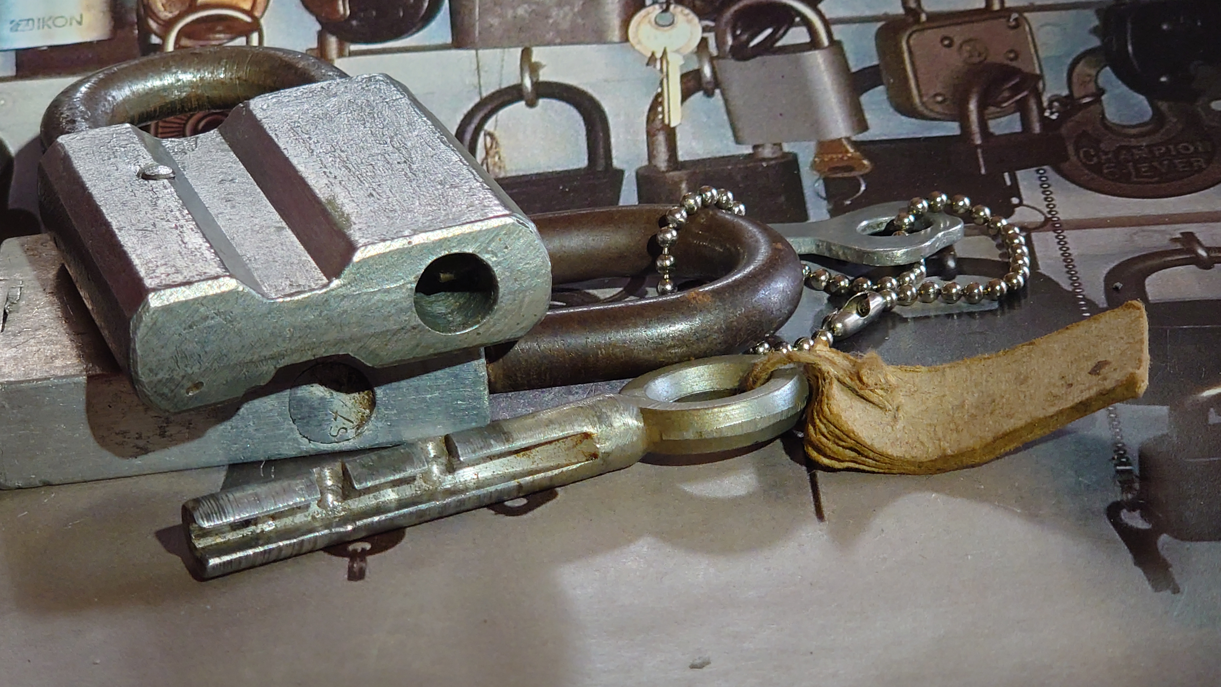 ♥ 𝔄𝔯𝔱𝔥𝔲𝔯 𝔅ü𝔥𝔩, 𝔄𝔯𝔱𝔥𝔲𝔯𝔪𝔢𝔦𝔰𝔱𝔢𝔯® Arthur Bühl, Detektiv aus Hamburg ist Mitglied in den Berufsverbänden BDD und der World Association of Detectives The World Association of Detectives (W.A.D.) was founded in 1925. It is the International Association for Investigators and Security Service Organizations. The World Association of Detectives was formed as a joint venture by the combined membership of the World Association of Detectives and the International Secret Service Association. It is the oldest international association in its field.[2] In 1972, it had 400 members in 34 countries,[3] growing to over 700 in about 60 countries in 1997.[4] In 2020, it had nearly 1,000 members in over 80 countries References 1. "Who We Are". www.wad.net. Retrieved 2026-02-03. 2. "Business investigator probes direct foreign link". China Daily. 31 May 2007. Retrieved 2008-10-24. 3. Gheysens, Roger (1973). Les espions. Elsevier Séquoia. p. 216. ISBN 978-2-8003-0004-7. Retrieved 2008-10-24. 4. " Detective Harold Lipset Dies". The Washington Post. 13 December 1997. Archived from the original on May 25, 2011. Retrieved 2008-10-24. External links • Official website Internationale Kommission der Detektiv-Verbände Die Internationale Kommission der Detektiv-Verbände (IKD) (englisch IKD – International Federation of Associations of Private Detectives) wurde 1964 durch die Detektivverbände Österreichischer Detektiv-Verband (ÖDV), den Fachverband Schweizerischer Privat-Detektive (FSPD) und den Bundesverband Deutscher Detektive e. V. (BDD) in Wien gegründet und am 10. November 1967 im Vereinsamt eingetragen. Die Vereinsdaten können über das österreichische Zentrale Vereinsregister unter der Zahl 978221660 eingesehen werden. Mitglieder IKD ist ein Dachverband, die Mitgliedschaft ist Verbänden vorbehalten. Aus Ländern, in denen kein Interessensverband registriert ist, können auch Einzelunternehmen als Mitglied aufgenommen werden. In der IKD sind 18 Landesverbände und 3 Einzelmitglieder, zum überwiegenden Teil aus der Europäischen Union/EFTA/EWR, sowie ein internationaler Verband zusammengeschlossen (Stand 12/2012). 2008 wurde die IKD als repräsentative Berufsvertretung von der EU anerkannt. Aufgaben Die Ziele der IKD waren lange von den Grundsätzen Erfahrungsaustausch und Vernetzung geprägt; durch die Veränderung politischer, gesetzlicher und gesellschaftlicher Rahmenbedingungen für die Ausübung des Berufes Detektiv wurde ein geschlossenes Auftreten als Standesvertretung angestrebt, was unter anderem durch den einheitlichen Beschluss und die Unterzeichnung eines gemeinsamen Mindeststandards für den Berufszugang und die Berufsausübung (IKD Common Minimum Standards, Saragossa, 2007) durch die Delegierten aller Mitgliedsverbände, eine gemeinsame Model Data Protection Policy oder Best Practice Guides dokumentiert ist. Organe Als ausführendes Organ steht das auf drei Jahre gewählte Executive Committee der IKD vor. Es setzt sich aus dem Secretary General, Tony Imossi (seit 2004), dem Vice Secretary General und dem Treasurer zusammen. Als weiteres ständiges Organ bildet das Grievance Committee einen europäischen und darüber hinaus internationalen Beschwerdeausschuss. Der Verband setzt ihre Aufgaben auch durch themenbezogen eingesetzte Committees um, für die jeweils ein Chairman von den Mitgliedern gewählt wird, z. B.: • das CSC (Common Standard of Competence) Committee für die Einführung eines gemeinsamen Standards in der Berufsqualifikation; • das EPIC (European Private Investigators’ Compendium) Committee für die Erfassung länderspezifischer Gegebenheiten und Möglichkeiten für die Tätigkeit von Detektiven. Weblinks https://www.i-k-d.com/