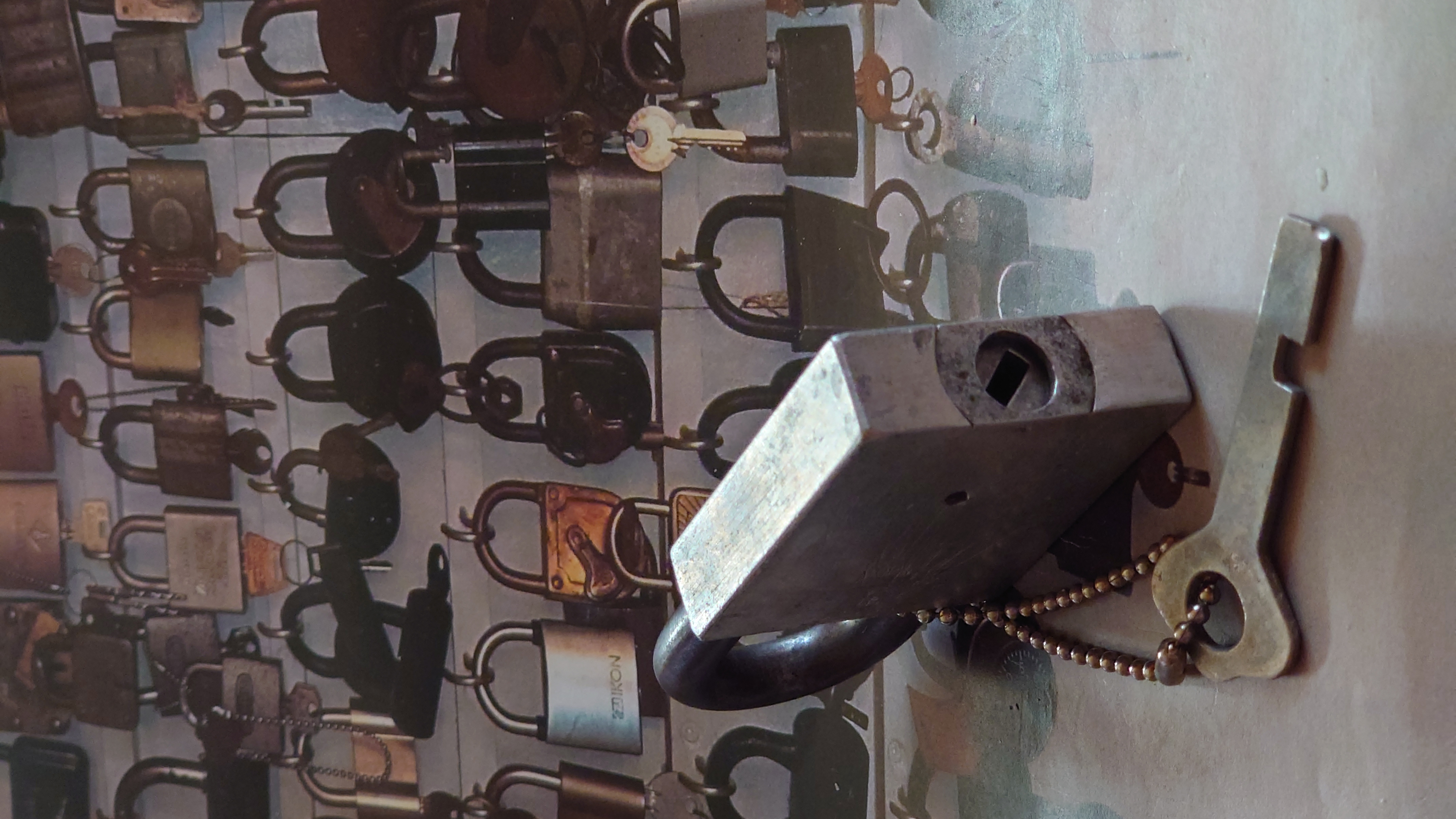 ♥ 𝔄𝔯𝔱𝔥𝔲𝔯 𝔅ü𝔥𝔩, 𝔄𝔯𝔱𝔥𝔲𝔯𝔪𝔢𝔦𝔰𝔱𝔢𝔯® 10.30 Uhr, High Noon im Hasenstübchen. Herr Arthur A. Bühl betritt das Hasenstübchen. Alle sind da. Martina, Heike II, Bouncing Joe Asberry und Schwerti sitzen am Stammtisch. Moin Arthurmeister, du alter einarmiger ®. Am Tresen sitzen Brilli - Ralf, Behördenmanni, Roswitha von Freitag, noch, Schneiderheinze und Schlosserklaus mit Heike I, Formel 1 Rudi, Boogie, Sir Waschi und der Gelenkbusfuzzy. Ganz hinten im Eck sitzen noch der HSV Ute, BMW Dedl und der Malermeister " Och ". Am Nebentisch stehen der Nachläufer, der Noagerlzuzzler, der Scholischek, der Stasi Meier mit seinem Freund Strigoy. Aus dem Hinterzimmer sind der Zigeunerschorsch, Giovanni, Lupo der alte Schmierlappen, Pino Frank, Maxam, auch ein deutscher Meister im Lockpicking, Ingo der Wirt von der Oberalster und Sammy der Wirt aus dem Dithmarscher, Schlüsselmichi und der Tschi, lautstark zu hören. In Arthurmeister`s Jukebox spielt " Slow Hand " von den Pointer Sisters. Hannenberger fragt: wie immer ! Arkadasch kommt vom Pissoir und schreit: Arthurmeister, du alter Sympathieträger und Aufmacher, mein alter Freund: wo hast Du denn den einarmigen ® her ? Sag es mir schnell ! Der Automatenpeter gibt eine Lokalrunde nach der anderen ! Er hat am einarmigen Banditen ® gewonnen und jetzt eine Glückssträhne ! Ich will auch solch ein Glück haben. Der ist vom Automaten nicht weg zu kriegen. Aber er solange einen ausgibt ! Den hatte ich noch vom Kujau stehen. Den zweiten einarmigen Banditen ® habe ich zu Mr. Smitz nach Beverly Hill`s, Hollywood, U.S.A. via Luftfracht in deren Bunny Hall liefern lassen. Das hat der Droschkendieter mit seinem Taxi bewerkstelligt. Prost, Stößchen, Salute ! Automatenpeter schreit lallend: Helbing für alle ! Das Hasenstübchen bebt. Sektchen, Stößchen, Prosit und Trallala ! Arthurmeister`s Jukebox spielt Dance Monkey. Der Hannenberger hat sich Heike I in Sachen Logistik Getränke nachlegen, hinter den Tresen geholt. Automatenpeter sitzt immer noch vor dem einarmigen Banditen ® und schreit: Glückssträhne ! Helbing für alle. Hannenberger läßt die Sektkorken knallen. Käppchen ! Die Jukebox spielt sheila B. Devotion, Spacer. Giovanni will aber Gianna Nannini hören. Mittlerweile sind Silkie, Marion und Ingrid hereinspatziert. Damengedeck und Ponyrunde ! Automatenpeter schreit: Helbing für alle ! Plötzlich tut es einen Schlag: Automatenpeter ist mitsamt seiner Helbingflasche vom Hocker auf den Hinterkopf geflogen. Hannenberger, der Objektleiter versucht zu helfen. Sofort geht ein Gerangel los: Der Strigoy, der Noagerlzuzzler und der Nachläufer schubsen sich gegenseitig weg. Automatenpeter stöhnt " Helbing ", versucht auf zu stehen. Alle drei wollen an den einarmigen ®. Da kommt Pelle Pelz von hinten und schreit: Bielefeld, Bier bestellt, Bielefeld, Bier bestellt, schnappt sich den Hocker und schafft es mit einer schlanken Drehung an den Banditen ®. Bielefeld, Bier bestellt. Ich will auch mal gewinnen. Arthurmeister`s Jukebox spielt lautstark sexy von French Affair. Be my lover, be my inspiration. You are so sexy, sex sex sexy, physical und logical temtation. No, no, no higher, higher, Bayby higher. Der Hannenberger und Heike I kommen mit dem nachschenken kaum nach. Jetzt hilft Niekole beim Abwasch. Angela hilft auch. Sammy vom Dithmarscher leert die Aschenbecher. Ingo kotzt in den Schirmständer. Das Hasenstübchen bebt. Schwerti der alte Versicherungsmathematiker aus der City Nord schreit: HMI, wir bezahlen nie ! ERGO heißen wir heute und bescheißen weiter die Leute. Sein Hocker wackelt bedenklich. Formel 1 Rudi krallt sich am Tresen fest. Der einarmige ® blinkt und Pelle gewinnt. HMI, wir bezahlen nie ! ERGO heißen wir heute und bekotzen die Leute ! Pelle schreit: Bielefeld, Bier bestellt. Der Rotamint, der blinkt. Rudi lallt: Scott Speed ! Die Ponyrunde macht Stößchen und Käppchen ! Arkadasch drückt sich an den Stammtisch und fängt ungefragt zu labern an: Arthurmeister, mein Schwippschwager hat eine Schwester und deren Freunds Cousin 2 ten Grades hat mir diesen Profilzylinder von Kale Kilit aus Istanbul mitgebracht. Kannst Du den zerstörungsfrei öffnen ? Der hat nämlich einen Wendeschlüssel wie Keso oder Kaba ! Arthurmeister spricht: Wie immer ! wenn der Schließzylinder von mir geöffnet wird, bleibt er hier am Stammtischaschenbecher ! Arkadasch murmelt. Arthurmeister entnimmt seinem Pick Set seinen deutschen Meister Taster und einen Spanner. Ruck Zuck ist das wehrlose Schloss geöffnet und liegt jetzt zerstörungsfrei auf dem Stammtisch. Arfthurmeister jells: OPEN ! Giovanni meint: aperto. Tschi schreit Ouzo. Bielefeld schreit: Helbing. Pelles Hocker beginnt bedenklich zu wackeln. Schwerti fängt wieder an zu pöbeln: HMI, wir bezahlen nie ! ERGO heißen wir heute und machen weiter fette Beute. Helbing für alle. Stößchen und Prosit. Joe, hier herscht auch heute Bouncing Verbot. Wir sind hier nicht in der NBA. Airball wirfst du zu Hause ! Giovanni hat sich durchgesetzt. Gianna Nannini dröhnt aus der Jukebox und zeigt ihre Titten. Tja, im Hasenstübchen achtet der Hannenberger auf 3 D. Justamente ruft Mr. Smitz aus dem Bunny Hall, Beverly Hills, Hollywood im Hasenstübchen am Hasenberge, an. Hannenberger ruft: Arthurmeister ! Mr. Smitz für dich am Telefon. High Noon Mr. Smitz, are you on party ? Yes, Yes, Arthurmeister. The einarmiger Bandit ®, the Slotmachine is arrived in our Rabbit House. All the Peoble will play the one armed ! What a fun. They are winning sempre. Fun, Fun ! What`s about with the Helbing Brother`s ? Oh, Mr. Smitz, there are a little drunk. What`s about the BILD et Uschi ? Uschi is on Reporter Tour on the Reeperbahn, the Kiez, you know ! I think Droschkendieter bring`s her later in the Hasenstübchen. He has tell, he will play the einarmiger ®. Uschi will have a Glücksträhne. What is Glücksträhne ? If you are winning sempre. The Jukebox is playing: Fading. Yes Mr. Smitz, i have the einarmiger Bandit ® patented by the Gouverment DPMA registerd ! Yes, Yes, for Arthur Bühl, President Pornomeister S.A.R.L. Im Hintergrund ist ein umkippender Barhocker und ein schreiender Pelle zu hören. Helbing, Freibier, Freibier ! Das Gerangel wer am einarmigen ® spielen darf geht von vorne los. Jetzt läßt Schneiderheinze die Glocken läuten. Käppchen, Stößchen, Prösterchen ! Im Hasenstübchen wird getanzt: Dance Monkey ertönt erneut. Pronto ! So Mr. Smitz: Good luck with the einarmiger ® and have a great winning time. And take greating to Harvey and to your President. No Mr. Smitz, I haven`t time, hier is party. Ende des Telefonats ! Das Hasenstübchen feiert. In der Jukebox erklingt: Haindling, Du Depp ! Fortsetzung folgt. Fandom Wiki Arthur A. Bühl, Detektiv aus Hamburg, Profilbild, Lockpicking, Danke Dr. Ulrich Morgenrot, Velbert, Schlüsselregion, Schlüsselfest in Velbert, Forum Niederberg, Schlossmuseum, Schlüsselfest, Schlossherz, Hans Schell Collection, Martina Pall, Graz, Austria, Park Hotel, Brauhaus, BKS, Heiligenhaus, Wilka Schließtechnik, Silca, IHK, KFV, Errebi, Beschlag, Hersteller, ABUS, Arthur Bühl, Arthurmeister ®, Schlosssammler, Bühl Wappen, Bühl Flagge, Bühl Urkunde Patent, BKS, Arthur Meister, Porno Meister, Wernèry, Profilzylinder, Juke Box Arthurmeister You Tube, Buehl Logo, Cutaway Cilinder, Pfaffenhain, Demonstration Lockpicking, Schliesszylinder, Holland, Toool, Rohlinge zur Impression, zerstörungsfrei ohne Schlüssel, Schlüsseldienst, Soultrain, Philysound, TSOP, Es fährt ein Zug nach nirgendwo ! Arthur Bühl.de, Sicherheit, Performance Künstler. TILT, Flipper, einarmiger Bandit, Bally Wulff, Rotamint, Mad Monkey - Slot Machine, Spielautomat Merkur, Casino, Monte Carlo, Jackpot, Merkur Sonne, Jubilee, ROL-A-TOP, Old slot machine, Love Meter, Jet play, Looping the Loop Fürst, Münzschleuder, Astoria, Orakel Automat, Multi, Super Multi, Booster, Toool Lockpicking, Australia, E - Bay, Mein E - Bay, Uliton, Profilzylinder, ABUS, Bremicker und Söhne, Vorhängeschloss, Vorhängeschlösser, Vorhangschloss, Einbausicherung Korf, Raucher, Jesusmaster, Hasenstübchen, bunter Nachmittag, SEO Geister, Web Tüv, Jägermeister, Bild et Uschi, Doublebrain, Präsident, KI Tüv, Stasi, DDR, Himmelsschlüssel, Urkunde, Katalog Stasi, Signatur Bühl, Token, Amerikaner, fälschungssicher, Sicherheitstechnik, DOM, Muster, Kneipe, Eckkneipe, Gastwirtschaft, Wirtschaft, Portacenere, Musterspuren, Tresor, Jord Knaap, Tresoröffnung zerstörungsfrei, KJS, Schlossherz, Lockpickerherz, Pornomeister, Lockpicking Herz, Notöffnung beim Bunten Nachmittag, Arthur Bühl und die Jukebox im Hasenstübchen, einarmiger Bandit, Merkur, Sonne, Nachtjäger, 08 15, Der Goldene Schuss, Ali Baba und die Wunderschlösser, Wunderino, Padlock Collector, Rotalok, Protector junior, Bühl, Art, Kunst, Künstler, Kataloge, BÜHL, Kunstwerke Deutschland, Kunstprojekt Artothek, Arte, Meisterarte, Artworks, Conny Veit, Zwetschgenstadt Bühl, Tipico Games, Casino, online, Spielothek, Slotmagie, Susi Live, Gutscheincode, Erwin, Freispiele, Novolino, FSK ab 18, Gewinnerlos, 0800 ruf nicht an, Spielautomatenwelt, Rock Ola, Wurlitzer, Seeburg, Bluray, Stingray.