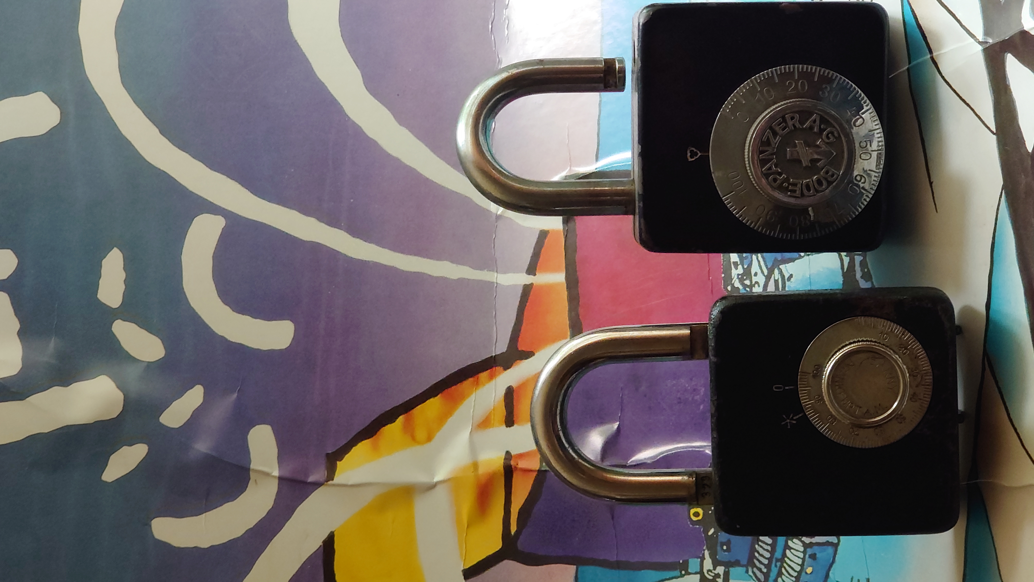 Karussel OFFEN und ZU: 𝔄𝔯𝔱𝔥𝔲𝔯 𝔅ü𝔥𝔩, 𝔄𝔯𝔱𝔥𝔲𝔯𝔪𝔢𝔦𝔰𝔱𝔢𝔯® Arthur Bühl, Jahrgang 1961, Detektiv aus Hamburg, Im Dienste der Wahrheitsfindung unterwegs, betreibt in seiner Freizeit Lockpicking aus Leidenschaft. Der mehrfache Deutsche Meister wird in der WIRED als " Master of Universe " betitelt. In der BILD et ist der Artikel " Herr der Schlösser " abgedruckt. Im Hasenstübchen - Fuhlsbüttel, am Hasenberge, Santa Fu, wird gefeiert. Arthurmeister® stellt seinen Leporello " Der Aufmacher " vor. Der Stammtisch grölt " OFFEN ". Scholischek, Rudi, Heike I, Noagerlzutzler und Arthur prosten sich zu. Die Jukebox auf YouTube spielt Slow Hand ! ♥ Beim Tanzen ruft die Cartomanze " Ey du Sympthieträger, komm mal her " ! Verschlagwortet mit: ♥ Vokuhila, Friseur ♥ Schwäbischer Hengst, Zwetschgen Heini, Bühl er, Zwetschge, Google Earth, Mittelpunkt der Welt, Martinameisterin, Cartomanze, Scholischek, " HIGH NOON ! ". ♥ Parole Emil !