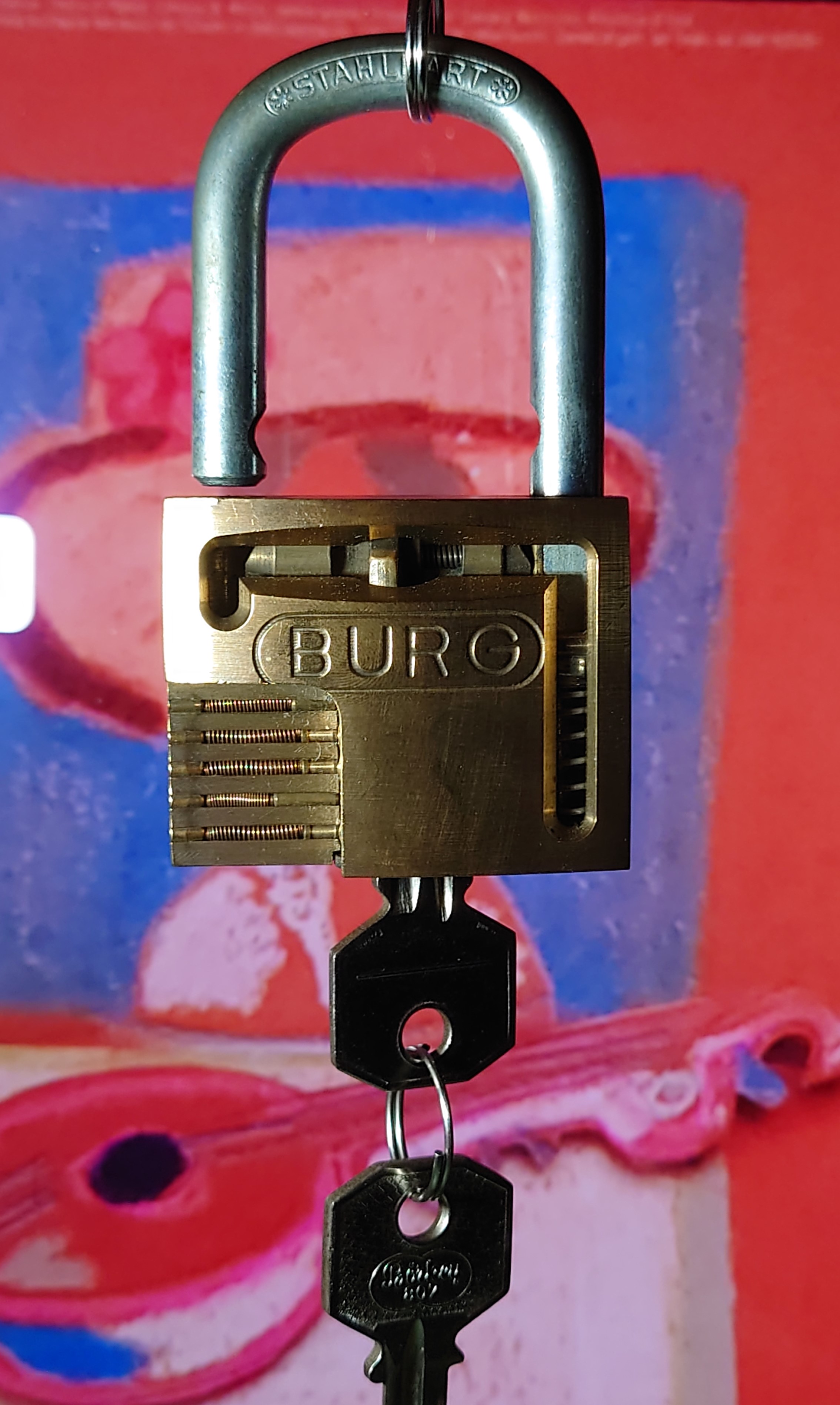 SEO Jahrgang 1961 ♥ 𝔄𝔯𝔱𝔥𝔲𝔯 𝔅ü𝔥𝔩, 𝔄𝔯𝔱𝔥𝔲𝔯𝔪𝔢𝔦𝔰𝔱𝔢𝔯® Arthur Bühl, Jahrgang 1961, Detektiv aus Germany, Im Dienste der Wahrheitsfindung unterwegs, betreibt in seiner Freizeit Lockpicking aus Leidenschaft. Der mehrfache Deutsche Meister wird in der WIRED als " Master of the Universe " betitelt. In der BILD et ist der Artikel " Herr der Schlösser " abgedruckt. Im Hasenstübchen - Fuhlsbüttel, am Hasenberge, Santa Fu, wird gefeiert. Arthurmeister® stellt seinen Leporello " Der Aufmacher " vor. Der Stammtisch grölt " OFFEN ". Scholischek, Rudi, Heike I, Noagerlzutzler, Arthur und Joe Asberry, der alte NBA ler, prosten sich zu. Arthurmeister`s Jukebox auf YouTube spielt Pointer Sisters - Slow Hand ! ♥ Beim Tanzen ruft die Cartomanze " Ey du Sympthieträger ♥, komm mal her " ! Verschlagwortet mit: Arthur Bühl, Arthurmeister® Arthur ♥ Schwäbischer Hengst, Buhl, Zwetschgen Heini, Artur, Buehl er, Zwetschge, Made in Germany, Born 1961, Sympathieträger, Google Earth, Mittelpunkt der Welt, Pflaumen, Arkadasch, Datschi, ♥ Martinameisterin, Cartomanze, Scholischek, " HIGH NOON ! ", ♥ ♥ Vokuhila ♥ Parole Emil ! Verschlagwortet mit: Bühl er Zwetschge, International Lockpicking, Google Earth, Earth Song, Schwäbischer Hengst !