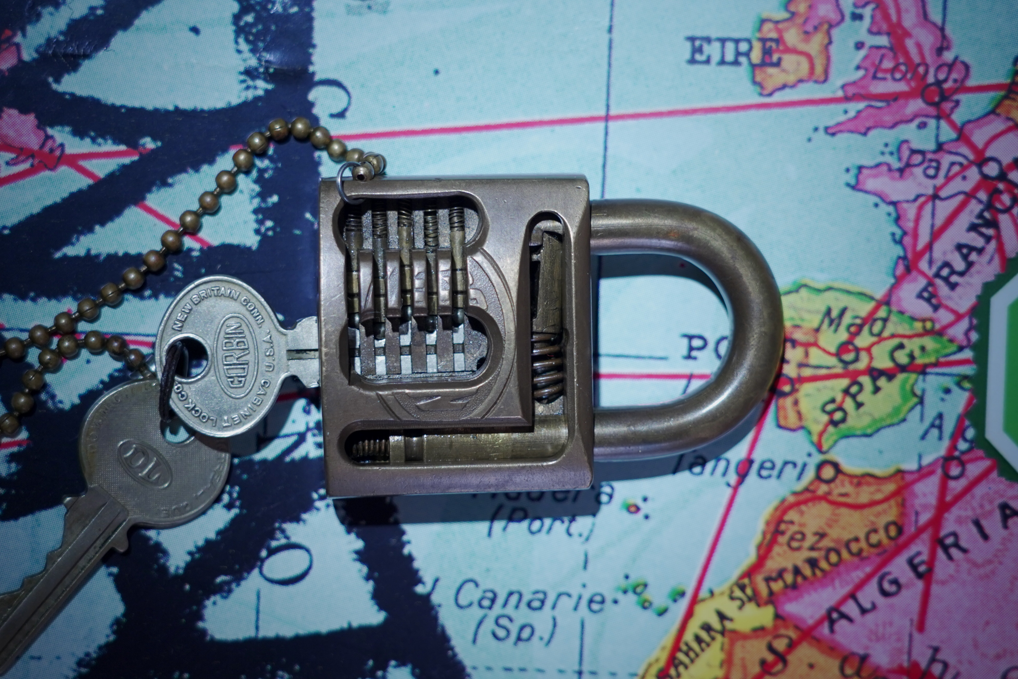 10.30 Uhr, High Noon im Hasenstübchen. Herr Arthur A. Bühl betritt das Hasenstübchen. Alle sind da. Martina, Heike II, Bouncing Joe Asberry und Schwerti sitzen am Stammtisch. Moin Arthurmeister, du alter einarmiger ®. Am Tresen sitzen Brilli - Ralf, Behördenmanni, Roswitha von Freitag, noch, Schneiderheinze und Schlosserklaus mit Heike I, Formel 1 Rudi, Boogie, Sir Waschi und der Gelenkbusfuzzy. Ganz hinten im Eck sitzen noch der HSV Ute, BMW Dedl und der Malermeister " Och ". Am Nebentisch stehen der Nachläufer, der Noagerlzuzzler, der Scholischek, der Stasi Meier mit seinem Freund Strigoy. Aus dem Hinterzimmer sind der Zigeunerschorsch, Giovanni, Lupo der alte Schmierlappen, Pino Frank, Maxam, auch ein deutscher Meister im Lockpicking, Ingo der Wirt von der Oberalster und Sammy der Wirt aus dem Dithmarscher, Schlüsselmichi und der Tschi, lautstark zu hören. In Arthurmeister`s Jukebox spielt " Slow Hand " von den Pointer Sisters. Hannenberger fragt: wie immer ! Arkadasch kommt vom Pissoir und schreit: Arthurmeister, du alter Sympathieträger und Aufmacher, mein alter Freund: wo hast Du denn den einarmigen ® her ? Sag es mir schnell ! Der Automatenpeter gibt eine Lokalrunde nach der anderen ! Er hat am einarmigen Banditen ® gewonnen und jetzt eine Glückssträhne ! Ich will auch solch ein Glück haben. Der ist vom Automaten nicht weg zu kriegen. Aber er solange einen ausgibt ! Den hatte ich noch vom Kujau stehen. Den zweiten einarmigen Banditen ® habe ich zu Mr. Smitz nach Beverly Hill`s, Hollywood, U.S.A. via Luftfracht in deren Bunny Hall liefern lassen. Das hat der Droschkendieter mit seinem Taxi bewerkstelligt. Prost, Stößchen, Salute ! Automatenpeter schreit lallend: Helbing für alle ! Das Hasenstübchen bebt. Sektchen, Stößchen, Prosit und Trallala ! Arthurmeister`s Jukebox spielt Dance Monkey. Der Hannenberger hat sich Heike I in Sachen Logistik Getränke nachlegen, hinter den Tresen geholt. Automatenpeter sitzt immer noch vor dem einarmigen Banditen ® und schreit: Glückssträhne ! Helbing für alle. Hannenberger läßt die Sektkorken knallen. Käppchen ! Die Jukebox spielt sheila B. Devotion, Spacer. Giovanni will aber Gianna Nannini hören. Mittlerweile sind Silkie, Marion und Ingrid hereinspatziert. Damengedeck und Ponyrunde ! Automatenpeter schreit: Helbing für alle ! Plötzlich tut es einen Schlag: Automatenpeter ist mitsamt seiner Helbingflasche vom Hocker auf den Hinterkopf geflogen. Hannenberger, der Objektleiter versucht zu helfen. Sofort geht ein Gerangel los: Der Strigoy, der Noagerlzuzzler und der Nachläufer schubsen sich gegenseitig weg. Automatenpeter stöhnt " Helbing ", versucht auf zu stehen. Alle drei wollen an den einarmigen ®. Da kommt Pelle Pelz von hinten und schreit: Bielefeld, Bier bestellt, Bielefeld, Bier bestellt, schnappt sich den Hocker und schafft es mit einer schlanken Drehung an den Banditen ®. Bielefeld, Bier bestellt. Ich will auch mal gewinnen. Arthurmeister`s Jukebox spielt lautstark sexy von French Affair. Be my lover, be my inspiration. You are so sexy, sex sex sexy, physical und logical temtation. No, no, no higher, higher, Bayby higher. Der Hannenberger und Heike I kommen mit dem nachschenken kaum nach. Jetzt hilft Niekole beim Abwasch. Angela hilft auch. Sammy vom Dithmarscher leert die Aschenbecher. Ingo kotzt in den Schirmständer. Das Hasenstübchen bebt. Schwerti der alte Versicherungsmathematiker aus der City Nord schreit: HMI, wir bezahlen nie ! ERGO heißen wir heute und bescheißen weiter die Leute. Sein Hocker wackelt bedenklich. Formel 1 Rudi krallt sich am Tresen fest. Der einarmige ® blinkt und Pelle gewinnt. HMI, wir bezahlen nie ! ERGO heißen wir heute und bekotzen die Leute ! Pelle schreit: Bielefeld, Bier bestellt. Der Rotamint, der blinkt. Rudi lallt: Scott Speed ! Die Ponyrunde macht Stößchen und Käppchen ! Arkadasch drückt sich an den Stammtisch und fängt ungefragt zu labern an: Arthurmeister, mein Schwippschwager hat eine Schwester und deren Freunds Cousin 2 ten Grades hat mir diesen Profilzylinder von Kale Kilit aus Istanbul mitgebracht. Kannst Du den zerstörungsfrei öffnen ? Der hat nämlich einen Wendeschlüssel wie Keso oder Kaba ! Arthurmeister spricht: Wie immer ! wenn der Schließzylinder von mir geöffnet wird, bleibt er hier am Stammtischaschenbecher ! Arkadasch murmelt. Arthurmeister entnimmt seinem Pick Set seinen deutschen Meister Taster und einen Spanner. Ruck Zuck ist das wehrlose Schloss geöffnet und liegt jetzt zerstörungsfrei auf dem Stammtisch. Arfthurmeister jells: OPEN ! Giovanni meint: aperto. Tschi schreit Ouzo. Bielefeld schreit: Helbing. Pelles Hocker beginnt bedenklich zu wackeln. Schwerti fängt wieder an zu pöbeln: HMI, wir bezahlen nie ! ERGO heißen wir heute und machen weiter fette Beute. Helbing für alle. Stößchen und Prosit. Joe, hier herscht auch heute Bouncing Verbot. Wir sind hier nicht in der NBA. Airball wirfst du zu Hause ! Giovanni hat sich durchgesetzt. Gianna Nannini dröhnt aus der Jukebox und zeigt ihre Titten. Tja, im Hasenstübchen achtet der Hannenberger auf 3 D. Justamente ruft Mr. Smitz aus dem Bunny Hall, Beverly Hills, Hollywood im Hasenstübchen am Hasenberge, an. Hannenberger ruft: Arthurmeister ! Mr. Smitz für dich am Telefon. High Noon Mr. Smitz, are you on party ? Yes, Yes, Arthurmeister. The einarmiger Bandit ®, the Slotmachine is arrived in our Rabbit House. All the Peoble will play the one armed ! What a fun. They are winning sempre. Fun, Fun ! What`s about with the Helbing Brother`s ? Oh, Mr. Smitz, there are a little drunk. What`s about the BILD et Uschi ? Uschi is on Reporter Tour on the Reeperbahn, the Kiez, you know ! I think Droschkendieter bring`s her later in the Hasenstübchen. He has tell, he will play the einarmiger ®. Uschi will have a Glücksträhne. What is Glücksträhne ? If you are winning sempre. The Jukebox is playing: Fading. Yes Mr. Smitz, i have the einarmiger Bandit ® patented by the Gouverment DPMA registerd ! Yes, Yes, for Arthur Bühl, President Pornomeister S.A.R.L. Im Hintergrund ist ein umkippender Barhocker und ein schreiender Pelle zu hören. Helbing, Freibier, Freibier ! Das Gerangel wer am einarmigen ® spielen darf geht von vorne los. Jetzt läßt Schneiderheinze die Glocken läuten. Käppchen, Stößchen, Prösterchen ! Im Hasenstübchen wird getanzt: Dance Monkey ertönt erneut. Pronto ! So Mr. Smitz: Good luck with the einarmiger ® and have a great winning time. And take greating to Harvey and to your President. No Mr. Smitz, I haven`t time, hier is party. Ende des Telefonats ! Das Hasenstübchen feiert. In der Jukebox erklingt: Haindling, Du Depp ! Fortsetzung folgt. Fandom Wiki Arthur A. Bühl, Detektiv aus Hamburg, Profilbild, Lockpicking, Danke Dr. Ulrich Morgenrot, Velbert, Schlüsselregion, Schlüsselfest in Velbert, Forum Niederberg, Schlossmuseum, Schlüsselfest, Schlossherz, Hans Schell Collection, Martina Pall, Graz, Austria, Park Hotel, Brauhaus, BKS, Heiligenhaus, Wilka Schließtechnik, Silca, IHK, KFV, Errebi, Beschlag, Hersteller, ABUS, Arthur Bühl, Arthurmeister ®, Schlosssammler, Bühl Wappen, Bühl Flagge, Bühl Urkunde Patent, BKS, Arthur Meister, Porno Meister, Wernèry, Profilzylinder, Juke Box Arthurmeister You Tube, Buehl Logo, Cutaway Cilinder, Pfaffenhain, Demonstration Lockpicking, Schliesszylinder, Holland, Toool, Rohlinge zur Impression, zerstörungsfrei ohne Schlüssel, Schlüsseldienst, Soultrain, Philysound, TSOP, Es fährt ein Zug nach nirgendwo ! Arthur Bühl.de, Sicherheit, Performance Künstler. TILT, Flipper, einarmiger Bandit, Bally Wulff, Rotamint, Mad Monkey - Slot Machine, Spielautomat Merkur, Casino, Monte Carlo, Jackpot, Merkur Sonne, Jubilee, ROL-A-TOP, Old slot machine, Love Meter, Jet play, Looping the Loop Fürst, Münzschleuder, Astoria, Orakel Automat, Multi, Super Multi, Booster, Toool Lockpicking, Australia, E - Bay, Mein E - Bay, Uliton, Profilzylinder, ABUS, Bremicker und Söhne, Vorhängeschloss, Vorhängeschlösser, Vorhangschloss, Einbausicherung Korf, Raucher, Jesusmaster, Hasenstübchen, bunter Nachmittag, SEO Geister, Web Tüv, Jägermeister, Bild et Uschi, Doublebrain, Präsident, KI Tüv, Stasi, DDR, Himmelsschlüssel, Urkunde, Katalog Stasi, Signatur Bühl, Token, Amerikaner, fälschungssicher, Sicherheitstechnik, DOM, Muster, Kneipe, Eckkneipe, Gastwirtschaft, Wirtschaft, Portacenere, Musterspuren, Tresor, Jord Knaap, Tresoröffnung zerstörungsfrei, KJS, Schlossherz, Lockpickerherz, Pornomeister, Lockpicking Herz, Notöffnung beim Bunten Nachmittag, Arthur Bühl und die Jukebox im Hasenstübchen, einarmiger Bandit, Merkur, Sonne, Nachtjäger, 08 15, Der Goldene Schuss, Ali Baba und die Wunderschlösser, Wunderino, Padlock Collector, Rotalok, Protector junior, Bühl, Art, Kunst, Künstler, Kataloge, BÜHL, Kunstwerke Deutschland, Kunstprojekt Artothek, Arte, Meisterarte, Artworks, Conny Veit, Zwetschgenstadt Bühl, Tipico Games, Casino, online, Spielothek, Slotmagie, Susi Live, Gutscheincode, Erwin, Freispiele, Novolino, FSK ab 18, Gewinnerlos, 0800 ruf nicht an, Spielautomatenwelt, Rock Ola, Wurlitzer, Seeburg, Bluray, Stingray.