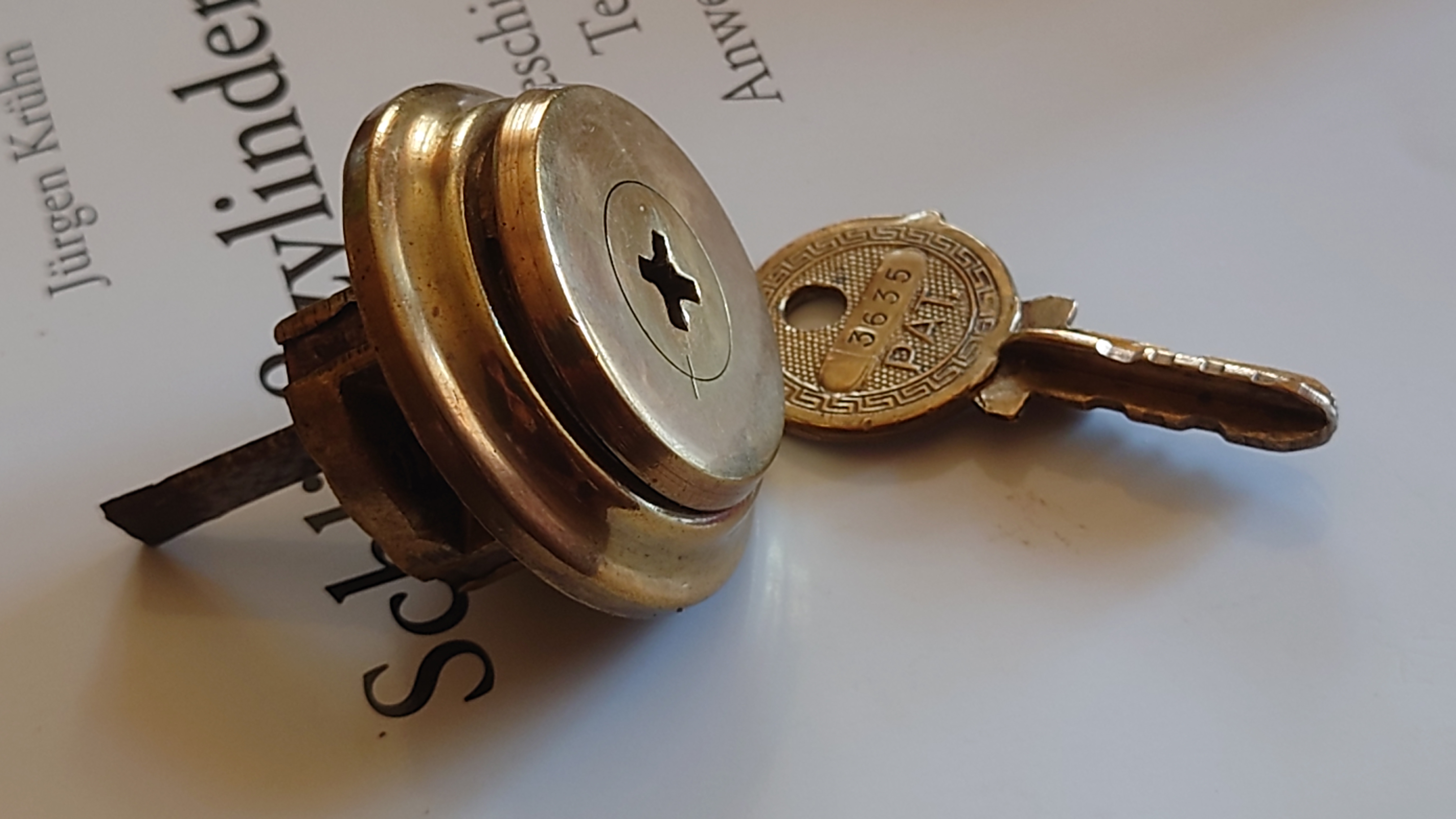 Arthur Bühl, Detektiv aus der Hansestadt Hamburg, Mitglied in den Berufsverbänden BDD, BUDEG, WAD, IKD, stellt beim Vortrag den Lord von Barmbek vor ! Julius Adolf Petersen (* 7. Oktober 1882 in Hamburg als Julius Adolph Petersen[1]; † 21. November 1933 ebenda[2]) war ein Berufsverbrecher und Kneipenwirt in Hamburg-Barmbek, genannt „Lord von Barmbeck“ (Barmbek wurde damals noch mit „ck“ geschrieben). Leben Im Keller dieses Hauses betrieb Petersen seine Kneipe Petersen stammte aus Hamm-Süd. Er wuchs in ärmlichen Verhältnissen auf und zog 1896 mit seinen Eltern in die Heitmannstraße im südlichen Barmbek. Ab 1904 betrieb er eine Kneipe an der Ecke Beim Alten Schützenhof und Bartholomäusstraße, in der Kohlearbeiter und Einbrecher verkehrten. Er wurde der Kopf einer Verbrecherbande, die bis zu 200 Mitglieder gehabt haben soll und die erst „Barmbecker Einbrechergesellschaft“, später „Petersen-Konzern“ genannt wurde. Einige seiner Mitganoven wurden „Lockenfietsche“, „Rabenmax“ oder „Schlachterkarl“ genannt. Seine Kneipe nannte Adolf gerne „Kaschemme“ und sein Werkzeug zum Aufbrechen der Geldschränke „Knabbergeschirr“. Sich selbst nannte er in seinen Lebenserinnerungen (1927 im Gefängnis Fuhlsbüttel geschrieben) einen „bockbeinigen Mephistojünger, dem Fluch der bösen Tat erlegen“. Die Hamburger Polizei legte im Laufe der Zeit 20 Meter Akten über ihn an, 200 Delikte wurden im Laufe der Jahre gegen ihn verhandelt, 400 Personen mussten dabei aussagen, 3000 Haftbefehle wurden nach seinen umfänglichen Geständnissen ausgestellt. Den Beinamen „Lord von Barmbeck“ erhielt er wegen seiner stets korrekten Kleidung und seiner Ganovenehre, nach der geschnappte Bandenmitglieder mit guten Verteidigern und ihre Familien mit Unterstützung versorgt wurden. Aus seiner Ehe mit Helmi Petersen (gleichnamig, aber nicht verwandt) ging sein Sohn Hatzel hervor. Nach seiner Scheidung lebte er mit Frieda Goedje zusammen. 1920 wurde er durch den Überfall auf das Postamt in der Susannenstraße, bei dem er und ein Komplize 221.000 Mark erbeuteten, stadtbekannt. Nach Verbüßung mehrerer mehrjähriger Haftstrafen wegen Einbruch, Diebstahl und Raub erhängte er sich 1933 im Untersuchungsgefängnis. Petersens Lebensgeschichte wurde 1973 von Ottokar Runze unter dem Titel Der Lord von Barmbeck verfilmt. Martin Lüttge spielte die Hauptrolle. Im Jahre 2005 wurde im Hamburger St. Pauli Theater das biographische Stück Der Lord von Barmbeck von Frank Göhre, Ulrich Tukur und Ulrich Waller aufgeführt. In den Jahren 2011 bis 2013 gab es Planungen, das Haus der ehemaligen Kneipe abzureißen. Nach Protesten aus der Anwohnerschaft wurde das Haus unter Denkmalschutz gestellt und ab dem Herbst 2013 aufwendig saniert. Die dabei entstehenden Eigentumswohnungen wurden unter „Lord-von-Barmbeck“ hochpreisig angeboten. Ein Café an der Kreuzung Beim Alten Schützenhof und Bartholomäusstraße ist in Anlehnung an Petersens Spitznamen benannt. Literatur • Petersen, Julius Adolf. In: Franklin Kopitzsch, Dirk Brietzke (Hrsg.): Hamburgische Biografie. Band 2. Christians, Hamburg 2003, ISBN 3-7672-1366-4, S. 319–320. • Julius Adolf Petersen und Helmut Ebeling (Hrsg.): Der Lord von Barmbeck : Das Leben des berüchtigten Ein- und Ausbrechers Julius Adolf Petersen, von ihm selbst erzählt, Rowohlt Verlag, Reinbek bei Hamburg 1973. Weblinks • Literatur von und über Julius Adolf Petersen im Katalog der Deutschen Nationalbibliothek • Marko Rösseler: Im Dezember 1927 - Der Einbrecher Adolf Petersen schreibt im Gefängnis seine Memoiren WDR ZeitZeichen vom 22. Dezember 2022. (Podcast) Die SEO GEISTER rufen: Im Hasenstübchen, Fuhlsbüttel, sind alle Gäste am feiern und bei Helbing fröhlich. Arthur Bühl, der Sympathieträger spricht: Parole Emil !