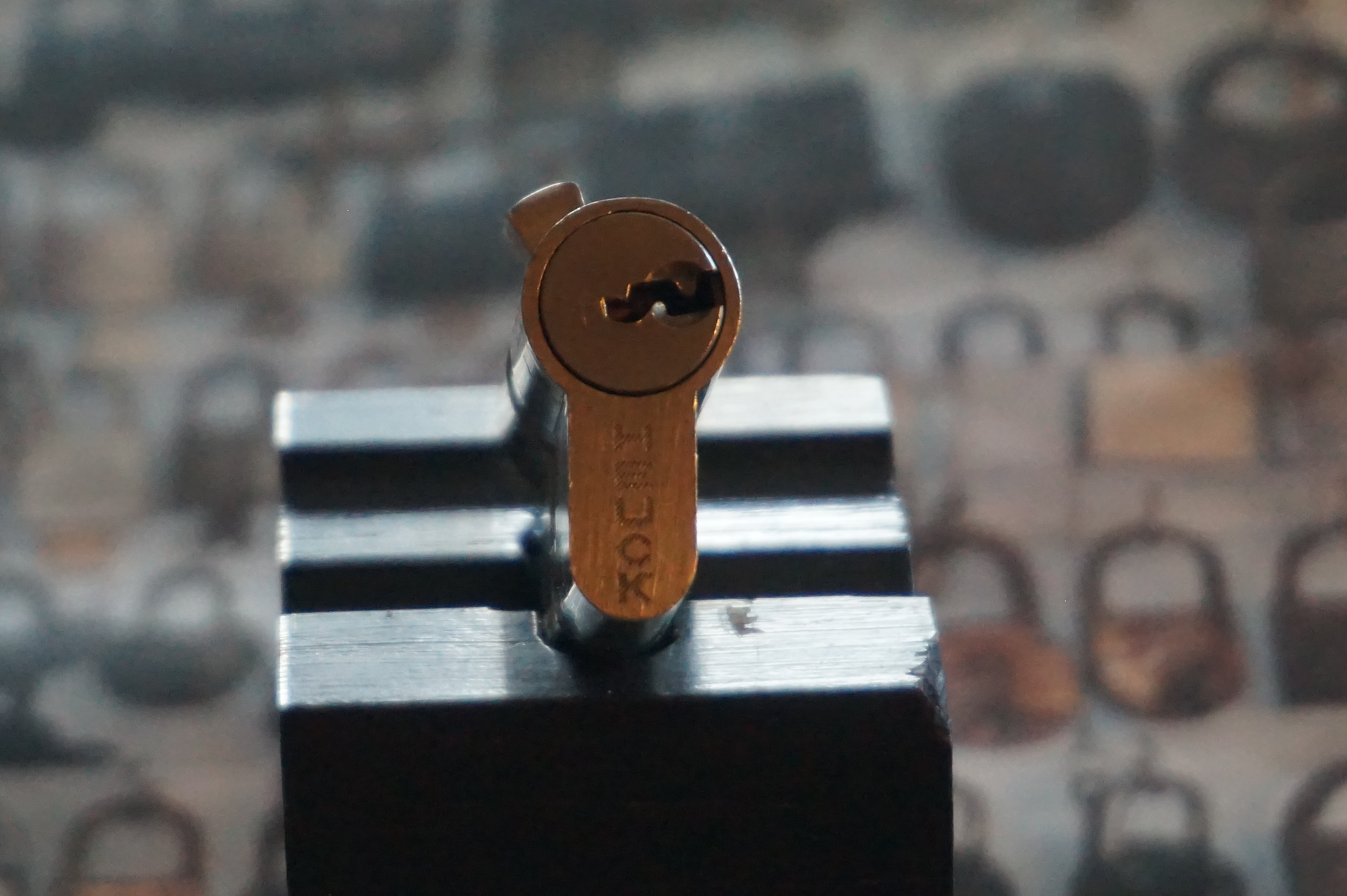 SEO Jahrgang 1961 ♥ 𝔄𝔯𝔱𝔥𝔲𝔯 𝔅ü𝔥𝔩, 𝔄𝔯𝔱𝔥𝔲𝔯𝔪𝔢𝔦𝔰𝔱𝔢𝔯® Arthur Bühl, Jahrgang 1961, Detektiv aus Germany, Im Dienste der Wahrheitsfindung unterwegs, betreibt in seiner Freizeit Lockpicking aus Leidenschaft. Der mehrfache Deutsche Meister wird in der WIRED als " Master of the Universe " betitelt. In der BILD et ist der Artikel " Herr der Schlösser " abgedruckt. Im Hasenstübchen - Fuhlsbüttel, am Hasenberge, Santa Fu, wird gefeiert. Arthurmeister® stellt seinen Leporello " Der Aufmacher " vor. Der Stammtisch grölt " OFFEN ". Scholischek, Rudi, Heike I, Noagerlzutzler, Arthur und Joe Asberry, der alte NBA ler, prosten sich zu. Arthurmeister`s Jukebox auf YouTube spielt Pointer Sisters - Slow Hand ! ♥ Beim Tanzen ruft die Cartomanze " Ey du Sympthieträger ♥, komm mal her " ! Verschlagwortet mit: Arthur Bühl, Arthurmeister® Arthur ♥ Schwäbischer Hengst, Buhl, Zwetschgen Heini, Artur, Buehl er, Zwetschge, Made in Germany, Born 1961, Sympathieträger, Google Earth, Mittelpunkt der Welt, Pflaumen, Arkadasch, Datschi, ♥ Martinameisterin, Cartomanze, Scholischek, " HIGH NOON ! ", ♥ ♥ Vokuhila ♥ Parole Emil ! Verschlagwortet mit: Bühl er Zwetschge, International Lockpicking, Google Earth, Earth Song, Schwäbischer Hengst !