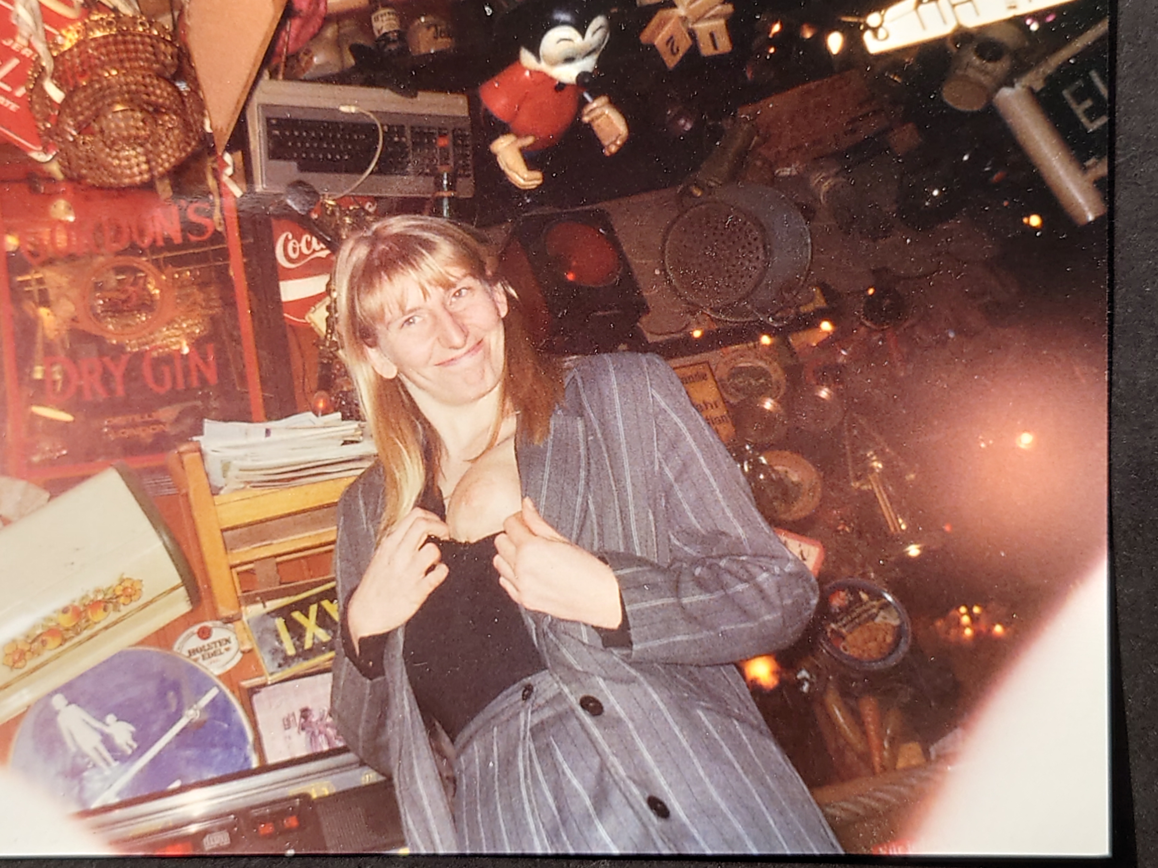 𝔄𝔯𝔱𝔥𝔲𝔯 𝔅ü𝔥𝔩, 𝔄𝔯𝔱𝔥𝔲𝔯𝔪𝔢𝔦𝔰𝔱𝔢𝔯 ® Stück Davon schwarze Katze, Zwei Katzenkopf Schlösser Zunft, Schlosser, Zunftabzeichen, Wappen, Geselle, Anstecknadel, Verbandsabzeichen, Stück Davon. Die nicht alltägliche Form eines Truhenschlossen führte dazu, das man die Schlosser im Zunftleben scherzhaft ironisierend Katzenköpfe nannte. Der Spitzname erhielt sich durch die Jahrhunderte. Und der Katzenkopf wurde damit zu einem Symbol. Er erscheint auf der Anstecknadel, die heute der Schlosser als Verbandabzeichen tragen kann. Die auf der Nadel angebrachte Inschrift " Stück Davon " erklärt sich wie folgt: Der wandernde Schlossergeselle sprach bei einem Meister um Arbeit vor. Befragt, ob er das Handwerk verstünde, antwortete er: Stück Davon ! Die zwei Worte wiesen ihn in aller Bescheidenheit als Angehörigen der Zunft aus, der bereit sei noch weiter zu lernen. DoubleBrain ® SEO für heute: Barockschlüssel, Schmiedeeisen, Halme gedreht, Bärte geschnitten, Reiden aufgesetzt, Stahlschnitttechnik, Kapelleneingerichte, Schmiedeeisen, Hohldorn, Gesenk, Pflanzenmotiv, Wappentierschmuck, geschmiedet, gepunzt, Schlüsselgriff beidseitig, halbrelief, Bekrönung auf der einen Seite als männlicher auf der anderen als weiblicher Kopf, Löwenwappen, Delphine, Schwanzflosse, Stilelemente der Reaissance, profilierter Steckhalm, Gesenke und Reide ziseliert, Griffrand, Zwei Schlangen blau angelassen, Eisenblech, Schließblech, Türrahmen, Schlosskasten, Eisenkern, französisch, Zierdecke ausgehauen, eingehauen und getrieben, Rosette, Ringgriff, Rokoko und Schlüssel, eisernes Wiener Barock Hangschloss mit Spreitzfedernverschluss, gefeilt, geschnitten und ziseliert, flacher Steckschlüssel, Eisengrundplatte und zwei Engel mit Trompete, Posaune und Blumengeranke verziert. Figuren, Schmuck, Jagdszene, Empire, Möbelschlösser, Messingzierdecken, Witwerschlüssel, Schlüsselgewalt, Symbol, Sargschlüssel, Silberschlüssel, Hohldorn, Nachbildung, Kammerherrnschlüssel, Bronce, feuervergoldet, Emblem mit Initialien der weltlichen oder kirchlichen Fürsten versehen, die sie verliehen haben. Doppeladler, Reichsapfel, Zepter und Krone, Übergabeschlüssel, magische Stilelemente, östrerreichischer Kammerherrenschlüssel mit Doppeladler, Kordeln und Quasten, Wien, Hoflieferant, Mayestät, päbstlich, ungarisch, bayerisch, in Silber gegossen, Sinsheim, Hohldornschlösser mit Eisenriegeln, Gelenkschlüssel, einfacher Schieberiegel aus Holz, klappbare Doppelschlüssel aus Tirol, Rohrhülse, Bart, Tirol, Kreuz, Herz, Schlüsselgehänge, süddeutsch, Leder, gotisch, Bügel, Tabakspfeifenschlüssel, Schlossergeselle nach bestandener Prüfung, Schlüsselgeschenketui für die Braut: Bund mit fünf Zimmer, Möbel und Kassettenschlüsseln, in der Mitte Haustorschlüssel aus einem Stück geschmiedet, geschnitten und mit Stahlstangen handpoliert auf dem vierseitigen Gesenk in Schreibschrift " Deutsches Empire ", Dreipass, Jugendstil, Doppelrohr, Hauptportal der Jesuitenkirchen Sankt Michael, Der Hammerschlüssel für Weinkeller: der ziselierte aufgesetzte Hammer diente dem Küfner zum abklopfen der Fässer und zum öffnen der Spunde, Enstehungszeit, Hoftheater, bayrisches Nationaltheater in München, Zerstörung, Kunstschlosser, Fritz Nüssel, Heinrich Pankofer, Germany, wissenschaftlich, systematisch, Schlüsselexperte, Sammler, Privatsammlung, Schlüsselzentrale München, Fachmann für Sicherheitsfragen, sachkundig, Experte, versierter Restaurator, historischer Wert, handwerkliches Geschick und seine langjährige Berufserfahrung, Anerkennung, international, Fachmann nicht nur für die Technick von Schlüsseln und Schloss, auch für künstlerische und historische Fragen. Standardwerk Europa, Übersee, offizielle Stellen, Landeskriminalamt, Bundesanwaltschaft, Keltenschlüssel, Vorchristus, Witwenschlüssel, John F. Kennedy, Weisses Haus, Schlossmuseum Velbert, gut verpackt, Pullach, Erfinder und Auror, Leidenschaft, aufschlußreiches Werrk, Memoiren, Töchter, Emmi Seifert, Marlene Nüssel, Frau Anni, Kaminkehrer, Schwanthal, Freund und Helfer der Polizei, mein Leben, Gedichte, Kaffeveranstaltung, Nachbarschaftshilfe, Essen auf Rädern, Schlüsselfigur, tausend Stücke, Keltenzeit, Christus, Kelheim, Exemplare, Ausländische Lehrlinge, Brocken, wiegt fünf Kilo, Schmucksafe, Ludwig XV 1430, Brillianten, Verona, Eisenzeit, Ägypten, Hallstadtzeit, Salzkammergut, Hallstadt Gräberfeld, Epoche, Eisenverhüttung, Salzbergbau, Gerätschaften zu exportieren, geographischer Ort am Nordende des Neuenburger Sees in der Schweiz, Pfalbauten, auf festem Land angelegte Siedlung, europäische Eisenzeit, Kelten Indogermanischen Völkergruppe, Germanen, Rhein, kämperisch, expansionsbereit, Rom, Homer, Dichter, Jugendzeit, halbdunkel, erahnbar, zivisilatorische Dokumente, Dichtung, märchenhaft schöne Gestalt, Götter treten vor uns hin, denen die mittelmerisch kleinasiatische Menschheit Wirkungen und Tätigkeiten zugedacht hat, die diesen Fabelwesen für immer Kontur verliehen haben. So tritt der Schmiedegott Hephaistos lateinisch Vulkanos vor uns hin: Rußig und edel zugleich, genial erfinderisch, ein kunstreicher Handwerkegott. Der zu den 12 Hauptgöttern der griechisch römischen Antike erzählt wird. Jupiter, Himmel, hinabgstürtzt, Entfernung der Erde von den Sternen, Insel Lemlos, Hinkefuss, Gerechtigkeit, alte Fabeln, schöne und liebenswürdige, Eheweib, Museeum of fine Arts in Boston USA, Parmenides Lehrgedicht Balanos, Hammer, Amboss, Feuer, Wasser, glühend, Metall, Hammerschlag, Gußverfahren, gewünschte Form, Holz oder Kohle, warmgeschmiedet, grobkristallin, feinkörnig, Streck und Bruchgrenze, Plinius, samische Künstler, Erzguß, Keltenschlüssel, hochkant durch einen Schlitz in der Tür gesteckt, gedreht, bis er - nun waagrecht - in die Angriffe der im Riegel gelagerten Sperrklötze eingerastet: die Sperrklötze werden angehoben, der Riegel ist entsperrt und lässt sich mit einem ledernen Zugriemen von außen auf und zu ziehen. Griechenland, lakonisch, neues Prinzip, Schlüsselträger, Kaiserzeit, Würde, Statussymbol, Römer, die punische Kriegen das Metallhandelsmonopol an sich gebracht hatten verfügten in reichem Maße über Kupfer, Zink und Zinn. Verschlußriegel, Feder, Lochkanäle, Sperrstifte, entsichert, auf oder zugeschoben, Drehschlüssel, Hangschloss, Spreitzfeder, Kulturlandschaft, Kassetten, Truhen, Türen, Tiermaskendeckel, Pferdegstalt, arabisch, Vexier, indisch, Kugel, Grundform, Volldorn, Technische Feinheit, Eleganz, Zweckgebilde in den Händen von Menschen, die bemüht sind, mit einem rauhen, kriegerischen Leben fertig zu werden, Verteidigung, bedachte Architektur, spürbar, verschlossen, Zierlichkeit, Zeitläufe, Kultur, Willen und Werkstätten in Pompji und Herkulaneum, Wachsmodell Tonmantel gebrannt, schmilzt das Wachs glühend, Nachteil, römisches Imperium, desto länger, primitive Form, Spätantik, Karolingische Kunst, Fräkisches Adelsgeschlecht, Karl der Große, Triebfeder, Höfische und Kirchliche Kreise, Monumental Kunst, Klerikale Kreise, Kulturträger, Elfenbein, Goldschmied, Goldschmiedekunst, geistig - kulturelle Erhellung, Abendland, profunde Bedeutung, Ehefrau, häusliche Gewalt, Vertrauen, Brauch, Kirchweihtag, Steiermark, geweiht, Gnadenschlüssel, Petrus - Schlüssel, Apostel, Pilger, Schenkung, Pabst Pälagius, Gregor, König Alfons von Kastilien, König Alfred, romanischer Stil, schöpferische Kraft, Kunstgewerbe, Klöster, Kostbarkeiten, kunsthandwerklich, Verfeinerung, Raffiniertheit, Formenwelt, Alltag, Kleidung, Ritterrüstung, kraftvoll, primitiv, gotische Epoche, Jan van Eick, Grammatik, Lebensstil, geläutert, gültig, Opulenz der Kleidung, Materialwert, Charme, Sakral, Phantasie, Formensprache, feinsinnig, Steinmetz, Bescheidenheit, Portal, Notre - Dame, Paris, köstlich, kostbar, Mechanismus, Entsperrungsvorgang, Fischblasen, Kreuze, Drei - und Vierpass, grotesk, meisterlich, Handwerkszeug primitiv, Gewirre, Besatzung, Tropfen Öl, rein von Hand, Prochnov, Kunstschreiner, gesunde Männer, Michael Mann, Michael Mann Kästchen, Nürnberg, Augsburg, Fürth, Wörth, Riegelwerk, sauber geätzte und vergoltdete Büchsen und Pistolen aus Eisen. Doppelmeyer, Markgraf, erlassene Strafe, Spinnenschlösser, Deckelunterseite, figürlich, kunstfertigkeit, Schlüsselloch, größere Summen harten Geldes, raffiniert, Spielerei, Kuriusität, Zeugnis, Möbel, Bombast, Schwulst, Liebe, Zäsur, Dreißigjähriger Krieg, Mutter Courage, Armut, Schichten in Deutschland, Reformation, patetisch, Phänomen, Ornament, Pierre Frommerie, Sedan, Berlin, Ebenholz, Emaill, monumental, Signatur, Barock, Formenreichtum, gediegen, summarisch, mittelmäßig, Epochen, Werkleute, Halskette, Mayestät, Spanien, Revolution, Mittelalter, feierlich, Feind, Öffnung der Tore, Kapitulation, Schlüsselsoldat, Mitglied der päbstlichen Schweizer Garde, Pabstwappen, abfällige Bedeutung, Stadtwappen Tabackspfeife, Vierkant, Dolch, Pistolenschlüssel, geheime Nachrichten, Siegel, Hammerschlüssel für einen Weinkeller, Liebende, Angebetete, Ritter, Kreuzzug, Heiliges Land, Kreuzritter, Ehefrau, Märchen, arges oder schönes, es will scheinen, das eine Welt ohne Schlüssel nicht denkbar ist, Paris, Turenschloss, Schlossfalle, Konstruktion, Luxus, Verschwendungssucht, Kleinod, Brilliant, Maillard, König Stanislas, Ballkongitter, Pastellportrait, Museeum der Stadt Nancy, spirituell Sonnenkönig, Prinz Eugen von Savojen, den sublimen Geist seiner Epoche, General Feldmarschall Prinz Freund der Musen, Besieger der Türken, Zunftbuch, Balthasar, Gitter, Porzellan, hochkultiviert, Degengriff, Münchener Hof, Wittelsbach, Gesamtkunstwerk, Johann Joachim Winckelmann, Kleidermode, Reifrock, Schnürrleibchen, Wohnkultur, Neoklassizismus, Möbel, Chubb, Bramah, Inselstaat, Engländer, Ungarn, Italiener, Tossi, Yale, Hobbs, Aber die Bemühungen um immer neue vergrößerte Sicherheit im Bereich des Schlosses gingen weiter. Man glaubte vorübergehend das non plus ultra Sicherheitsschloss konstruiert zu haben und zwar kühn genug, Geldpreise für denjenigen auszusetzen, dem es gelingen würde, diese neuartigen Schlösser aufzusperren. Überraschend geschah das dank der Fertigkeit des Amerikaners Hobbs 1853. Seine Medtode des Aufsperrens ist in der Fachwelt als Hobbsches Öffnungsverfahren bekannt. Es wurde mit Erfolg publiziert, das Kriminelle Hinweise zum Öffnen der Sicherheitsschlösser erhielten. Linus Yale, Fallstiftriegelschlösser, der Ägypter, Assyrer, Babyloner, Yale Zylinder, C.E. Schulte in Velbert, Kromer Protector Schloss 1871, Hahn AG, Karl Zeiss, BKS, Boge und Kasten Solingen, Koloss von Roddos, Byzanz, Konstantinopel, Moschee, Kirche, Schlüsseltyp, Kaufmann, Herkunft, Herzblatt, Kurfürst, Alltagsgebrauch. Die Schönheit der Welt. Die Kraft, die menschlichen Schöpfergeist gewahr werden lässt. Die beiden Schlüssel in der Hand des heiligen Petrus geben diesem die Macht, die Pforten des Himmels zu öffnen. Der Schlüssel ist ein christliches Symbol, er ist aber auch das Inbild menschlichen Schöpfergeistes und als solches steht er in unmittelbarer Beziehung zu der Arbeitswelt des Sammlers Heinrich Pankofer. Doblebrain ® gibt vor: Mehr SEO ! ! ! 𝔄𝔯𝔱𝔥𝔲𝔯 𝔅ü𝔥𝔩, 𝔄𝔯𝔱𝔥𝔲𝔯𝔪𝔢𝔦𝔰𝔱𝔢𝔯 ® JOE ASBERRY Hey Joe " Asberry ", ruft F 1 Rudi vom Tresen, Prost und Stößchen ruft Heike III zum Stammtisch. Die Jukebox spielt in voller Lautstärke Mr. Bojangles. Arthurmeister, der Sympathieträger hat bay the way mit einem ABUS Padlock Joe`s Michael Air Jordan`s Basketball bag gesichert ! Auch der Michael Jordan mußte hier im Hasenstübchen das Basketball bouncing Verbot akzeptieren. Formel 1 Rudi schreit: Bouncing darf und kann hier nur ein Michael Schumacher. Die Cartomanze meint, ein Ralf Schumacher auch ! Prost Weizen, Stößchen, Käppchen, ASBERRY !!! Die Jukebox by Youtube spielt " Slow Hand ". Joe, du rascal belehre uns nicht schon wieder. Wir sind hier in der Rabbit Hall and smoking is good for your drunken head. Prosit, Cheer`s, Salute, Gin Gin, altüst, sante` und Viva ! Hoch die Tassen ! Am Tresen läutet die Glocke. Der Rotamint der blinkt. Drei Tage war der JOE krank, jetzt trinkt und raucht er wieder. Gott sei Dank ! Verschlagwortet mit: Arthur Bühl, Detektiv, the dutch open Lockpicking Champion ! From WIRED. ÖFFNUNG OHNE SCHLÜSSEL, Linkedin Joe Asberry, NBA, Twitter X. Basket Ball Bouncing Verbot, Arthurmeister, Raucher, Roth - Händle, Stadt Lahr - Bühl, Schwarzwald, Black Forest, Rötkäppchen you know Mr. Smitz, Sorte Schwäbischerhengst de is großfruchtig und süss wie UHU. Buhl er Zwetschge. No, only woman has Pflaumen ♥ Wappen Arthur Andreas Bühl, Flagge ! Wilhelm Busch ♥ 𝔄𝔯𝔱𝔥𝔲𝔯 𝔅ü𝔥𝔩, 𝔄𝔯𝔱𝔥𝔲𝔯𝔪𝔢𝔦𝔰𝔱𝔢𝔯 ® High Noon, elevener Clock, Hasenstübchen, HAM. In der Jukebox spielt: Pointer Sisters - Slow Hand, und der Tresen grölt, Arthurmeister with the Mastertouch. A Lover whit the Easy Touch ! Nochmals " Asberry " ! Hier herrscht Basketball Bouncing Verbot ! Wir sind hier nicht bei der NBA und du wirfst keinen Korb ! Du triffst den Korb ja nicht einmal. Am Tresen läutet die Glocke: Helbing und Stößchen ! Hey Pony ! Heike V drückt in Arthurmeister`s Jukebox: Die Affen rasen durch den Wald. Arthurmeister ruft: Parole Emil. Formula One Rudi grölt: Bouncing Verbot ! Asberry hat Bouncing Verbot ! Weizen ! Joe fragt Arthurmeister: Arthur my Friend, i need for my Basketball Friens from the NBA a instruction of Lockpicking. Arthur lacht: only wenn Michael Air Jordan und Michael Schuhmacher mitmachen. Pelle schreit vom Tresen: Schuhmacher ist ein Kannister Kopf. Pino kann ihn gerade noch daran hindern Marmor Stein und Eisen bricht zu drücken. Joe wünscht sich: Teddy Pendergrass - Turn Off the Lights… Ja Joe, es ist möglich eine solche Schulung auszurichten. Hierzu muß ich bei der Firma Amazon Lockpicking Set`s und Lockpicking Zubehör wie weitere Hook`s, Snakes, Rake`s und Tension Wrenches besorgen. Vorführmaterialien wie cut away Zylinder und Übungsschlösser habe ich parat. Ich zeige den E - Pick, und führe dir die Pick - Gun vor. 1 Schuss. Du verstehst. Prost ! Weizen, Stößchen`s, und Helbing für alle. Asberry und Bühl umarmen sich ! Sympathieträger halt ! In der Jukebox spielt: Element of Crime - Mittelpunkt der Welt… See You tomorrow, wir besprechen alles weitere wie: How to pick a Car. Verschlagwortet mit: Arthur Bühl, Arthurmeister® Arthur ♥ Schwäbischer Hengst, Buhl, Zwetschgen Heini, Arthur Bühl Wappen, Fahne, Buehl er Zwetschge, Made in Germany, Born 1961, Sympathieträger, Google Earth, Mittelpunkt der Welt, Pflaumen, Arkadasch, Datschi, ♥ Martinameisterin, Cartomanze, Scholischek, " HIGH NOON ! ", ♥ Vokuhila ♥ Parole Emil ! 𝔄𝔯𝔱𝔥𝔲𝔯 𝔅ü𝔥𝔩, 𝔄𝔯𝔱𝔥𝔲𝔯𝔪𝔢𝔦𝔰𝔱𝔢𝔯 ® Next Day: High Noon at 11 fer Clock: Joe Asberry der alte NBA Bouncer betritt das Hasenstübchen, ( HAM ) his Rabbit Hall ! In Arthurmeister`s Jukebox spielt: Nein nicht Hey Joe, sondern Aloe Blacc - I Need a Dollar ! Arthur Bühl spricht: gerade habe ich mit Mr. Smitz telefoniert. Joe: Smith ist ein Sammelbegriff wie Meier. Mr. Smitz you know, he is the CEO of the Magazin Playboy - Beverly Hills. Ja und der ist mein Freund. Den kenne ich über die BILD et. We have a Telefon call. Der Mr. Smitz hat dann den Mr. Jeff Bezon, ja du weißt schon, den vom Amazon Lieferservice angerufen. Er hat ihm erklärt daß ich mit dem NBA Bouncer Joe Asberry in Sachen Lockpicking einen Workshop machen möchte. Die Glocke läutet: Weizen, Helbing und Pony`s ! F 1 Rudi schreit am Tresen: Joe, laß dir lieber erklären wie du Scott Speed das laufen beibringst. Am Tresen wird es lauter: Minardi, Minardi, wir gewinnen nie ! Scott Speed, der Name geht im Gelächter unter. Pelle schreit: der Schuhmacher ist ein Kanister Kopf. Arthurmeister meint: let Michael pass for the Champions Chip ! Arthurmeister`s Jukebox spielt exclusive für Joe: Sammy Davis jr. - Mr. Bojangles ! Also Joe, der Smitz hat beim Bezos von Amazon angerufen, wir wollen einen Lockpicking Practical Kurs meistern. Der Bezos ist dann ins Amazon Head Quarter gefahren. Nein, nicht im Uber. F 1 Rudi schreit: Der Bezos fährt Ferrari. Scholischek meint: Maybach ! Also Joe, der schaut jetzt im Amazon Lager wie viele Lockpicking Tools und Jigglers er hat. Auch Pickset`s. Er sieht auch nach wie viele HPC, 2000 er Hook`s er hat. Lockpicker Beginner Sets von Majestic und Starter Sets von Mr. Peterson sagt er, hat er Massenweise auf Lager. Arkadasch sagt, sein Schwippschwager vom Neff Cousin und dessen Freund in Berlin - Kreuzberg könnten auch solche Pick Werkzeuge und Spanner herstellen. Die haben genug Schwarz Arbeiter. Die Sympathieträger Bühl und Asberry prosten sich genüsslich zu. Weizen ! Die Cartomanze die alte Kartenlegerin meint sie könne auch spooxe anrufen. Der Noagerlzutzler meint: Ihr Deppen, auf Berlin mußt du jahrelang warten. Heike IV ruft Stößchen ! Der Pino Frank lallt: Die Rautenfotzen bleiben für immer in der zweiten Liga. Joe ich bin mir sicher der hat auch Master bzw. Meister Lock`s. Die sind für eine Testrunde gut. Ja, die Dinger heißen Master Padlock ! OPEN ! Beer ! Nicht zu verwechseln mit Medeco ! Arthur läßt in der Jukebox im Bunny Hall TSOP spielen. The top Sound of Philladelphia ! Prost, Stößchen ! Pelle läutet auch die Glocke: Prost, Stößchen`s, Pony`s ! Dafür darf er auch für einen Heiermann: Heino - Caramba, Caracho ein Whisky drücken. Ja, Joe, aber kein Bouncing ! Der läßt die Sachen via Airforce Seattle to HAM liefern. Du weißt wie schnell Amazon liefert ! Sir Washi meint: Amazon sei so schnell wie Scott Speed. Alle lachen: Wenn er nicht wieder in die Mauer fährt ! Verschlagwortet mit: Arthur Bühl, Arthurmeister® Arthur ♥ Schwäbischer Hengst, Buhl, Zwetschgen Heini, Arthur Bühl, Wappen, FLagger, Buehl er Zwetschge, Made in Germany, Born 1961, Sympathieträger, Google Earth, Mittelpunkt der Welt, Pflaumen, Arkadasch, Datschi, ♥ Martinameisterin, Cartomanze, Scholischek, " HIGH NOON ! ", ♥ Vokuhila ♥ Parole Emil ! ! 𝔄𝔯𝔱𝔥𝔲𝔯 𝔅ü𝔥𝔩, 𝔄𝔯𝔱𝔥𝔲𝔯𝔪𝔢𝔦𝔰𝔱𝔢𝔯 ® 11.30 High Noon im Hasenstübchen. Der Hannenberger hat die Frikadellen fertig. Senf kommt aus dem Glas. In Arthurmeister`s Jukebox spielt: Santana - Fleur da Luna. Am Stammtisch diskutieren Bühl und Asberry über Lockpicking und Präsentationen: Arthurmeister erhält einen Anruf über die 007. OH, Mr. Smitz, nice to hear you from Beverly Hill`s. OH, What ! The Airplane from Jeff Bezos, Amazon is on HAM landed ! YES, Mr. Smitz, nice to hear this Song. Slowly Arthurmeister: There is a little Problem with the Custom. Mr. Smitz ! this is not really a Problem. HAM is four Minutes from the Hasenstübchen away. I will send Taxi - Dieter. He knows there a Hintereingang, a Backdoor, you know ! I call you back. Yes, yes, Außer Regen nicht viel gewesen. Greetings to Mr. Bezos. Tell him thank you for the Support. From Stammtisch too. Arthurmeister`s Jukebox spielt: Rucki - Zucki ! Die Frikadellen vom Hannenberger schmecken jetzt auch ohne Senf. Prost, Stößchen, Weizen, Helbing und für den Noagerlzutzler ein frisches vom Faß. Die Jukebox spielt: Die Five Tops - Warte auf das Glück ! 2 Stößchen später kommt Taxi Dieter zurück in den Bunny Hall ! Oh, OH, der Zoll, eH ! Als die mich gesehen haben war der Fisch geschuppt. Die haben mir beim Einladen geholfen. 5 Pakete a`50 Kilo ! Eine viertel Tonne. Ich durfte auch den Zoll zum Lockpicking Event einladen. Tragen helfen !! Stößchen, Pony, nö, heute Käppchen ! Die Jukebox spielt: Element of Crime - Am Ende denk ich immer nur an dich ! Mr. Smitz ! you are the best ! Greetings to all Smith in the USA. Yes, Yes, Mr. Smitz, Yes. I make greetings to Friede Springer from the BILD et; Ronzheimer too. Yes, Yes, und greetings for Mrs. Quandt. If Bezos will, i can show him on the Lockpicking Demonstration how easy he can pick a BMW whit a Key Blank. Yes, Yes, Mr. Smitz ! 3 Seconds ! OFFEN, OPEN, APERTO ! schreit Giovanni und will Chianti. Bei Fiat und Ferrari Modellen ist es so ähnlich. Bei manchen brauchst du aber ein polito, ja, Nagelfeile. Prost Chianti. Yes Mr. Smitz, die Ring bell`s, Hells Bells, die Glocke klingelt, you know ! We call in time. F 1 Rudi schreit: Hülkenberg ! Giovanni schreit: Giacomo Agostini ! Joe schreit: Scott Speed ! Arthurmeister`s Jukebox spielt: The Pointer Sisters - SLOW HAND, Arthurmeister the lover with the Mastertouch ! Arkadasch bekommt von Bühl Raki ericli Plum, Sorte Schwäbischer Hengst ! Prost Zwetschgenkönigin ! In der Vitrine von Arthur Andreas Bühl, Arthurmeister sind Schlösser, Padlocks, von ABUS, Master, BKS, CES, DOM, EVVA, Assa Abloy, Z Ikon, Kaba, Keso, ASSA, Winkhaus, Wilka, Trelock, Schmelting, Bode Panzer, Ancor Las, Drumm Geminy, Xylock, SEA, Medeco, Mul-T-Lock, Cut away, ABUS Granit, Pfaffenhain, E*S, ESS, Nemef, BAB, Babelsberg, Stasi, Diskus, WMF, Tesa, Vachette, Cisa, Wally, Rielda, Mottura, Viro, FAI, GeGe, Fichet, Bode Panzer, Tresor, Bramah, Protector, Braun`s Patent, Walomatus, Arolds, Combination Lock, Yale, Master, American Lock, Tubular, China, Indien, Aligarh, Nepal, Thailand, Zahlenschlösser, Himmelsschlüssel und noch vieles mehr, vorhanden. Alle Schliesszylinder sind Übungsmaterial für das Lockpicking. Schlagschlüssel sind auch dabei. Das Trabbi Tool, Stasi, natürlich auch. Das Wappen Arthur Andreas Bühl ist angebracht ! Die Flagge weht im Hasenstübchen. KI Satz zum Einfügen: Notiz: Alle SEO Texte wurden mittels einer ♥ KI ( Künstliche Intelligenz ) der Firma Doublebrain ®, ( ges. gesch. DPMA, Berlin, Reg.-Nr. 302022224017 ) ( Die E - Mail lautet: Doppelhirn@Doublebrain.de ) und doppeltem Helbing aus dem Leporello: " Arthurmeister Bühl und Bouncing Joe Asberry im Hasenstübchen ", generiert. Die Jukebox spielt: Loredana Bertè - E la luna bussò. Der Reggae Auftakt ! ♥Tante Martina taxi Bunny blond Miss. Italia Hamburg Mickey Mouse open Bar Bier Beer Hasenstübchen BILD - Zeitung Ecke