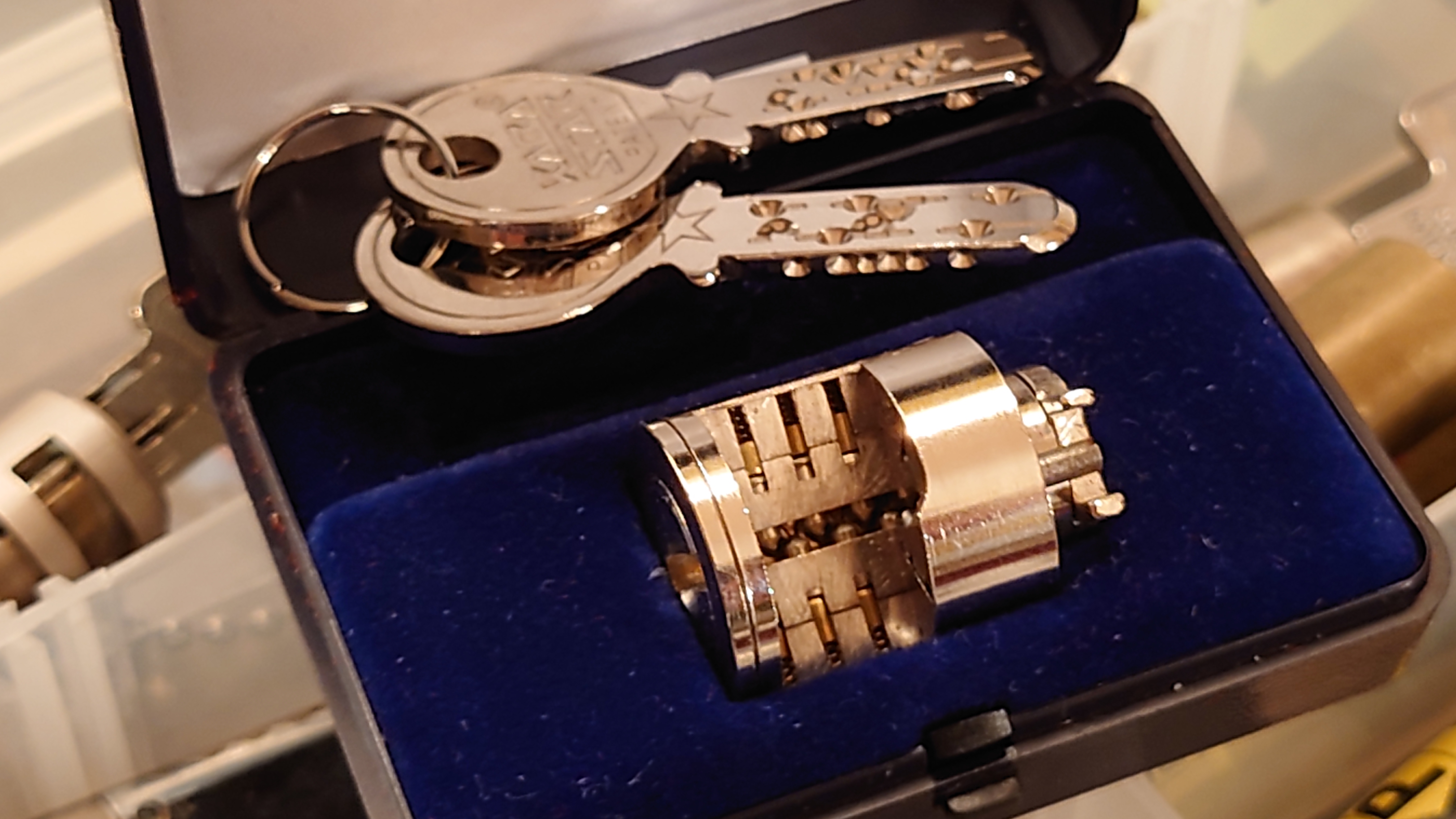 Arthurmeister007@gmail.com 𝔄𝔯𝔱𝔥𝔲𝔯 𝔅ü𝔥𝔩, 𝔄𝔯𝔱𝔥𝔲𝔯𝔪𝔢𝔦𝔰𝔱𝔢𝔯 ® Stück Davon schwarze Katze, Zwei Katzenkopf Schlösser Zunft, Schlosser, Zunftabzeichen, Wappen, Geselle, Anstecknadel, Verbandsabzeichen, Stück Davon. Die nicht alltägliche Form eines Truhenschlossen führte dazu, das man die Schlosser im Zunftleben scherzhaft ironisierend Katzenköpfe nannte. Der Spitzname erhielt sich durch die Jahrhunderte. Und der Katzenkopf wurde damit zu einem Symbol. Er erscheint auf der Anstecknadel, die heute der Schlosser als Verbandabzeichen tragen kann. Die auf der Nadel angebrachte Inschrift " Stück Davon " erklärt sich wie folgt: Der wandernde Schlossergeselle sprach bei einem Meister um Arbeit vor. Befragt, ob er das Handwerk verstünde, antwortete er: Stück Davon ! Die zwei Worte wiesen ihn in aller Bescheidenheit als Angehörigen der Zunft aus, der bereit sei noch weiter zu lernen. DoubleBrain ® SEO für heute: Barockschlüssel, Schmiedeeisen, Halme gedreht, Bärte geschnitten, Reiden aufgesetzt, Stahlschnitttechnik, Kapelleneingerichte, Schmiedeeisen, Hohldorn, Gesenk, Pflanzenmotiv, Wappentierschmuck, geschmiedet, gepunzt, Schlüsselgriff beidseitig, halbrelief, Bekrönung auf der einen Seite als männlicher auf der anderen als weiblicher Kopf, Löwenwappen, Delphine, Schwanzflosse, Stilelemente der Reaissance, profilierter Steckhalm, Gesenke und Reide ziseliert, Griffrand, Zwei Schlangen blau angelassen, Eisenblech, Schließblech, Türrahmen, Schlosskasten, Eisenkern, französisch, Zierdecke ausgehauen, eingehauen und getrieben, Rosette, Ringgriff, Rokoko und Schlüssel, eisernes Wiener Barock Hangschloss mit Spreitzfedernverschluss, gefeilt, geschnitten und ziseliert, flacher Steckschlüssel, Eisengrundplatte und zwei Engel mit Trompete, Posaune und Blumengeranke verziert. Figuren, Schmuck, Jagdszene, Empire, Möbelschlösser, Messingzierdecken, Witwerschlüssel, Schlüsselgewalt, Symbol, Sargschlüssel, Silberschlüssel, Hohldorn, Nachbildung, Kammerherrnschlüssel, Bronce, feuervergoldet, Emblem mit Initialien der weltlichen oder kirchlichen Fürsten versehen, die sie verliehen haben. Doppeladler, Reichsapfel, Zepter und Krone, Übergabeschlüssel, magische Stilelemente, östrerreichischer Kammerherrenschlüssel mit Doppeladler, Kordeln und Quasten, Wien, Hoflieferant, Mayestät, päbstlich, ungarisch, bayerisch, in Silber gegossen, Sinsheim, Hohldornschlösser mit Eisenriegeln, Gelenkschlüssel, einfacher Schieberiegel aus Holz, klappbare Doppelschlüssel aus Tirol, Rohrhülse, Bart, Tirol, Kreuz, Herz, Schlüsselgehänge, süddeutsch, Leder, gotisch, Bügel, Tabakspfeifenschlüssel, Schlossergeselle nach bestandener Prüfung, Schlüsselgeschenketui für die Braut: Bund mit fünf Zimmer, Möbel und Kassettenschlüsseln, in der Mitte Haustorschlüssel aus einem Stück geschmiedet, geschnitten und mit Stahlstangen handpoliert auf dem vierseitigen Gesenk in Schreibschrift " Deutsches Empire ", Dreipass, Jugendstil, Doppelrohr, Hauptportal der Jesuitenkirchen Sankt Michael, Der Hammerschlüssel für Weinkeller: der ziselierte aufgesetzte Hammer diente dem Küfner zum abklopfen der Fässer und zum öffnen der Spunde, Enstehungszeit, Hoftheater, bayrisches Nationaltheater in München, Zerstörung, Kunstschlosser, Fritz Nüssel, Heinrich Pankofer, Germany, wissenschaftlich, systematisch, Schlüsselexperte, Sammler, Privatsammlung, Schlüsselzentrale München, Fachmann für Sicherheitsfragen, sachkundig, Experte, versierter Restaurator, historischer Wert, handwerkliches Geschick und seine langjährige Berufserfahrung, Anerkennung, international, Fachmann nicht nur für die Technick von Schlüsseln und Schloss, auch für künstlerische und historische Fragen. Standardwerk Europa, Übersee, offizielle Stellen, Landeskriminalamt, Bundesanwaltschaft, Keltenschlüssel, Vorchristus, Witwenschlüssel, John F. Kennedy, Weisses Haus, Schlossmuseum Velbert, gut verpackt, Pullach, Erfinder und Auror, Leidenschaft, aufschlußreiches Werrk, Memoiren, Töchter, Emmi Seifert, Marlene Nüssel, Frau Anni, Kaminkehrer, Schwanthal, Freund und Helfer der Polizei, mein Leben, Gedichte, Kaffeveranstaltung, Nachbarschaftshilfe, Essen auf Rädern, Schlüsselfigur, tausend Stücke, Keltenzeit, Christus, Kelheim, Exemplare, Ausländische Lehrlinge, Brocken, wiegt fünf Kilo, Schmucksafe, Ludwig XV 1430, Brillianten, Verona, Eisenzeit, Ägypten, Hallstadtzeit, Salzkammergut, Hallstadt Gräberfeld, Epoche, Eisenverhüttung, Salzbergbau, Gerätschaften zu exportieren, geographischer Ort am Nordende des Neuenburger Sees in der Schweiz, Pfalbauten, auf festem Land angelegte Siedlung, europäische Eisenzeit, Kelten Indogermanischen Völkergruppe, Germanen, Rhein, kämperisch, expansionsbereit, Rom, Homer, Dichter, Jugendzeit, halbdunkel, erahnbar, zivisilatorische Dokumente, Dichtung, märchenhaft schöne Gestalt, Götter treten vor uns hin, denen die mittelmerisch kleinasiatische Menschheit Wirkungen und Tätigkeiten zugedacht hat, die diesen Fabelwesen für immer Kontur verliehen haben. So tritt der Schmiedegott Hephaistos lateinisch Vulkanos vor uns hin: Rußig und edel zugleich, genial erfinderisch, ein kunstreicher Handwerkegott. Der zu den 12 Hauptgöttern der griechisch römischen Antike erzählt wird. Jupiter, Himmel, hinabgstürtzt, Entfernung der Erde von den Sternen, Insel Lemlos, Hinkefuss, Gerechtigkeit, alte Fabeln, schöne und liebenswürdige, Eheweib, Museeum of fine Arts in Boston USA, Parmenides Lehrgedicht Balanos, Hammer, Amboss, Feuer, Wasser, glühend, Metall, Hammerschlag, Gußverfahren, gewünschte Form, Holz oder Kohle, warmgeschmiedet, grobkristallin, feinkörnig, Streck und Bruchgrenze, Plinius, samische Künstler, Erzguß, Keltenschlüssel, hochkant durch einen Schlitz in der Tür gesteckt, gedreht, bis er - nun waagrecht - in die Angriffe der im Riegel gelagerten Sperrklötze eingerastet: die Sperrklötze werden angehoben, der Riegel ist entsperrt und lässt sich mit einem ledernen Zugriemen von außen auf und zu ziehen. Griechenland, lakonisch, neues Prinzip, Schlüsselträger, Kaiserzeit, Würde, Statussymbol, Römer, die punische Kriegen das Metallhandelsmonopol an sich gebracht hatten verfügten in reichem Maße über Kupfer, Zink und Zinn. Verschlußriegel, Feder, Lochkanäle, Sperrstifte, entsichert, auf oder zugeschoben, Drehschlüssel, Hangschloss, Spreitzfeder, Kulturlandschaft, Kassetten, Truhen, Türen, Tiermaskendeckel, Pferdegstalt, arabisch, Vexier, indisch, Kugel, Grundform, Volldorn, Technische Feinheit, Eleganz, Zweckgebilde in den Händen von Menschen, die bemüht sind, mit einem rauhen, kriegerischen Leben fertig zu werden, Verteidigung, bedachte Architektur, spürbar, verschlossen, Zierlichkeit, Zeitläufe, Kultur, Willen und Werkstätten in Pompji und Herkulaneum, Wachsmodell Tonmantel gebrannt, schmilzt das Wachs glühend, Nachteil, römisches Imperium, desto länger, primitive Form, Spätantik, Karolingische Kunst, Fräkisches Adelsgeschlecht, Karl der Große, Triebfeder, Höfische und Kirchliche Kreise, Monumental Kunst, Klerikale Kreise, Kulturträger, Elfenbein, Goldschmied, Goldschmiedekunst, geistig - kulturelle Erhellung, Abendland, profunde Bedeutung, Ehefrau, häusliche Gewalt, Vertrauen, Brauch, Kirchweihtag, Steiermark, geweiht, Gnadenschlüssel, Petrus - Schlüssel, Apostel, Pilger, Schenkung, Pabst Pälagius, Gregor, König Alfons von Kastilien, König Alfred, romanischer Stil, schöpferische Kraft, Kunstgewerbe, Klöster, Kostbarkeiten, kunsthandwerklich, Verfeinerung, Raffiniertheit, Formenwelt, Alltag, Kleidung, Ritterrüstung, kraftvoll, primitiv, gotische Epoche, Jan van Eick, Grammatik, Lebensstil, geläutert, gültig, Opulenz der Kleidung, Materialwert, Charme, Sakral, Phantasie, Formensprache, feinsinnig, Steinmetz, Bescheidenheit, Portal, Notre - Dame, Paris, köstlich, kostbar, Mechanismus, Entsperrungsvorgang, Fischblasen, Kreuze, Drei - und Vierpass, grotesk, meisterlich, Handwerkszeug primitiv, Gewirre, Besatzung, Tropfen Öl, rein von Hand, Prochnov, Kunstschreiner, gesunde Männer, Michael Mann, Michael Mann Kästchen, Nürnberg, Augsburg, Fürth, Wörth, Riegelwerk, sauber geätzte und vergoltdete Büchsen und Pistolen aus Eisen. Doppelmeyer, Markgraf, erlassene Strafe, Spinnenschlösser, Deckelunterseite, figürlich, kunstfertigkeit, Schlüsselloch, größere Summen harten Geldes, raffiniert, Spielerei, Kuriusität, Zeugnis, Möbel, Bombast, Schwulst, Liebe, Zäsur, Dreißigjähriger Krieg, Mutter Courage, Armut, Schichten in Deutschland, Reformation, patetisch, Phänomen, Ornament, Pierre Frommerie, Sedan, Berlin, Ebenholz, Emaill, monumental, Signatur, Barock, Formenreichtum, gediegen, summarisch, mittelmäßig, Epochen, Werkleute, Halskette, Mayestät, Spanien, Revolution, Mittelalter, feierlich, Feind, Öffnung der Tore, Kapitulation, Schlüsselsoldat, Mitglied der päbstlichen Schweizer Garde, Pabstwappen, abfällige Bedeutung, Stadtwappen Tabackspfeife, Vierkant, Dolch, Pistolenschlüssel, geheime Nachrichten, Siegel, Hammerschlüssel für einen Weinkeller, Liebende, Angebetete, Ritter, Kreuzzug, Heiliges Land, Kreuzritter, Ehefrau, Märchen, arges oder schönes, es will scheinen, das eine Welt ohne Schlüssel nicht denkbar ist, Paris, Turenschloss, Schlossfalle, Konstruktion, Luxus, Verschwendungssucht, Kleinod, Brilliant, Maillard, König Stanislas, Ballkongitter, Pastellportrait, Museeum der Stadt Nancy, spirituell Sonnenkönig, Prinz Eugen von Savojen, den sublimen Geist seiner Epoche, General Feldmarschall Prinz Freund der Musen, Besieger der Türken, Zunftbuch, Balthasar, Gitter, Porzellan, hochkultiviert, Degengriff, Münchener Hof, Wittelsbach, Gesamtkunstwerk, Johann Joachim Winckelmann, Kleidermode, Reifrock, Schnürrleibchen, Wohnkultur, Neoklassizismus, Möbel, Chubb, Bramah, Inselstaat, Engländer, Ungarn, Italiener, Tossi, Yale, Hobbs, Aber die Bemühungen um immer neue vergrößerte Sicherheit im Bereich des Schlosses gingen weiter. Man glaubte vorübergehend das non plus ultra Sicherheitsschloss konstruiert zu haben und zwar kühn genug, Geldpreise für denjenigen auszusetzen, dem es gelingen würde, diese neuartigen Schlösser aufzusperren. Überraschend geschah das dank der Fertigkeit des Amerikaners Hobbs 1853. Seine Medtode des Aufsperrens ist in der Fachwelt als Hobbsches Öffnungsverfahren bekannt. Es wurde mit Erfolg publiziert, das Kriminelle Hinweise zum Öffnen der Sicherheitsschlösser erhielten. Linus Yale, Fallstiftriegelschlösser, der Ägypter, Assyrer, Babyloner, Yale Zylinder, C.E. Schulte in Velbert, Kromer Protector Schloss 1871, Hahn AG, Karl Zeiss, BKS, Boge und Kasten Solingen, Koloss von Roddos, Byzanz, Konstantinopel, Moschee, Kirche, Schlüsseltyp, Kaufmann, Herkunft, Herzblatt, Kurfürst, Alltagsgebrauch. Die Schönheit der Welt. Die Kraft, die menschlichen Schöpfergeist gewahr werden lässt. Die beiden Schlüssel in der Hand des heiligen Petrus geben diesem die Macht, die Pforten des Himmels zu öffnen. Der Schlüssel ist ein christliches Symbol, er ist aber auch das Inbild menschlichen Schöpfergeistes und als solches steht er in unmittelbarer Beziehung zu der Arbeitswelt des Sammlers Heinrich Pankofer. Doblebrain ® gibt vor: Mehr SEO ! ! ! 𝔄𝔯𝔱𝔥𝔲𝔯 𝔅ü𝔥𝔩, 𝔄𝔯𝔱𝔥𝔲𝔯𝔪𝔢𝔦𝔰𝔱𝔢𝔯 ® JOE ASBERRY Hey Joe " Asberry ", ruft F 1 Rudi vom Tresen, Prost und Stößchen ruft Heike III zum Stammtisch. Die Jukebox spielt in voller Lautstärke Mr. Bojangles. Arthurmeister, der Sympathieträger hat bay the way mit einem ABUS Padlock Joe`s Michael Air Jordan`s Basketball bag gesichert ! Auch der Michael Jordan mußte hier im Hasenstübchen das Basketball bouncing Verbot akzeptieren. Formel 1 Rudi schreit: Bouncing darf und kann hier nur ein Michael Schumacher. Die Cartomanze meint, ein Ralf Schumacher auch ! Prost Weizen, Stößchen, Käppchen, ASBERRY !!! Die Jukebox by Youtube spielt " Slow Hand ". Joe, du rascal belehre uns nicht schon wieder. Wir sind hier in der Rabbit Hall and smoking is good for your drunken head. Prosit, Cheer`s, Salute, Gin Gin, altüst, sante` und Viva ! Hoch die Tassen ! Am Tresen läutet die Glocke. Der Rotamint der blinkt. Drei Tage war der JOE krank, jetzt trinkt und raucht er wieder. Gott sei Dank ! Verschlagwortet mit: Arthur Bühl, Detektiv, the dutch open Lockpicking Champion ! From WIRED. ÖFFNUNG OHNE SCHLÜSSEL, Linkedin Joe Asberry, NBA, Twitter X. Basket Ball Bouncing Verbot, Arthurmeister, Raucher, Roth - Händle, Stadt Lahr - Bühl, Schwarzwald, Black Forest, Rötkäppchen you know Mr. Smitz, Sorte Schwäbischerhengst de is großfruchtig und süss wie UHU. Buhl er Zwetschge. No, only woman has Pflaumen ♥ Wappen Arthur Andreas Bühl, Flagge ! Wilhelm Busch ♥ 𝔄𝔯𝔱𝔥𝔲𝔯 𝔅ü𝔥𝔩, 𝔄𝔯𝔱𝔥𝔲𝔯𝔪𝔢𝔦𝔰𝔱𝔢𝔯 ® High Noon, elevener Clock, Hasenstübchen, HAM. In der Jukebox spielt: Pointer Sisters - Slow Hand, und der Tresen grölt, Arthurmeister with the Mastertouch. A Lover whit the Easy Touch ! Nochmals " Asberry " ! Hier herrscht Basketball Bouncing Verbot ! Wir sind hier nicht bei der NBA und du wirfst keinen Korb ! Du triffst den Korb ja nicht einmal. Am Tresen läutet die Glocke: Helbing und Stößchen ! Hey Pony ! Heike V drückt in Arthurmeister`s Jukebox: Die Affen rasen durch den Wald. Arthurmeister ruft: Parole Emil. Formula One Rudi grölt: Bouncing Verbot ! Asberry hat Bouncing Verbot ! Weizen ! Joe fragt Arthurmeister: Arthur my Friend, i need for my Basketball Friens from the NBA a instruction of Lockpicking. Arthur lacht: only wenn Michael Air Jordan und Michael Schuhmacher mitmachen. Pelle schreit vom Tresen: Schuhmacher ist ein Kannister Kopf. Pino kann ihn gerade noch daran hindern Marmor Stein und Eisen bricht zu drücken. Joe wünscht sich: Teddy Pendergrass - Turn Off the Lights… Ja Joe, es ist möglich eine solche Schulung auszurichten. Hierzu muß ich bei der Firma Amazon Lockpicking Set`s und Lockpicking Zubehör wie weitere Hook`s, Snakes, Rake`s und Tension Wrenches besorgen. Vorführmaterialien wie cut away Zylinder und Übungsschlösser habe ich parat. Ich zeige den E - Pick, und führe dir die Pick - Gun vor. 1 Schuss. Du verstehst. Prost ! Weizen, Stößchen`s, und Helbing für alle. Asberry und Bühl umarmen sich ! Sympathieträger halt ! In der Jukebox spielt: Element of Crime - Mittelpunkt der Welt… See You tomorrow, wir besprechen alles weitere wie: How to pick a Car. Verschlagwortet mit: Arthur Bühl, Arthurmeister® Arthur ♥ Schwäbischer Hengst, Buhl, Zwetschgen Heini, Arthur Bühl Wappen, Fahne, Buehl er Zwetschge, Made in Germany, Born 1961, Sympathieträger, Google Earth, Mittelpunkt der Welt, Pflaumen, Arkadasch, Datschi, ♥ Martinameisterin, Cartomanze, Scholischek, " HIGH NOON ! ", ♥ Vokuhila ♥ Parole Emil ! 𝔄𝔯𝔱𝔥𝔲𝔯 𝔅ü𝔥𝔩, 𝔄𝔯𝔱𝔥𝔲𝔯𝔪𝔢𝔦𝔰𝔱𝔢𝔯 ® Next Day: High Noon at 11 fer Clock: Joe Asberry der alte NBA Bouncer betritt das Hasenstübchen, ( HAM ) his Rabbit Hall ! In Arthurmeister`s Jukebox spielt: Nein nicht Hey Joe, sondern Aloe Blacc - I Need a Dollar ! Arthur Bühl spricht: gerade habe ich mit Mr. Smitz telefoniert. Joe: Smith ist ein Sammelbegriff wie Meier. Mr. Smitz you know, he is the CEO of the Magazin Playboy - Beverly Hills. Ja und der ist mein Freund. Den kenne ich über die BILD et. We have a Telefon call. Der Mr. Smitz hat dann den Mr. Jeff Bezon, ja du weißt schon, den vom Amazon Lieferservice angerufen. Er hat ihm erklärt daß ich mit dem NBA Bouncer Joe Asberry in Sachen Lockpicking einen Workshop machen möchte. Die Glocke läutet: Weizen, Helbing und Pony`s ! F 1 Rudi schreit am Tresen: Joe, laß dir lieber erklären wie du Scott Speed das laufen beibringst. Am Tresen wird es lauter: Minardi, Minardi, wir gewinnen nie ! Scott Speed, der Name geht im Gelächter unter. Pelle schreit: der Schuhmacher ist ein Kanister Kopf. Arthurmeister meint: let Michael pass for the Champions Chip ! Arthurmeister`s Jukebox spielt exclusive für Joe: Sammy Davis jr. - Mr. Bojangles ! Also Joe, der Smitz hat beim Bezos von Amazon angerufen, wir wollen einen Lockpicking Practical Kurs meistern. Der Bezos ist dann ins Amazon Head Quarter gefahren. Nein, nicht im Uber. F 1 Rudi schreit: Der Bezos fährt Ferrari. Scholischek meint: Maybach ! Also Joe, der schaut jetzt im Amazon Lager wie viele Lockpicking Tools und Jigglers er hat. Auch Pickset`s. Er sieht auch nach wie viele HPC, 2000 er Hook`s er hat. Lockpicker Beginner Sets von Majestic und Starter Sets von Mr. Peterson sagt er, hat er Massenweise auf Lager. Arkadasch sagt, sein Schwippschwager vom Neff Cousin und dessen Freund in Berlin - Kreuzberg könnten auch solche Pick Werkzeuge und Spanner herstellen. Die haben genug Schwarz Arbeiter. Die Sympathieträger Bühl und Asberry prosten sich genüsslich zu. Weizen ! Die Cartomanze die alte Kartenlegerin meint sie könne auch spooxe anrufen. Der Noagerlzutzler meint: Ihr Deppen, auf Berlin mußt du jahrelang warten. Heike IV ruft Stößchen ! Der Pino Frank lallt: Die Rautenfotzen bleiben für immer in der zweiten Liga. Joe ich bin mir sicher der hat auch Master bzw. Meister Lock`s. Die sind für eine Testrunde gut. Ja, die Dinger heißen Master Padlock ! OPEN ! Beer ! Nicht zu verwechseln mit Medeco ! Arthur läßt in der Jukebox im Bunny Hall TSOP spielen. The top Sound of Philladelphia ! Prost, Stößchen ! Pelle läutet auch die Glocke: Prost, Stößchen`s, Pony`s ! Dafür darf er auch für einen Heiermann: Heino - Caramba, Caracho ein Whisky drücken. Ja, Joe, aber kein Bouncing ! Der läßt die Sachen via Airforce Seattle to HAM liefern. Du weißt wie schnell Amazon liefert ! Sir Washi meint: Amazon sei so schnell wie Scott Speed. Alle lachen: Wenn er nicht wieder in die Mauer fährt ! Verschlagwortet mit: Arthur Bühl, Arthurmeister® Arthur ♥ Schwäbischer Hengst, Buhl, Zwetschgen Heini, Arthur Bühl, Wappen, FLagger, Buehl er Zwetschge, Made in Germany, Born 1961, Sympathieträger, Google Earth, Mittelpunkt der Welt, Pflaumen, Arkadasch, Datschi, ♥ Martinameisterin, Cartomanze, Scholischek, " HIGH NOON ! ", ♥ Vokuhila ♥ Parole Emil ! ! 𝔄𝔯𝔱𝔥𝔲𝔯 𝔅ü𝔥𝔩, 𝔄𝔯𝔱𝔥𝔲𝔯𝔪𝔢𝔦𝔰𝔱𝔢𝔯 ® 11.30 High Noon im Hasenstübchen. Der Hannenberger hat die Frikadellen fertig. Senf kommt aus dem Glas. In Arthurmeister`s Jukebox spielt: Santana - Fleur da Luna. Am Stammtisch diskutieren Bühl und Asberry über Lockpicking und Präsentationen: Arthurmeister erhält einen Anruf über die 007. OH, Mr. Smitz, nice to hear you from Beverly Hill`s. OH, What ! The Airplane from Jeff Bezos, Amazon is on HAM landed ! YES, Mr. Smitz, nice to hear this Song. Slowly Arthurmeister: There is a little Problem with the Custom. Mr. Smitz ! this is not really a Problem. HAM is four Minutes from the Hasenstübchen away. I will send Taxi - Dieter. He knows there a Hintereingang, a Backdoor, you know ! I call you back. Yes, yes, Außer Regen nicht viel gewesen. Greetings to Mr. Bezos. Tell him thank you for the Support. From Stammtisch too. Arthurmeister`s Jukebox spielt: Rucki - Zucki ! Die Frikadellen vom Hannenberger schmecken jetzt auch ohne Senf. Prost, Stößchen, Weizen, Helbing und für den Noagerlzutzler ein frisches vom Faß. Die Jukebox spielt: Die Five Tops - Warte auf das Glück ! 2 Stößchen später kommt Taxi Dieter zurück in den Bunny Hall ! Oh, OH, der Zoll, eH ! Als die mich gesehen haben war der Fisch geschuppt. Die haben mir beim Einladen geholfen. 5 Pakete a`50 Kilo ! Eine viertel Tonne. Ich durfte auch den Zoll zum Lockpicking Event einladen. Tragen helfen !! Stößchen, Pony, nö, heute Käppchen ! Die Jukebox spielt: Element of Crime - Am Ende denk ich immer nur an dich ! Mr. Smitz ! you are the best ! Greetings to all Smith in the USA. Yes, Yes, Mr. Smitz, Yes. I make greetings to Friede Springer from the BILD et; Ronzheimer too. Yes, Yes, und greetings for Mrs. Quandt. If Bezos will, i can show him on the Lockpicking Demonstration how easy he can pick a BMW whit a Key Blank. Yes, Yes, Mr. Smitz ! 3 Seconds ! OFFEN, OPEN, APERTO ! schreit Giovanni und will Chianti. Bei Fiat und Ferrari Modellen ist es so ähnlich. Bei manchen brauchst du aber ein polito, ja, Nagelfeile. Prost Chianti. Yes Mr. Smitz, die Ring bell`s, Hells Bells, die Glocke klingelt, you know ! We call in time. F 1 Rudi schreit: Hülkenberg ! Giovanni schreit: Giacomo Agostini ! Joe schreit: Scott Speed ! Arthurmeister`s Jukebox spielt: The Pointer Sisters - SLOW HAND, Arthurmeister the lover with the Mastertouch ! Arkadasch bekommt von Bühl Raki ericli Plum, Sorte Schwäbischer Hengst ! Prost Zwetschgenkönigin ! In der Vitrine von Arthur Andreas Bühl, Arthurmeister sind Schlösser, Padlocks, von ABUS, Master, BKS, CES, DOM, EVVA, Assa Abloy, Z Ikon, Kaba, Keso, ASSA, Winkhaus, Wilka, Trelock, Schmelting, Bode Panzer, Ancor Las, Drumm Geminy, Xylock, SEA, Medeco, Mul-T-Lock, Cut away, ABUS Granit, Pfaffenhain, E*S, ESS, Nemef, BAB, Babelsberg, Stasi, Diskus, WMF, Tesa, Vachette, Cisa, Wally, Rielda, Mottura, Viro, FAI, GeGe, Fichet, Bode Panzer, Tresor, Bramah, Protector, Braun`s Patent, Walomatus, Arolds, Combination Lock, Yale, Master, American Lock, Tubular, China, Indien, Aligarh, Nepal, Thailand, Zahlenschlösser, Himmelsschlüssel und noch vieles mehr, vorhanden. Alle Schliesszylinder sind Übungsmaterial für das Lockpicking. Schlagschlüssel sind auch dabei. Das Trabbi Tool, Stasi, natürlich auch. Das Wappen Arthur Andreas Bühl ist angebracht ! Die Flagge weht im Hasenstübchen. KI Satz zum Einfügen: Notiz: Alle SEO Texte wurden mittels einer ♥ KI ( Künstliche Intelligenz ) der Firma Doublebrain ®, ( ges. gesch. DPMA, Berlin, Reg.-Nr. 302022224017 ) ( Die E - Mail lautet: Doppelhirn@Doublebrain.de ) und doppeltem Helbing aus dem Leporello: " Arthurmeister Bühl und Bouncing Joe Asberry im Hasenstübchen ", generiert. Die Jukebox spielt: Loredana Bertè - E la luna bussò. Der Reggae Auftakt ! ♥