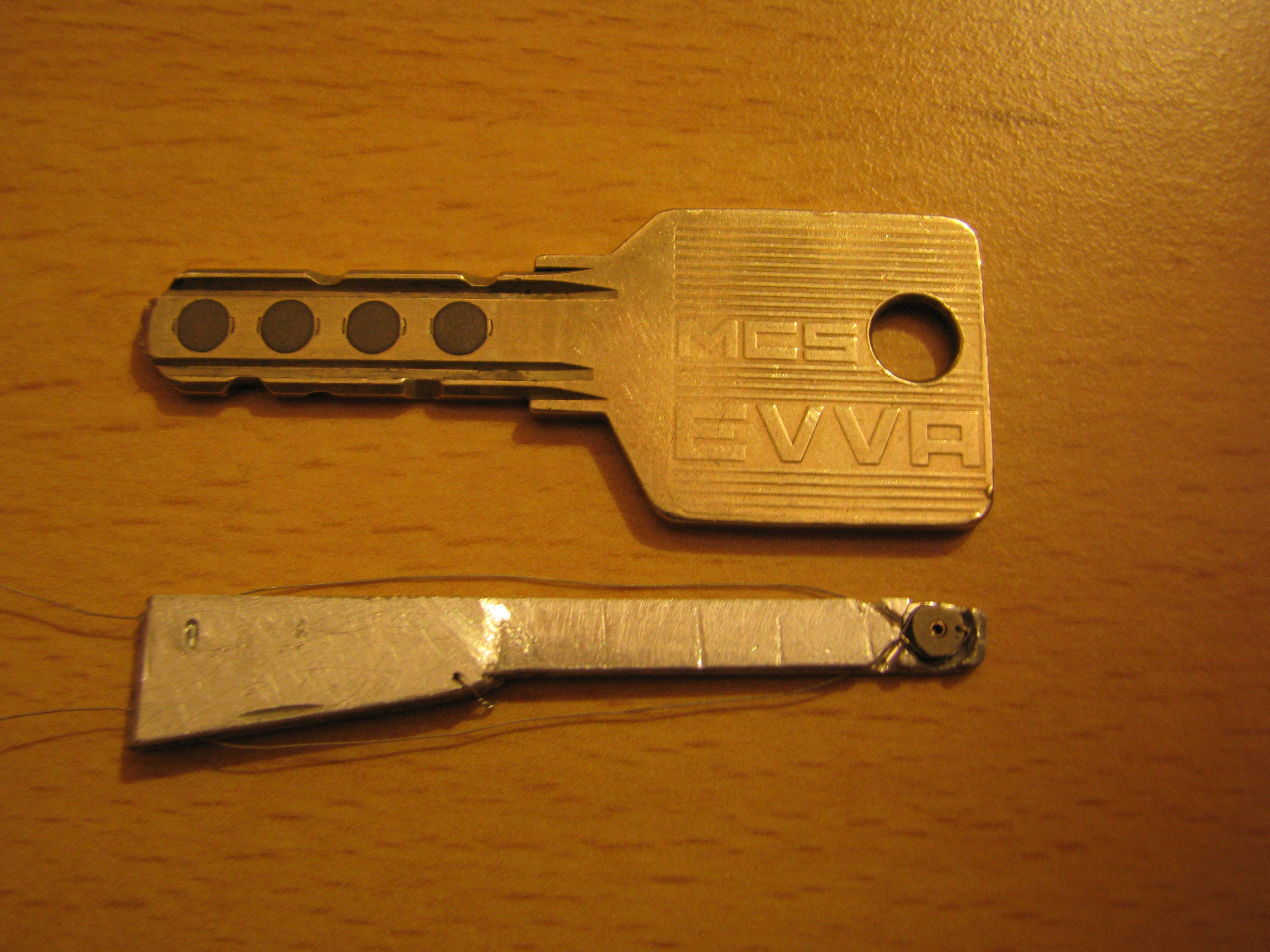 Detektiv Investigator world wide Magnet Z IKON EVVA MCS powerd by Arthurmeister Lockpicking Porno offen Beispiel Arthur Bühl, Arthurmeister ®,Lockpickerherz ® Schlossherz ®, Pornomeister ®, neuer SEO Text für 2025 12.00 Mittags im Hasenstübchen. Basketball Bouncing Joe Asberry schreit: Prost ! Die Glocke kingelt ! In Arthurmeister`s Jukebox im Hasenstübchen spielt: Slow Hand von den Pointer Sisters. Ferrari Rudi sitzt am Tresen. Anstatt Helbing trinkt er heute Underberg. Pelle und Heike I machen Stößchen. Justamente klingelt das Telefonino. Der Hannenberger lacht zu Bouncing Joe Asberry: Ich wette mit Dir: Da ruft unser Freund Mr. Smitz vom Playboy an. Arthurmeister geh endlich ran. Die Glocke klingelt. Yes Mr. Smitz, yes, yes Mr. Smitz. Yes great, you know. Yes, yes we have a Party. Yes, yes. Ja: Angela Merkel, die kennen wir. You know: " Bundeskanzlerin ". Giovanni ruft: Bella Donna: Signora Merkel is the CEO of the world. Yes, Yes Mr. Smitz, i will look about her Memoiren. Oh Mr. Smitz ? Her Biographie with her Signature ? OH, Mr. Smitz mit Widmung ? Das wird nicht einfach ! no easy, you know ! Da muß die Glocke aber ein ganzes Wochenende läuten. Prost. Helbing. Yes Mr. Smitz, hands on the heard, you know, difficult ! Arkadasch !!! Smitz U.S.A. braucht die Memoiren von Angela Merkel signiert mit dem Text: Für Mr. Smitz from the Playboy ! Also pass auf: Dein Schwippschwager ist doch Aufsteller bei der Messe. Ja, Buchmesse. Dort hält die Merkel eine Autogrammstunde. Der soll sich dort anstellen mit seinen Kumpani. Ja, der Smitz läßt hier die Glocke läuten. Das gesamte Wochenende. Hannenberger gibt das Passwort: Freibier, Freibier ! Die Glocke läutet jetzt: Helbing ! In Arthurmeister`s Jukebox spielt: The Tramps - Disco Inferno - Orginal Longversion Tony Mendes ! Basketball Bouncing Joe swingt mit dem Kopf mit. Jetzt meint Arkadasch: Oh meine Kumpani trauen sich nicht zu Dr. Angela Merkel. Die haben Angst vor Ihr. Kein Autogramm heißt kein Freibier. Droschkendieter !! Du fährst jetzt zur Buchhandlung, holst drei Biographien von der ollen Merkel, fährst weiter zum Kujau ! Ja, der hat dem Heinemann vom Stern, Hamburg, gefälschte Tagebücher verkauft. Der soll dir in ein Exemplar die Unterschrift der Merkel und die Widmung reinmalen. Sag ihm viele Grüße vom Arthurmeister und Parole Freibier, Freibier ! Dann malt der es dir sofort. Der kann das freudigst. Und sag ihm, das sei für Smitz, Amerika. Aber diesmal soll er keine rosa Tinte verwenden. Dann kommst du wieder her und wir alle unterschreiben das zweite, dann fährst du geschwind rüber nach Fuhlsbüttel, drängelst dich am Luftfrachtschalter vor, läßt die Bücher verpacken und paßt auch auf, das die auch tatsächlich im nächsten Flieger in die U.S.A. reisen. Dann hat er die Bücher, quasi wenn der Flieger landet. Sag denen: Parole: Freibier, Freibier ! Arthur und wozu das dritte Buch ? Du Depp, wenn beim unterschreiben vom zweiten Buch einer draufkotzt oder ein Brandloch reinmacht dann haben wir Ersatz ! Und diesen legen wir dann hinter den Tresen ins Regal und tuen so als hätten wir es gelesen. Es reicht das wir Frau Bundeskanzlerin mit guten, besoffenen, nicht ausgeklügelten, dummen, peinlichen Ratschlägen beraten haben ! Punkt. In Arthurmeister´s Jukebox spielt: Lady von Kenny Rogers. Sir Waschi hat gleich CHARLIE RICH - The most Beautifull Girl in The World, gedrückt. Die Stimmung ist gut. In der Jukebox spielt mittlerweile Aloe Blanc - I need a Dollar. Die Stimmung ist fantastisch ! Jetzt steigert sich die Stimmnung noch als der Nachläufer Roberto Blanco - Caramba, Caracho ein Whiskey, Carambo Caracho ein Gin, verflucht Sacrcameto Dolores und alles ist wieder hin ! In Rio de Janeiro… drückt. Der Noagerlzutzler drückt Roberto Blanco - Der Puppenspieler von Mexico und räumt Gläser ab. Hannenberger reicht schon einmal den Himmelsschlüssel ! Schwerti fragt: Mastertouch und wenn der Dir auf die Schliche kommt ? Du Depp, was glaubst du wenn der erfährt, daß er einen orginalen Kujau, dem Tagebuchfälscher hat, dann läuft der durch Beverly Hills und gibt damit bei jedem an, als sei er The Greatest. Und Du weißt: Die Schriftsachverständigen vom Stern oder von der Bild et und der Heinemann brauchten Monate bis sie diesen Betrug mit dem Verkauf der Tagebücher erkannt haben. In Arthurmeister`s Jukebox spielt: Calvin Harris & Sam Smith: Promises ! und es wird mitgesungen. Das Droschkendieter dann doch nur beim Papierfuzzy im Copy Shop neben an war ? weil der Kujau besoffen war ? Quatsch, kalter Kaffee, der Smitz verhöckert das Buch an Rockefeller. Was glaubst du, warum die Parole Freibier Freibier lautet ? Wir sind hier nicht bei der Wohlfahrt. Ferrari Rudi macht Ralala: Sonntag ist Formel I in Indianapolis. Denkt dran: High Noon ist dann morgens 07.00 Uhr. Die Glocke läutet ununterbrochen. Freibier, Freibier, Freibier, Parole Freibier. Let Michael pass for the Championship ! Das gesamte Hasenstübchen tanzt und platzt aus allen Nähten. In der Jukebox spielt James Last und Orchester: T.S.O.P The Top Sound of Philadelphia ! Prost, Prosit und Stößchen ! Der Hannenberger sieht zufrieden aus. Taged with: Bühler Zwetschge, Bühl Wappen, Zwetschgenhengst, Zwetschgenfest, Meister, Arthur Andreas Bühl, Privatdetektiv. Arthurmeister007@gmail.com