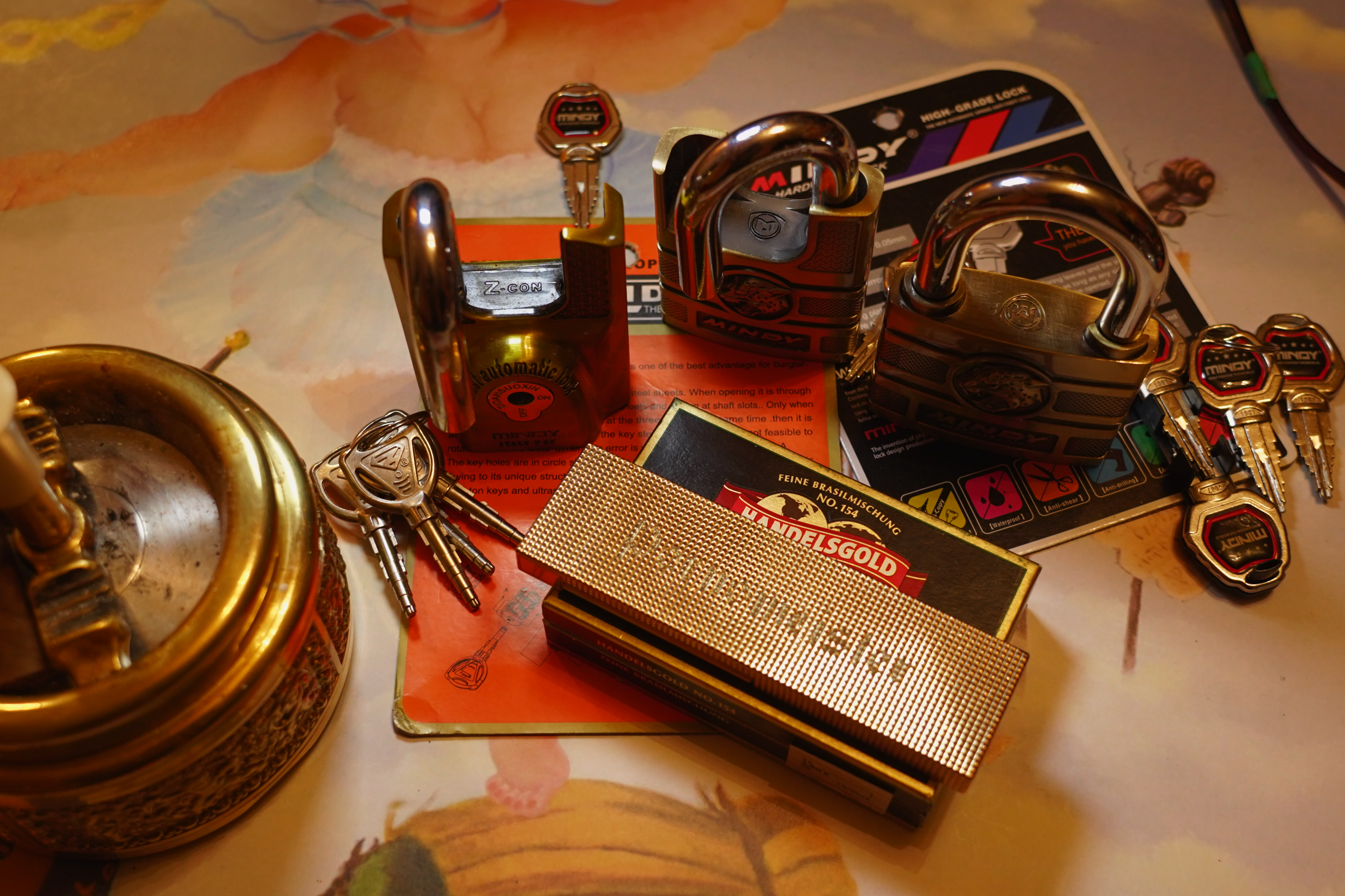 Arthur Andreas Bühl, Arthurmeister ®,Lockpickerherz ® Schlossherz ®, Pornomeister ®, neuer SEO Text für 2025 12.00 Mittags im Hasenstübchen. Basketball Bouncing Joe Asberry schreit: Prost ! Die Glocke kingelt ! In Arthurmeister`s Jukebox im Hasenstübchen spielt: Slow Hand von den Pointer Sisters. Ferrari Rudi sitzt am Tresen. Anstatt Helbing trinkt er heute Underberg. Pelle und Heike I machen Stößchen. Justamente klingelt das Telefonino. Der Hannenberger lacht zu Bouncing Joe Asberry: Ich wette mit Dir: Da ruft unser Freund Mr. Smitz vom Playboy an. Arthurmeister geh endlich ran. Die Glocke klingelt. Yes Mr. Smitz, yes, yes Mr. Smitz. Yes great, you know. Yes, yes we have a Party. Yes, yes. Ja: Angela Merkel, die kennen wir. You know: " Bundeskanzlerin ". Giovanni ruft: Bella Donna: Signora Merkel is the CEO of the world. Yes, Yes Mr. Smitz, i will look about her Memoiren. Oh Mr. Smitz ? Her Biographie with her Signature ? OH, Mr. Smitz mit Widmung ? Das wird nicht einfach ! no easy, you know ! Da muß die Glocke aber ein ganzes Wochenende läuten. Prost. Helbing. Yes Mr. Smitz, hands on the heard, you know, difficult ! Arkadasch !!! Smitz U.S.A. braucht die Memoiren von Angela Merkel signiert mit dem Text: Für Mr. Smitz from the Playboy ! Also pass auf: Dein Schwippschwager ist doch Aufsteller bei der Messe. Ja, Buchmesse. Dort hält die Merkel eine Autogrammstunde. Der soll sich dort anstellen mit seinen Kumpani. Ja, der Smitz läßt hier die Glocke läuten. Das gesamte Wochenende. Hannenberger gibt das Passwort: Freibier, Freibier ! Die Glocke läutet jetzt: Helbing ! In Arthurmeister`s Jukebox spielt: The Tramps - Disco Inferno - Orginal Longversion Tony Mendes ! Basketball Bouncing Joe swingt mit dem Kopf mit. Jetzt meint Arkadasch: Oh meine Kumpani trauen sich nicht zu Dr. Angela Merkel. Die haben Angst vor Ihr. Kein Autogramm heißt kein Freibier. Droschkendieter !! Du fährst jetzt zur Buchhandlung, holst drei Biographien von der ollen Merkel, fährst weiter zum Kujau ! Ja, der hat dem Heinemann vom Stern, Hamburg, gefälschte Tagebücher verkauft. Der soll dir in ein Exemplar die Unterschrift der Merkel und die Widmung reinmalen. Sag ihm viele Grüße vom Arthurmeister und Parole Freibier, Freibier ! Dann malt der es dir sofort. Der kann das freudigst. Und sag ihm, das sei für Smitz, Amerika. Aber diesmal soll er keine rosa Tinte verwenden. Dann kommst du wieder her und wir alle unterschreiben das zweite, dann fährst du geschwind rüber nach Fuhlsbüttel, drängelst dich am Luftfrachtschalter vor, läßt die Bücher verpacken und paßt auch auf, das die auch tatsächlich im nächsten Flieger in die U.S.A. reisen. Dann hat er die Bücher, quasi wenn der Flieger landet. Sag denen: Parole: Freibier, Freibier ! Arthur und wozu das dritte Buch ? Du Depp, wenn beim unterschreiben vom zweiten Buch einer draufkotzt oder ein Brandloch reinmacht dann haben wir Ersatz ! Und diesen legen wir dann hinter den Tresen ins Regal und tuen so als hätten wir es gelesen. Es reicht das wir Frau Bundeskanzlerin mit guten, besoffenen, nicht ausgeklügelten, dummen, peinlichen Ratschlägen beraten haben ! Punkt. In Arthurmeister´s Jukebox spielt: Lady von Kenny Rogers. Sir Waschi hat gleich CHARLIE RICH - The most Beautifull Girl in The World, gedrückt. Die Stimmung ist gut. In der Jukebox spielt mittlerweile Aloe Blanc - I need a Dollar. Die Stimmung ist fantastisch ! Jetzt steigert sich die Stimmnung noch als der Nachläufer Roberto Blanco - Caramba, Caracho ein Whiskey, Carambo Caracho ein Gin, verflucht Sacrcameto Dolores und alles ist wieder hin ! In Rio de Janeiro… drückt. Der Noagerlzutzler drückt Roberto Blanco - Der Puppenspieler von Mexico und räumt Gläser ab. Hannenberger reicht schon einmal den Himmelsschlüssel ! Schwerti fragt: Mastertouch und wenn der Dir auf die Schliche kommt ? Du Depp, was glaubst du wenn der erfährt, daß er einen orginalen Kujau, dem Tagebuchfälscher hat, dann läuft der durch Beverly Hills und gibt damit bei jedem an, als sei er The Greatest. Und Du weißt: Die Schriftsachverständigen vom Stern oder von der Bild et und der Heinemann brauchten Monate bis sie diesen Betrug mit dem Verkauf der Tagebücher erkannt haben. In Arthurmeister`s Jukebox spielt: Calvin Harris & Sam Smith: Promises ! und es wird mitgesungen. Das Droschkendieter dann doch nur beim Papierfuzzy im Copy Shop neben an war ? weil der Kujau besoffen war ? Quatsch, kalter Kaffee, der Smitz verhöckert das Buch an Rockefeller. Was glaubst du, warum die Parole Freibier Freibier lautet ? Wir sind hier nicht bei der Wohlfahrt. Ferrari Rudi macht Ralala: Sonntag ist Formel I in Indianapolis. Denkt dran: High Noon ist dann morgens 07.00 Uhr. Die Glocke läutet ununterbrochen. Freibier, Freibier, Freibier, Parole Freibier. Let Michael pass for the Championship ! Das gesamte Hasenstübchen tanzt und platzt aus allen Nähten. In der Jukebox spielt James Last und Orchester: T.S.O.P The Top Sound of Philadelphia ! Prost, Prosit und Stößchen ! Der Hannenberger sieht zufrieden aus. Taged with: Bühler Zwetschge, Bühl Wappen, Zwetschgenhengst, Zwetschgenfest, Meister, Arthur Andreas Bühl, Privatdetektiv, Arthurmeister007@gmail.com