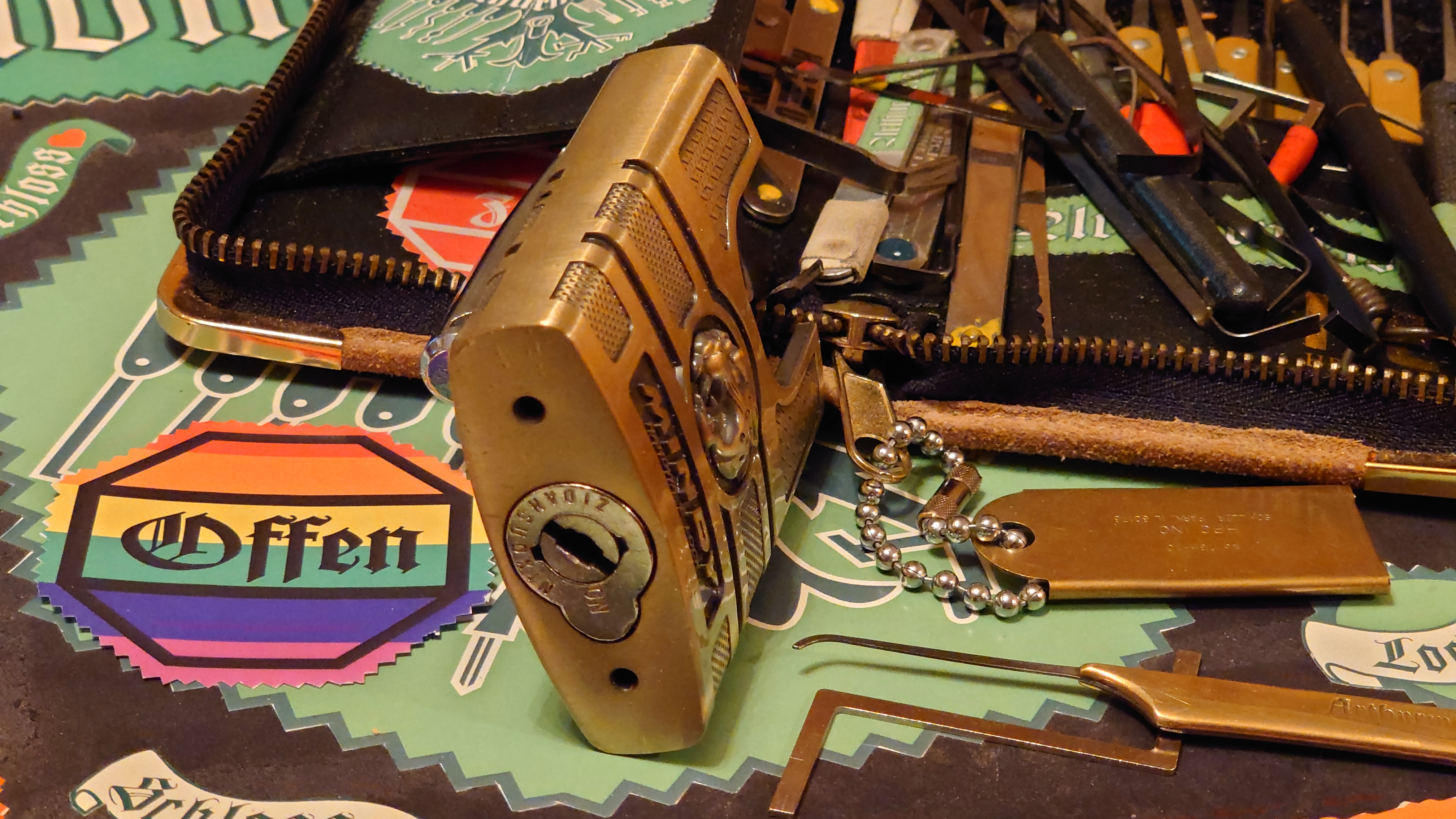 ♥ 𝔄𝔯𝔱𝔥𝔲𝔯 𝔅ü𝔥𝔩, 𝔄𝔯𝔱𝔥𝔲𝔯𝔪𝔢𝔦𝔰𝔱𝔢𝔯® Arthur Andreas Bühl, Detektiv und Sympathieträger ♥, Made in Germany, Jahrgang 1961 aus Baden - Württemberg stellt seinen Leporello " Der Aufmacher " vor. Arthurmeister`s Jukebox im Hasenstübchen by YouTube, spielt Pointer Sisters: Slow Hand ! Am Tresen wird Helbing gekippt. Die Lockpicker am Stammtisch trinken nach jeder Öffnung ein Pils, manche auch Weizenbier ! Der Scholischeck nörgelt, weil er kein Padlock öffnen kann ! Ferrari Rudi brüllt: Martina die F1 Saison beginnt. Wir fliegen zum Hockenheimring ! Der Hannenberger sagt: Ich will auch mit ! Martina schreit: Minardi, wir gewinnen nie. Minardiiii, wir gewinnen niiiie. Und der Alex Young darf auch nicht mit. Can not drive ! Verschlagwortet mit Buehl, Buhl, Rotkäppchen, Zwetschgenhengst, Bühl er Zwetschge SEO für heute: Arthur Bühl, Arthurmeister® Arthur ♥ Schwäbischer Hengst, Heini, Zwetschgen Hengst, Buhl, Artur, Buehl er, Zwetschge, Made in Germany, Born 1961, Sympathieträger, Google Earth, Mittelpunkt der Welt, Pflaumen, Arkadasch, Datschi, ♥ Martinameisterin, Cartomanze, Scholischek, " HIGH NOON ! ", ♥ ♥ Vokuhila, Friseur ♥ Parole Emil !