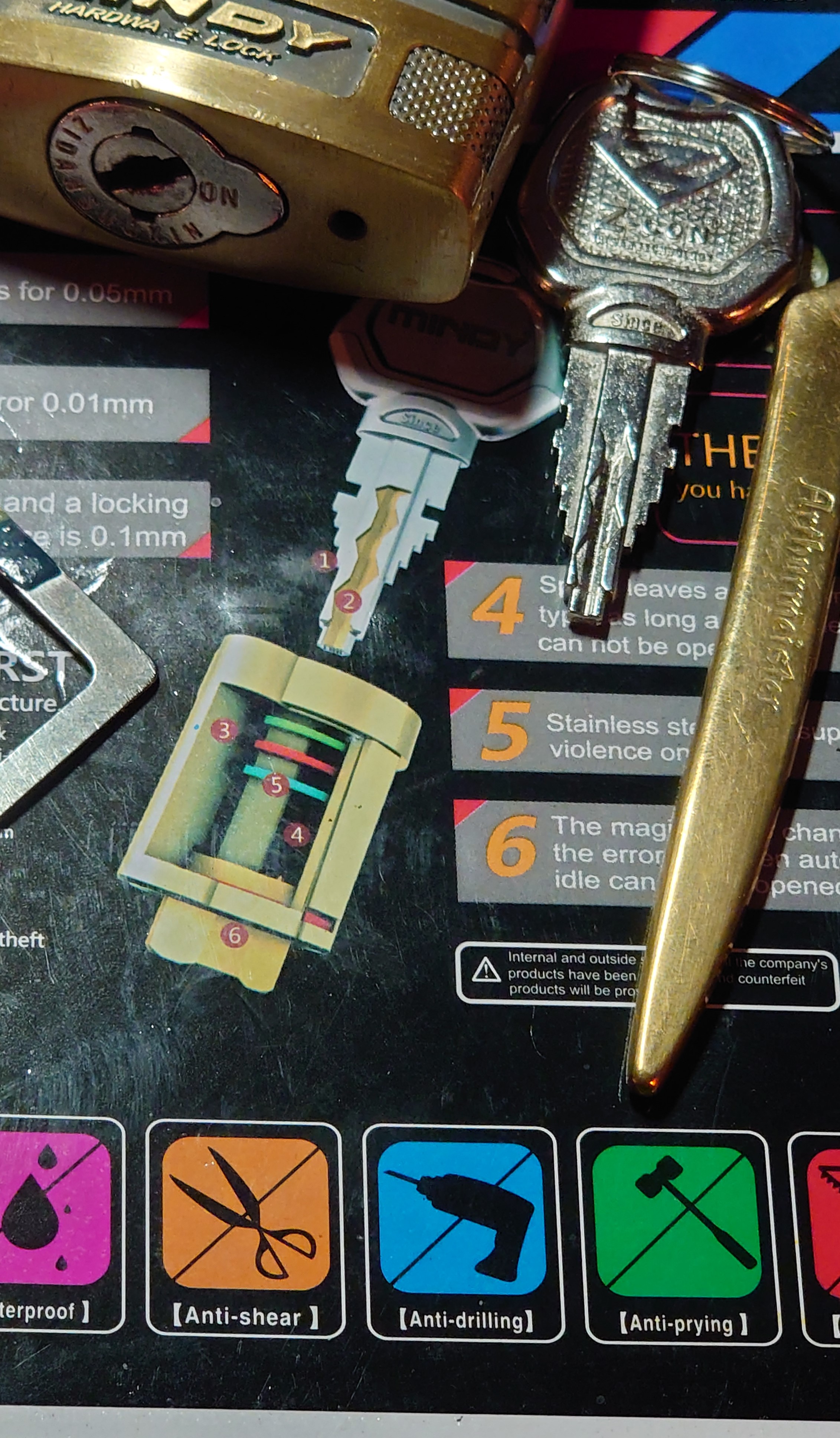 born 1961 Arthur Bühl, Arthur Andreas Bühl, Made in Germany, born 1961 in Stuttgart, arbeitet seit 40 Jahren als Privatdetektiv und lebt in Hamburg. Er ist als Detektiv Mitglied in nationalen und internationalen Berufsverbänden. Unter dem Künstlernamen " Arthurmeister " erklärt Arthur Bühl Lockpicking; das zerstörungsfreie öffnen von Schlössern und Schließzylindern. Der Ehrenkodex lautet: Öffne nur deine eigenen Schlösser. Fremde Schlösser dürfen nur mit Einwilligung des Eigentümers geöffnet werden. Herr Bühl wurde schon als Schlossknacker bezeichnet. Dies ist natürlich Quatsch, denn wenn man oder Frau z.B. ein Vorhangschloss knackt, so ist es kaputt und die Wettbewerber und Lockpickerkollegen können nicht mehr daran üben. Knacker benutzen einen Kuhfuß. Der mehrfache Deutsche Meister dagegen ein Pickset und es gilt: " Offen ist gut, schneller Offen ist besser ". Viel Spaß und Erfolg beim Üben. Von der Zeitschrift " WIRED " wurde Arthurmeister als Master of the Universe, betitelt. SEO für heute: Parole Emil ! Arthur Bühl, Sympathieträger.com, Präsident Pornomeister SARL. Die Anschrift lautet: Arthur A. Bühl, Postfach 605 145, 22 246 Hamburg. In der Vitrine von Arthur Bühl, Arthurmeister® sind Schlösser, Padlocks, von HKR, ABUS, Binoxx BUGA, BKS, CES, DOM, EVVA, FEFI, Assa Abloy, Z Ikon, Kaba, Keso, ASSA, Winkhaus, Wilka, Trelock, Schmelting, Bode Panzer, Comet, Ancor Las, Drumm Geminy, Xylock, EMKA, SEA, Medeco, Mul-T-Lock, Cut away, ABUS Granit, Pfaffenhain, E*S, ESS, Nemef, BAB, Babelsberg, Stasi, Diskus, WMF, Tesa, Noch, Vachette, Cisa, Wally, Rielda, Mottura, Viro, FAI, GeGe, K + K, Fichet, Bode Panzer, Tresor, Bramah, Protector, Braun`s Patent, Walomatus, Arolds, Combination Lock, Yale, Master, American Lock, Tubular, China, Indien, Aligarh, Nepal, Thailand, Zahlenschlösser, Himmelsschlüssel und noch vieles mehr, vorhanden. Alle Schliesszylinder sind Übungsmaterial für das Lockpicking. Schlagschlüssel und so vieles mehr, sind auch dabei. Auch der Sputnik. Verschlagwortet mit: ♥ Vokuhila, Friseur ♥ Schwäbischer Hengst, Zwetschgen Heini, Bühl er, Zwetschge, Google Earth, Mittelpunkt der Welt, Martinameisterin, Cartomanze, Scholischek, " HIGH NOON ! ". ♥ Parole Emil !