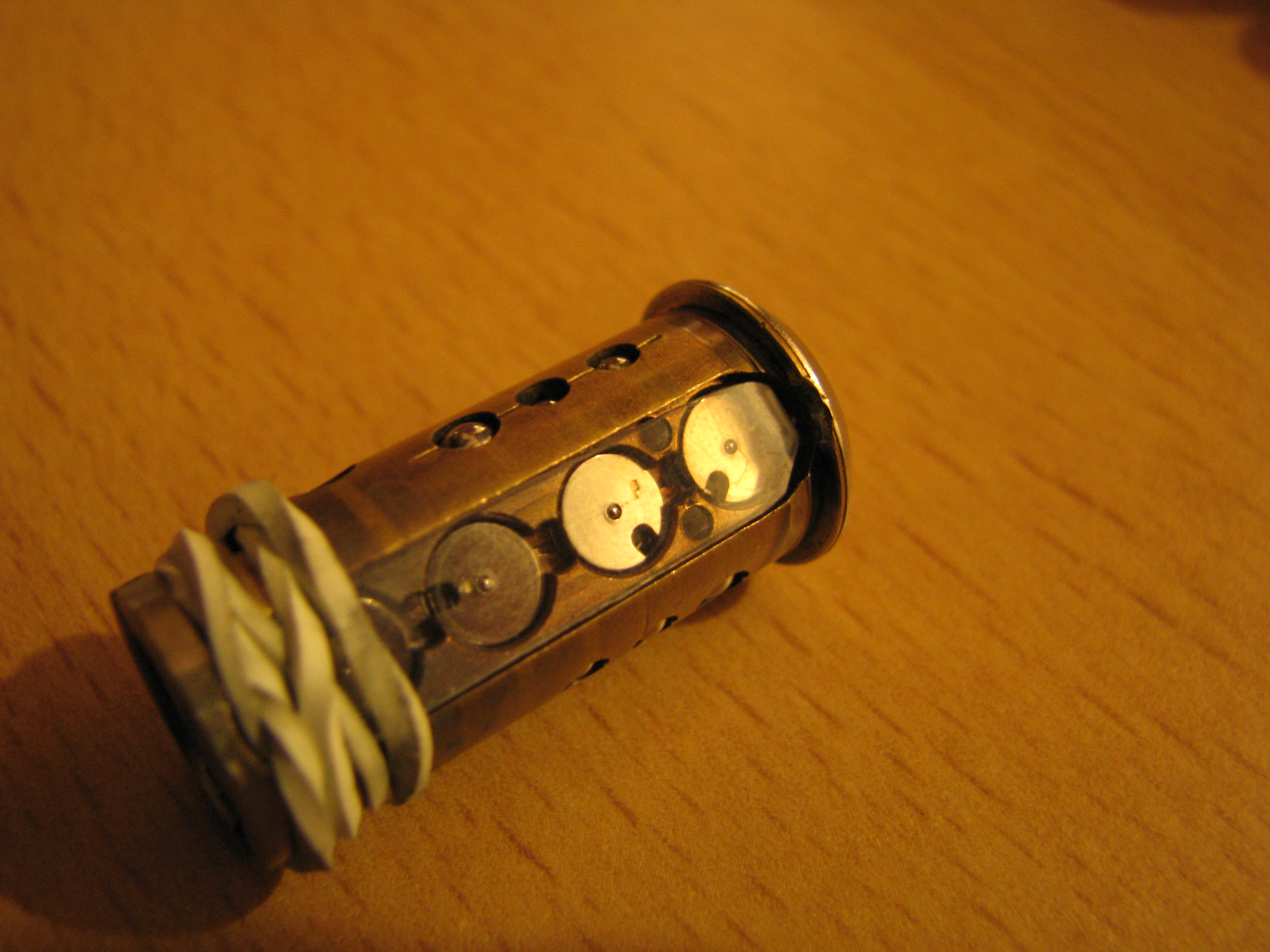 Magnet EVVA Zeiss Ikon Z IKON Trick Zauberei Vorführung Workshop Slowhand Easytouch Öffner Lockpicking Rotor Detektiv Investigator world wide Julius Adolf Petersen (* 7. Oktober 1882 in Hamburg als Julius Adolph Petersen[1]; † 21. November 1933 ebenda[2]) war ein Berufsverbrecher und Kneipenwirt in Hamburg-Barmbek, genannt „Lord von Barmbeck“ (Barmbek wurde damals noch mit „ck“ geschrieben). Leben Im Keller dieses Hauses betrieb Petersen seine Kneipe Petersen stammte aus Hamm-Süd. Er wuchs in ärmlichen Verhältnissen auf und zog 1896 mit seinen Eltern in die Heitmannstraße im südlichen Barmbek. Ab 1904 betrieb er eine Kneipe an der Ecke Beim Alten Schützenhof und Bartholomäusstraße, in der Kohlearbeiter und Einbrecher verkehrten. Er wurde der Kopf einer Verbrecherbande, die bis zu 200 Mitglieder gehabt haben soll und die erst „Barmbecker Einbrechergesellschaft“, später „Petersen-Konzern“ genannt wurde. Einige seiner Mitganoven wurden „Lockenfietsche“, „Rabenmax“ oder „Schlachterkarl“ genannt. Seine Kneipe nannte Adolf gerne „Kaschemme“ und sein Werkzeug zum Aufbrechen der Geldschränke „Knabbergeschirr“. Sich selbst nannte er in seinen Lebenserinnerungen (1927 im Gefängnis Fuhlsbüttel geschrieben) einen „bockbeinigen Mephistojünger, dem Fluch der bösen Tat erlegen“. Die Hamburger Polizei legte im Laufe der Zeit 20 Meter Akten über ihn an, 200 Delikte wurden im Laufe der Jahre gegen ihn verhandelt, 400 Personen mussten dabei aussagen, 3000 Haftbefehle wurden nach seinen umfänglichen Geständnissen ausgestellt. Den Beinamen „Lord von Barmbeck“ erhielt er wegen seiner stets korrekten Kleidung und seiner Ganovenehre, nach der geschnappte Bandenmitglieder mit guten Verteidigern und ihre Familien mit Unterstützung versorgt wurden. Aus seiner Ehe mit Helmi Petersen (gleichnamig, aber nicht verwandt) ging sein Sohn Hatzel hervor. Nach seiner Scheidung lebte er mit Frieda Goedje zusammen. 1920 wurde er durch den Überfall auf das Postamt in der Susannenstraße, bei dem er und ein Komplize 221.000 Mark erbeuteten, stadtbekannt. Nach Verbüßung mehrerer mehrjähriger Haftstrafen wegen Einbruch, Diebstahl und Raub erhängte er sich 1933 im Untersuchungsgefängnis. Petersens Lebensgeschichte wurde 1973 von Ottokar Runze unter dem Titel Der Lord von Barmbeck verfilmt. Martin Lüttge spielte die Hauptrolle. Im Jahre 2005 wurde im Hamburger St. Pauli Theater das biographische Stück Der Lord von Barmbeck von Frank Göhre, Ulrich Tukur und Ulrich Waller aufgeführt. In den Jahren 2011 bis 2013 gab es Planungen, das Haus der ehemaligen Kneipe abzureißen. Nach Protesten aus der Anwohnerschaft wurde das Haus unter Denkmalschutz gestellt und ab dem Herbst 2013 aufwendig saniert. Die dabei entstehenden Eigentumswohnungen wurden unter „Lord-von-Barmbeck“ hochpreisig angeboten. Ein Café an der Kreuzung Beim Alten Schützenhof und Bartholomäusstraße ist in Anlehnung an Petersens Spitznamen benannt. Literatur • Petersen, Julius Adolf. In: Franklin Kopitzsch, Dirk Brietzke (Hrsg.): Hamburgische Biografie. Band 2. Christians, Hamburg 2003, ISBN 3-7672-1366-4, S. 319–320. • Julius Adolf Petersen und Helmut Ebeling (Hrsg.): Der Lord von Barmbeck : Das Leben des berüchtigten Ein- und Ausbrechers Julius Adolf Petersen, von ihm selbst erzählt, Rowohlt Verlag, Reinbek bei Hamburg 1973. Weblinks • Literatur von und über Julius Adolf Petersen im Katalog der Deutschen Nationalbibliothek • Marko Rösseler: Im Dezember 1927 - Der Einbrecher Adolf Petersen schreibt im Gefängnis seine Memoiren WDR ZeitZeichen vom 22. Dezember 2022. (Podcast)